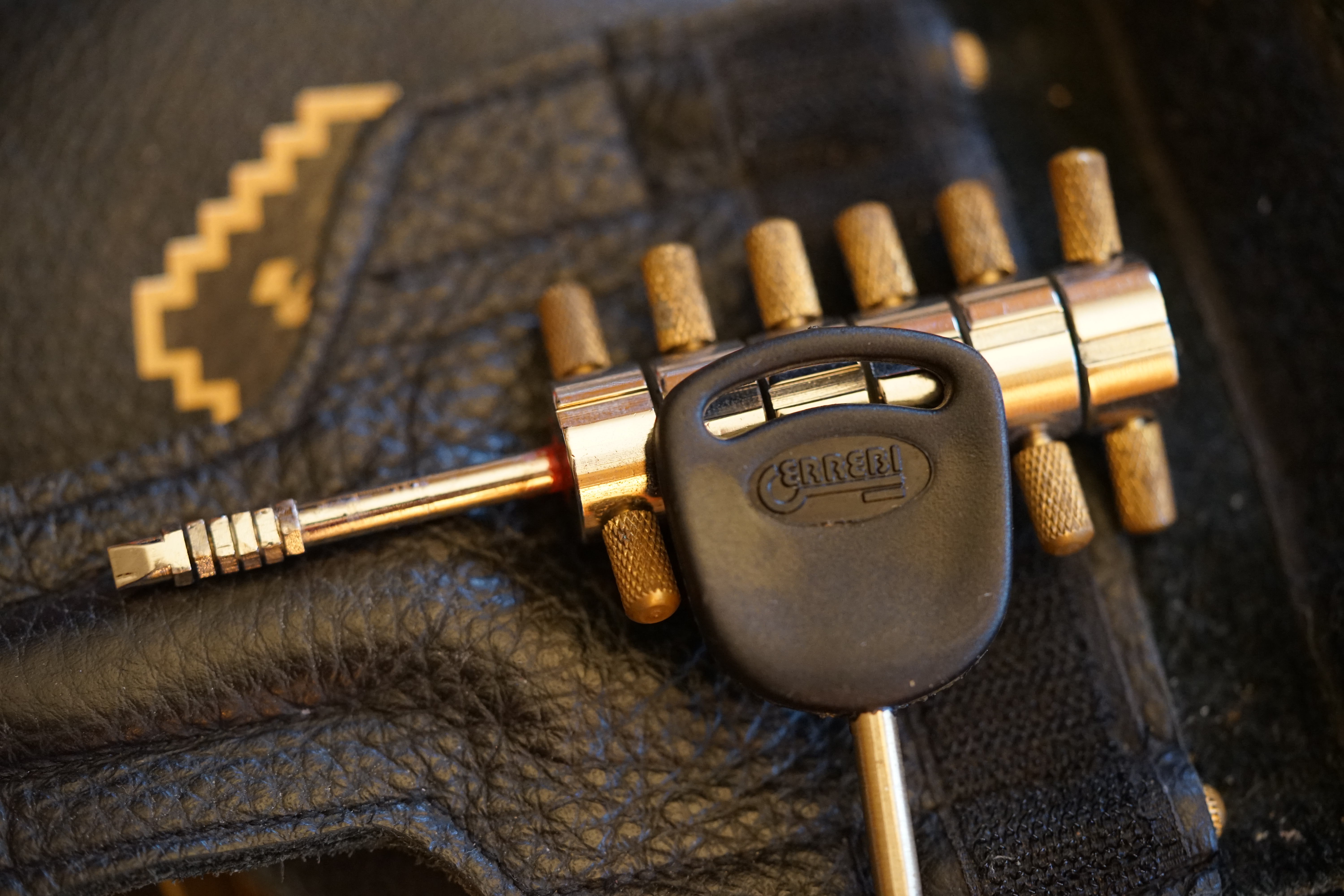 SEO Friseur 𝔄𝔯𝔱𝔥𝔲𝔯 𝔅ü𝔥𝔩, 𝔄𝔯𝔱𝔥𝔲𝔯𝔪𝔢𝔦𝔰𝔱𝔢𝔯® Herr Arthur Bühl, kritischer Privatdetektiv aus der Hansestadt Hamburg, bereitet sich auf ein Interview mit der BILD et vor. Bei Babsi und Gina in Fuhlsbüttel wird ihm zuvor der Vokuhila geschnitten. Herr Arthur Bühl wurde schon in der BILD et als " Herr der Schlösser " beschrieben. " Ein bisschen Ruhe bitte " schreibt Jan Freitag von der TAZ. Er erwähnt auch eine Mustertür by Wendt. Es wird darin herumgeprökelt. Selbst Arthur Bühl, der weltbeste aus dem Lockpicker Mekka Hamburg, betreibt pures Understatement, weil er sein Schloss in nur 20 Sekunden " geknackt " hat. Charles Graeber von der Wired.com beschreibt in seinem Artikel Master Lock - Pickers do bottle Arthur Bühl " The Master of the Universe ", Arthur Bühl a private Detective of Germany open locks. Bühl`s Fabio - the - Barbarian Look stands out. He wins the Dutch Open and is now Master of the Universe. The people cry: " Arthurmeister ! booms Arthurmeister ". Mark Webber Tobias, the Author of Locks, Safes, and Security, a Police Reverence, say: Arthurmeister, that ist beautyful. " Open ! " sagt Arthurmeister ", offen ist gut, schneller offen ist besser ". " Beer !" Arthurmeister booms back and a new Champion is born. Die Welt berichtet: " Die Kunst, Schlösser ohne Schlüssel zu öffnen ". Vereinsmitbegründer und Vizepräsident Arthur Bühl trägt seine Leidenschaft schon auf der Krawatte. Sie ist rot mit gelben Schlüsseln drauf. Intern wird er ehrfürchtig " Meister Arthur " gerufen. Er hat es zum siebenfachen Deutschen Meister in verschiedenen Disziplinen geschafft. Er pickt seit der Kindheit. Sein erstes Trainingsobjekt war sein Spardosenschloss - Ein klassischer Einstieg… . Die Slate berichtet über Arthur Bühl als Lockpicking Legend. Es gibt einen Artikel Tool for Picking and Decoding by Stasi, CCC, Vortrag Berlin. Amateur Hour berichtet: Arthurmeister has " The Master Touch ". Bei den Kaba Day `s im Europa Park Rust schreibt die Pressebox: auf großes Interesse der Teilnehmer stieß auch die praktische Vorführung von Steffen Wernéry und Arthur Bühl, die gängige mechanische Schließzylinder ohne Schlüssel zerstörungsfrei öffnen. Meist in Sekundenschnelle. Auch die Chemnitzer Zeitung " Freie Presse " hat über das Lockpicking und Arthur Andreas Bühl alias Arthurmeister berichtet. Dwight Perry schreibt: Arthur Bühl has good hands ! In der Philalocksmith wird Arthur Bühl auch als Lockpicking Legend betitelt. Es gibt auch einen Beitrag, 360 Meridianos. In der Datenschleuder, CCC, wurde über ihn als Sympathieträger berichtet. Veröffentlicht unter Linkedin, Xing, Google Panel, Twitter X. In der Vitrine von Arthur Andreas Bühl, Arthurmeister® sind Schlösser, Padlocks, von ABUS, BKS, CES, DOM, EVVA, Assa Abloy, Z Ikon, Kaba, Keso, ASSA, Winkhaus, Wilka, Trelock, Schmelting, Bode Panzer, Ancor Las, Drumm Geminy, Xylock, SEA, Medeco, Mul-T-Lock, Cut away, ABUS Granit, Pfaffenhain, E*S, ESS, Nemef, BAB, Babelsberg, Stasi, Diskus, WMF, Tesa, Noch, Vachette, Cisa, Wally, Rielda, Mottura, Viro, FAI, GeGe, Fichet, Bode Panzer, Tresor, Bramah, Protector, Braun`s Patent, Walomatus, Arolds, Combination Lock, Yale, Master, American Lock, Tubular, China, Indien, Aligarh, Nepal, Thailand, Zahlenschlösser, Himmelsschlüssel und noch vieles mehr, vorhanden. Alle Schliesszylinder sind Übungsmaterial für das Lockpicking. Schlagschlüssel und so vieles mehr, sind auch dabei. Auch der Sputnik. Verschlagwortet mit: ♥ Vokuhila, Friseur ♥ Schwäbischer Hengst, Zwetschgen Heini, Bühl er, Zwetschge, Google Earth, Mittelpunkt der Welt, Martinameisterin, Cartomanze, Scholischek, " HIGH NOON ! ". ♥ Parole Emil ! SEO Mr. Smitz und Jukebox, Grafik Banner erstes Sign, ist dann bei allen anderen auch so. Änderungen können gemacht werden.