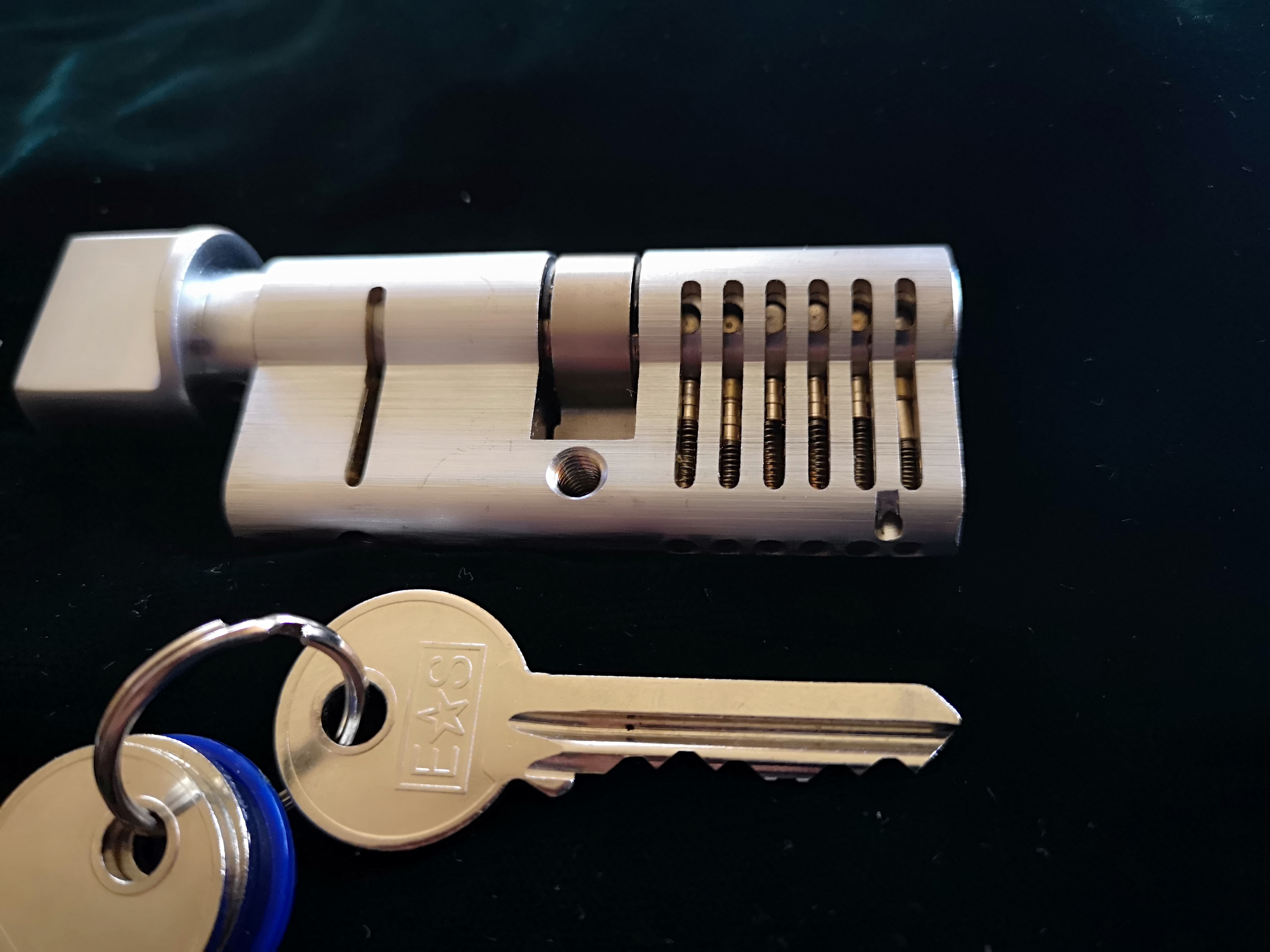 Arthur Bühl, Detektiv aus Hamburg ist Mitglied in den Berufsverbänden BDD und der World Association of Detectives The World Association of Detectives (W.A.D.) was founded in 1925. It is the International Association for Investigators and Security Service Organizations. The World Association of Detectives was formed as a joint venture by the combined membership of the World Association of Detectives and the International Secret Service Association. It is the oldest international association in its field.[2] In 1972, it had 400 members in 34 countries,[3] growing to over 700 in about 60 countries in 1997.[4] In 2020, it had nearly 1,000 members in over 80 countries References 1. "Who We Are". www.wad.net. Retrieved 2026-02-03. 2. "Business investigator probes direct foreign link". China Daily. 31 May 2007. Retrieved 2008-10-24. 3. Gheysens, Roger (1973). Les espions. Elsevier Séquoia. p. 216. ISBN 978-2-8003-0004-7. Retrieved 2008-10-24. 4. " Detective Harold Lipset Dies". The Washington Post. 13 December 1997. Archived from the original on May 25, 2011. Retrieved 2008-10-24. External links • Official website Internationale Kommission der Detektiv-Verbände Die Internationale Kommission der Detektiv-Verbände (IKD) (englisch IKD – International Federation of Associations of Private Detectives) wurde 1964 durch die Detektivverbände Österreichischer Detektiv-Verband (ÖDV), den Fachverband Schweizerischer Privat-Detektive (FSPD) und den Bundesverband Deutscher Detektive e. V. (BDD) in Wien gegründet und am 10. November 1967 im Vereinsamt eingetragen. Die Vereinsdaten können über das österreichische Zentrale Vereinsregister unter der Zahl 978221660 eingesehen werden. Mitglieder IKD ist ein Dachverband, die Mitgliedschaft ist Verbänden vorbehalten. Aus Ländern, in denen kein Interessensverband registriert ist, können auch Einzelunternehmen als Mitglied aufgenommen werden. In der IKD sind 18 Landesverbände und 3 Einzelmitglieder, zum überwiegenden Teil aus der Europäischen Union/EFTA/EWR, sowie ein internationaler Verband zusammengeschlossen (Stand 12/2012). 2008 wurde die IKD als repräsentative Berufsvertretung von der EU anerkannt. Aufgaben Die Ziele der IKD waren lange von den Grundsätzen Erfahrungsaustausch und Vernetzung geprägt; durch die Veränderung politischer, gesetzlicher und gesellschaftlicher Rahmenbedingungen für die Ausübung des Berufes Detektiv wurde ein geschlossenes Auftreten als Standesvertretung angestrebt, was unter anderem durch den einheitlichen Beschluss und die Unterzeichnung eines gemeinsamen Mindeststandards für den Berufszugang und die Berufsausübung (IKD Common Minimum Standards, Saragossa, 2007) durch die Delegierten aller Mitgliedsverbände, eine gemeinsame Model Data Protection Policy oder Best Practice Guides dokumentiert ist. Organe Als ausführendes Organ steht das auf drei Jahre gewählte Executive Committee der IKD vor. Es setzt sich aus dem Secretary General, Tony Imossi (seit 2004), dem Vice Secretary General und dem Treasurer zusammen. Als weiteres ständiges Organ bildet das Grievance Committee einen europäischen und darüber hinaus internationalen Beschwerdeausschuss. Der Verband setzt ihre Aufgaben auch durch themenbezogen eingesetzte Committees um, für die jeweils ein Chairman von den Mitgliedern gewählt wird, z. B.: • das CSC (Common Standard of Competence) Committee für die Einführung eines gemeinsamen Standards in der Berufsqualifikation; • das EPIC (European Private Investigators’ Compendium) Committee für die Erfassung länderspezifischer Gegebenheiten und Möglichkeiten für die Tätigkeit von Detektiven. Weblinks https://www.i-k-d.com/ ARTHUR ANDREAS BÜHL, BUDEG SEO Bühl Wappen Bühl. Arthur Andreas Bühl. Der Sympathieträger ist in Stuttgart, Baden - Württemberg geboren. Der Detektiv lebt in HAM. H1 Text der SEO schreibt: 𝔄𝔯𝔱𝔥𝔲𝔯 𝔅ü𝔥𝔩, 𝔄𝔯𝔱𝔥𝔲𝔯𝔪𝔢𝔦𝔰𝔱𝔢𝔯® Bühl, Arthur, Jahrgang 1961, Made in Germany, Detektiv or Private Investigator how Mr. Smitz from the PLAYBOY, Beverly Hills, say`s. Yes Mr. Smitz i will send you the Photo Arthurmeister`s F 1, Jacket for your LeporelloUS. to your E - Mail Mr.Smitz@Mr.Smitz.us. Ok, Mr. Smitz. Mr. Smitz do you know what Google Earth is ? Take BÜHL Arthur, only by Google Earth, you know ? have done it ? Yes Google will show you my Panel superfast. Cool, Arthurmeister, cool. Yes Mr. Smitz, this can i do for you too ! Yes with SEO. Yes, yes, i have Arkadasch erklärt, sein Erikli pasta is not so genial. Der beste Zwetschgenkuchen, you know plum tart, is from the Stadt Bühl. Not laughing in the USA. Bühl is a City like my Name. And the People in this City called it: Zwetschgendatschi ! you know. This is the world best plumcake. Yes Datschi. Yes, Stadt Bühl is near Baden - Baden, the Casino, you know ! Yes. Baden-Württemberg. You must know there is since 1927 the traditionell Zwetschgenfest. And there ist the Zwetschgenkönigin ! Mr. Smitz, my Ur Ur Ur Ur Grandfather is born in Bühl. My Great Grand Grand Mother where also born in the town Bühl. Their profession was Zwetschgenpicker. Not Lockpicker, Zwetschgen / Plum Picker. And Rüttler. Oh, really ! Yes, Yes. And since this time the name of the family Bühl from the Stadt Bühl is: Yes you know - Buehl. Yes i will give Greetings from you to Mrs. Friede Springer from the Newspaper BILD et. Yes, the Elbphilharmonie is in Betrieb. OH, Mr. Smitz, greeting´s to you from Joe Asbbery, NBA, you know. Tomorrow we will meet us in the Hasenstübchen, our Rabbit Hall. For Lockpicking und Beer. Call you. Parole Emil ! H1 Text der SEO schreibt weiter: 𝔄𝔯𝔱𝔥𝔲𝔯 𝔅ü𝔥𝔩, 𝔄𝔯𝔱𝔥𝔲𝔯𝔪𝔢𝔦𝔰𝔱𝔢𝔯® Herr Arthur Bühl, kritischer Detektiv aus der Hansestadt Hamburg, bereitet sich auf ein Interview mit der BILD et vor. Bei Babsi und Gina in Fuhlsbüttel wird ihm zuvor der Vokuhila geschnitten. Herr Arthur Bühl wurde schon in der BILD et als " Herr der Schlösser " beschrieben. " Ein bisschen Ruhe bitte " schreibt Jan Freitag von der TAZ. Er erwähnt auch eine Mustertür by Wendt. Es wird darin herumgeprökelt. Selbst Arthur Bühl, der weltbeste aus dem Lockpicker Mekka Hamburg, betreibt pures Understatement, weil er sein Schloss in nur 20 Sekunden " geknackt " hat. Charles Graeber von der Wired.com beschreibt in seinem Artikel Master Lock - Pickers do bottle Arthur Bühl " The Master of the Universe ", Arthur Bühl a private Detective of Germany open locks. Bühl`s Fabio - the - Barbarian Look stands out. He wins the Dutch Open and is now Master of the Universe. The people cry: " Arthurmeister ! booms Arthurmeister ". Mark Webber Tobias, the Author of Locks, Safes, and Security, a Police Reverence, say: Arthurmeister, that ist beautyful. " Open ! " sagt Arthurmeister ", offen ist gut, schneller offen ist besser ". " Beer !" Arthurmeister booms back and a new Champion is born. Die Welt berichtet: " Die Kunst, Schlösser ohne Schlüssel zu öffnen ". Vereinsmitbegründer und Vizepräsident Arthur Bühl trägt seine Leidenschaft schon auf der Krawatte. Sie ist rot mit gelben Schlüsseln drauf. Intern wird er ehrfürchtig " Meister Arthur " gerufen. Er hat es zum siebenfachen Deutschen Meister in verschiedenen Disziplinen geschafft. Er pickt seit der Kindheit. Sein erstes Trainingsobjekt war sein Spardosenschloss - Ein klassischer Einstieg… . Die Slate berichtet über Arthur Bühl als Lockpicking Legend. Es gibt einen Artikel Tool for Picking and Decoding by Stasi, CCC, Vortrag Berlin. Amateur Hour berichtet: Arthurmeister has " The Master Touch ". Bei den Kaba Day `s im Europa Park Rust schreibt die Pressebox: auf großes Interesse der Teilnehmer stieß auch die praktische Vorführung von Steffen Wernéry und Arthur Bühl, die gängige mechanische Schließzylinder ohne Schlüssel zerstörungsfrei öffnen. Meist in Sekundenschnelle. Auch die Chemnitzer Zeitung " Freie Presse " hat über das Lockpicking und Arthur Andreas Bühl alias Arthurmeister berichtet. Dwight Perry schreibt: Arthur Bühl has good hands ! In der Philalocksmith wird Arthur Bühl auch als Lockpicking Legend betitelt. Es gibt auch einen Beitrag, 360 Meridianos. In der Datenschleuder, CCC, wurde über ihn als Sympathieträger berichtet. Veröffentlicht unter dem verifizierten Linkedin Profil Arthur Bühl, Arthurmeister, Xing, Google Panel, Twitter X. In der Vitrine von Arthur Andreas Bühl, Arthurmeister® sind Schlösser, Padlocks, von ABUS, BKS, CES, DOM, EVVA, Assa Abloy, Z Ikon, Kaba, Keso, ASSA, Winkhaus, Wilka, Trelock, Schmelting, Bode Panzer, Ancor Las, Drumm Geminy, Xylock, SEA, Medeco, Mul-T-Lock, Cut away, ABUS Granit, Pfaffenhain, E*S, ESS, Nemef, BAB, Babelsberg, Stasi, Diskus, WMF, Tesa, Noch, Vachette, Cisa, Wally, Rielda, Mottura, Viro, FAI, GeGe, Fichet, Bode Panzer, Tresor, Bramah, Protector, Braun`s Patent, Walomatus, Arolds, Combination Lock, Yale, Master, American Lock, Tubular, China, Indien, Aligarh, Nepal, Thailand, Zahlenschlösser, Himmelsschlüssel und noch vieles mehr, vorhanden. Alle Schliesszylinder sind Übungsmaterial für das Lockpicking. Schlagschlüssel und so vieles mehr, sind auch dabei. Auch der Sputnik. Verschlagwortet mit: ♥ Vokuhila, Friseur ♥ Schwäbischer Hengst, Zwetschgen Heini, Bühl er, Zwetschge, Google Earth, Mittelpunkt der Welt, Martinameisterin, Cartomanze, Scholischek, " HIGH NOON ! ". ♥ Parole Emil ! SEO SH Bühl Wappen 𝔄𝔯𝔱𝔥𝔲𝔯 𝔅ü𝔥𝔩, 𝔄𝔯𝔱𝔥𝔲𝔯𝔪𝔢𝔦𝔰𝔱𝔢𝔯® ♥ Bühl, Arthur, Jahrgang 1961, Made in Germany, Detektiv or Private Investigator how Mr. Smitz from the PLAYBOY, Beverly Hills, say`s. Yes Mr. Smitz i will send you the Photo Arthurmeister`s F1, Jacket for your LeporelloUS. to your E - Mail Mr.Smitz@Mr.Smitz.us. Ok, Mr. Smitz. Mr. Smitz do you know what Google Earth is ? Take BÜHL Arthur, only by Google Earth, you know ? have done it ? Yes Google will show you my Panel superfast. Cool, Arthurmeister, cool. Yes Mr. Smitz, this can i do for you too ! Yes with SEO. Yes, yes, i have Arkadasch erklärt, sein Erikli pasta is not so genial. Der beste Zwetschgenkuchen, you know plum tart, is from the Stadt Bühl. Not laughing in the USA. Bühl is a City like my Name. And the People in this City called it: Zwetschgendatschi ! you know. This is the world best plumcake. Yes Datschi ! Yes, Stadt Bühl is near Baden - Baden, the Casino, you know ! Yes. Baden-Württemberg. You must know there is since 1927 the traditionell Zwetschgenfest. And there ist the Zwetschgenkönigin ! Mr. Smitz, my Ur Ur Ur Ur Grandfather is born in Bühl. My Great Grand Grand Mother where also born in the town Bühl. Their profession was Zwetschgenpicker. Not Lockpicker, Zwetschgen / Plum Picker. And Rüttler. Oh, really ! Yes, Yes. And since this time the name of the family Bühl from the Stadt Bühl is: Yes you know - Buehl. Yes i will give Greetings from you to Mrs. Friede Springer from the Newspaper BILD et. Yes, the Elbphilharmonie is in Betrieb. OH, Mr.Smitz, greeting´s to you from Joe Asbbery, NBA, you know. Tomorrow we will meet us in the Hasenstübchen, our Rabbit Hall. For Lockpicking und Beer. Call you. Parole Emil ! Not E-Mail. Provided by www.Arthur-Bühl.de and www.Arthurmeister.de Verschlagwortet mit: ♥ Vokuhila, Friseur ♥ Schwäbischer Hengst, Zwetschgen Heini, Bühl er, Zwetschge, Google Earth, Mittelpunkt der Welt, Martinameisterin, Cartomanze, Scholischek, " HIGH NOON ! ". ♥ Parole Emil ! Veröffentlicht unter dem verifizierten Linkedin Profil Arthur Bühl, Hamburg, Xing, Google Panel, Twitter X. Wordpress spricht über die KI: SEO Text Bühl, Double Brain® Pornomeister@Pornomeister.de ♥ 𝔄𝔯𝔱𝔥𝔲𝔯 𝔅ü𝔥𝔩, 𝔄𝔯𝔱𝔥𝔲𝔯𝔪𝔢𝔦𝔰𝔱𝔢𝔯® Arthur Andreas Bühl, Made in Germany, born 1961, ist mehrfacher Deutscher Meister im Lockpicking. In dem Magazin WIRED wird er als " Master of the Universe " betitelt. Im Hasenstübchen stellt er seinen Leporello " Der Aufmacher ", vor und telefoniert mit Mr. Smitz, Beverly Hills from the News Paper PLAYBOY, USA. No, Mr. Smitz, the E - Mail is not Parole Emil, the E - Mail is called: PAROLE E-Mail.com. Mr. Smitz is laughing ! Take the romantic move. Yes, Mr. Smitz, with every beat of your heart. You know Engelbert ? Mr. Humperdinck ! This is the favorite song from Friede Springer from the BILD et, You know ? Arthurmeister`s Jukebox, YouTube, spielt Pointer Sisters: Slow Hand. Der Noagerlzutzler, der Scholischek und Raucher am Stammtisch können keine Padlocks öffnen. Deshalb müssen diese Spitzbuben an den Tresen. Die Glocke wird geläutet. Arthurmeister brüllt " OFFEN " ! Die Jukebox spielt jetzt Ina Müller - Dörp Reggae. Arthurmeister und Joe Asberry, der alte Basketballer von der NBA, stoßen miteinander an. Stößchen ! Stößchen schreit Martinameisterin. Santa Maria ! Tante Martina ! Mittlerweile spielt in der Jukebox Engelbert: A man without love. Die Stimmung steigt. Die KI in der Jukebox, der Rock - Ola, spielt nacheinander: Joy Flemming, Ata Canani, Deutsche Freunde, natürlich auch Cem Karaca und die Kanaken, Mein deutscher Freund, Alle Menschen dieser Erde. Nina Hagen spielt African Reggae, UB 40 - spielt Kingston Town. Jan Delay ist mit Irgendwie, Irgendwo, Irgendwann, Live und die BeeGees mit How deep is your love, dabei. Eddy Holman, Hey there lonely girl, bei Pink Floyd und bei den The Doors, Riders on the Storm tanzen die Gäste. Heike I drückt Harold Melvin & the Blue Notes This love I lost. T.S.O.P. The Sound Of Philadelphia und Hildegard Knef mit - Der alte Wolf, bringen die Menge zum kochen. Pelle dröhnt: Marmor Stein und Eisen bricht. Die Affen rasen durch den Wald. Die Five Tops: Warte auf das Glück, Kenny Rogers - You decorated my life, Reinhard Fendrich - Strada del sole, Sammy Davis jr. mit Mr. Bojangles live in Germany und Teddy Pendergrass - Turn off the lights sowie Julio Iglesias mit Diana Ross - All of you, bringt die Meute weiter zum toben. Die Polizei drückt Empire of the Sun - We are the people. Helen Ready singt Angie Baby. Bei Element of Crime steigert sich die Ekstase vom Mittelpunkt der Welt über die Straßenbahn des Todes zu Am Ende denk ich immer nur an Dich. Die Love Story - Andy Williams, ABBA mit Hasta Manana, runden die Sache ab. Hannenberger schmeißt bei Roger Whittaker - Abschied ist ein scharfes Schwert, alle RAUS ! Morgen ist 11 Uhr High NOON ! Dänen lügen nicht. ♥ Verschlagwortet mit: Arthur Bühl. Arthurmeister® Arthur ♥ Schwäbischer Hengst, Buhl. Zwetschgen Heini, Artur, Buehl er, Zwetschge, Made in Germany, Born 1961, Sympathieträger, Google Earth, Mittelpunkt der Welt, Pflaumen, Arkadasch, Datschi, ♥ Martinameisterin, Cartomanze, Scholischek, " HIGH NOON ! ", Vokuhila. ♥ Parole Emil !