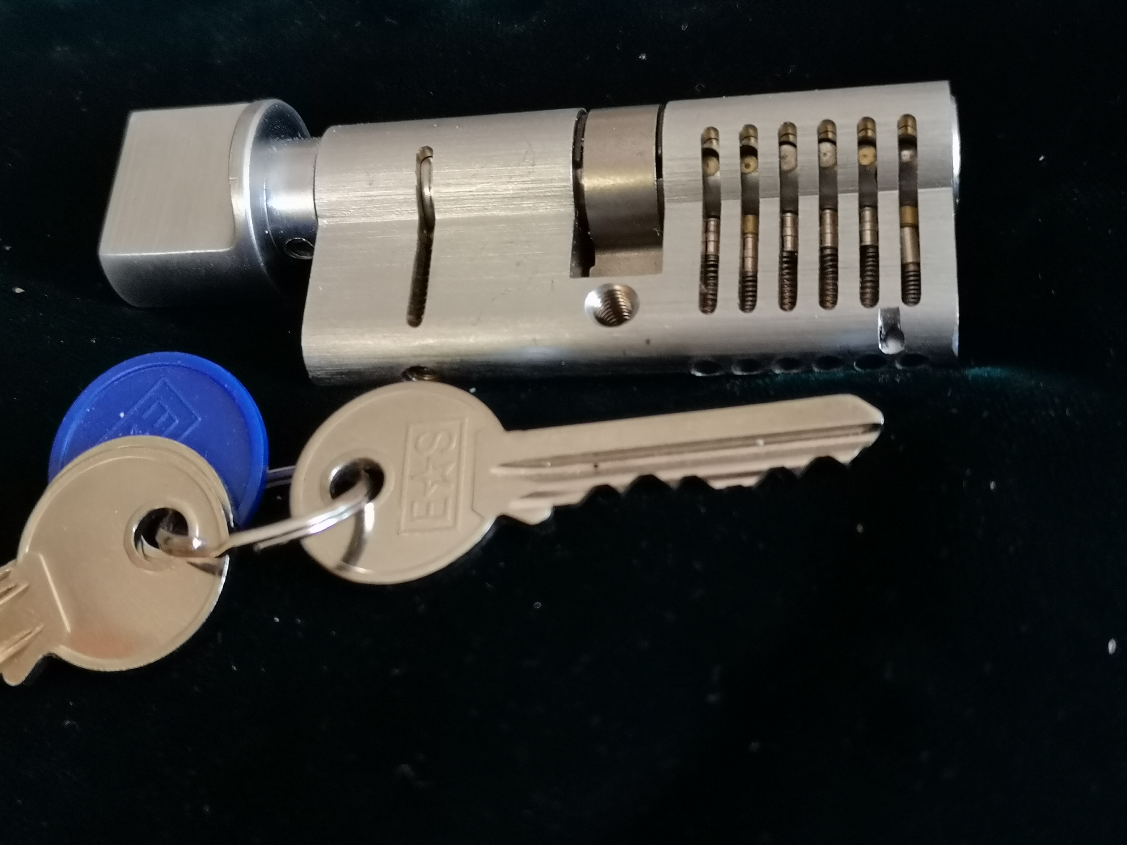 𝔄𝔯𝔱𝔥𝔲𝔯 𝔅ü𝔥𝔩, 𝔄𝔯𝔱𝔥𝔲𝔯𝔪𝔢𝔦𝔰𝔱𝔢𝔯 ® Stück Davon schwarze Katze, Zwei Katzenkopf Schlösser Zunft, Schlosser, Zunftabzeichen, Wappen, Geselle, Anstecknadel, Verbandsabzeichen, Stück Davon. Die nicht alltägliche Form eines Truhenschlossen führte dazu, das man die Schlosser im Zunftleben scherzhaft ironisierend Katzenköpfe nannte. Der Spitzname erhielt sich durch die Jahrhunderte. Und der Katzenkopf wurde damit zu einem Symbol. Er erscheint auf der Anstecknadel, die heute der Schlosser als Verbandabzeichen tragen kann. Die auf der Nadel angebrachte Inschrift " Stück Davon " erklärt sich wie folgt: Der wandernde Schlossergeselle sprach bei einem Meister um Arbeit vor. Befragt, ob er das Handwerk verstünde, antwortete er: Stück Davon ! Die zwei Worte wiesen ihn in aller Bescheidenheit als Angehörigen der Zunft aus, der bereit sei noch weiter zu lernen. DoubleBrain ® SEO für heute: Barockschlüssel, Schmiedeeisen, Halme gedreht, Bärte geschnitten, Reiden aufgesetzt, Stahlschnitttechnik, Kapelleneingerichte, Schmiedeeisen, Hohldorn, Gesenk, Pflanzenmotiv, Wappentierschmuck, geschmiedet, gepunzt, Schlüsselgriff beidseitig, halbrelief, Bekrönung auf der einen Seite als männlicher auf der anderen als weiblicher Kopf, Löwenwappen, Delphine, Schwanzflosse, Stilelemente der Reaissance, profilierter Steckhalm, Gesenke und Reide ziseliert, Griffrand, Zwei Schlangen blau angelassen, Eisenblech, Schließblech, Türrahmen, Schlosskasten, Eisenkern, französisch, Zierdecke ausgehauen, eingehauen und getrieben, Rosette, Ringgriff, Rokoko und Schlüssel, eisernes Wiener Barock Hangschloss mit Spreitzfedernverschluss, gefeilt, geschnitten und ziseliert, flacher Steckschlüssel, Eisengrundplatte und zwei Engel mit Trompete, Posaune und Blumengeranke verziert. Figuren, Schmuck, Jagdszene, Empire, Möbelschlösser, Messingzierdecken, Witwerschlüssel, Schlüsselgewalt, Symbol, Sargschlüssel, Silberschlüssel, Hohldorn, Nachbildung, Kammerherrnschlüssel, Bronce, feuervergoldet, Emblem mit Initialien der weltlichen oder kirchlichen Fürsten versehen, die sie verliehen haben. Doppeladler, Reichsapfel, Zepter und Krone, Übergabeschlüssel, magische Stilelemente, östrerreichischer Kammerherrenschlüssel mit Doppeladler, Kordeln und Quasten, Wien, Hoflieferant, Mayestät, päbstlich, ungarisch, bayerisch, in Silber gegossen, Sinsheim, Hohldornschlösser mit Eisenriegeln, Gelenkschlüssel, einfacher Schieberiegel aus Holz, klappbare Doppelschlüssel aus Tirol, Rohrhülse, Bart, Tirol, Kreuz, Herz, Schlüsselgehänge, süddeutsch, Leder, gotisch, Bügel, Tabakspfeifenschlüssel, Schlossergeselle nach bestandener Prüfung, Schlüsselgeschenketui für die Braut: Bund mit fünf Zimmer, Möbel und Kassettenschlüsseln, in der Mitte Haustorschlüssel aus einem Stück geschmiedet, geschnitten und mit Stahlstangen handpoliert auf dem vierseitigen Gesenk in Schreibschrift " Deutsches Empire ", Dreipass, Jugendstil, Doppelrohr, Hauptportal der Jesuitenkirchen Sankt Michael, Der Hammerschlüssel für Weinkeller: der ziselierte aufgesetzte Hammer diente dem Küfner zum abklopfen der Fässer und zum öffnen der Spunde, Enstehungszeit, Hoftheater, bayrisches Nationaltheater in München, Zerstörung, Kunstschlosser, Fritz Nüssel, Heinrich Pankofer, Germany, wissenschaftlich, systematisch, Schlüsselexperte, Sammler, Privatsammlung, Schlüsselzentrale München, Fachmann für Sicherheitsfragen, sachkundig, Experte, versierter Restaurator, historischer Wert, handwerkliches Geschick und seine langjährige Berufserfahrung, Anerkennung, international, Fachmann nicht nur für die Technick von Schlüsseln und Schloss, auch für künstlerische und historische Fragen. Standardwerk Europa, Übersee, offizielle Stellen, Landeskriminalamt, Bundesanwaltschaft, Keltenschlüssel, Vorchristus, Witwenschlüssel, John F. Kennedy, Weisses Haus, Schlossmuseum Velbert, gut verpackt, Pullach, Erfinder und Auror, Leidenschaft, aufschlußreiches Werrk, Memoiren, Töchter, Emmi Seifert, Marlene Nüssel, Frau Anni, Kaminkehrer, Schwanthal, Freund und Helfer der Polizei, mein Leben, Gedichte, Kaffeveranstaltung, Nachbarschaftshilfe, Essen auf Rädern, Schlüsselfigur, tausend Stücke, Keltenzeit, Christus, Kelheim, Exemplare, Ausländische Lehrlinge, Brocken, wiegt fünf Kilo, Schmucksafe, Ludwig XV 1430, Brillianten, Verona, Eisenzeit, Ägypten, Hallstadtzeit, Salzkammergut, Hallstadt Gräberfeld, Epoche, Eisenverhüttung, Salzbergbau, Gerätschaften zu exportieren, geographischer Ort am Nordende des Neuenburger Sees in der Schweiz, Pfalbauten, auf festem Land angelegte Siedlung, europäische Eisenzeit, Kelten Indogermanischen Völkergruppe, Germanen, Rhein, kämperisch, expansionsbereit, Rom, Homer, Dichter, Jugendzeit, halbdunkel, erahnbar, zivisilatorische Dokumente, Dichtung, märchenhaft schöne Gestalt, Götter treten vor uns hin, denen die mittelmerisch kleinasiatische Menschheit Wirkungen und Tätigkeiten zugedacht hat, die diesen Fabelwesen für immer Kontur verliehen haben. So tritt der Schmiedegott Hephaistos lateinisch Vulkanos vor uns hin: Rußig und edel zugleich, genial erfinderisch, ein kunstreicher Handwerkegott. Der zu den 12 Hauptgöttern der griechisch römischen Antike erzählt wird. Jupiter, Himmel, hinabgstürtzt, Entfernung der Erde von den Sternen, Insel Lemlos, Hinkefuss, Gerechtigkeit, alte Fabeln, schöne und liebenswürdige, Eheweib, Museeum of fine Arts in Boston USA, Parmenides Lehrgedicht Balanos, Hammer, Amboss, Feuer, Wasser, glühend, Metall, Hammerschlag, Gußverfahren, gewünschte Form, Holz oder Kohle, warmgeschmiedet, grobkristallin, feinkörnig, Streck und Bruchgrenze, Plinius, samische Künstler, Erzguß, Keltenschlüssel, hochkant durch einen Schlitz in der Tür gesteckt, gedreht, bis er - nun waagrecht - in die Angriffe der im Riegel gelagerten Sperrklötze eingerastet: die Sperrklötze werden angehoben, der Riegel ist entsperrt und lässt sich mit einem ledernen Zugriemen von außen auf und zu ziehen. Griechenland, lakonisch, neues Prinzip, Schlüsselträger, Kaiserzeit, Würde, Statussymbol, Römer, die punische Kriegen das Metallhandelsmonopol an sich gebracht hatten verfügten in reichem Maße über Kupfer, Zink und Zinn. Verschlußriegel, Feder, Lochkanäle, Sperrstifte, entsichert, auf oder zugeschoben, Drehschlüssel, Hangschloss, Spreitzfeder, Kulturlandschaft, Kassetten, Truhen, Türen, Tiermaskendeckel, Pferdegstalt, arabisch, Vexier, indisch, Kugel, Grundform, Volldorn, Technische Feinheit, Eleganz, Zweckgebilde in den Händen von Menschen, die bemüht sind, mit einem rauhen, kriegerischen Leben fertig zu werden, Verteidigung, bedachte Architektur, spürbar, verschlossen, Zierlichkeit, Zeitläufe, Kultur, Willen und Werkstätten in Pompji und Herkulaneum, Wachsmodell Tonmantel gebrannt, schmilzt das Wachs glühend, Nachteil, römisches Imperium, desto länger, primitive Form, Spätantik, Karolingische Kunst, Fräkisches Adelsgeschlecht, Karl der Große, Triebfeder, Höfische und Kirchliche Kreise, Monumental Kunst, Klerikale Kreise, Kulturträger, Elfenbein, Goldschmied, Goldschmiedekunst, geistig - kulturelle Erhellung, Abendland, profunde Bedeutung, Ehefrau, häusliche Gewalt, Vertrauen, Brauch, Kirchweihtag, Steiermark, geweiht, Gnadenschlüssel, Petrus - Schlüssel, Apostel, Pilger, Schenkung, Pabst Pälagius, Gregor, König Alfons von Kastilien, König Alfred, romanischer Stil, schöpferische Kraft, Kunstgewerbe, Klöster, Kostbarkeiten, kunsthandwerklich, Verfeinerung, Raffiniertheit, Formenwelt, Alltag, Kleidung, Ritterrüstung, kraftvoll, primitiv, gotische Epoche, Jan van Eick, Grammatik, Lebensstil, geläutert, gültig, Opulenz der Kleidung, Materialwert, Charme, Sakral, Phantasie, Formensprache, feinsinnig, Steinmetz, Bescheidenheit, Portal, Notre - Dame, Paris, köstlich, kostbar, Mechanismus, Entsperrungsvorgang, Fischblasen, Kreuze, Drei - und Vierpass, grotesk, meisterlich, Handwerkszeug primitiv, Gewirre, Besatzung, Tropfen Öl, rein von Hand, Prochnov, Kunstschreiner, gesunde Männer, Michael Mann, Michael Mann Kästchen, Nürnberg, Augsburg, Fürth, Wörth, Riegelwerk, sauber geätzte und vergoltdete Büchsen und Pistolen aus Eisen. Doppelmeyer, Markgraf, erlassene Strafe, Spinnenschlösser, Deckelunterseite, figürlich, kunstfertigkeit, Schlüsselloch, größere Summen harten Geldes, raffiniert, Spielerei, Kuriusität, Zeugnis, Möbel, Bombast, Schwulst, Liebe, Zäsur, Dreißigjähriger Krieg, Mutter Courage, Armut, Schichten in Deutschland, Reformation, patetisch, Phänomen, Ornament, Pierre Frommerie, Sedan, Berlin, Ebenholz, Emaill, monumental, Signatur, Barock, Formenreichtum, gediegen, summarisch, mittelmäßig, Epochen, Werkleute, Halskette, Mayestät, Spanien, Revolution, Mittelalter, feierlich, Feind, Öffnung der Tore, Kapitulation, Schlüsselsoldat, Mitglied der päbstlichen Schweizer Garde, Pabstwappen, abfällige Bedeutung, Stadtwappen Tabackspfeife, Vierkant, Dolch, Pistolenschlüssel, geheime Nachrichten, Siegel, Hammerschlüssel für einen Weinkeller, Liebende, Angebetete, Ritter, Kreuzzug, Heiliges Land, Kreuzritter, Ehefrau, Märchen, arges oder schönes, es will scheinen, das eine Welt ohne Schlüssel nicht denkbar ist, Paris, Turenschloss, Schlossfalle, Konstruktion, Luxus, Verschwendungssucht, Kleinod, Brilliant, Maillard, König Stanislas, Ballkongitter, Pastellportrait, Museeum der Stadt Nancy, spirituell Sonnenkönig, Prinz Eugen von Savojen, den sublimen Geist seiner Epoche, General Feldmarschall Prinz Freund der Musen, Besieger der Türken, Zunftbuch, Balthasar, Gitter, Porzellan, hochkultiviert, Degengriff, Münchener Hof, Wittelsbach, Gesamtkunstwerk, Johann Joachim Winckelmann, Kleidermode, Reifrock, Schnürrleibchen, Wohnkultur, Neoklassizismus, Möbel, Chubb, Bramah, Inselstaat, Engländer, Ungarn, Italiener, Tossi, Yale, Hobbs, Aber die Bemühungen um immer neue vergrößerte Sicherheit im Bereich des Schlosses gingen weiter. Man glaubte vorübergehend das non plus ultra Sicherheitsschloss konstruiert zu haben und zwar kühn genug, Geldpreise für denjenigen auszusetzen, dem es gelingen würde, diese neuartigen Schlösser aufzusperren. Überraschend geschah das dank der Fertigkeit des Amerikaners Hobbs 1853. Seine Medtode des Aufsperrens ist in der Fachwelt als Hobbsches Öffnungsverfahren bekannt. Es wurde mit Erfolg publiziert, das Kriminelle Hinweise zum Öffnen der Sicherheitsschlösser erhielten. Linus Yale, Fallstiftriegelschlösser, der Ägypter, Assyrer, Babyloner, Yale Zylinder, C.E. Schulte in Velbert, Kromer Protector Schloss 1871, Hahn AG, Karl Zeiss, BKS, Boge und Kasten Solingen, Koloss von Roddos, Byzanz, Konstantinopel, Moschee, Kirche, Schlüsseltyp, Kaufmann, Herkunft, Herzblatt, Kurfürst, Alltagsgebrauch. Die Schönheit der Welt. Die Kraft, die menschlichen Schöpfergeist gewahr werden lässt. Die beiden Schlüssel in der Hand des heiligen Petrus geben diesem die Macht, die Pforten des Himmels zu öffnen. Der Schlüssel ist ein christliches Symbol, er ist aber auch das Inbild menschlichen Schöpfergeistes und als solches steht er in unmittelbarer Beziehung zu der Arbeitswelt des Sammlers Heinrich Pankofer. Doblebrain ® gibt vor: Mehr SEO ! ! ! Bühl. Arthur Andreas Bühl. Der Sympathieträger ist in Stuttgart, Baden - Württemberg geboren. Der Detektiv lebt in HAM. H1 Text: Der SEO schreibt: 𝔄𝔯𝔱𝔥𝔲𝔯 𝔅ü𝔥𝔩, 𝔄𝔯𝔱𝔥𝔲𝔯𝔪𝔢𝔦𝔰𝔱𝔢𝔯® Bühl, Arthur, Jahrgang 1961, Made in Germany, Detektiv or Private Investigator how Mr. Smitz from the PLAYBOY, Beverly Hills, say`s. Yes Mr. Smitz i will send you the Photo Arthurmeister`s F 1, Jacket for your LeporelloUS. to your E - Mail Mr.Smitz@Mr.Smitz.us. Ok, Mr. Smitz. Mr. Smitz do you know what Google Earth is ? Take BÜHL Arthur, only by Google Earth, you know ? have done it ? Yes Google will show you my Panel superfast. Cool, Arthurmeister, cool. Yes Mr. Smitz, this can i do for you too ! Yes with SEO. Yes, yes, i have Arkadasch erklärt, sein Erikli pasta is not so genial. Der beste Zwetschgenkuchen, you know plum tart, is from the Stadt Bühl. Not laughing in the USA. Bühl is a City like my Name. And the People in this City called it: Zwetschgendatschi ! you know. This is the world best plumcake. Yes Datschi. Yes, Stadt Bühl is near Baden - Baden, the Casino, you know ! Yes. Baden-Württemberg. You must know there is since 1927 the traditionell Zwetschgenfest. And there ist the Zwetschgenkönigin ! Mr. Smitz, my Ur Ur Ur Ur Grandfather is born in Bühl. My Great Grand Grand Mother where also born in the town Bühl. Their profession was Zwetschgenpicker. Not Lockpicker, Zwetschgen / Plum Picker. And Rüttler. Oh, really ! Yes, Yes. And since this time the name of the family Bühl from the Stadt Bühl is: Yes you know - Buehl. Yes i will give Greetings from you to Mrs. Friede Springer from the Newspaper BILD et. Yes, the Elbphilharmonie is in Betrieb. OH, Mr. Smitz, greeting´s to you from Joe Asbbery, NBA, you know. Tomorrow we will meet us in the Hasenstübchen, our Rabbit Hall. For Lockpicking und Beer. Call you. Parole Emil ! H1 Text: Der SEO schreibt weiter: 𝔄𝔯𝔱𝔥𝔲𝔯 𝔅ü𝔥𝔩, 𝔄𝔯𝔱𝔥𝔲𝔯𝔪𝔢𝔦𝔰𝔱𝔢𝔯® Herr Arthur Bühl, kritischer Privatdetektiv aus der Hansestadt Hamburg, bereitet sich auf ein Interview mit der BILD et vor. Bei Babsi und Gina in Fuhlsbüttel wird ihm zuvor der Vokuhila geschnitten. Herr Arthur Bühl wurde schon in der BILD et als " Herr der Schlösser " beschrieben. " Ein bisschen Ruhe bitte " schreibt Jan Freitag von der TAZ. Er erwähnt auch eine Mustertür by Wendt. Es wird darin herumgeprökelt. Selbst Arthur Bühl, der weltbeste aus dem Lockpicker Mekka Hamburg, betreibt pures Understatement, weil er sein Schloss in nur 20 Sekunden " geknackt " hat. Charles Graeber von der Wired.com beschreibt in seinem Artikel Master Lock - Pickers do bottle Arthur Bühl " The Master of the Universe ", Arthur Bühl a private Detective of Germany open locks. Bühl`s Fabio - the - Barbarian Look stands out. He wins the Dutch Open and is now Master of the Universe. The people cry: " Arthurmeister ! booms Arthurmeister ". Mark Webber Tobias, the Author of Locks, Safes, and Security, a Police Reverence, say: Arthurmeister, that ist beautyful. " Open ! " sagt Arthurmeister ", offen ist gut, schneller offen ist besser ". " Beer !" Arthurmeister booms back and a new Champion is born. Die Welt berichtet: " Die Kunst, Schlösser ohne Schlüssel zu öffnen ". Vereinsmitbegründer und Vizepräsident Arthur Bühl trägt seine Leidenschaft schon auf der Krawatte. Sie ist rot mit gelben Schlüsseln drauf. Intern wird er ehrfürchtig " Meister Arthur " gerufen. Er hat es zum siebenfachen Deutschen Meister in verschiedenen Disziplinen geschafft. Er pickt seit der Kindheit. Sein erstes Trainingsobjekt war sein Spardosenschloss - Ein klassischer Einstieg… . Die Slate berichtet über Arthur Bühl als Lockpicking Legend. Es gibt einen Artikel Tool for Picking and Decoding by Stasi, CCC, Vortrag Berlin. Amateur Hour berichtet: Arthurmeister has " The Master Touch ". Bei den Kaba Day `s im Europa Park Rust schreibt die Pressebox: auf großes Interesse der Teilnehmer stieß auch die praktische Vorführung von Steffen Wernéry und Arthur Bühl, die gängige mechanische Schließzylinder ohne Schlüssel zerstörungsfrei öffnen. Meist in Sekundenschnelle. Auch die Chemnitzer Zeitung " Freie Presse " hat über das Lockpicking und Arthur Andreas Bühl alias Arthurmeister berichtet. Dwight Perry schreibt: Arthur Bühl has good hands ! In der Philalocksmith wird Arthur Bühl auch als Lockpicking Legend betitelt. Es gibt auch einen Beitrag, 360 Meridianos. In der Datenschleuder, CCC, wurde über ihn als Sympathieträger berichtet. Veröffentlicht unter Linkedin, Xing, Google Panel, Twitter X. In der Vitrine von Arthur Andreas Bühl, Arthurmeister® sind Schlösser, Padlocks, von ABUS, BKS, CES, DOM, EVVA, Assa Abloy, Z Ikon, Kaba, Keso, ASSA, Winkhaus, Wilka, Trelock, Schmelting, Bode Panzer, Ancor Las, Drumm Geminy, Xylock, SEA, Medeco, Mul-T-Lock, Cut away, ABUS Granit, Pfaffenhain, E*S, ESS, Nemef, BAB, Babelsberg, Stasi, Diskus, WMF, Tesa, Noch, Vachette, Cisa, Wally, Rielda, Mottura, Viro, FAI, GeGe, Fichet, Bode Panzer, Tresor, Bramah, Protector, Braun`s Patent, Walomatus, Arolds, Combination Lock, Yale, Master, American Lock, Tubular, China, Indien, Aligarh, Nepal, Thailand, Zahlenschlösser, Himmelsschlüssel und noch vieles mehr, vorhanden. Alle Schliesszylinder sind Übungsmaterial für das Lockpicking. Schlagschlüssel und so vieles mehr, sind auch dabei. Auch der Sputnik. Verschlagwortet mit: ♥ Vokuhila, Friseur ♥ Schwäbischer Hengst, Zwetschgen Heini, Bühl er, Zwetschge, Google Earth, Mittelpunkt der Welt, Martinameisterin, Cartomanze, Scholischek, " HIGH NOON ! ". ♥ Parole Emil ! Arthur Andreas Bühl, Detektiv, made in Germany, born 1961 in Stuttgart, Baden - Württemberg, living in HAM, Im Dienste der Wahrheitsfindung unterwegs, betreibt in seiner Freizeit Lockpicking aus Leidenschaft. Der mehrfache Deutsche Meister wird in der WIRED als " Master of the Universe " betitelt. In der BILD et ist der Artikel " Herr der Schlösser " abgedruckt. Im Hasenstübchen - Fuhlsbüttel, am Hasenberge, Santa Fu, wird gefeiert. Arthurmeister® stellt seinen Leporello " Der Aufmacher " vor. Der Stammtisch grölt " OFFEN ". Scholischek, Rudi, Heike I, Noagerlzutzler, Arthur und Joe Asberry, der alte NBA ler, prosten sich zu. Arthurmeister`s Jukebox auf YouTube spielt Pointer Sisters - Slow Hand ! ♥ Beim Tanzen ruft die Cartomanze " Ey du Sympthieträger ♥, komm mal her " ! SEO für heute: DETEKTIV, Arthur Bühl, Lockpicker, Deutscher Meister, pickt ABUS Padlock. 𝐀𝐫𝐭𝐡𝐮𝐫 𝐀𝐧𝐝𝐫𝐞𝐚𝐬 𝐁ü𝐡𝐥, 𝐃𝐞𝐭𝐞𝐤𝐭𝐢𝐯, 𝐦𝐚𝐝𝐞 𝐢𝐧 𝐆𝐞𝐫𝐦𝐚𝐧𝐲, 𝐛𝐨𝐫𝐧 𝟏𝟗𝟔𝟏 𝐢𝐧 𝐒𝐭𝐮𝐭𝐭𝐠𝐚𝐫𝐭, 𝐁𝐚𝐝𝐞𝐧 - 𝐖ü𝐫𝐭𝐭𝐞𝐦𝐛𝐞𝐫𝐠, 𝐥𝐢𝐯𝐢𝐧𝐠 𝐢𝐧 𝐇𝐀𝐌, 𝐈𝐦 𝐃𝐢𝐞𝐧𝐬𝐭𝐞 𝐝𝐞𝐫 𝐖𝐚𝐡𝐫𝐡𝐞𝐢𝐭𝐬𝐟𝐢𝐧𝐝𝐮𝐧𝐠 𝐮𝐧𝐭𝐞𝐫𝐰𝐞𝐠𝐬, 𝐛𝐞𝐭𝐫𝐞𝐢𝐛𝐭 𝐢𝐧 𝐬𝐞𝐢𝐧𝐞𝐫 𝐅𝐫𝐞𝐢𝐳𝐞𝐢𝐭 𝐋𝐨𝐜𝐤𝐩𝐢𝐜𝐤𝐢𝐧𝐠 𝐚𝐮𝐬 𝐋𝐞𝐢𝐝𝐞𝐧𝐬𝐜𝐡𝐚𝐟𝐭. 𝐃𝐞𝐫 𝐦𝐞𝐡𝐫𝐟𝐚𝐜𝐡𝐞 𝐃𝐞𝐮𝐭𝐬𝐜𝐡𝐞 𝐌𝐞𝐢𝐬𝐭𝐞𝐫 𝐰𝐢𝐫𝐝 𝐢𝐧 𝐝𝐞𝐫 𝐖𝐈𝐑𝐄𝐃 𝐚𝐥𝐬 " 𝐌𝐚𝐬𝐭𝐞𝐫 𝐨𝐟 𝐭𝐡𝐞 𝐔𝐧𝐢𝐯𝐞𝐫𝐬𝐞 " 𝐛𝐞𝐭𝐢𝐭𝐞𝐥𝐭. 𝐈𝐧 𝐝𝐞𝐫 𝐁𝐈𝐋𝐃 𝐞𝐭 𝐢𝐬𝐭 𝐝𝐞𝐫 𝐀𝐫𝐭𝐢𝐤𝐞𝐥 " 𝐇𝐞𝐫𝐫 𝐝𝐞𝐫 𝐒𝐜𝐡𝐥ö𝐬𝐬𝐞𝐫 " 𝐚𝐛𝐠𝐞𝐝𝐫𝐮𝐜𝐤𝐭. 𝐈𝐦 𝐇𝐚𝐬𝐞𝐧𝐬𝐭ü𝐛𝐜𝐡𝐞𝐧 - 𝐅𝐮𝐡𝐥𝐬𝐛ü𝐭𝐭𝐞𝐥, 𝐚𝐦 𝐇𝐚𝐬𝐞𝐧𝐛𝐞𝐫𝐠𝐞, 𝐒𝐚𝐧𝐭𝐚 𝐅𝐮, 𝐰𝐢𝐫𝐝 𝐠𝐞𝐟𝐞𝐢𝐞𝐫𝐭. 𝐀𝐫𝐭𝐡𝐮𝐫𝐦𝐞𝐢𝐬𝐭𝐞𝐫® 𝐬𝐭𝐞𝐥𝐥𝐭 𝐬𝐞𝐢𝐧𝐞𝐧 𝐋𝐞𝐩𝐨𝐫𝐞𝐥𝐥𝐨 " 𝐃𝐞𝐫 𝐀𝐮𝐟𝐦𝐚𝐜𝐡𝐞𝐫 " 𝐯𝐨𝐫. 𝐃𝐞𝐫 𝐒𝐭𝐚𝐦𝐦𝐭𝐢𝐬𝐜𝐡 𝐠𝐫ö𝐥𝐭 " 𝐎𝐅𝐅𝐄𝐍 ". 𝐒𝐜𝐡𝐨𝐥𝐢𝐬𝐜𝐡𝐞𝐤, 𝐑𝐮𝐝𝐢, 𝐇𝐞𝐢𝐤𝐞 𝐈, 𝐍𝐨𝐚𝐠𝐞𝐫𝐥𝐳𝐮𝐭𝐳𝐥𝐞𝐫, 𝐀𝐫𝐭𝐡𝐮𝐫 𝐮𝐧𝐝 𝐉𝐨𝐞 𝐀𝐬𝐛𝐞𝐫𝐫𝐲, 𝐝𝐞𝐫 𝐚𝐥𝐭𝐞 𝐍𝐁𝐀 𝐥𝐞𝐫, 𝐩𝐫𝐨𝐬𝐭𝐞𝐧 𝐬𝐢𝐜𝐡 𝐳𝐮. 𝐀𝐫𝐭𝐡𝐮𝐫𝐦𝐞𝐢𝐬𝐭𝐞𝐫`𝐬 𝐉𝐮𝐤𝐞𝐛𝐨𝐱 𝐚𝐮𝐟 𝐘𝐨𝐮𝐓𝐮𝐛𝐞 𝐬𝐩𝐢𝐞𝐥𝐭 𝐏𝐨𝐢𝐧𝐭𝐞𝐫 𝐒𝐢𝐬𝐭𝐞𝐫𝐬 - 𝐒𝐥𝐨𝐰 𝐇𝐚𝐧𝐝 ! ♥ 𝐁𝐞𝐢𝐦 𝐓𝐚𝐧𝐳𝐞𝐧 𝐫𝐮𝐟𝐭 𝐝𝐢𝐞 𝐂𝐚𝐫𝐭𝐨𝐦𝐚𝐧𝐳𝐞 " 𝐄𝐲 𝐝𝐮 𝐒𝐲𝐦𝐩𝐭𝐡𝐢𝐞𝐭𝐫ä𝐠𝐞𝐫 ♥, 𝐤𝐨𝐦𝐦 𝐦𝐚𝐥 𝐡𝐞𝐫 " ! 𝐒𝐄𝐎 𝐟ü𝐫 𝐡𝐞𝐮𝐭𝐞: 𝐃𝐄𝐓𝐄𝐊𝐓𝐈𝐕, 𝐀𝐫𝐭𝐡𝐮𝐫 𝐁ü𝐡𝐥, 𝐋𝐨𝐜𝐤𝐩𝐢𝐜𝐤𝐞𝐫, 𝐃𝐞𝐮𝐭𝐬𝐜𝐡𝐞𝐫 𝐌𝐞𝐢𝐬𝐭𝐞𝐫, 𝐩𝐢𝐜𝐤𝐭 𝐀𝐁𝐔𝐒 𝐏𝐚𝐝𝐥𝐨𝐜𝐤.