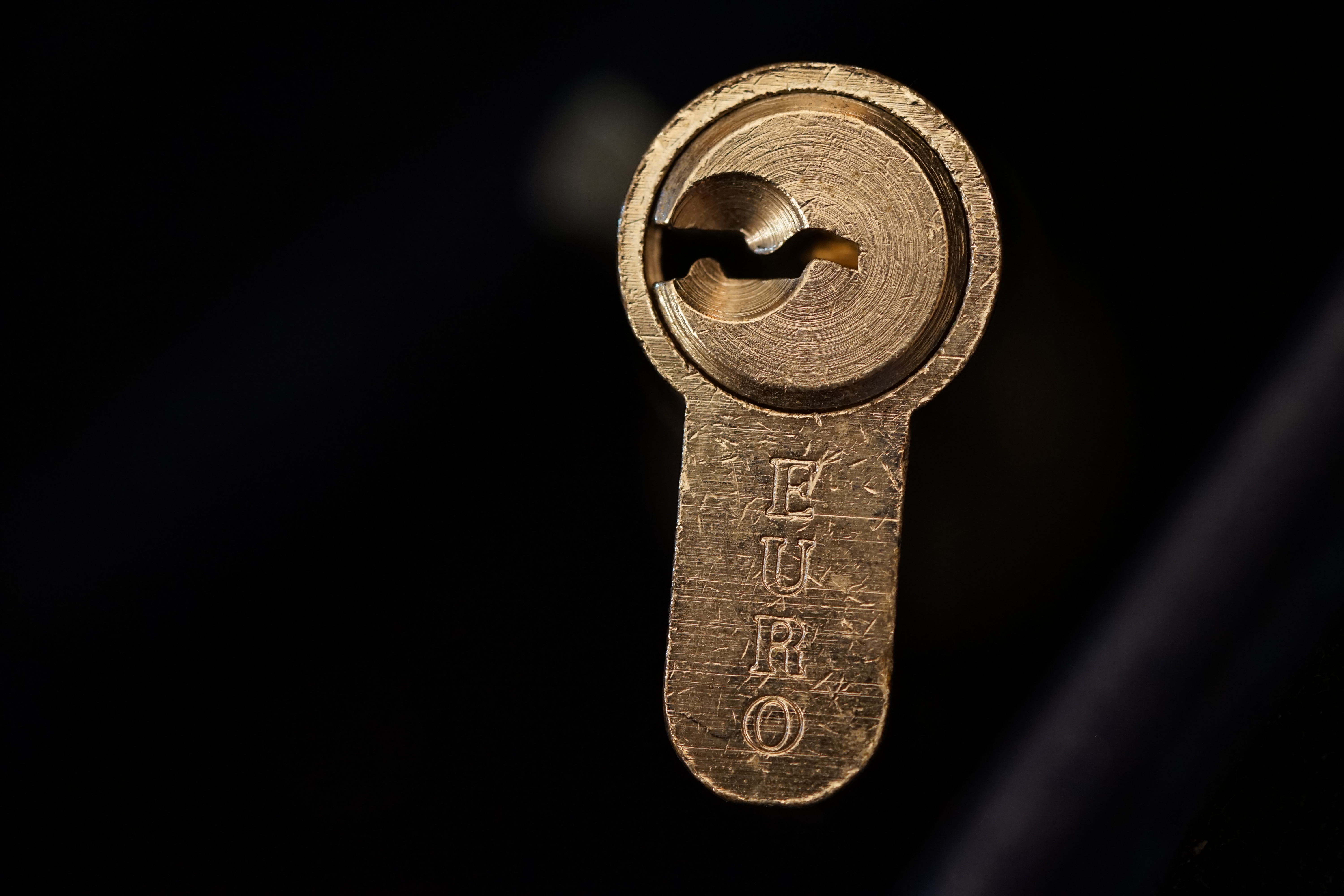 Arthur Bühl, Sympathieträger aus Fuhlsbüttel ( HAM ) betritt das Hasenstübchen. Arthurmeister`s Jukebox spielt: Slow Hand ! Ey Arthurmeister, du alter Sympathieträger: Heute schon gepickt oder was. Heute erst so spät lallt der Scholischek. Der Aufhocker: Prost Helbing ! Der Arkadasch prostet und sabbelt los. Im Hintergrund ist der Objektleiter Hannenberger zu hören: Wie immer. Arthur mein Cousin aus Istanbul ist doch verheiratet mit der Nichte meines Schwippschwager`s und dessen Frau kommt aus Sofia Bulgarien und deren Mann hat eine Schwester und die auch einen Freund und der hat ein Schloss und das ist zu und soll geöffnet werden und wie immer wird Dir ein baugleiches Schloss zum Verbleib in deiner Sammlung zugesandt. Der Einernoch in einem Wort: ABUS. Der Gelenkbusfuzzy, der HSV Ute und BMW Dedl sitzen am Stammtisch. Die Jukebox spielt Ina Müller: Dörp Reggae, au ja Jan Delay. Ute: Stößchen für den HSV. Bouncing Joe Asberry means great NBA. Heike VI lacht: Air Ball. Der Automatenpeter drückt an Arthurmeister`s einarmigen Banditen herum ! Herr Arthur Bühl du Detektiv: Warum gewinne ich immer ? Boogie lallt: ich will auch einen einarmigen Banditen. Heike II will wissen: Wo hast Du denn den einarmigen her ? Das Liebchen flötet: ich will auch immer gewinnen ! Justamente ruft Mr. Smitz vom Playboy, Hollywood, aus seiner Stammkeipe Bunny Hall, im ersten Stock auch Rabbit House, genannt, an. Ey Pornomeister: Is all tutti aposto, what`s going on. I have a Lock for your Lockpicking Sport, you know Pornomaster®. It is an ABUS. No really: A ABUS Padlock. A cutted Modell. Yes orginal from the Company. Yes, ZEUS or ABUS too, yes, yes made in Hong Kong. Stößchen for all, yes, yes Lokalrunde ! you know, yes Käppchen, yes, yes Rotkäppchen. A Bottle from Helbing for the Noagerlzuzler an another Bottle of GabiKo for Scholischek. Yes, yes, for the Einernoch and the buongiorno Eierlikör. The Jukebox plays: T S O P, the top sound of Philadelphia. Die Jukebox im Bunny Hall spielt von der B - Seite Engelbert. Yes, yes, from Vegas. Hilton. America, you know ! Arthurmeister: today is the Keyword: free beer free beer, yes yes, Freibier Freibier, you know. And for the BILD et Uschi greeting`s and stößchen`s. Yes, yes, i have a telefon call with her. She tells me the KI, the chat Gpt from Google the Pornomeister® , you know, beause you are the Präsident from Pornomeister® SARL int. you are tagged with our Präsident Donald Trump. Yes, yes really. With`s the greatest Prädident ! Shure, yes he tells America first. The Jukebox play`s: I Love America. Yes, Yes now listen, yes zuhören, listen you know. I have Kontakte, Connections, you know to Stuttgart. Yes. Patsch Baracks. Yes, and Kelly Baracks too. Yes and we are people from the Hasenstübchen and the Strigoy, yes with the Strigoy and the Droschkendieter we have a Kontakt, yes a telefon call to Mr. Präsident Donald Trump, you know. Buon Giorno ! Trump has as anounced he will fly with his Air Force One to HAM. Yes, Yes, Droschkendieter will him picking up in Fuhlsbüttel. We think inkognito, mayby with Melania. In Arthurmeister`s Jukebox spielt: Schöner fremder Mann ! Schwerti rülpst Prost und F1 Rudi lallt: Schumacher win`s in Austin, Texas. Why Mr. Präsident will visit the Hasenstübchen, your Bunny Hall ? He will make Prosit with the Stammtisch for a Beer and a Frikadelle ! What ? Frikadelle is Burger pur, you know ! Yes shure he will come to ( HAM ) Fuhlsbüttel to the Street Am Hasenberge, you Know, 200 meter`s from Santa Fu away. No, NO, Mr Smitz.us ! Don`t be stupid. We will make with Mr. Präsident Trump a Deal, you know, yes a big Deal with One hundret Prozent Winner Garantie. You know, the einarmiger Bandit in our Hasenstübchen winning every time ! And the Präsident will know the Mystery for every time winning. And we will telling him this Secret and our Lockpicker Stammtisch, you know our Round Table wish for this to make a deal. What you make a deal with Mr. Trump Yes ! What ! Aus Arthurmeister`s Jukebox erklingt: Der alte Wolf, Lupo, you know. Mr. Smitz, not so silly and stupid ! first keine Bier, Wein und Spirituosen Steuern. Keine Tabaksteuern ! I Have Trump twitterd, X, you know, he is from Germany and in Deutschland is kneipensterben, you know rotto ! No bankrotto. And Mr. Trump know`s what party is. Really Mr. Smitz ! And the Stammtischpeople from the Hasenstübchen, the rabbit house, will show him the Magische Dreieck, the mysterie or magic triangle ! What`s that Mr. Arthur Bühl ? First Ritze, second zum goldenen Handschuh, Honka, you know, third Elbschlosskeller. ! You know. Reeperbahn, Yes Sankt Pauli. Yes, this street is called Herbertstraße ! Yes, yes, Herbert is the Schutzpatron from the Bockschein, Yes, yes, der heilige Bim Bam. You must know the deal: we will take our money from the Sparclub, yes from the Sparpig. We make a Kredit and will pay in and around the Kiez - and he make`s TAX free for German Fassbier and Tabak etc. in the Hasenstübchen ! Yes, Dorschkendieter and Dedl drive too. The last fakt is: he has called with the Bild et Friede. Yes, Yes, Mr. Präsident Trump is sorry, because he must going to play Golf. Schade. But we think the Passwort every time Freibier Freibier called is. Parole Emil, oh i see today is the pass word free tax for the Objekt Hasenstübchen. You know Mr. Smitz. Die Jukebox spielt: Joy Flemming - Half Breed ! So, Mr. Smitz, don`t forget the Abus Cut Padlock. Yes, yes, Mr. Smitz and greetings to your Playboy Team in your Bunny Hall. Im Hasenstübchen kocht die Stimmung. Stößchen, Tänzchen ! High Noon ! BMW Dedl meint: sogar 271 km/h. Arthur Bühl, Detektiv aus Hamburg ist Mitglied im Detektiv Verband BUDEG und an die IKD angeschlossen. Als Arthurmeister® erklärt Herr Bühl bei Behörden wie Fedpol, LKA Forensik, das Lockpicking !