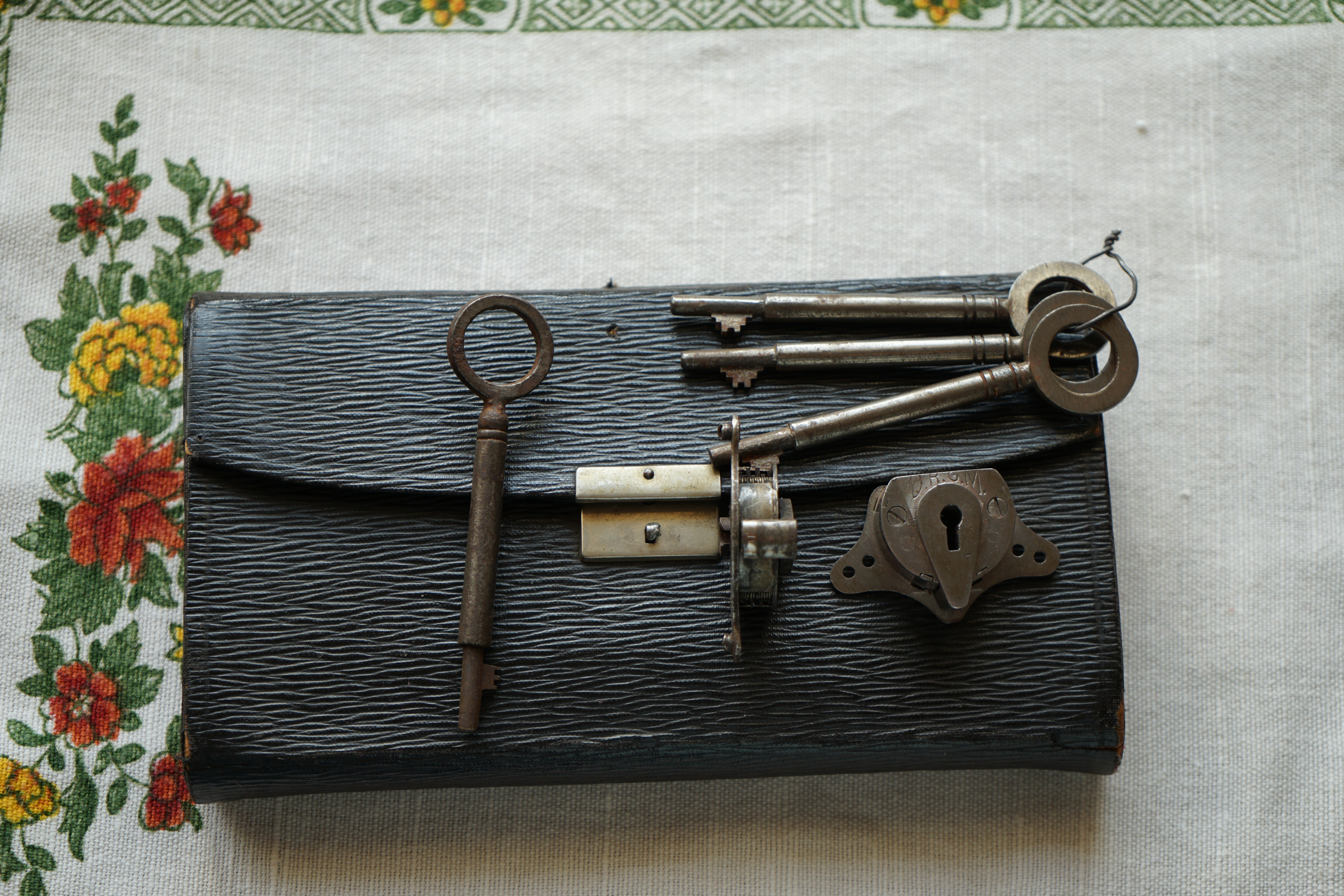 Neues aus dem Hasenstübchen: Gestern war Bernhard da. ÖH, Sonderschule, Sonderschule Öh. Heike IV: Bernhard, warum hast du denn das große Standkreuz dabei ? Der Noagerlzuzler lallt: Der ist wieder aus Ochsenzoll abgehauen. Sonderschule ! SONDERSCHULE ! Schwerti: Was willtst DU ? Bier und Sonderschule, Sonderschule Öh. Hannenberger der Objektleiter: Sonderschule is nich im Hasen. Doch doch ! Öh Sonderschule ! Öh, jetzt Sonderschule. Nach zwei Rutschen Bier, leider kleine, hatte er uns überzeugt: Sondaschule ist jetzt in der Jukebox. Arthur Bühl, Detektiv aus Hamburg ist Mitglied im Detektiv Verband BUDEG und an die IKD angeschlossen. Als Arthurmeister® erklärt Herr Bühl bei Behörden wie Fedpol, LKA Forensik, das Lockpicking !