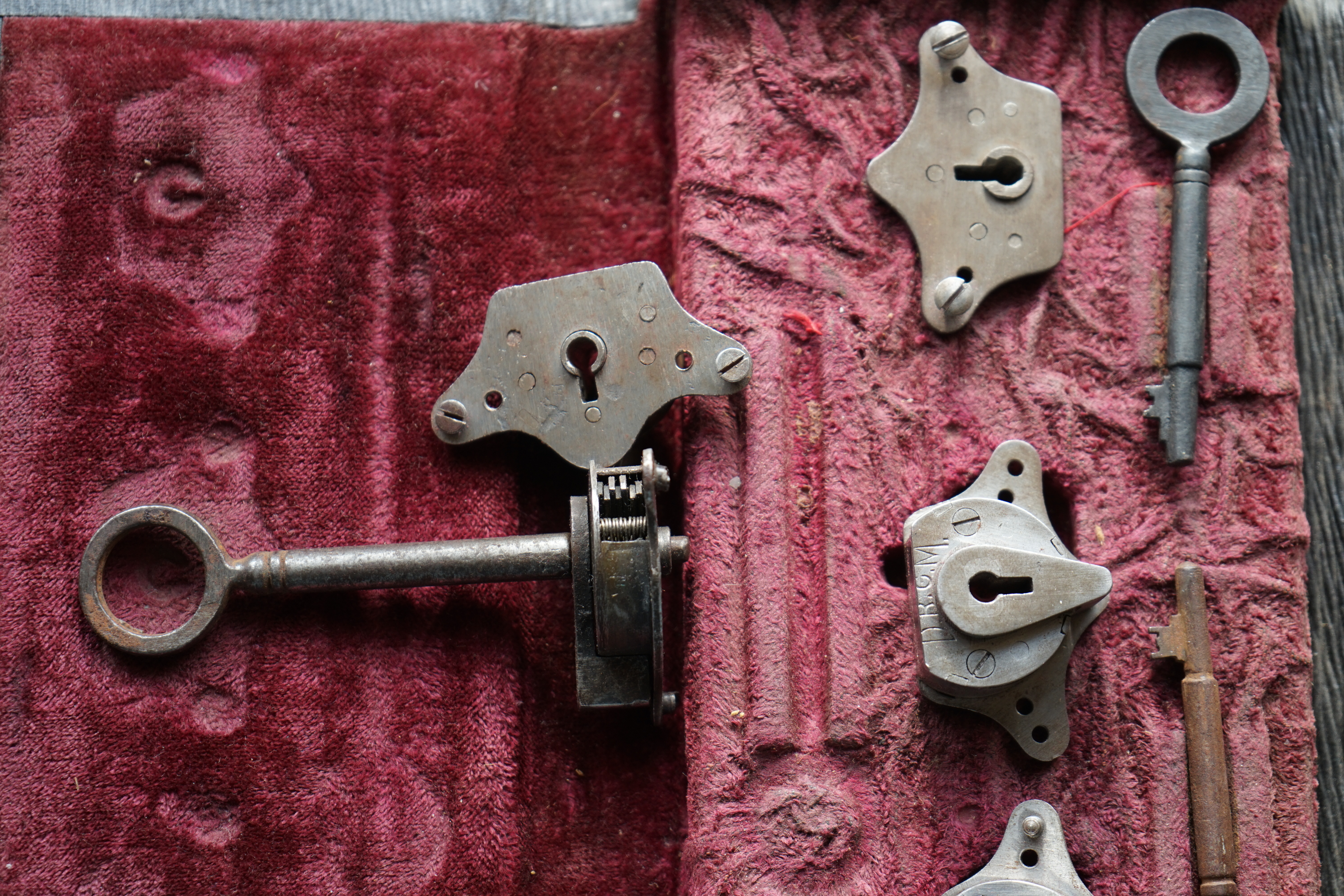 Ersatzseo Bild Friseur Flickr: Bühl, Arthur, Jahrgang 1961, Made in Germany, Detektiv or Private Investigator how Mr. Smitz from the PLAYBOY, Beverly Hills, say`s: Yes Mr. Smitz i will send you the Photo Arthurmeister`s F1 Jacket for your Leporello US. to your E - Mail Mr.Smitz@Mr.Smitz.us. Ok, Mr. Smitz. Mr. Smitz do you know what Google Earth is ? Take BÜHL Arthur, only by Google Earth, you know ? have done it ? Yes Google will show you my Panel superfast. Cool, Arthurmeister, cool. Yes Mr. Smitz, this can i do for you too ! Yes with SEO. Yes, yes, i have Arkadasch erklärt, sein Erikli pasta is not so genial. Der beste Zwetschgenkuchen, you know, plum tart, is from the Stadt Bühl. Not laughing in the USA. Bühl is a City like my Name. And the People in this City called it: Zwetschgendatschi ! you know. This is the world best plumcake. Yes Datschi ! Yes, Stadt Bühl is near Baden - Baden, the Casino, you know ! Yes. Baden-Württemberg. Black Forest, you know ! You must know there is since 1927 the traditionell Zwetschgenfest. And there ist the Zwetschgenkönigin ! Mr. Smitz, my Ur Ur Ur Ur Grandfather is born in Bühl. My Great Grand Grand Mother where also born in the town Bühl. Their profession was Zwetschgenpicker. Not Lockpicker, Zwetschgen / Plum Picker. And Rüttler. Oh, really ! Yes, Yes. And since this time the name of the family Bühl from the Stadt Bühl is: Yes you know - Buehl. Yes i will give Greetings from you to Mrs. Friede Springer from the Newspaper BILD et. Yes, the Elbphilharmonie is in Betrieb. OH, Mr. Smitz, greeting´s to you from Joe Asbbery, NBA, you know, our bouncing Joe. Tomorrow we will meet us in the Hasenstübchen, our Rabbit Hall. For Lockpicking und Beer. Call you. Parole Emil ! Not E-Mail. Provided by www.Arthur-Bühl.de and www.Arthurmeister.de In der Vitrine von Arthur Andreas Bühl, Arthurmeister sind Schlösser, Padlocks, von ABUS, Master, BKS, CES, DOM, EVVA, Assa Abloy, Z Ikon, Kaba, Keso, ASSA, Winkhaus, Wilka, Trelock, Schmelting, Bode Panzer, Ancor Las, Drumm Geminy, Xylock, SEA, Medeco, Mul-T-Lock, Cut away, ABUS Granit, Pfaffenhain, E*S, ESS, Nemef, BAB, Babelsberg, Stasi, Diskus, WMF, Tesa, Vachette, Cisa, Wally, Rielda, Mottura, Viro, FAI, GeGe, Fichet, Bode Panzer, Tresor, Bramah, Protector, Braun`s Patent, Walomatus, Arolds, Combination Lock, Yale, Master, American Lock, Tubular, China, Indien, Aligarh, Nepal, Thailand, Zahlenschlösser, Himmelsschlüssel und noch vieles mehr, vorhanden. Alle Schliesszylinder sind Übungsmaterial für das Lockpicking. Schlagschlüssel sind auch dabei. Das Wappen Bühl ist angebracht. Die Fahne hängt im Hasenstübchen. Arthurmeister`s Jukebox by YouTube spielt Pointer Sisters: Slow Hand, Arthurmeister with the Mastertouch ! ♥ SEO für heute: Parole Emil ! Bühl. Arthur A. Bühl. Der Sympathieträger ist in Stuttgart, Baden - Württemberg geboren. Der Detektiv lebt in HAM. H1 Text der SEO schreibt: 𝔄𝔯𝔱𝔥𝔲𝔯 𝔅ü𝔥𝔩, 𝔄𝔯𝔱𝔥𝔲𝔯𝔪𝔢𝔦𝔰𝔱𝔢𝔯 ® Bühl, Arthur, Jahrgang 1961, Made in Germany, Detektiv or Private Investigator how Mr. Smitz from the PLAYBOY, Beverly Hills, say`s. Yes Mr. Smitz i will send you the Photo Arthurmeister`s F 1, Jacket for your LeporelloUS. to your E - Mail Mr.Smitz@Mr.Smitz.us. Ok, Mr. Smitz. Mr. Smitz do you know what Google Earth is ? Take BÜHL Arthur, only by Google Earth, you know ? have done it ? Yes Google will show you my Panel superfast. Cool, Arthurmeister, cool. Yes Mr. Smitz, this can i do for you too ! Yes with SEO. Yes, yes, i have Arkadasch erklärt, sein Erikli pasta is not so genial. Der beste Zwetschgenkuchen, you know plum tart, is from the Stadt Bühl. Not laughing in the USA. Bühl is a City like my Name. And the People in this City called it: Zwetschgendatschi ! you know. This is the world best plumcake. Yes Datschi. Yes, Stadt Bühl is near Baden - Baden, the Casino, you know ! Yes. Baden-Württemberg. You must know there is since 1927 the traditionell Zwetschgenfest. And there ist the Zwetschgenkönigin ! Mr. Smitz, my Ur Ur Ur Ur Grandfather is born in Bühl. My Great Grand Grand Mother where also born in the town Bühl. Their profession was Zwetschgenpicker. Not Lockpicker, Zwetschgen / Plum Picker. And Rüttler. Oh, really ! Yes, Yes. And since this time the name of the family Bühl from the Stadt Bühl is: Yes you know - Buehl. Yes i will give Greetings from you to Mrs. Friede Springer from the Newspaper BILD et. Yes, the Elbphilharmonie is in Betrieb. OH, Mr. Smitz, greeting´s to you from Joe Asbbery, NBA, you know. Tomorrow we will meet us in the Hasenstübchen, our Rabbit Hall. For Lockpicking und Beer. Call you. Parole Emil ! H1 Text der SEO schreibt weiter: 𝔄𝔯𝔱𝔥𝔲𝔯 𝔅ü𝔥𝔩, 𝔄𝔯𝔱𝔥𝔲𝔯𝔪𝔢𝔦𝔰𝔱𝔢𝔯 ® Herr Arthur Bühl, kritischer Privatdetektiv aus der Hansestadt Hamburg, bereitet sich auf ein Interview mit der BILD et vor. Bei Babsi und Gina in Fuhlsbüttel wird ihm zuvor der Vokuhila geschnitten. Herr Arthur Bühl wurde schon in der BILD et als " Herr der Schlösser " beschrieben. " Ein bisschen Ruhe bitte " schreibt Jan Freitag von der TAZ. Er erwähnt auch eine Mustertür by Wendt. Es wird darin herumgeprökelt. Selbst Arthur Bühl, der weltbeste aus dem Lockpicker Mekka Hamburg, betreibt pures Understatement, weil er sein Schloss in nur 20 Sekunden " geknackt " hat. Charles Graeber von der Wired.com beschreibt in seinem Artikel Master Lock - Pickers do bottle Arthur Bühl " The Master of the Universe ", Arthur Bühl a private Detective of Germany open locks. Bühl`s Fabio - the - Barbarian Look stands out. He wins the Dutch Open and is now Master of the Universe. The people cry: " Arthurmeister ! booms Arthurmeister ". Mark Webber Tobias, the Author of Locks, Safes, and Security, a Police Reverence, say: Arthurmeister, that ist beautyful. " Open ! " sagt Arthurmeister ", offen ist gut, schneller offen ist besser ". " Beer !" Arthurmeister booms back and a new Champion is born. Die Welt berichtet: " Die Kunst, Schlösser ohne Schlüssel zu öffnen ". Vereinsmitbegründer und Vizepräsident Arthur Bühl trägt seine Leidenschaft schon auf der Krawatte. Sie ist rot mit gelben Schlüsseln drauf. Intern wird er ehrfürchtig " Meister Arthur " gerufen. Er hat es zum siebenfachen Deutschen Meister in verschiedenen Disziplinen geschafft. Er pickt seit der Kindheit. Sein erstes Trainingsobjekt war sein Spardosenschloss - Ein klassischer Einstieg… . Die Slate berichtet über Arthur Bühl als Lockpicking Legend. Es gibt einen Artikel Tool for Picking and Decoding by Stasi, CCC, Vortrag Berlin. Amateur Hour berichtet: Arthurmeister has " The Master Touch ". Bei den Kaba Day `s im Europa Park Rust schreibt die Pressebox: auf großes Interesse der Teilnehmer stieß auch die praktische Vorführung von Steffen Wernéry und Arthur Bühl, die gängige mechanische Schließzylinder ohne Schlüssel zerstörungsfrei öffnen. Meist in Sekundenschnelle. Auch die Chemnitzer Zeitung " Freie Presse " hat über das Lockpicking und Arthur Andreas Bühl alias Arthurmeister berichtet. Dwight Perry schreibt: Arthur Bühl has good hands ! In der Philalocksmith wird Arthur Bühl auch als Lockpicking Legend betitelt. Es gibt auch einen Beitrag, 360 Meridianos. In der Datenschleuder, CCC, wurde über ihn als Sympathieträger berichtet. Veröffentlicht unter dem verifizierten Linkedin Profil Arthur Bühl, Pornomeister.de, Xing, Google Panel, Twitter X. In der Vitrine von Arthur Andreas Bühl, Arthurmeister® sind Schlösser, Padlocks, von ABUS, BKS, CES, DOM, EVVA, Assa Abloy, Z Ikon, Kaba, Keso, ASSA, Winkhaus, Wilka, Trelock, Schmelting, Bode Panzer, Ancor Las, Drumm Geminy, Xylock, SEA, Medeco, Mul-T-Lock, Cut away, ABUS Granit, Pfaffenhain, E*S, ESS, Nemef, BAB, Babelsberg, Stasi, Diskus, WMF, Tesa, Noch, Vachette, Cisa, Wally, Rielda, Mottura, Viro, FAI, GeGe, Fichet, Bode Panzer, Tresor, Bramah, Protector, Braun`s Patent, Walomatus, Arolds, Combination Lock, Yale, Master, American Lock, Tubular, China, Indien, Aligarh, Nepal, Thailand, Zahlenschlösser, Himmelsschlüssel und noch vieles mehr, vorhanden. Alle Schliesszylinder sind Übungsmaterial für das Lockpicking. Schlagschlüssel und so vieles mehr, sind auch dabei. Auch der Sputnik. Verschlagwortet mit: ♥ Vokuhila, Friseur ♥ Schwäbischer Hengst, Zwetschgen Heini, Bühl er, Zwetschge, Google Earth, Mittelpunkt der Welt, Martinameisterin, Cartomanze, Scholischek, " HIGH NOON ! ". ♥ Parole Emil !