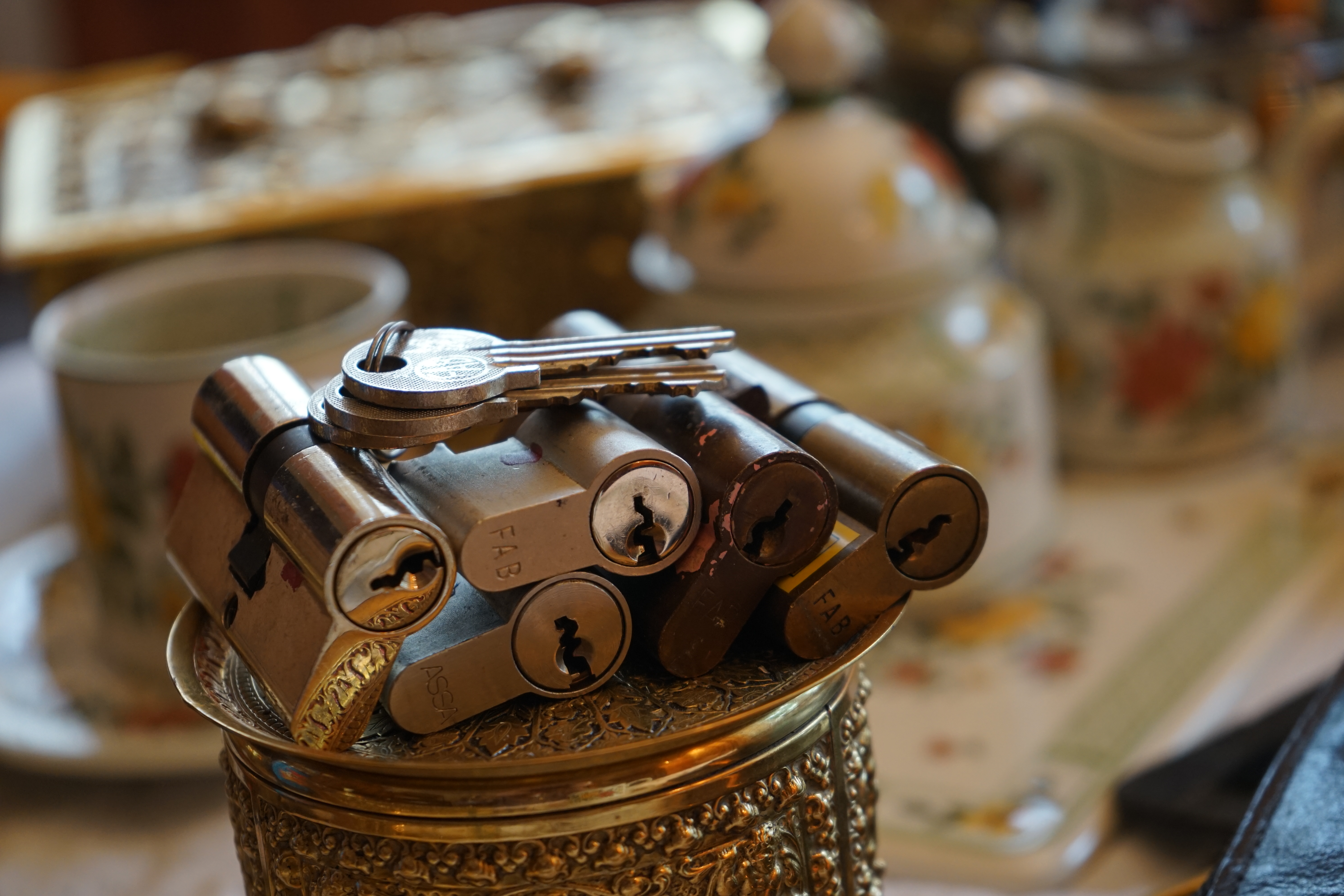 Arthur Bühl, Arthurmeister ®,Lockpickerherz ® Schlossherz ®, Pornomeister ®, neuer SEO Text für 2025 12.00 Mittags im Hasenstübchen. Basketball Bouncing Joe Asberry schreit: Prost ! Die Glocke kingelt ! In Arthurmeister`s Jukebox im Hasenstübchen spielt: Slow Hand von den Pointer Sisters. Ferrari Rudi sitzt am Tresen. Anstatt Helbing trinkt er heute Underberg. Pelle und Heike I machen Stößchen. Justamente klingelt das Telefonino. Der Hannenberger lacht zu Bouncing Joe Asberry: Ich wette mit Dir: Da ruft unser Freund Mr. Smitz vom Playboy an. Arthurmeister geh endlich ran. Die Glocke klingelt. Yes Mr. Smitz, yes, yes Mr. Smitz. Yes great, you know. Yes, yes we have a Party. Yes, yes. Ja: Angela Merkel, die kennen wir. You know: " Bundeskanzlerin ". Giovanni ruft: Bella Donna: Signora Merkel is the CEO of the world. Yes, Yes Mr. Smitz, i will look about her Memoiren. Oh Mr. Smitz ? Her Biographie with her Signature ? OH, Mr. Smitz mit Widmung ? Das wird nicht einfach ! no easy, you know ! Da muß die Glocke aber ein ganzes Wochenende läuten. Prost. Helbing. Yes Mr. Smitz, hands on the heard, you know, difficult ! Arkadasch !!! Smitz U.S.A. braucht die Memoiren von Angela Merkel signiert mit dem Text: Für Mr. Smitz from the Playboy ! Also pass auf: Dein Schwippschwager ist doch Aufsteller bei der Messe. Ja, Buchmesse. Dort hält die Merkel eine Autogrammstunde. Der soll sich dort anstellen mit seinen Kumpani. Ja, der Smitz läßt hier die Glocke läuten. Das gesamte Wochenende. Hannenberger gibt das Passwort: Freibier, Freibier ! Die Glocke läutet jetzt: Helbing ! In Arthurmeister`s Jukebox spielt: The Tramps - Disco Inferno - Orginal Longversion Tony Mendes ! Basketball Bouncing Joe swingt mit dem Kopf mit. Jetzt meint Arkadasch: Oh meine Kumpani trauen sich nicht zu Dr. Angela Merkel. Die haben Angst vor Ihr. Kein Autogramm heißt kein Freibier. Droschkendieter !! Du fährst jetzt zur Buchhandlung, holst drei Biographien von der ollen Merkel, fährst weiter zum Kujau ! Ja, der hat dem Heinemann vom Stern, Hamburg, gefälschte Tagebücher verkauft. Der soll dir in ein Exemplar die Unterschrift der Merkel und die Widmung reinmalen. Sag ihm viele Grüße vom Arthurmeister und Parole Freibier, Freibier ! Dann malt der es dir sofort. Der kann das freudigst. Und sag ihm, das sei für Smitz, Amerika. Aber diesmal soll er keine rosa Tinte verwenden. Dann kommst du wieder her und wir alle unterschreiben das zweite, dann fährst du geschwind rüber nach Fuhlsbüttel, drängelst dich am Luftfrachtschalter vor, läßt die Bücher verpacken und paßt auch auf, das die auch tatsächlich im nächsten Flieger in die U.S.A. reisen. Dann hat er die Bücher, quasi wenn der Flieger landet. Sag denen: Parole: Freibier, Freibier ! Arthur und wozu das dritte Buch ? Du Depp, wenn beim unterschreiben vom zweiten Buch einer draufkotzt oder ein Brandloch reinmacht dann haben wir Ersatz ! Und diesen legen wir dann hinter den Tresen ins Regal und tuen so als hätten wir es gelesen. Es reicht das wir Frau Bundeskanzlerin mit guten, besoffenen, nicht ausgeklügelten, dummen, peinlichen Ratschlägen beraten haben ! Punkt. In Arthurmeister´s Jukebox spielt: Lady von Kenny Rogers. Sir Waschi hat gleich CHARLIE RICH - The most Beautifull Girl in The World, gedrückt. Die Stimmung ist gut. In der Jukebox spielt mittlerweile Aloe Blanc - I need a Dollar. Die Stimmung ist fantastisch ! Jetzt steigert sich die Stimmnung noch als der Nachläufer Roberto Blanco - Caramba, Caracho ein Whiskey, Carambo Caracho ein Gin, verflucht Sacrcameto Dolores und alles ist wieder hin ! In Rio de Janeiro… drückt. Der Noagerlzutzler drückt Roberto Blanco - Der Puppenspieler von Mexico und räumt Gläser ab. Hannenberger reicht schon einmal den Himmelsschlüssel ! Schwerti fragt: Mastertouch und wenn der Dir auf die Schliche kommt ? Du Depp, was glaubst du wenn der erfährt, daß er einen orginalen Kujau, dem Tagebuchfälscher hat, dann läuft der durch Beverly Hills und gibt damit bei jedem an, als sei er The Greatest. Und Du weißt: Die Schriftsachverständigen vom Stern oder von der Bild et und der Heinemann brauchten Monate bis sie diesen Betrug mit dem Verkauf der Tagebücher erkannt haben. In Arthurmeister`s Jukebox spielt: Calvin Harris & Sam Smith: Promises ! und es wird mitgesungen. Das Droschkendieter dann doch nur beim Papierfuzzy im Copy Shop neben an war ? weil der Kujau besoffen war ? Quatsch, kalter Kaffee, der Smitz verhöckert das Buch an Rockefeller. Was glaubst du, warum die Parole Freibier Freibier lautet ? Wir sind hier nicht bei der Wohlfahrt. Ferrari Rudi macht Ralala: Sonntag ist Formel I in Indianapolis. Denkt dran: High Noon ist dann morgens 07.00 Uhr. Die Glocke läutet ununterbrochen. Freibier, Freibier, Freibier, Parole Freibier. Let Michael pass for the Championship ! Das gesamte Hasenstübchen tanzt und platzt aus allen Nähten. In der Jukebox spielt James Last und Orchester: T.S.O.P The Top Sound of Philadelphia ! Prost, Prosit und Stößchen ! Der Hannenberger sieht zufrieden aus. Taged with: Bühler Zwetschge, Bühl Wappen, Zwetschgenhengst, Zwetschgenfest, Meister, Arthur Andreas Bühl, Privatdetektiv. Arthurmeister007@gmail.com