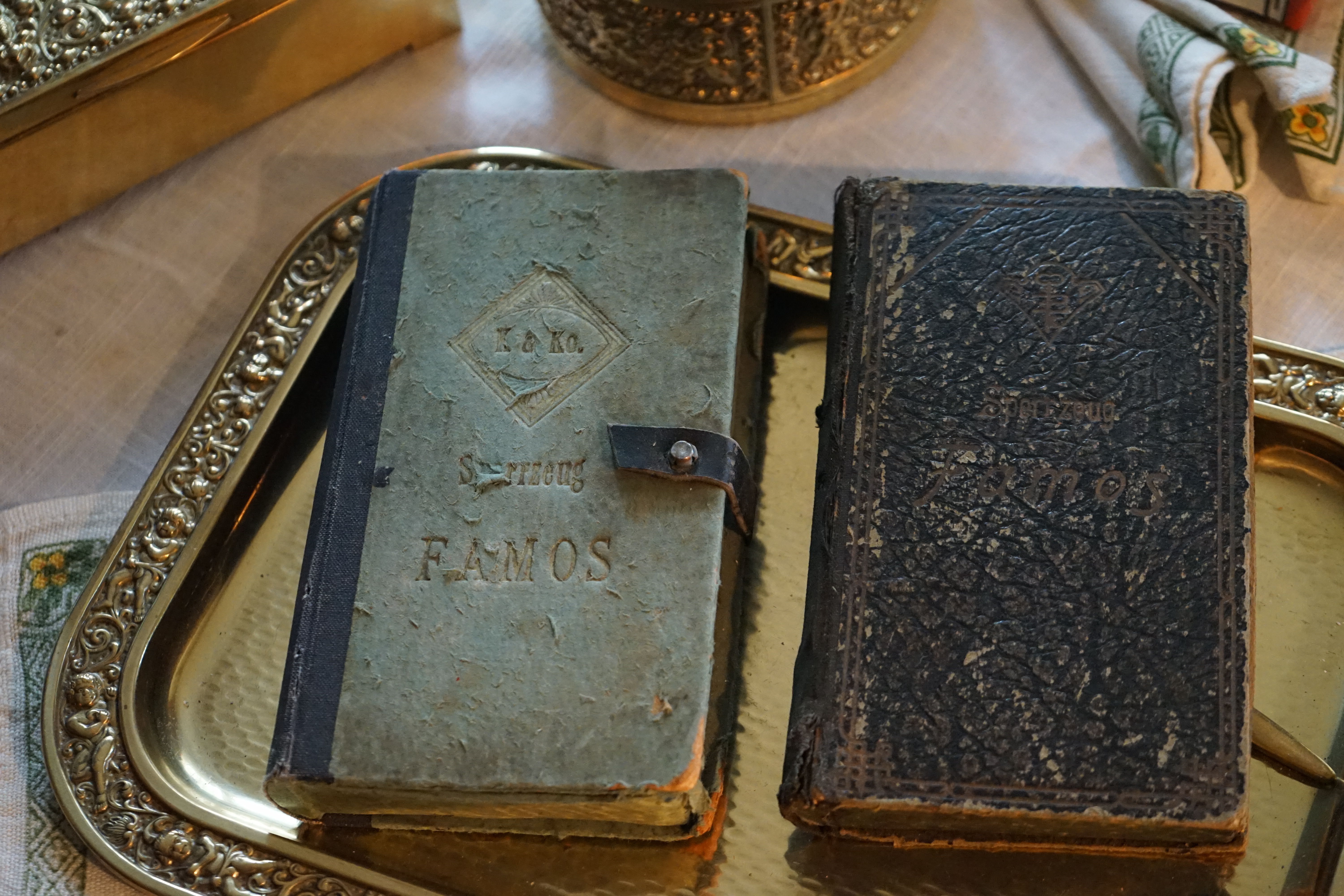 SEO Jahrgang 1961 ♥ 𝔄𝔯𝔱𝔥𝔲𝔯 𝔅ü𝔥𝔩, 𝔄𝔯𝔱𝔥𝔲𝔯𝔪𝔢𝔦𝔰𝔱𝔢𝔯® Arthur Bühl, Jahrgang 1961, Detektiv aus Germany, Im Dienste der Wahrheitsfindung unterwegs, betreibt in seiner Freizeit Lockpicking aus Leidenschaft. Der mehrfache Deutsche Meister wird in der WIRED als " Master of the Universe " betitelt. In der BILD et ist der Artikel " Herr der Schlösser " abgedruckt. Im Hasenstübchen - Fuhlsbüttel, am Hasenberge, Santa Fu, wird gefeiert. Arthurmeister® stellt seinen Leporello " Der Aufmacher " vor. Der Stammtisch grölt " OFFEN ". Scholischek, Rudi, Heike I, Noagerlzutzler, Arthur und Joe Asberry, der alte NBA ler, prosten sich zu. Arthurmeister`s Jukebox auf YouTube spielt Pointer Sisters - Slow Hand ! ♥ Beim Tanzen ruft die Cartomanze " Ey du Sympthieträger ♥, komm mal her " ! Verschlagwortet mit: Arthur Bühl, Arthurmeister® Arthur ♥ Schwäbischer Hengst, Buhl, Zwetschgen Heini, Artur, Buehl er, Zwetschge, Made in Germany, Born 1961, Sympathieträger, Google Earth, Mittelpunkt der Welt, Pflaumen, Arkadasch, Datschi, ♥ Martinameisterin, Cartomanze, Scholischek, " HIGH NOON ! ", ♥ ♥ Vokuhila ♥ Parole Emil ! Verschlagwortet mit: Bühl er Zwetschge, International Lockpicking, Google Earth, Earth Song, Schwäbischer Hengst !