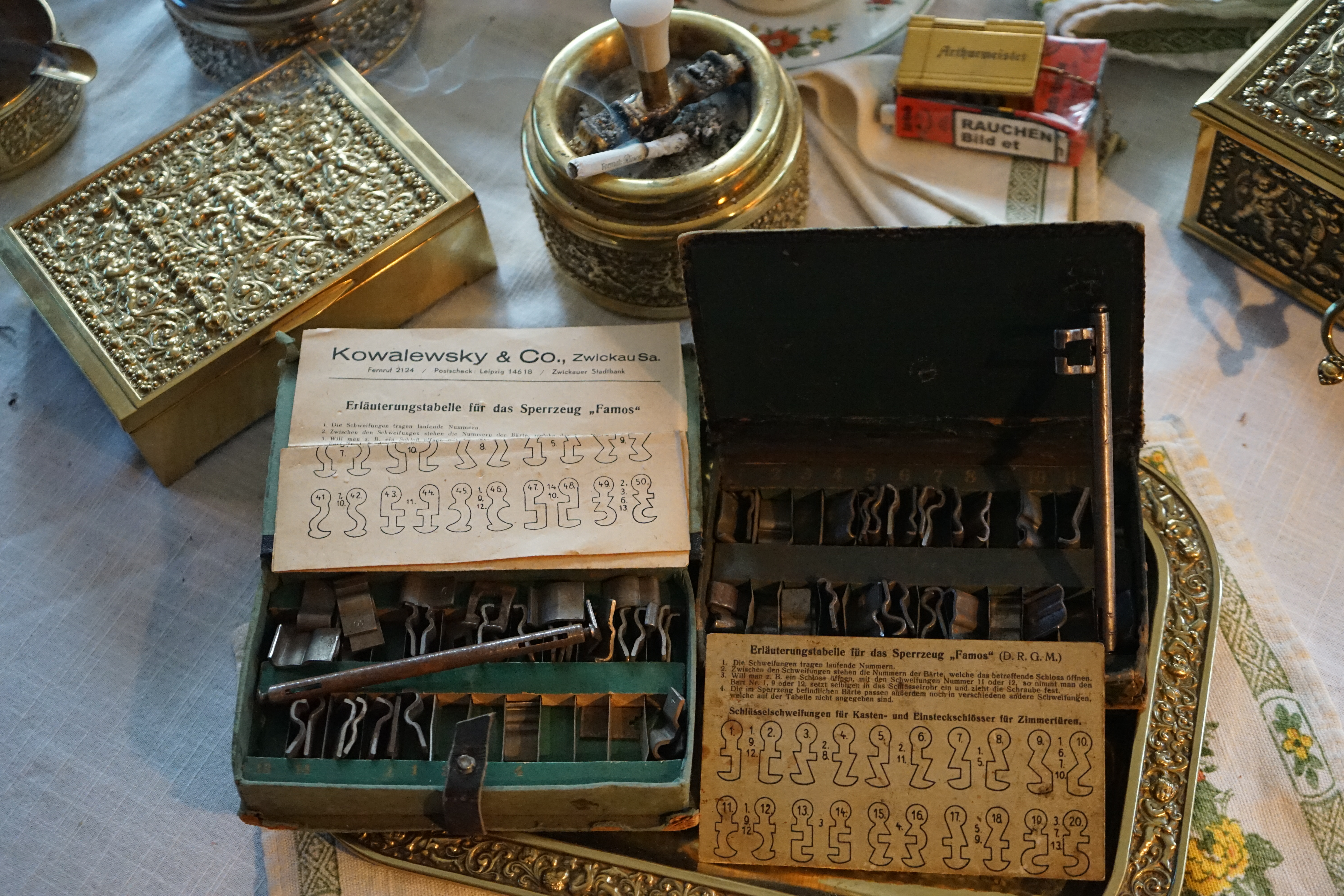 𝔄𝔯𝔱𝔥𝔲𝔯 𝔅ü𝔥𝔩, 𝔄𝔯𝔱𝔥𝔲𝔯𝔪𝔢𝔦𝔰𝔱𝔢𝔯® Bei den Kaba Day `s im Europa Park Rust schreibt die Pressebox: auf großes Interesse der Teilnehmer stieß auch die praktische Vorführung von Steffen Wernéry und Arthur Bühl, die gängige mechanische Schließzylinder ohne Schlüssel zerstörungsfrei öffnen. Meist in Sekundenschnelle. Auch die Chemnitzer Zeitung " Freie Presse " hat über das Lockpicking und Arthur Andreas Bühl alias Arthurmeister berichtet. Dwight Perry schreibt: Arthur Bühl has good hands ! In der Philalocksmith wird Arthur Bühl auch als Lockpicking Legend betitelt. Es gibt auch einen Beitrag, 360 Meridianos. In der Datenschleuder, CCC, wurde über ihn als Sympathieträger berichtet. Veröffentlicht unter Linkedin, Xing, Google Panel, Twitter X. In der Vitrine von Arthur Bühl, Arthurmeister® sind Schlösser, Padlocks, von ABUS, BUGA, BKS, CES, DOM, EVVA, Assa Abloy, Z Ikon, Kaba, Keso, ASSA, Winkhaus, Wilka, GEZE, Trelock, Schmelting, Bode Panzer, Ancor Las, Drumm Geminy, Xylock, SEA, Medeco, Mul-T-Lock, Cut away, ABUS Granit, Pfaffenhain, E*S, ESS, Nemef, BAB, Babelsberg, Stasi, Diskus, WMF, Tesa, Noch, Vachette, Cisa, Wally, Rielda, Mottura, Viro, FAI, GeGe, Fichet, Bode Panzer, Tresor, Bramah, Protector, Braun`s Patent, Walomatus, Arolds, Combination Lock, Yale, MG, Master, American Lock, Tubular, China, Indien, Aligarh, Nepal, Thailand, Zahlenschlösser, Himmelsschlüssel und KNOCK`N LOCK, noch vieles mehr, vorhanden. Alle Schliesszylinder sind Übungsmaterial für das Lockpicking. Schlagschlüssel und so vieles mehr, sind auch dabei. Auch der Sputnik. Verschlagwortet mit: ♥ Vokuhila, Friseur ♥ Schwäbischer Hengst, Zwetschgen Heini, Bühl er, Zwetschge, Google Earth, Mittelpunkt der Welt, Martinameisterin, Cartomanze, Scholischek, " HIGH NOON ! ". ♥ Parole Emil !