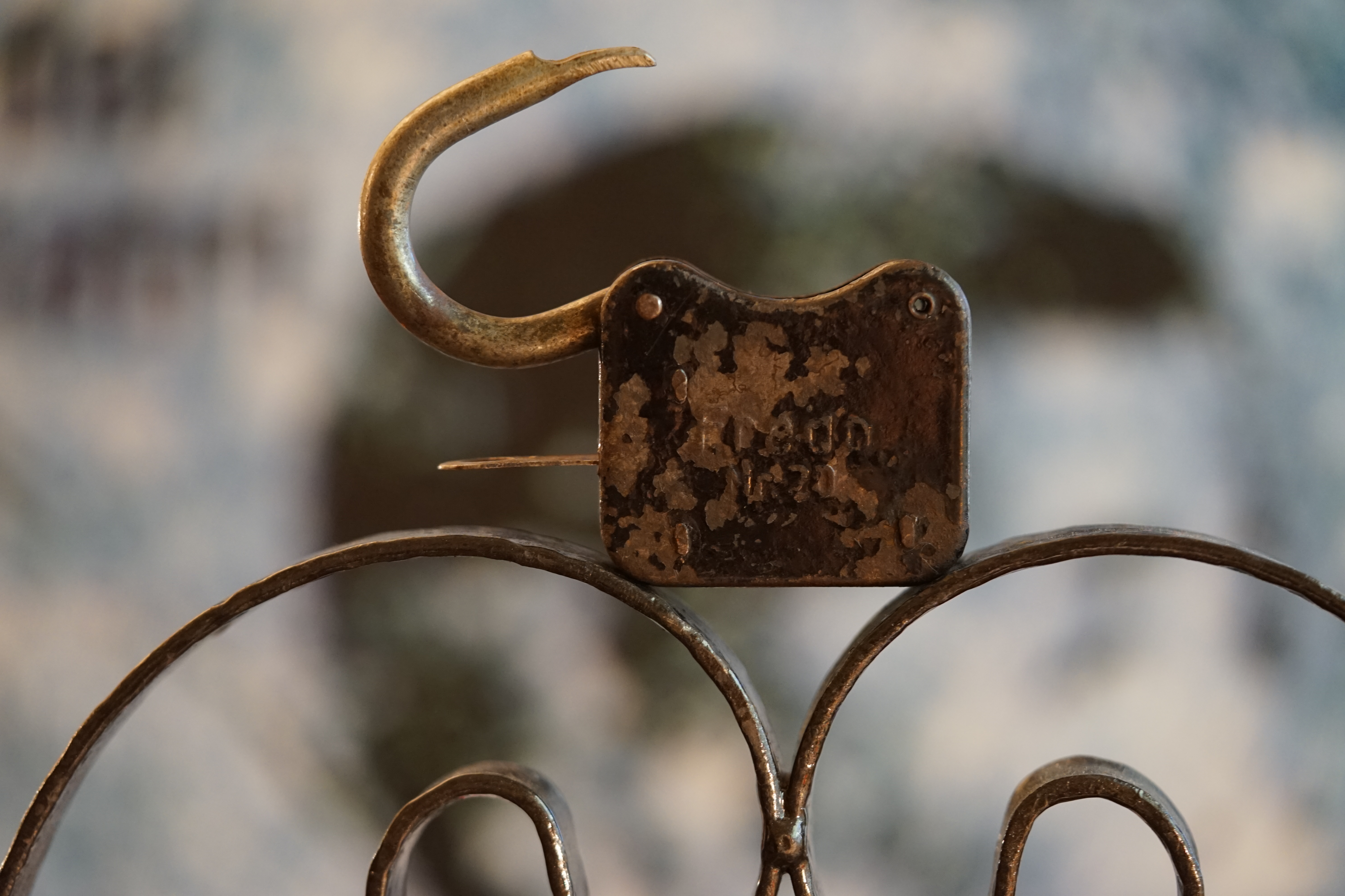 𝔄𝔯𝔱𝔥𝔲𝔯 𝔅ü𝔥𝔩, 𝔄𝔯𝔱𝔥𝔲𝔯𝔪𝔢𝔦𝔰𝔱𝔢𝔯 ® Stück Davon schwarze Katze, Zwei Katzenkopf Schlösser Zunft, Schlosser, Zunftabzeichen, Wappen, Geselle, Anstecknadel, Verbandsabzeichen, Stück Davon. Die nicht alltägliche Form eines Truhenschlossen führte dazu, das man die Schlosser im Zunftleben scherzhaft ironisierend Katzenköpfe nannte. Der Spitzname erhielt sich durch die Jahrhunderte. Und der Katzenkopf wurde damit zu einem Symbol. Er erscheint auf der Anstecknadel, die heute der Schlosser als Verbandabzeichen tragen kann. Die auf der Nadel angebrachte Inschrift " Stück Davon " erklärt sich wie folgt: Der wandernde Schlossergeselle sprach bei einem Meister um Arbeit vor. Befragt, ob er das Handwerk verstünde, antwortete er: Stück Davon ! Die zwei Worte wiesen ihn in aller Bescheidenheit als Angehörigen der Zunft aus, der bereit sei noch weiter zu lernen. DoubleBrain ® SEO für heute: Barockschlüssel, Schmiedeeisen, Halme gedreht, Bärte geschnitten, Reiden aufgesetzt, Stahlschnitttechnik, Kapelleneingerichte, Schmiedeeisen, Hohldorn, Gesenk, Pflanzenmotiv, Wappentierschmuck, geschmiedet, gepunzt, Schlüsselgriff beidseitig, halbrelief, Bekrönung auf der einen Seite als männlicher auf der anderen als weiblicher Kopf, Löwenwappen, Delphine, Schwanzflosse, Stilelemente der Reaissance, profilierter Steckhalm, Gesenke und Reide ziseliert, Griffrand, Zwei Schlangen blau angelassen, Eisenblech, Schließblech, Türrahmen, Schlosskasten, Eisenkern, französisch, Zierdecke ausgehauen, eingehauen und getrieben, Rosette, Ringgriff, Rokoko und Schlüssel, eisernes Wiener Barock Hangschloss mit Spreitzfedernverschluss, gefeilt, geschnitten und ziseliert, flacher Steckschlüssel, Eisengrundplatte und zwei Engel mit Trompete, Posaune und Blumengeranke verziert. Figuren, Schmuck, Jagdszene, Empire, Möbelschlösser, Messingzierdecken, Witwerschlüssel, Schlüsselgewalt, Symbol, Sargschlüssel, Silberschlüssel, Hohldorn, Nachbildung, Kammerherrnschlüssel, Bronce, feuervergoldet, Emblem mit Initialien der weltlichen oder kirchlichen Fürsten versehen, die sie verliehen haben. Doppeladler, Reichsapfel, Zepter und Krone, Übergabeschlüssel, magische Stilelemente, östrerreichischer Kammerherrenschlüssel mit Doppeladler, Kordeln und Quasten, Wien, Hoflieferant, Mayestät, päbstlich, ungarisch, bayerisch, in Silber gegossen, Sinsheim, Hohldornschlösser mit Eisenriegeln, Gelenkschlüssel, einfacher Schieberiegel aus Holz, klappbare Doppelschlüssel aus Tirol, Rohrhülse, Bart, Tirol, Kreuz, Herz, Schlüsselgehänge, süddeutsch, Leder, gotisch, Bügel, Tabakspfeifenschlüssel, Schlossergeselle nach bestandener Prüfung, Schlüsselgeschenketui für die Braut: Bund mit fünf Zimmer, Möbel und Kassettenschlüsseln, in der Mitte Haustorschlüssel aus einem Stück geschmiedet, geschnitten und mit Stahlstangen handpoliert auf dem vierseitigen Gesenk in Schreibschrift " Deutsches Empire ", Dreipass, Jugendstil, Doppelrohr, Hauptportal der Jesuitenkirchen Sankt Michael, Der Hammerschlüssel für Weinkeller: der ziselierte aufgesetzte Hammer diente dem Küfner zum abklopfen der Fässer und zum öffnen der Spunde, Enstehungszeit, Hoftheater, bayrisches Nationaltheater in München, Zerstörung, Kunstschlosser, Fritz Nüssel, Heinrich Pankofer, Germany, wissenschaftlich, systematisch, Schlüsselexperte, Sammler, Privatsammlung, Schlüsselzentrale München, Fachmann für Sicherheitsfragen, sachkundig, Experte, versierter Restaurator, historischer Wert, handwerkliches Geschick und seine langjährige Berufserfahrung, Anerkennung, international, Fachmann nicht nur für die Technick von Schlüsseln und Schloss, auch für künstlerische und historische Fragen. Standardwerk Europa, Übersee, offizielle Stellen, Landeskriminalamt, Bundesanwaltschaft, Keltenschlüssel, Vorchristus, Witwenschlüssel, John F. Kennedy, Weisses Haus, Schlossmuseum Velbert, gut verpackt, Pullach, Erfinder und Auror, Leidenschaft, aufschlußreiches Werrk, Memoiren, Töchter, Emmi Seifert, Marlene Nüssel, Frau Anni, Kaminkehrer, Schwanthal, Freund und Helfer der Polizei, mein Leben, Gedichte, Kaffeveranstaltung, Nachbarschaftshilfe, Essen auf Rädern, Schlüsselfigur, tausend Stücke, Keltenzeit, Christus, Kelheim, Exemplare, Ausländische Lehrlinge, Brocken, wiegt fünf Kilo, Schmucksafe, Ludwig XV 1430, Brillianten, Verona, Eisenzeit, Ägypten, Hallstadtzeit, Salzkammergut, Hallstadt Gräberfeld, Epoche, Eisenverhüttung, Salzbergbau, Gerätschaften zu exportieren, geographischer Ort am Nordende des Neuenburger Sees in der Schweiz, Pfalbauten, auf festem Land angelegte Siedlung, europäische Eisenzeit, Kelten Indogermanischen Völkergruppe, Germanen, Rhein, kämperisch, expansionsbereit, Rom, Homer, Dichter, Jugendzeit, halbdunkel, erahnbar, zivisilatorische Dokumente, Dichtung, märchenhaft schöne Gestalt, Götter treten vor uns hin, denen die mittelmerisch kleinasiatische Menschheit Wirkungen und Tätigkeiten zugedacht hat, die diesen Fabelwesen für immer Kontur verliehen haben. So tritt der Schmiedegott Hephaistos lateinisch Vulkanos vor uns hin: Rußig und edel zugleich, genial erfinderisch, ein kunstreicher Handwerkegott. Der zu den 12 Hauptgöttern der griechisch römischen Antike erzählt wird. Jupiter, Himmel, hinabgstürtzt, Entfernung der Erde von den Sternen, Insel Lemlos, Hinkefuss, Gerechtigkeit, alte Fabeln, schöne und liebenswürdige, Eheweib, Museeum of fine Arts in Boston USA, Parmenides Lehrgedicht Balanos, Hammer, Amboss, Feuer, Wasser, glühend, Metall, Hammerschlag, Gußverfahren, gewünschte Form, Holz oder Kohle, warmgeschmiedet, grobkristallin, feinkörnig, Streck und Bruchgrenze, Plinius, samische Künstler, Erzguß, Keltenschlüssel, hochkant durch einen Schlitz in der Tür gesteckt, gedreht, bis er - nun waagrecht - in die Angriffe der im Riegel gelagerten Sperrklötze eingerastet: die Sperrklötze werden angehoben, der Riegel ist entsperrt und lässt sich mit einem ledernen Zugriemen von außen auf und zu ziehen. Griechenland, lakonisch, neues Prinzip, Schlüsselträger, Kaiserzeit, Würde, Statussymbol, Römer, die punische Kriegen das Metallhandelsmonopol an sich gebracht hatten verfügten in reichem Maße über Kupfer, Zink und Zinn. Verschlußriegel, Feder, Lochkanäle, Sperrstifte, entsichert, auf oder zugeschoben, Drehschlüssel, Hangschloss, Spreitzfeder, Kulturlandschaft, Kassetten, Truhen, Türen, Tiermaskendeckel, Pferdegstalt, arabisch, Vexier, indisch, Kugel, Grundform, Volldorn, Technische Feinheit, Eleganz, Zweckgebilde in den Händen von Menschen, die bemüht sind, mit einem rauhen, kriegerischen Leben fertig zu werden, Verteidigung, bedachte Architektur, spürbar, verschlossen, Zierlichkeit, Zeitläufe, Kultur, Willen und Werkstätten in Pompji und Herkulaneum, Wachsmodell Tonmantel gebrannt, schmilzt das Wachs glühend, Nachteil, römisches Imperium, desto länger, primitive Form, Spätantik, Karolingische Kunst, Fräkisches Adelsgeschlecht, Karl der Große, Triebfeder, Höfische und Kirchliche Kreise, Monumental Kunst, Klerikale Kreise, Kulturträger, Elfenbein, Goldschmied, Goldschmiedekunst, geistig - kulturelle Erhellung, Abendland, profunde Bedeutung, Ehefrau, häusliche Gewalt, Vertrauen, Brauch, Kirchweihtag, Steiermark, geweiht, Gnadenschlüssel, Petrus - Schlüssel, Apostel, Pilger, Schenkung, Pabst Pälagius, Gregor, König Alfons von Kastilien, König Alfred, romanischer Stil, schöpferische Kraft, Kunstgewerbe, Klöster, Kostbarkeiten, kunsthandwerklich, Verfeinerung, Raffiniertheit, Formenwelt, Alltag, Kleidung, Ritterrüstung, kraftvoll, primitiv, gotische Epoche, Jan van Eick, Grammatik, Lebensstil, geläutert, gültig, Opulenz der Kleidung, Materialwert, Charme, Sakral, Phantasie, Formensprache, feinsinnig, Steinmetz, Bescheidenheit, Portal, Notre - Dame, Paris, köstlich, kostbar, Mechanismus, Entsperrungsvorgang, Fischblasen, Kreuze, Drei - und Vierpass, grotesk, meisterlich, Handwerkszeug primitiv, Gewirre, Besatzung, Tropfen Öl, rein von Hand, Prochnov, Kunstschreiner, gesunde Männer, Michael Mann, Michael Mann Kästchen, Nürnberg, Augsburg, Fürth, Wörth, Riegelwerk, sauber geätzte und vergoltdete Büchsen und Pistolen aus Eisen. Doppelmeyer, Markgraf, erlassene Strafe, Spinnenschlösser, Deckelunterseite, figürlich, kunstfertigkeit, Schlüsselloch, größere Summen harten Geldes, raffiniert, Spielerei, Kuriusität, Zeugnis, Möbel, Bombast, Schwulst, Liebe, Zäsur, Dreißigjähriger Krieg, Mutter Courage, Armut, Schichten in Deutschland, Reformation, patetisch, Phänomen, Ornament, Pierre Frommerie, Sedan, Berlin, Ebenholz, Emaill, monumental, Signatur, Barock, Formenreichtum, gediegen, summarisch, mittelmäßig, Epochen, Werkleute, Halskette, Mayestät, Spanien, Revolution, Mittelalter, feierlich, Feind, Öffnung der Tore, Kapitulation, Schlüsselsoldat, Mitglied der päbstlichen Schweizer Garde, Pabstwappen, abfällige Bedeutung, Stadtwappen Tabackspfeife, Vierkant, Dolch, Pistolenschlüssel, geheime Nachrichten, Siegel, Hammerschlüssel für einen Weinkeller, Liebende, Angebetete, Ritter, Kreuzzug, Heiliges Land, Kreuzritter, Ehefrau, Märchen, arges oder schönes, es will scheinen, das eine Welt ohne Schlüssel nicht denkbar ist, Paris, Turenschloss, Schlossfalle, Konstruktion, Luxus, Verschwendungssucht, Kleinod, Brilliant, Maillard, König Stanislas, Ballkongitter, Pastellportrait, Museeum der Stadt Nancy, spirituell Sonnenkönig, Prinz Eugen von Savojen, den sublimen Geist seiner Epoche, General Feldmarschall Prinz Freund der Musen, Besieger der Türken, Zunftbuch, Balthasar, Gitter, Porzellan, hochkultiviert, Degengriff, Münchener Hof, Wittelsbach, Gesamtkunstwerk, Johann Joachim Winckelmann, Kleidermode, Reifrock, Schnürrleibchen, Wohnkultur, Neoklassizismus, Möbel, Chubb, Bramah, Inselstaat, Engländer, Ungarn, Italiener, Tossi, Yale, Hobbs, Aber die Bemühungen um immer neue vergrößerte Sicherheit im Bereich des Schlosses gingen weiter. Man glaubte vorübergehend das non plus ultra Sicherheitsschloss konstruiert zu haben und zwar kühn genug, Geldpreise für denjenigen auszusetzen, dem es gelingen würde, diese neuartigen Schlösser aufzusperren. Überraschend geschah das dank der Fertigkeit des Amerikaners Hobbs 1853. Seine Medtode des Aufsperrens ist in der Fachwelt als Hobbsches Öffnungsverfahren bekannt. Es wurde mit Erfolg publiziert, das Kriminelle Hinweise zum Öffnen der Sicherheitsschlösser erhielten. Linus Yale, Fallstiftriegelschlösser, der Ägypter, Assyrer, Babyloner, Yale Zylinder, C.E. Schulte in Velbert, Kromer Protector Schloss 1871, Hahn AG, Karl Zeiss, BKS, Boge und Kasten Solingen, Koloss von Roddos, Byzanz, Konstantinopel, Moschee, Kirche, Schlüsseltyp, Kaufmann, Herkunft, Herzblatt, Kurfürst, Alltagsgebrauch. Die Schönheit der Welt. Die Kraft, die menschlichen Schöpfergeist gewahr werden lässt. Die beiden Schlüssel in der Hand des heiligen Petrus geben diesem die Macht, die Pforten des Himmels zu öffnen. Der Schlüssel ist ein christliches Symbol, er ist aber auch das Inbild menschlichen Schöpfergeistes und als solches steht er in unmittelbarer Beziehung zu der Arbeitswelt des Sammlers Heinrich Pankofer. Doblebrain ® gibt vor: Mehr SEO ! ! !