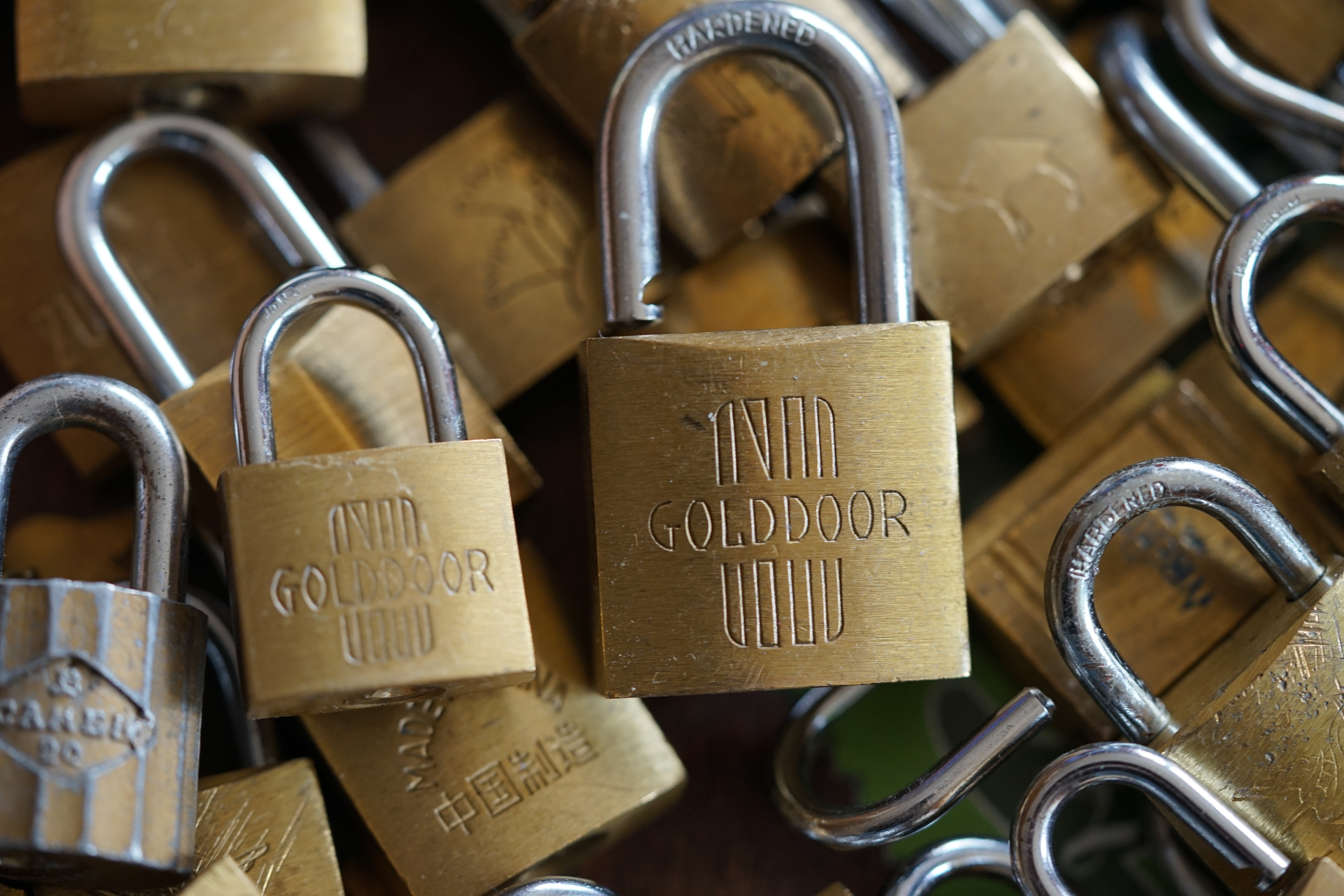 Bühl Arthur Andreas, Arthur meister ®,Lockpickerherz ® Schlossherz ®, Porno meister ®, Bühl, Arthurmeister ist Lockpicker aus Leidenschaft. Der erste Erfolg: Das zerstörungsfreie Öffnen seiner Spardose. Sobald er einen Draht biegen konnte, öffnete er auch Bartschlösser. Bei Fahradschlössern: Es ist einfach ein lüsternes Gefühl wenn es schnappt. Bühl fing nun an eigene Dietriche zu biegen. Mit Hilfe vom Nachbarn Mendel, Tischler aus Asperg, lernte er auch Tricks wie Türen generell schnell geöffnet werden können. Der Mendel half Arthur weitere, härtere Dietriche herzustellen. Diese Sperrzeuge wurden dann im Burggraben der Festung Hohenasperg auf ihre Tauglichkeit getestet. Und auch beim Lockpicking verhält es sich so wie der Amy in den Patsch Barracks schwätzt: learning bei doing und verschenkte ein Pickset. Mit solchen Pick`s lassen sich Zylinderschlösser zerstörungsfrei öffnen und auch flippern. Gerne ließen sich Vorhangschlösser picken; nein besser pflücken. Seit dieser Zeit häuft Bühl, Arthurmeister Schließzylinder und Vorhängeschlösser an. Er sammelt Schlösser der Marken ABUS und BKS. Auch besondere Öffnungswerkzeuge, auch einige von der Stasi lassen sich hier bewundern. Später schulte er dann zusammen mit Steffen Wernèry, ehemaliger Pressesprecher vom Chaos Computer Club, Behörden, Industrievertreter, Feuerwehren und natürlich auch Leute im Hasenstübchen am Stammtisch. Taged mit: Spiel nicht mit den Schmuddelkindern ! Zieh-Fix knacken E-Pick Porno Meister Schlossporno Taged with: Bühl Wappen, Bühl Fahne, Bühl Aufnäher, Bühl Patent Urkunde, Arthurmeister Patent Urkunde, Zwetschgenhengst, Zwetschgenfest, Meister Arthur, Bühler Zwetschge Arthur Bühl, Privatdetektiv aus Hamburg.
