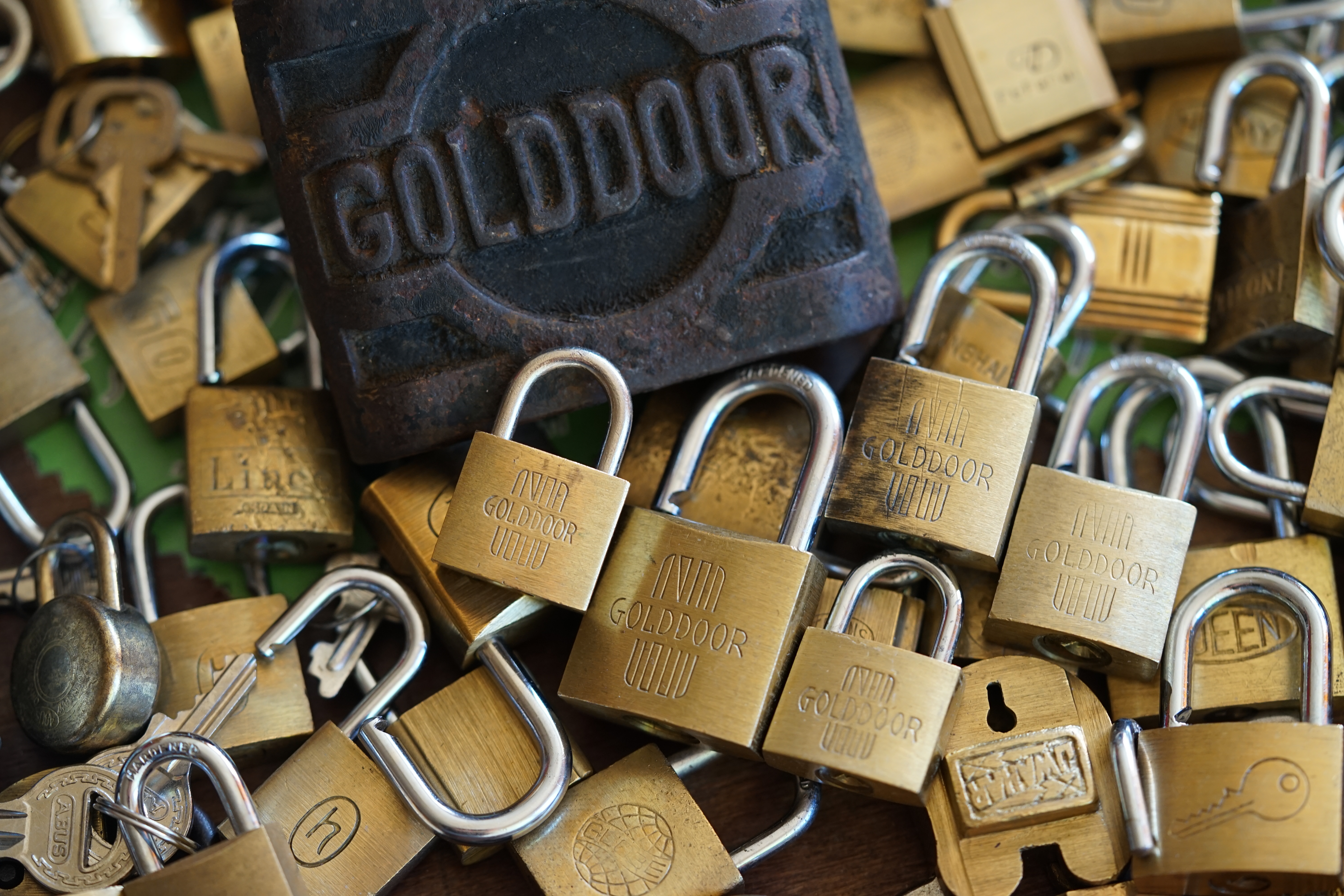 Arthurmeister`s Jukebox im Bunny Hall, B - Seite Einmal den von mir gefertigten Himmelschlüssel aus der Hand gegeben. Der Stammtisch hat sofort eine Bass - Boom - Box, angeschlossen. Mit Lichtorgel. Wie inner Disse ! Werbefrei. Jetzt ist Arthurmeister`s Jukebox auch drüben im Freibad zu hören. Bouncing Joe und Schwerti drücken: Du wirst alle Jahre schöner ! Heike IV versucht sich an der Sportart Purzelbaum. Prost und Stößchen ! LiBi`s vom Lockpicking am Stammtisch sind unter Schlossherz.de bei Bunter Nachmittag anzuschauen. Auf der Internetseite Lockpickerherz.de sind zerstörungsfrei geöffnete Schliesszylinder, auch von ABUS, zu entdecken. Die Box spielt den Klassiker: Slow Hand with the Master Touch von den Pointer Sisters. Auf der Webseite Pornomeister.de werden Cut Locks und andere Schnittmodelle gezeigt. Die Seite Arthur-Buehl.de, Detektiv aus Hamburg wurde ja schon ausgiebig im Hasenstübchen diskutiert. Also: Viel Spaß ! und weiter Stößchen und beim Lockpicking ein ruhiges Händchen. Das Passwort lautet: Freibier Freibier ! Lautstärke ? " OFFEN ". Magic Fly. Arthur Bühl, Sympathieträger und Detektiv aus Fuhlsbüttel ( HAM ). Für Musikwünsche ist Arthurmeister@Arthurmeister-Mastertouch.de zuständig. Parole: Emil ! Neues aus dem Hasenstübchen: Gestern war Bernhard da. ÖH, Sonderschule, Sonderschule Öh. Heike IV: Bernhard, warum hast du denn das große Standkreuz dabei ? Der Noagerlzuzler lallt: Der ist wieder aus Ochsenzoll abgehauen. Sonderschule ! SONDERSCHULE ! Schwerti: Was willtst DU ? Bier und Sonderschule, Sonderschule Öh. Hannenberger der Objektleiter: Sonderschule is nich im Hasen. Doch doch ! Öh Sonderschule ! Öh, jetzt Sonderschule. Nach zwei Rutschen Bier, leider kleine, hatte er uns überzeugt: Sondaschule ist jetzt in der Jukebox. Arthurmeister `s Jukebox im Bunny Hall B - SEITE ! Einmal den Himmelsschlüssel aus der Hand gegeben. Der Stammtisch hat sofort eine Bass - Boom - Box, angeschlossen. Wie inner Disse ! Werbefrei. Mit Lichtorgel !Bouncing Joe und Schwerti drücken: Du wirst immer schöner ! Heike IV versucht sich an der Sportart Purzelbaum. Prost und Stößchen ! LiBi`s vom Lockpicking am Stammtisch sind unter Bunter Nachmittag, anzuschauen. Also: Viel Spaß ! und das Passwort lautet: Freibier Freibier ! Lautstärke ? " OFFEN ". Magic Fly ! Arthur Buehl de oder Pornomeister de