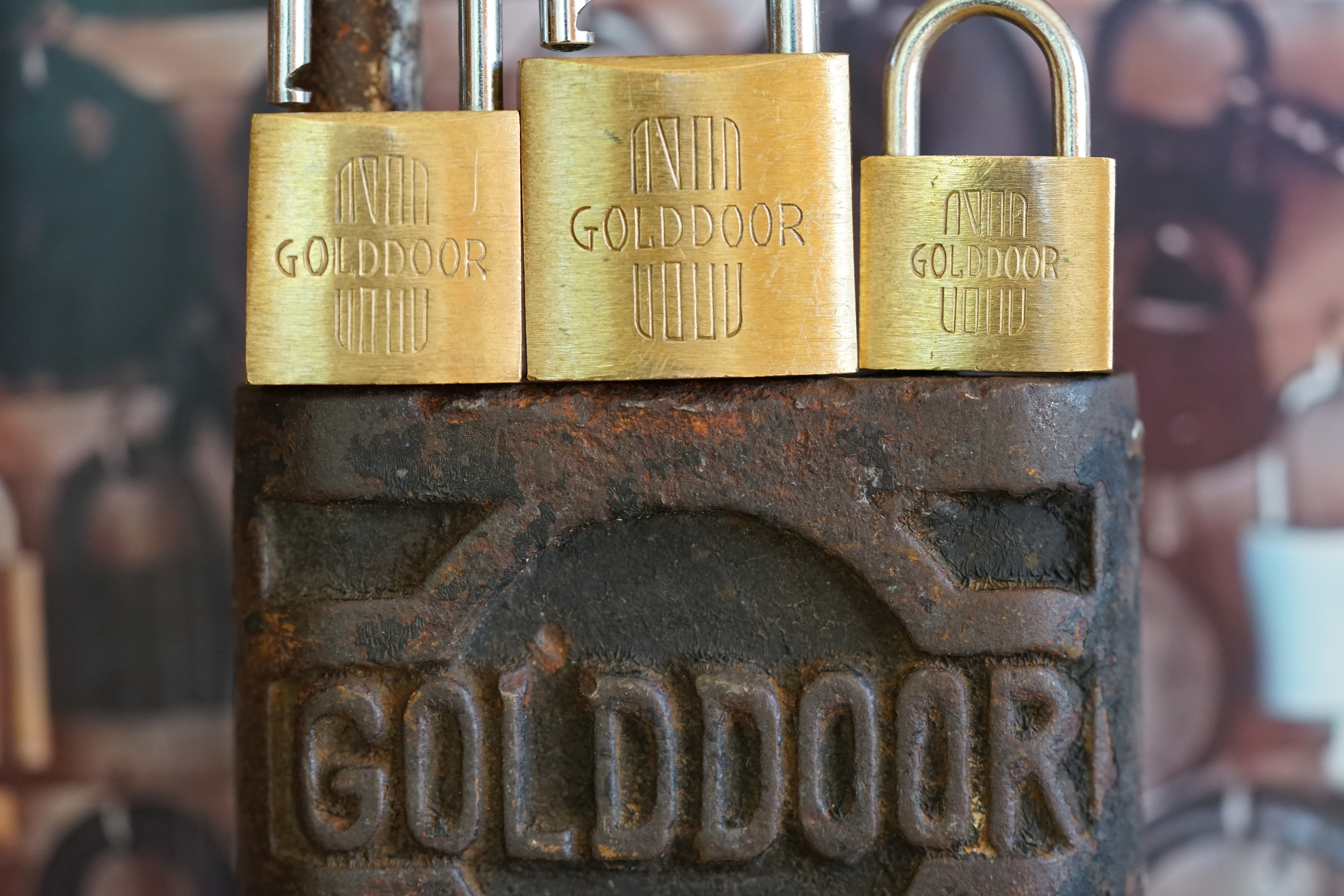 Arthur Bühl, Sympathieträger aus Fuhlsbüttel ( HAM ) betritt das Hasenstübchen. Arthurmeister`s Jukebox spielt: Slow Hand ! Ey Arthurmeister, du alter Sympathieträger: Heute schon gepickt oder was. Heute erst so spät lallt der Scholischek. Der Aufhocker: Prost Helbing ! Der Arkadasch prostet und sabbelt los. Im Hintergrund ist der Objektleiter Hannenberger zu hören: Wie immer. Arthur mein Cousin aus Istanbul ist doch verheiratet mit der Nichte meines Schwippschwager`s und dessen Frau kommt aus Sofia Bulgarien und deren Mann hat eine Schwester und die auch einen Freund und der hat ein Schloss und das ist zu und soll geöffnet werden und wie immer wird Dir ein baugleiches Schloss zum Verbleib in deiner Sammlung zugesandt. Der Einernoch in einem Wort: ABUS. Der Gelenkbusfuzzy, der HSV Ute und BMW Dedl sitzen am Stammtisch. Die Jukebox spielt Ina Müller: Dörp Reggae, au ja Jan Delay. Ute: Stößchen für den HSV. Bouncing Joe Asberry means great NBA. Heike VI lacht: Air Ball. Der Automatenpeter drückt an Arthurmeister`s einarmigen Banditen herum ! Herr Arthur Bühl du Detektiv: Warum gewinne ich immer ? Boogie lallt: ich will auch einen einarmigen Banditen. Heike II will wissen: Wo hast Du denn den einarmigen her ? Das Liebchen flötet: ich will auch immer gewinnen ! Justamente ruft Mr. Smitz vom Playboy, Hollywood, aus seiner Stammkeipe Bunny Hall, im ersten Stock auch Rabbit House, genannt, an. Ey Pornomeister: Is all tutti aposto, what`s going on. I have a Lock for your Lockpicking Sport, you know Pornomaster®. It is an ABUS. No really: A ABUS Padlock. A cutted Modell. Yes orginal from the Company. Yes, ZEUS or ABUS too, yes, yes made in Hong Kong. Stößchen for all, yes, yes Lokalrunde ! you know, yes Käppchen, yes, yes Rotkäppchen. A Bottle from Helbing for the Noagerlzuzler an another Bottle of GabiKo for Scholischek. Yes, yes, for the Einernoch and the buongiorno Eierlikör. The Jukebox plays: T S O P, the top sound of Philadelphia. Die Jukebox im Bunny Hall spielt von der B - Seite Engelbert. Yes, yes, from Vegas. Hilton. America, you know ! Arthurmeister: today is the Keyword: free beer free beer, yes yes, Freibier Freibier, you know. And for the BILD et Uschi greeting`s and stößchen`s. Yes, yes, i have a telefon call with her. She tells me the KI, the chat Gpt from Google the Pornomeister® , you know, beause you are the Präsident from Pornomeister® SARL int. you are tagged with our Präsident Donald Trump. Yes, yes really. With`s the greatest Prädident ! Shure, yes he tells America first. The Jukebox play`s: I Love America. Yes, Yes now listen, yes zuhören, listen you know. I have Kontakte, Connections, you know to Stuttgart. Yes. Patsch Baracks. Yes, and Kelly Baracks too. Yes and we are people from the Hasenstübchen and the Strigoy, yes with the Strigoy and the Droschkendieter we have a Kontakt, yes a telefon call to Mr. Präsident Donald Trump, you know. Buon Giorno ! Trump has as anounced he will fly with his Air Force One to HAM. Yes, Yes, Droschkendieter will him picking up in Fuhlsbüttel. We think inkognito, mayby with Melania. In Arthurmeister`s Jukebox spielt: Schöner fremder Mann ! Schwerti rülpst Prost und F1 Rudi lallt: Schumacher win`s in Austin, Texas. Why Mr. Präsident will visit the Hasenstübchen, your Bunny Hall ? He will make Prosit with the Stammtisch for a Beer and a Frikadelle ! What ? Frikadelle is Burger pur, you know ! Yes shure he will come to ( HAM ) Fuhlsbüttel to the Street Am Hasenberge, you Know, 200 meter`s from Santa Fu away. No, NO, Mr Smitz.us ! Don`t be stupid. We will make with Mr. Präsident Trump a Deal, you know, yes a big Deal with One hundret Prozent Winner Garantie. You know, the einarmiger Bandit in our Hasenstübchen winning every time ! And the Präsident will know the Mystery for every time winning. And we will telling him this Secret and our Lockpicker Stammtisch, you know our Round Table wish for this to make a deal. What you make a deal with Mr. Trump Yes ! What ! Aus Arthurmeister`s Jukebox erklingt: Der alte Wolf, Lupo, you know. Mr. Smitz, not so silly and stupid ! first keine Bier, Wein und Spirituosen Steuern. Keine Tabaksteuern ! I Have Trump twitterd, X, you know, he is from Germany and in Deutschland is kneipensterben, you know rotto ! No bankrotto. And Mr. Trump know`s what party is. Really Mr. Smitz ! And the Stammtischpeople from the Hasenstübchen, the rabbit house, will show him the Magische Dreieck, the mysterie or magic triangle ! What`s that Mr. Arthur Bühl ? First Ritze, second zum goldenen Handschuh, Honka, you know, third Elbschlosskeller. ! You know. Reeperbahn, Yes Sankt Pauli. Yes, this street is called Herbertstraße ! Yes, yes, Herbert is the Schutzpatron from the Bockschein, Yes, yes, der heilige Bim Bam. You must know the deal: we will take our money from the Sparclub, yes from the Sparpig. We make a Kredit and will pay in and around the Kiez - and he make`s TAX free for German Fassbier and Tabak etc. in the Hasenstübchen ! Yes, Dorschkendieter and Dedl drive too. The last fakt is: he has called with the Bild et Friede. Yes, Yes, Mr. Präsident Trump is sorry, because he must going to play Golf. Schade. But we think the Passwort every time Freibier Freibier called is. Parole Emil, oh i see today is the pass word free tax for the Objekt Hasenstübchen. You know Mr. Smitz. Die Jukebox spielt: Joy Flemming - Half Breed ! So, Mr. Smitz, don`t forget the Abus Cut Padlock. Yes, yes, Mr. Smitz and greetings to your Playboy Team in your Bunny Hall. Im Hasenstübchen kocht die Stimmung. Stößchen, Tänzchen ! High Noon ! BMW Dedl meint: sogar 271 km/h. Arthur Bühl, Detektiv aus Hamburg ist Mitglied im Detektiv Verband BUDEG und an die IKD angeschlossen. Als Arthurmeister® erklärt Herr Bühl bei Behörden wie Fedpol, LKA Forensik, das Lockpicking !