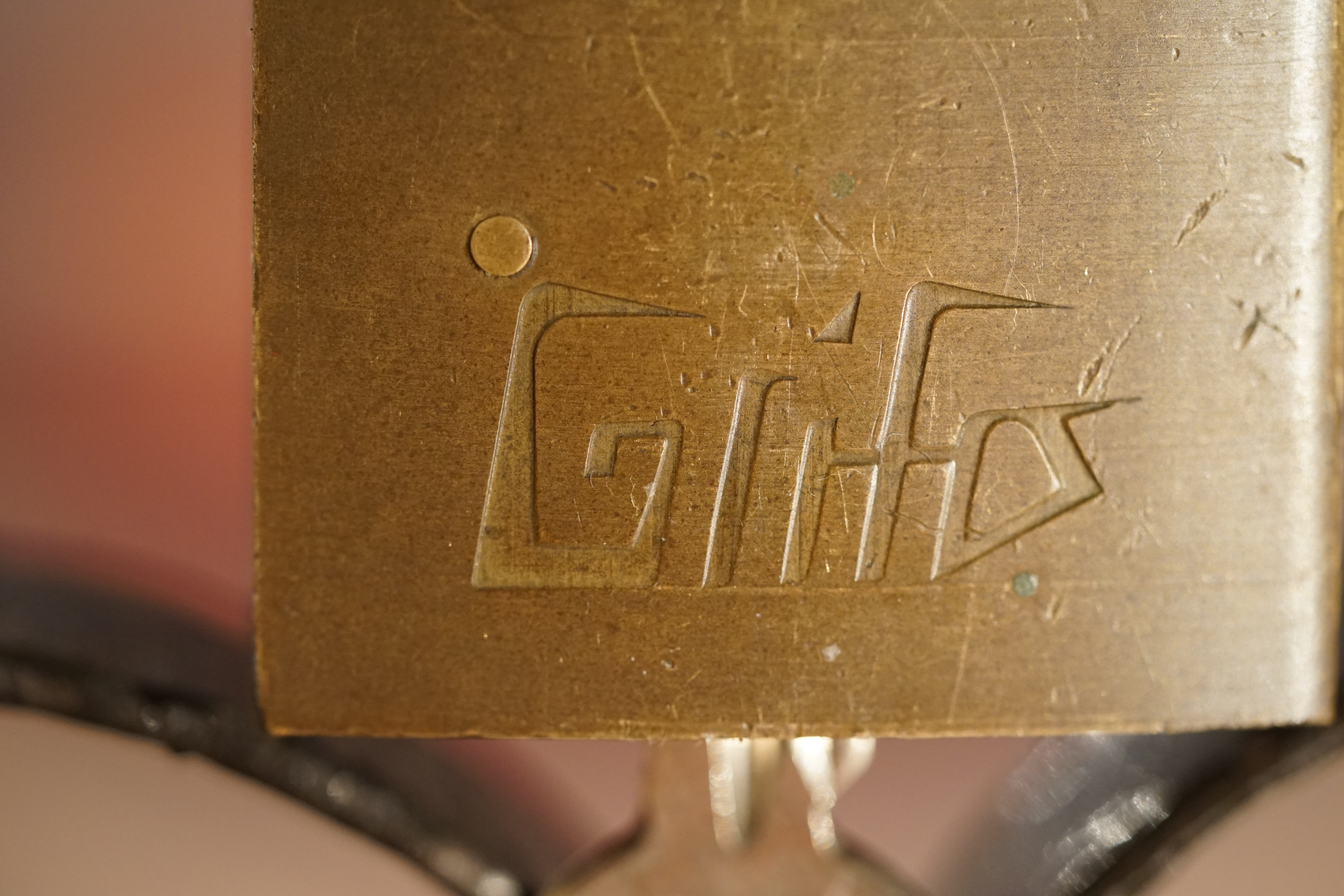 SEO born 1961 und Künstlername Arthurmeister ® Arthur A. Bühl, Made in Germany, born 1961 in Stuttgart, arbeitet seit 40 Jahren als Detektiv und lebt in Hamburg. Er ist als Detektiv Mitglied in nationalen und internationalen Berufsverbänden. Unter dem Künstlernamen " Arthurmeister " erklärt Arthur Bühl Lockpicking; das zerstörungsfreie Öffnen von Schlössern und Schließzylindern. Der Ehrenkodex lautet: Öffne nur deine eigenen Schlösser. Fremde Schlösser dürfen nur mit Einwilligung des Eigentümers geöffnet werden. Herr Bühl wurde schon als Schlossknacker bezeichnet. Dies ist natürlich Quatsch, denn wenn man oder Frau z.B. ein Vorhangschloss knackt, so ist es kaputt und die Wettbewerber und Lockpickerkollegen können nicht mehr daran üben. Knacker benutzen einen Kuhfuß. Der mehrfache Deutsche Meister dagegen ein Pickset und es gilt: " Offen ist gut, schneller Offen ist besser ". Viel Spaß und Erfolg beim Üben. Von der Zeitschrift " WIRED " wurde Arthurmeister als Master of the Universe, betitelt. SEO für heute: Parole Emil ! Arthur Bühl, Sympathieträger.com, Präsident Pornomeister SARL. Die Anschrift lautet: Arthur A. Bühl, Postfach 605 145, 22 246 Hamburg. Die E - Mail lautet: Arthurmeister@Arthurmeister.de Tagged with: ABUS, Lock, Fahrradschloss, Fahrradhelm, Gliederkette, ABUS Granit, ABUS Profilzylinder, EVVA, MAGNET, ELZETT, Sperrfix, Flora, Heimschutz, PRESSE, SECURATOR.