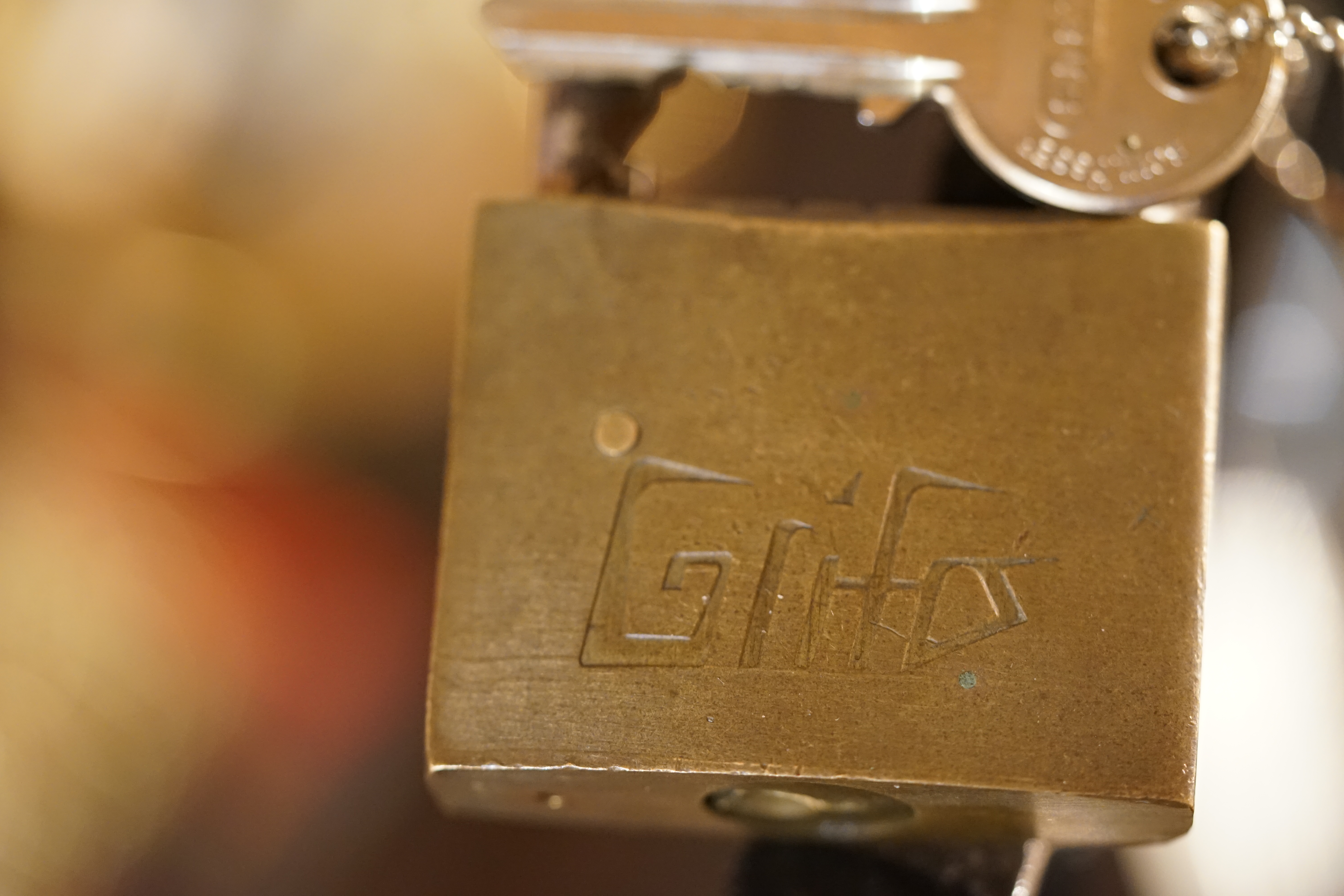 SEO born 1961 und Künstlername Arthurmeister ® Arthur A. Bühl, Made in Germany, born 1961 in Stuttgart, arbeitet seit 40 Jahren als Detektiv und lebt in Hamburg. Er ist als Detektiv Mitglied in nationalen und internationalen Berufsverbänden. Unter dem Künstlernamen " Arthurmeister " erklärt Arthur Bühl Lockpicking; das zerstörungsfreie Öffnen von Schlössern und Schließzylindern. Der Ehrenkodex lautet: Öffne nur deine eigenen Schlösser. Fremde Schlösser dürfen nur mit Einwilligung des Eigentümers geöffnet werden. Herr Bühl wurde schon als Schlossknacker bezeichnet. Dies ist natürlich Quatsch, denn wenn man oder Frau z.B. ein Vorhangschloss knackt, so ist es kaputt und die Wettbewerber und Lockpickerkollegen können nicht mehr daran üben. Knacker benutzen einen Kuhfuß. Der mehrfache Deutsche Meister dagegen ein Pickset und es gilt: " Offen ist gut, schneller Offen ist besser ". Viel Spaß und Erfolg beim Üben. Von der Zeitschrift " WIRED " wurde Arthurmeister als Master of the Universe, betitelt. SEO für heute: Parole Emil ! Arthur Bühl, Sympathieträger.com, Präsident Pornomeister SARL. Die Anschrift lautet: Arthur A. Bühl, Postfach 605 145, 22 246 Hamburg. Die E - Mail lautet: Arthurmeister@Arthurmeister.de Tagged with: ABUS, Lock, Fahrradschloss, Fahrradhelm, Gliederkette, ABUS Granit, ABUS Profilzylinder, EVVA, MAGNET, ELZETT, Sperrfix, Flora, Heimschutz, PRESSE, SECURATOR.