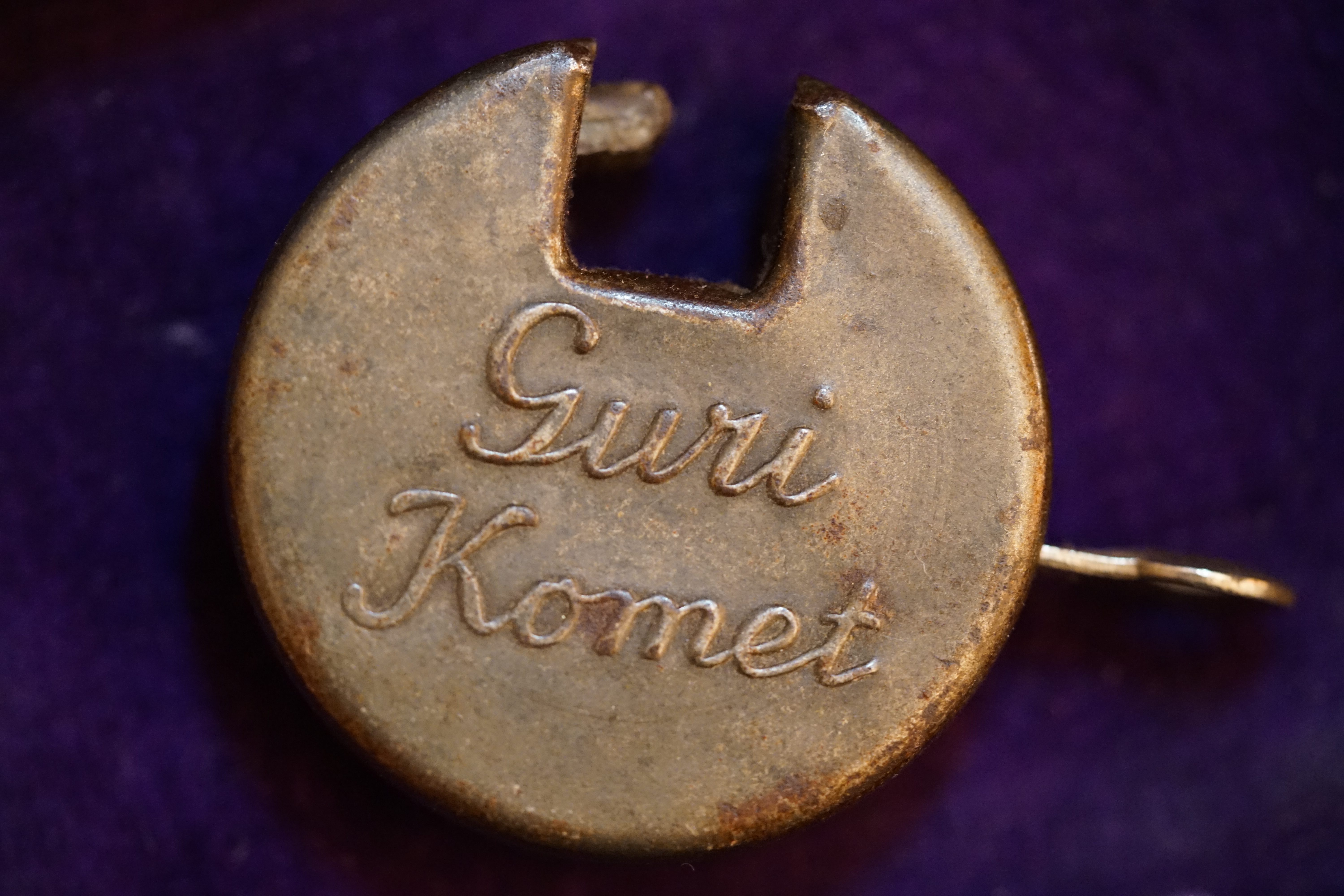 GURI Komet Diskus Vorhangschloss Stechschlüssel DDR GDR STASI Erhard und Söhne Arthur A. Bühl Detektiv worldwide