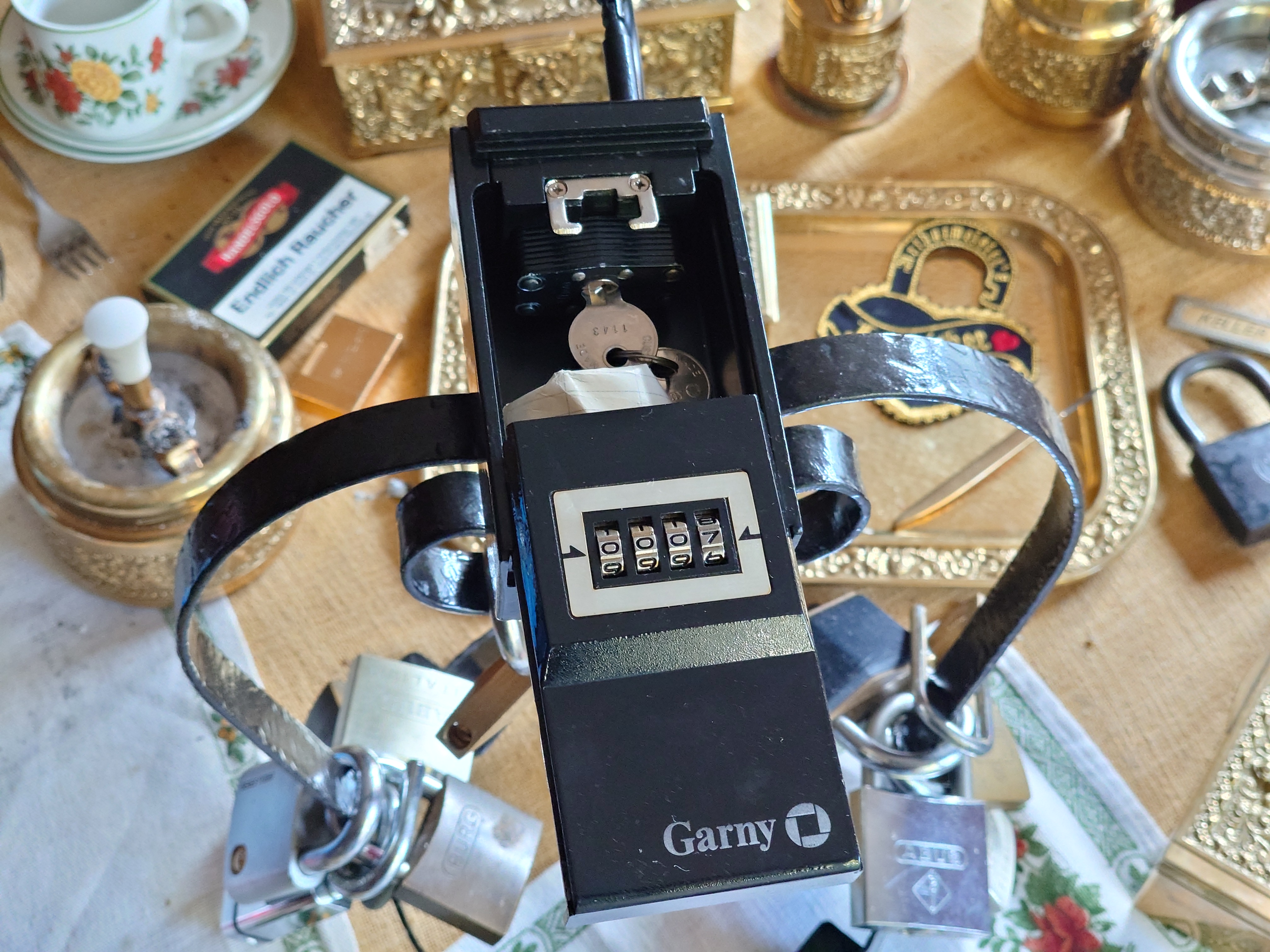 Ersatzseo Bild Friseur Flickr: Bühl, Arthur, Jahrgang 1961, Made in Germany, Detektiv or Private Investigator how Mr. Smitz from the PLAYBOY, Beverly Hills, say`s: Yes Mr. Smitz i will send you the Photo Arthurmeister`s F1 Jacket for your Leporello US. to your E - Mail Mr.Smitz@Mr.Smitz.us. Ok, Mr. Smitz. Mr. Smitz do you know what Google Earth is ? Take BÜHL Arthur, only by Google Earth, you know ? have done it ? Yes Google will show you my Panel superfast. Cool, Arthurmeister, cool. Yes Mr. Smitz, this can i do for you too ! Yes with SEO. Yes with Ballon D`Or from Lockpicking. Yes, yes, i have Arkadasch erklärt, sein Erikli pasta is not so genial. Der beste Zwetschgenkuchen, you know, plum tart, is from the Stadt Bühl. Not laughing in the USA. Bühl is a City like my Name. And the People in this City called it: Zwetschgendatschi ! you know. This is the world best plumcake. Yes Datschi ! Yes, Stadt Bühl is near Baden - Baden, the Casino, you know ! Yes. Baden-Württemberg. Black Forest, you know ! You must know there is since 1927 the traditionell Zwetschgenfest. And there ist the Zwetschgenkönigin ! Mr. Smitz, my Ur Ur Ur Ur Grandfather is born in Bühl. My Great Grand Grand Mother where also born in the town Bühl. Their profession was Zwetschgenpicker. Not Lockpicker, Zwetschgen / Plum Picker. And Rüttler. Oh, really ! Yes, Yes. And since this time the name of the family Bühl from the Stadt Bühl is: Yes you know - Buehl. Yes i will give Greetings from you to Mrs. Friede Springer from the Newspaper BILD et. Yes, the Elbphilharmonie is in Betrieb. OH, Mr. Smitz, greeting´s to you from Joe Asbbery, NBA, you know, our bouncing Joe. Tomorrow we will meet us in the Hasenstübchen, our Rabbit Hall. For Lockpicking und Beer. Call you. Parole Emil ! Not E-Mail. Provided by www.Arthur-Bühl.de and www.Arthurmeister.de In der Vitrine von Arthur Andreas Bühl, Arthurmeister sind Schlösser, Padlocks, von ABUS, Master, BKS, CES, DOM, EVVA, Assa Abloy, Z Ikon, Kaba, Keso, ASSA, Winkhaus, Wilka, Trelock, Schmelting, Bode Panzer, Ancor Las, Drumm Geminy, Xylock, SEA, Medeco, Mul-T-Lock, Cut away, ABUS Granit, Pfaffenhain, E*S, ESS, Nemef, BAB, Babelsberg, Stasi, Diskus, WMF, Tesa, Vachette, Cisa, Wally, Rielda, Mottura, Viro, FAI, GeGe, Fichet, Bode Panzer, Tresor, Bramah, Protector, Braun`s Patent, Walomatus, Arolds, Combination Lock, Yale, Master, American Lock, Tubular, China, Indien, Aligarh, Nepal, Thailand, Zahlenschlösser, Himmelsschlüssel und noch vieles mehr, vorhanden. Alle Schliesszylinder sind Übungsmaterial für das Lockpicking. Schlagschlüssel sind auch dabei. Das Wappen Bühl ist angebracht. Die Fahne hängt im Hasenstübchen. Arthurmeister`s Jukebox by YouTube spielt Pointer Sisters: Slow Hand, Arthurmeister with the Mastertouch ! ♥ SEO für heute: Parole Emil ! Bühl Art. Arthur A. Bühl. Der Sympathieträger ist in Stuttgart, Baden - Württemberg geboren. Der Detektiv lebt in HAM. H1 Text der SEO schreibt: 𝔄𝔯𝔱𝔥𝔲𝔯 𝔅ü𝔥𝔩, 𝔄𝔯𝔱𝔥𝔲𝔯𝔪𝔢𝔦𝔰𝔱𝔢𝔯 ® Bühl, Arthur, Jahrgang 1961, Made in Germany, Detektiv or Private Investigator how Mr. Smitz from the PLAYBOY, Beverly Hills, say`s. Yes Mr. Smitz i will send you the Photo Arthurmeister`s F 1, Jacket for your LeporelloUS. to your E - Mail Mr.Smitz@Mr.Smitz.us. Ok, Mr. Smitz. Mr. Smitz do you know what Google Earth is ? Take BÜHL Arthur, only by Google Earth, you know ? have done it ? Yes Google will show you my Panel superfast. Cool, Arthurmeister, cool. Yes Mr. Smitz, this can i do for you too ! Yes with SEO. Yes, yes, i have Arkadasch erklärt, sein Erikli pasta is not so genial. Der beste Zwetschgenkuchen, you know plum tart, is from the Stadt Bühl. Not laughing in the USA. Bühl is a City like my Name. And the People in this City called it: Zwetschgendatschi ! you know. This is the world best plumcake. Yes Datschi. Yes, Stadt Bühl is near Baden - Baden, the Casino, you know ! Yes. Baden-Württemberg. You must know there is since 1927 the traditionell Zwetschgenfest. And there ist the Zwetschgenkönigin ! Mr. Smitz, my Ur Ur Ur Ur Grandfather is born in Bühl. My Great Grand Grand Mother where also born in the town Bühl. Their profession was Zwetschgenpicker. Not Lockpicker, Zwetschgen / Plum Picker. And Rüttler. Oh, really ! Yes, Yes. And since this time the name of the family Bühl from the Stadt Bühl is: Yes you know - Buehl. Yes i will give Greetings from you to Mrs. Friede Springer from the Newspaper BILD et. Yes, the Elbphilharmonie is in Betrieb. OH, Mr. Smitz, greeting´s to you from Joe Asbbery, NBA, you know. Tomorrow we will meet us in the Hasenstübchen, our Rabbit Hall. For Lockpicking und Beer. Call you. Parole Emil ! H1 Text der SEO schreibt weiter: 𝔄𝔯𝔱𝔥𝔲𝔯 𝔅ü𝔥𝔩, 𝔄𝔯𝔱𝔥𝔲𝔯𝔪𝔢𝔦𝔰𝔱𝔢𝔯® Herr Arthur Bühl, kritischer Privatdetektiv aus der Hansestadt Hamburg, bereitet sich auf ein Interview mit der BILD et vor. Bei Babsi und Gina in Fuhlsbüttel wird ihm zuvor der Vokuhila geschnitten. Herr Arthur Bühl wurde schon in der BILD et als " Herr der Schlösser " beschrieben. " Ein bisschen Ruhe bitte " schreibt Jan Freitag von der TAZ. Er erwähnt auch eine Mustertür by Wendt. Es wird darin herumgeprökelt. Selbst Arthur Bühl, der weltbeste aus dem Lockpicker Mekka Hamburg, betreibt pures Understatement, weil er sein Schloss in nur 20 Sekunden " geknackt " hat. Charles Graeber von der Wired.com beschreibt in seinem Artikel Master Lock - Pickers do bottle Arthur Bühl " The Master of the Universe ", Arthur Bühl a private Detective of Germany open locks. Bühl`s Fabio - the - Barbarian Look stands out. He wins the Dutch Open and is now Master of the Universe. The people cry: " Arthurmeister ! booms Arthurmeister ". Mark Webber Tobias, the Author of Locks, Safes, and Security, a Police Reverence, say: Arthurmeister, that ist beautyful. " Open ! " sagt Arthurmeister ", offen ist gut, schneller offen ist besser ". " Beer !" Arthurmeister booms back and a new Champion is born. Die Welt berichtet: " Die Kunst, Schlösser ohne Schlüssel zu öffnen ". Vereinsmitbegründer und Vizepräsident Arthur Bühl trägt seine Leidenschaft schon auf der Krawatte. Sie ist rot mit gelben Schlüsseln drauf. Intern wird er ehrfürchtig " Meister Arthur " gerufen. Er hat es zum siebenfachen Deutschen Meister in verschiedenen Disziplinen geschafft. Er pickt seit der Kindheit. Sein erstes Trainingsobjekt war sein Spardosenschloss - Ein klassischer Einstieg… . Die Slate berichtet über Arthur Bühl als Lockpicking Legend. Es gibt einen Artikel Tool for Picking and Decoding by Stasi, CCC, Vortrag Berlin. Amateur Hour berichtet: Arthurmeister has " The Master Touch ". Bei den Kaba Day `s im Europa Park Rust schreibt die Pressebox: auf großes Interesse der Teilnehmer stieß auch die praktische Vorführung von Steffen Wernéry und Arthur Bühl, die gängige mechanische Schließzylinder ohne Schlüssel zerstörungsfrei öffnen. Meist in Sekundenschnelle. Auch die Chemnitzer Zeitung " Freie Presse " hat über das Lockpicking und Arthur Andreas Bühl alias Arthurmeister berichtet. Dwight Perry schreibt: Arthur Bühl has good hands ! In der Philalocksmith wird Arthur Bühl auch als Lockpicking Legend betitelt. Es gibt auch einen Beitrag, 360 Meridianos. In der Datenschleuder, CCC, wurde über ihn als Sympathieträger berichtet. Veröffentlicht unter Linkedin, Xing, Google Panel, Twitter X. In der Vitrine von Arthur Andreas Bühl, Arthurmeister® sind Schlösser, Padlocks, von ABUS, BKS, CES, DOM, EVVA, Assa Abloy, Z Ikon, Kaba, Keso, ASSA, Winkhaus, Wilka, Trelock, Schmelting, Bode Panzer, Ancor Las, Drumm Geminy, Xylock, SEA, Medeco, Mul-T-Lock, Cut away, ABUS Granit, Pfaffenhain, E*S, ESS, Nemef, BAB, Babelsberg, Stasi, Diskus, WMF, Tesa, Noch, Vachette, Cisa, Wally, Rielda, Mottura, Viro, FAI, GeGe, Fichet, Bode Panzer, Tresor, Bramah, Protector, Braun`s Patent, Walomatus, Arolds, Combination Lock, Yale, Master, American Lock, Tubular, China, Indien, Aligarh, Nepal, Thailand, Zahlenschlösser, Himmelsschlüssel und noch vieles mehr, vorhanden. Alle Schliesszylinder sind Übungsmaterial für das Lockpicking. Schlagschlüssel und so vieles mehr, sind auch dabei. Auch der Sputnik. Verschlagwortet mit: ♥ Vokuhila, Friseur ♥ Schwäbischer Hengst, Zwetschgen Heini, Bühl er, Zwetschge, Google Earth, Mittelpunkt der Welt, Martinameisterin, Cartomanze, Scholischek, " HIGH NOON ! ". ♥ Parole Emil ! SEO NEU Twitter X 11.06.24 Bilder Budeg ( Bold serif ) Arthur Andreas Bühl, Detektiv, made in Germany, born 1961 in Stuttgart, Baden - Württemberg, living in HAM, Im Dienste der Wahrheitsfindung unterwegs, betreibt in seiner Freizeit Lockpicking aus Leidenschaft. Der mehrfache Deutsche Meister wird in der WIRED als " Master of the Universe " betitelt. In der BILD et ist der Artikel " Herr der Schlösser " abgedruckt. Im Hasenstübchen - Fuhlsbüttel, am Hasenberge, Santa Fu, wird gefeiert. Arthurmeister® stellt seinen Leporello " Der Aufmacher " vor. Der Stammtisch grölt " OFFEN ". Scholischek, Rudi, Heike I, Noagerlzutzler, Arthur und Joe Asberry, der alte NBA ler, prosten sich zu. Arthurmeister`s Jukebox auf YouTube spielt Pointer Sisters - Slow Hand ! ♥ Beim Tanzen ruft die Cartomanze " Ey du Sympthieträger ♥, komm mal her " ! SEO für heute: DETEKTIV, Arthur Bühl, Lockpicker, Deutscher Meister, pickt ABUS Padlock. 𝐀𝐫𝐭𝐡𝐮𝐫 𝐀. 𝐁ü𝐡𝐥, 𝐃𝐞𝐭𝐞𝐤𝐭𝐢𝐯, 𝐦𝐚𝐝𝐞 𝐢𝐧 𝐆𝐞𝐫𝐦𝐚𝐧𝐲, 𝐛𝐨𝐫𝐧 𝟏𝟗𝟔𝟏 𝐢𝐧 𝐒𝐭𝐮𝐭𝐭𝐠𝐚𝐫𝐭, 𝐁𝐚𝐝𝐞𝐧 - 𝐖ü𝐫𝐭𝐭𝐞𝐦𝐛𝐞𝐫𝐠, 𝐥𝐢𝐯𝐢𝐧𝐠 𝐢𝐧 𝐇𝐀𝐌, 𝐈𝐦 𝐃𝐢𝐞𝐧𝐬𝐭𝐞 𝐝𝐞𝐫 𝐖𝐚𝐡𝐫𝐡𝐞𝐢𝐭𝐬𝐟𝐢𝐧𝐝𝐮𝐧𝐠 𝐮𝐧𝐭𝐞𝐫𝐰𝐞𝐠𝐬, 𝐛𝐞𝐭𝐫𝐞𝐢𝐛𝐭 𝐢𝐧 𝐬𝐞𝐢𝐧𝐞𝐫 𝐅𝐫𝐞𝐢𝐳𝐞𝐢𝐭 𝐋𝐨𝐜𝐤𝐩𝐢𝐜𝐤𝐢𝐧𝐠 𝐚𝐮𝐬 𝐋𝐞𝐢𝐝𝐞𝐧𝐬𝐜𝐡𝐚𝐟𝐭. 𝐃𝐞𝐫 𝐦𝐞𝐡𝐫𝐟𝐚𝐜𝐡𝐞 𝐃𝐞𝐮𝐭𝐬𝐜𝐡𝐞 𝐌𝐞𝐢𝐬𝐭𝐞𝐫 𝐰𝐢𝐫𝐝 𝐢𝐧 𝐝𝐞𝐫 𝐖𝐈𝐑𝐄𝐃 𝐚𝐥𝐬 " 𝐌𝐚𝐬𝐭𝐞𝐫 𝐨𝐟 𝐭𝐡𝐞 𝐔𝐧𝐢𝐯𝐞𝐫𝐬𝐞 " 𝐛𝐞𝐭𝐢𝐭𝐞𝐥𝐭. 𝐈𝐧 𝐝𝐞𝐫 𝐁𝐈𝐋𝐃 𝐞𝐭 𝐢𝐬𝐭 𝐝𝐞𝐫 𝐀𝐫𝐭𝐢𝐤𝐞𝐥 " 𝐇𝐞𝐫𝐫 𝐝𝐞𝐫 𝐒𝐜𝐡𝐥ö𝐬𝐬𝐞𝐫 " 𝐚𝐛𝐠𝐞𝐝𝐫𝐮𝐜𝐤𝐭. 𝐈𝐦 𝐇𝐚𝐬𝐞𝐧𝐬𝐭ü𝐛𝐜𝐡𝐞𝐧 - 𝐅𝐮𝐡𝐥𝐬𝐛ü𝐭𝐭𝐞𝐥, 𝐚𝐦 𝐇𝐚𝐬𝐞𝐧𝐛𝐞𝐫𝐠𝐞, 𝐒𝐚𝐧𝐭𝐚 𝐅𝐮, 𝐰𝐢𝐫𝐝 𝐠𝐞𝐟𝐞𝐢𝐞𝐫𝐭. 𝐀𝐫𝐭𝐡𝐮𝐫𝐦𝐞𝐢𝐬𝐭𝐞𝐫® 𝐬𝐭𝐞𝐥𝐥𝐭 𝐬𝐞𝐢𝐧𝐞𝐧 𝐋𝐞𝐩𝐨𝐫𝐞𝐥𝐥𝐨 " 𝐃𝐞𝐫 𝐀𝐮𝐟𝐦𝐚𝐜𝐡𝐞𝐫 " 𝐯𝐨𝐫. 𝐃𝐞𝐫 𝐒𝐭𝐚𝐦𝐦𝐭𝐢𝐬𝐜𝐡 𝐠𝐫ö𝐥𝐭 " 𝐎𝐅𝐅𝐄𝐍 ". 𝐒𝐜𝐡𝐨𝐥𝐢𝐬𝐜𝐡𝐞𝐤, 𝐑𝐮𝐝𝐢, 𝐇𝐞𝐢𝐤𝐞 𝐈, 𝐍𝐨𝐚𝐠𝐞𝐫𝐥𝐳𝐮𝐭𝐳𝐥𝐞𝐫, 𝐀𝐫𝐭𝐡𝐮𝐫 𝐮𝐧𝐝 𝐉𝐨𝐞 𝐀𝐬𝐛𝐞𝐫𝐫𝐲, 𝐝𝐞𝐫 𝐚𝐥𝐭𝐞 𝐍𝐁𝐀 𝐥𝐞𝐫, 𝐩𝐫𝐨𝐬𝐭𝐞𝐧 𝐬𝐢𝐜𝐡 𝐳𝐮. 𝐀𝐫𝐭𝐡𝐮𝐫𝐦𝐞𝐢𝐬𝐭𝐞𝐫`𝐬 𝐉𝐮𝐤𝐞𝐛𝐨𝐱 𝐚𝐮𝐟 𝐘𝐨𝐮𝐓𝐮𝐛𝐞 𝐬𝐩𝐢𝐞𝐥𝐭 𝐏𝐨𝐢𝐧𝐭𝐞𝐫 𝐒𝐢𝐬𝐭𝐞𝐫𝐬 - 𝐒𝐥𝐨𝐰 𝐇𝐚𝐧𝐝 ! ♥ 𝐁𝐞𝐢𝐦 𝐓𝐚𝐧𝐳𝐞𝐧 𝐫𝐮𝐟𝐭 𝐝𝐢𝐞 𝐂𝐚𝐫𝐭𝐨𝐦𝐚𝐧𝐳𝐞 " 𝐄𝐲 𝐝𝐮 𝐒𝐲𝐦𝐩𝐭𝐡𝐢𝐞𝐭𝐫ä𝐠𝐞𝐫 ♥, 𝐤𝐨𝐦𝐦 𝐦𝐚𝐥 𝐡𝐞𝐫 " ! 𝐒𝐄𝐎 𝐟ü𝐫 𝐡𝐞𝐮𝐭𝐞: 𝐃𝐄𝐓𝐄𝐊𝐓𝐈𝐕, 𝐀𝐫𝐭𝐡𝐮𝐫 𝐁ü𝐡𝐥, 𝐋𝐨𝐜𝐤𝐩𝐢𝐜𝐤𝐞𝐫, 𝐃𝐞𝐮𝐭𝐬𝐜𝐡𝐞𝐫 𝐌𝐞𝐢𝐬𝐭𝐞𝐫, 𝐩𝐢𝐜𝐤𝐭 𝐀𝐁𝐔𝐒 𝐏𝐚𝐝𝐥𝐨𝐜𝐤. 𝗩𝗲𝗿𝘇𝘄𝗲𝘁𝘀𝗰𝗵𝗴𝗲𝘁 𝗺𝗶𝘁: 𝔄𝔯𝔱𝔥𝔲𝔯 𝔅ü𝔥𝔩, 𝗔𝗿𝘁𝗵𝘂𝗿𝗺𝗲𝗶𝘀𝘁𝗲𝗿, 𝗥𝗮𝘂𝗰𝗵𝗲𝗿, 𝗥𝗼𝘁𝗵 - 𝗛ä𝗻𝗱𝗹𝗲, 𝗦𝘁𝗮𝗱𝘁 𝗟𝗮𝗵𝗿, 𝗕ü𝗵𝗹, 𝗦𝗰𝗵𝘄𝗮𝗿𝘇𝘄𝗮𝗹𝗱, 𝗕𝗹𝗮𝗰𝗸𝗳𝗼𝗿𝗲𝘀𝘁, 𝗥𝗼𝘁𝗸ä𝗽𝗽𝗰𝗵𝗲𝗻 𝘆𝗼𝘂 𝗸𝗻𝗼𝘄 𝗠𝗿. 𝗦𝗺𝗶𝘁𝘇, 𝗦𝗼𝗿𝘁𝗲 𝗦𝗰𝗵𝘄ä𝗯𝗶𝘀𝗰𝗵𝗲𝗿𝗵𝗲𝗻𝗴𝘀𝘁.𝗱𝗲 𝗶𝘀 𝗴𝗿𝗼ß𝗳𝗿𝘂𝗰𝗵𝘁𝗶𝗴 𝘂𝗻𝗱 𝘀ü𝘀𝘀. ♥ 𝗡𝗼, 𝗼𝗻𝗹𝘆 𝘄𝗼𝗺𝗮𝗻 𝗵𝗮𝘀 𝗣𝗳𝗹𝗮𝘂𝗺𝗲𝗻 ♥ 𝗞𝗹𝗲𝗶𝗻𝘁𝗶𝗲𝗿𝘇ü𝗰𝗵𝘁𝗲𝗿𝘃𝗲𝗿𝗲𝗶𝗻. 𝗗𝗶𝗲 𝗘 - 𝗠𝗮𝗶𝗹 𝗹𝗮𝘂𝘁𝗲𝘁: 𝗔𝗿𝘁𝗵𝘂𝗿𝗺𝗲𝗶𝘀𝘁𝗲𝗿@𝗔𝗿𝘁𝗵𝘂𝗿𝗺𝗲𝗶𝘀𝘁𝗲𝗿.𝗱𝗲 𝗗𝗶𝗲 𝗘 - 𝗠𝗮𝗶𝗹 𝗹𝗮𝘂𝘁𝗲𝘁: 𝗔𝗿𝘁𝗵𝘂𝗿𝗔𝗻𝗱𝗿𝗲𝗮𝘀𝗕𝘂𝗲𝗵𝗹@𝗔𝗿𝘁𝗵𝘂𝗿𝗔𝗻𝗱𝗿𝗲𝗮𝘀𝗕𝘂𝗲𝗵𝗹.𝗱𝗲 KI-Worldwide.de Osintgeister SEO-Geister SEO neu Linkedin Arthur A. Bühl, Made in Germany, born 1961 in Stuttgart, arbeitet seit 40 Jahren als Privatdetektiv und lebt in Hamburg. Er ist als Detektiv Mitglied in nationalen und internationalen Berufsverbänden. Unter dem Künstlernamen " Arthurmeister " erklärt Arthur Bühl Lockpicking; das zerstörungsfreie öffnen von Schlössern und Schließzylindern. Der Ehrenkodex lautet: Öffne nur deine eigenen Schlösser. Fremde Schlösser dürfen nur mit Einwilligung des Eigentümers geöffnet werden. Herr Bühl wurde schon als Schlossknacker bezeichnet. Dies ist natürlich Quatsch, denn wenn man z.B. ein Vorhangschloss knackt, so ist es kaputt und die Wettbewerber und Lockpickerkollegen können nicht mehr daran üben. Knacker benutzen einen Kuhfuß. Der mehrfache Deutsche Meister dagegen ein Pickset und es gilt: " Offen ist gut, schneller Offen ist besser ". Von der Zeitschrift " Wired " wurde Arthurmeister als Master of the Universe, betitelt. Viel Spaß und Erfolg beim Üben. SEO für heute: Parole Emil ! Arthur Bühl, Sympathieträger.com, Präsident Pornomeister SARL. Die Anschrift lautet: Arthur A. Bühl, Postfach 605 145, 22 246 Hamburg. SEO NEU geändert Arthur Bühl, Arthur Andreas Bühl, Made in Germany, born 1961 in Stuttgart, arbeitet seit 40 Jahren als Privatdetektiv und lebt in Hamburg. Er ist als Detektiv Mitglied in nationalen und internationalen Berufsverbänden. Unter dem Künstlernamen " Arthurmeister " erklärt Arthur Bühl Lockpicking; das zerstörungsfreie öffnen von Schlössern und Schließzylindern. Der Ehrenkodex lautet: Öffne nur deine eigenen Schlösser. Fremde Schlösser dürfen nur mit Einwilligung des Eigentümers geöffnet werden. Herr Bühl wurde schon als Schlossknacker bezeichnet. Dies ist natürlich Quatsch, denn wenn man oder Frau z.B. ein Vorhangschloss knackt, so ist es kaputt und die Wettbewerber und Lockpickerkollegen können nicht mehr daran üben. Knacker benutzen einen Kuhfuß. Der mehrfache Deutsche Meister dagegen ein Pickset und es gilt: " Offen ist gut, schneller Offen ist besser ". Viel Spaß und Erfolg beim Üben. Von der Zeitschrift " WIRED " wurde Arthurmeister als Master of the Universe, betitelt. SEO für heute: Parole Emil ! Arthur Bühl, Sympathieträger.com, Präsident Pornomeister SARL. Die Anschrift lautet: Arthur A. Bühl, Postfach 605 145, 22 246 Hamburg. SEO Mr. Smitz Hilfe für Leporello.us 𝔄𝔯𝔱𝔥𝔲𝔯 𝔅ü𝔥𝔩, 𝔄𝔯𝔱𝔥𝔲𝔯𝔪𝔢𝔦𝔰𝔱𝔢𝔯® HELLO Mr. Smitz, yes i am fine and the Stammtisch and the Counter is also fine too ! Der Nachläufer schreit vom Tresen: wieder der Ami oder watt ? WHAT Mr. Smitz you are not in good condition`s. Oh, Mr. Smith i`am sorry about this. What, your Leporello.us System is not running ? Yes, yes, OH, yes, Good, yes, yes the Spaghetticodler. Yes, i know. Computer, yes i know. Our Spaghetticodler, der amiga pc sit on the Counter and drink Helbing. Arthurmeister`Jukebox by You Tube im Hasenstübchen plays: Let`get it on, do you know Marvin Gay ? Oh, Arkadasch drinking today no Helbing ? No, he drinks GabiKo. Arthurmeister ? what ist GabiKo, i never hear from this. This is ganz billiger Korn, you Know. Like you Whisky ! No, Zwetschgenwater is more, more, better ! Heike IV cries from the counter: Alimente, not Alimentari, Giovanni. You know. The Scholischek is dancing. Yes, Yes, Mr. Smitz. Why Scholischek and Arkadasch dancing ? They hear from the old Rock-Ola Cem Karaca & die Kanaken. Mein " Deutscher Freund ", you know Mr. Smitz. Yes i will give them some Helbing. No, no, Mr. Smitz, for your Problem with the Spaghetti Codler you take my E - Mail Binärbomber@Binärbomber.de. The Jukebox play now Joy Flemming. Half-Breed. No, no Mr. Smitz, you are dumm. The Seo for this week is: Arthur Bühl, Made in Germany, born 1961, Detektiv aus Leidenschaft, die Leiden schaft. You get it ? Know i mußt helping on the Stammtisch for Lockpicking, a fucking ABUS Padlock. Tschüssing ! I say Ende for Telefon speaking und touch nothing that you can not pay ! Verzwetschget mit: ♥ Vokuhila, Friseur ♥ Schwäbischer Hengst, Zwetschgen Heini, Bühl er, Zwetschge, Google Earth, Mittelpunkt der Welt, Martinameisterin, Cartomanze, Scholischek, " HIGH NOON ! ". ♥ Parole Emil ! SEO LOTTO 𝔄𝔯𝔱𝔥𝔲𝔯 𝔅ü𝔥𝔩, 𝔄𝔯𝔱𝔥𝔲𝔯𝔪𝔢𝔦𝔰𝔱𝔢𝔯® Samstag 11 Uhr, a.m, " HIGH NOON ". Arthurmeister und die Cartomanze sitzen am Stammtisch im Hasenstübchen, Fuhlsbüttel. Aus der Jukebox by You Tube, der alten Rock-Ola schallt von Element of Crime: Das Hasenstübchern ist der " Mittekpunkt der Welt ". Die zwanzig Mittrinker am Counter schallen mit: Im Lotto spielst du immer nur; die Zahlen zwischen fünf und zehn; und als Zusatzzahl dein Lebensalter; denn als Lottospieler sagst du; darf man höchstens 49 Jahre alt sein; später wäre es schade um das Geld ! Wo DEINE Füße stehen ist der " MITTELPUNKT DER WELT ". Driver Dieter fährt mit Scholischek und Arkadasch zur Annahmestelle ! Verschlagwortet mit: Arthur Bühl, Arthurmeister® Arthur ♥ Schwäbischer Hengst, Buhl, Zwetschgen Heini, Artur, Buehl er, Zwetschge, Made in Germany, Born 1961, Sympathieträger, Google Earth, Mittelpunkt der Welt, Pflaumen, Arkadasch, Datschi, ♥ Martinameisterin, Cartomanze, Scholischek, " HIGH NOON ! ", ♥ ♥ Vokuhila ♥ Parole Emil ! SEO LOTTO II 𝔄𝔯𝔱𝔥𝔲𝔯 𝔅ü𝔥𝔩, 𝔄𝔯𝔱𝔥𝔲𝔯𝔪𝔢𝔦𝔰𝔱𝔢𝔯® Samstag 11 Uhr, a.m. " HIGH NOON ". Arthurmeister und die Cartomanze sitzen am Stammtisch im Hasenstübchen, Hamburg - Fuhlsbüttel. Aus Arthurmeister`s Jukebox by You Tube, der alten Rock -Ola schallt von Element of Crime: Das Hasenstübchen ist der " Mittelpunkt der Welt ". Die zwanzig Trinker am Counter schallen mit: " Im Lotto spielst du immer nur die Zahlen zwischen fünf und zehn, und als Zusatzzahl dein Lebensalter, denn als Lottospieler darf man höchstens 49 Jahre alt sein, später wäre es schade um das Geld ! Wo unsere Füße stehen, ist der Mittelpunkt der Welt ! Arkadasch und Scholischek fahren mit Driver Dieter zum Lottogeschäft ! Verschlagwortet mit: Arthur Bühl, Arthurmeister®. Die SEO - Geister.de rufen: Buhl er Zwetschge, International Lockpicking, Google Earth, Earth Song, Schwäbischer Hengst und Sympathietraeger ! Verzwetschget mit: Arthur A. Bühl, Lockpicking, Deutscher Meister, Made in Germany, born 1961, in Stuttgart, Baden - Württemberg, is picking ABUS - Padlock, am Stammtisch ♥. Arthur Buehl, Arthurmeister raucht Roth - Händle Cigaretten aus der Stadt Lahr - Bühl, Schwarzwald, Black Forest. Die Damen trinken Rotkäppchen. Stößchen ! Mr. Smitz from Beverly Hills is calling. Arthurmeister speek to Mr. Smitz from the Playboy: Sorte Schwäbischer - Hengst.de is großfruchtig und süss ♥. No, only woman has Pflaumen. Yes, I will send greetings to your friend Friede Springer from the BILD et News, Hamburg. SEO für heute: Hasenstübchen, S - Bahn, Ohlsdorf, Am Hasenberge, Stanta Fu, Friedhof ! Vokuhila ♥ Zwetschgen - Heini, Parole Emil ! Arthur ♥ Schwäbischer Hengst, Buhl, Zwetschgen Heini, Artur, Buehl er, Zwetschge, Made in Germany, Born 1961, Sympathieträger, Google Earth, Mittelpunkt der Welt, Pflaumen, Arkadasch, Datschi, ♥ Martinameisterin, Cartomanze, Scholischek, " HIGH NOON ! ", ♥ ♥ Vokuhila ♥ Parole Emil ! SEO Bühl Zwetschge ♥ 𝔄𝔯𝔱𝔥𝔲𝔯 𝔅ü𝔥𝔩, 𝔄𝔯𝔱𝔥𝔲𝔯𝔪𝔢𝔦𝔰𝔱𝔢𝔯® Bühl, besser bekannt als Arthurmeister, Made in Germany, Jahrgang 1961, geboren in Stuttgart, aufgewachsen in Asperg und in der Villa Heinrich Franck Söhne, am Bahnhof in Ludwigsburg, jetzt wohnhaft in 22335 Hamburg - Fuhlsbüttel, sagt zu Arkadasch: Nein ! Bühler Zwetschgen schmecken besser als dein Erik oder plum ! Zwetschgendatschi heißt das Zauberwort ! ♥ und Zwetschgenwater, not Raki. 𝗩𝗲𝗿𝘇𝘄𝗲𝘁𝘀𝗰𝗵𝗴𝗲𝘁 𝗺𝗶𝘁: 𝔄𝔯𝔱𝔥𝔲𝔯 𝔅ü𝔥𝔩, 𝗔𝗿𝘁𝗵𝘂𝗿𝗺𝗲𝗶𝘀𝘁𝗲𝗿, 𝗥𝗮𝘂𝗰𝗵𝗲𝗿, 𝗥𝗼𝘁𝗵 - 𝗛ä𝗻𝗱𝗹𝗲, 𝗦𝘁𝗮𝗱𝘁 𝗟𝗮𝗵𝗿 - 𝗕ü𝗵𝗹, 𝗦𝗰𝗵𝘄𝗮𝗿𝘇𝘄𝗮𝗹𝗱, 𝗕𝗹𝗮𝗰𝗸𝗳𝗼𝗿𝗲𝘀𝘁, 𝗥𝗼𝘁𝗸ä𝗽𝗽𝗰𝗵𝗲𝗻 𝘆𝗼𝘂 𝗸𝗻𝗼𝘄 𝗠𝗿. 𝗦𝗺𝗶𝘁𝘇, 𝗦𝗼𝗿𝘁𝗲 𝗦𝗰𝗵𝘄ä𝗯𝗶𝘀𝗰𝗵𝗲𝗿𝗵𝗲𝗻𝗴𝘀𝘁.𝗱𝗲 𝗶𝘀 𝗴𝗿𝗼ß𝗳𝗿𝘂𝗰𝗵𝘁𝗶𝗴 𝘂𝗻𝗱 𝘀ü𝘀𝘀. ♥ 𝗡𝗼, 𝗼𝗻𝗹𝘆 𝘄𝗼𝗺𝗮𝗻 𝗵𝗮𝘀 𝗣𝗳𝗹𝗮𝘂𝗺𝗲𝗻 ♥ 𝗞𝗹𝗲𝗶𝗻𝘁𝗶𝗲𝗿𝘇ü𝗰𝗵𝘁𝗲𝗿𝘃𝗲𝗿𝗲𝗶𝗻. 𝗗𝗶𝗲 𝗘 - 𝗠𝗮𝗶𝗹 𝗹𝗮𝘂𝘁𝗲𝘁: 𝗔𝗿𝘁𝗵𝘂𝗿𝗺𝗲𝗶𝘀𝘁𝗲𝗿@𝗔𝗿𝘁𝗵𝘂𝗿𝗺𝗲𝗶𝘀𝘁𝗲𝗿.𝗱𝗲 𝗗𝗶𝗲 𝗘 - 𝗠𝗮𝗶𝗹 𝗹𝗮𝘂𝘁𝗲𝘁: 𝗔𝗿𝘁𝗵𝘂𝗿𝗔𝗻𝗱𝗿𝗲𝗮𝘀𝗕𝘂𝗲𝗵𝗹@𝗔𝗿𝘁𝗵𝘂𝗿𝗔𝗻𝗱𝗿𝗲𝗮𝘀𝗕𝘂𝗲𝗵𝗹.𝗱𝗲 Verschlagwortet mit Bühl er Zwetschge, Zwetschgenhengst, Pflaume, plum, Erikli, prugna torta, Datschi, süss. ♥ Zwetschgen Heini SEO DER AUFMACHER Zwetschge lang 𝔄𝔯𝔱𝔥𝔲𝔯 𝔅ü𝔥𝔩, 𝔄𝔯𝔱𝔥𝔲𝔯𝔪𝔢𝔦𝔰𝔱𝔢𝔯® Bühl, Arthur, Jahrgang 1961, Made in Germany, Detektiv or Private Investigator how Mr. Smitz from the PLAYBOY, Beverly Hills, say`s. Yes Mr. Smitz i will send you the Photo Arthurmeister`s F 1, Jacket for your LeporelloUS. to your E - Mail Mr.Smitz@Mr.Smitz.us. Ok, Mr. Smitz. Mr. Smitz do you know what Google Earth is ? Take BÜHL Arthur, only by Google Earth, you know ? have done it ? Yes Google will show you my Panel superfast. Cool, Arthurmeister, cool. Yes Mr. Smitz, this can i do for you too ! Yes with SEO. Yes, yes, i have Arkadasch erklärt, sein Erikli pasta is not so genial. Der beste Zwetschgenkuchen, you know plum tart, is from the Stadt Bühl. Not laughing in the USA. Bühl is a City like my Name. And the People in this City called it: Zwetschgendatschi ! you know. This is the world best plumcake. Yes Datschi. Yes, Stadt Bühl is near Baden - Baden, the Casino, you know ! Yes. Baden-Württemberg. You must know there is since 1927 the traditionell Zwetschgenfest. And there ist the Zwetschgenkönigin ! Mr. Smitz, my Ur Ur Ur Ur Grandfather is born in Bühl. My Great Grand Grand Mother where also born in the town Bühl. Their profession was Zwetschgenpicker. Not Lockpicker, Zwetschgen / Plum Picker. And Rüttler. Oh, really ! Yes, Yes. And since this time the name of the family Bühl from the Stadt Bühl is: Yes you know - Buehl. Yes i will give Greetings from you to Mrs. Friede Springer from the Newspaper BILD et. Yes, the Elbphilharmonie is in Betrieb. OH, Mr. Smitz, greeting´s to you from Joe Asbbery, NBA, you know. Tomorrow we will meet us in the Hasenstübchen, our Rabbit Hall. For Lockpicking und Beer. Call you. Parole Emil ! SEO Friseur 𝔄𝔯𝔱𝔥𝔲𝔯 𝔅ü𝔥𝔩, 𝔄𝔯𝔱𝔥𝔲𝔯𝔪𝔢𝔦𝔰𝔱𝔢𝔯® Herr Arthur Bühl, kritischer Privatdetektiv aus der Hansestadt Hamburg, bereitet sich auf ein Interview mit der BILD et vor. Bei Babsi und Gina in Fuhlsbüttel wird ihm zuvor der Vokuhila geschnitten. Herr Arthur Bühl wurde schon in der BILD et als " Herr der Schlösser " beschrieben. " Ein bisschen Ruhe bitte " schreibt Jan Freitag von der TAZ. Er erwähnt auch eine Mustertür by Wendt. Es wird darin herumgeprökelt. Selbst Arthur Bühl, der weltbeste aus dem Lockpicker Mekka Hamburg, betreibt pures Understatement, weil er sein Schloss in nur 20 Sekunden " geknackt " hat. Charles Graeber von der Wired.com beschreibt in seinem Artikel Master Lock - Pickers do bottle Arthur Bühl " The Master of the Universe ", Arthur Bühl a private Detective of Germany open locks. Bühl`s Fabio - the - Barbarian Look stands out. He wins the Dutch Open and is now Master of the Universe. The people cry: " Arthurmeister ! booms Arthurmeister ". Mark Webber Tobias, the Author of Locks, Safes, and Security, a Police Reverence, say: Arthurmeister, that ist beautyful. " Open ! " sagt Arthurmeister ", offen ist gut, schneller offen ist besser ". " Beer !" Arthurmeister booms back and a new Champion is born. Die Welt berichtet: " Die Kunst, Schlösser ohne Schlüssel zu öffnen ". Vereinsmitbegründer und Vizepräsident Arthur Bühl trägt seine Leidenschaft schon auf der Krawatte. Sie ist rot mit gelben Schlüsseln drauf. Intern wird er ehrfürchtig " Meister Arthur " gerufen. Er hat es zum siebenfachen Deutschen Meister in verschiedenen Disziplinen geschafft. Er pickt seit der Kindheit. Sein erstes Trainingsobjekt war sein Spardosenschloss - Ein klassischer Einstieg… . Die Slate berichtet über Arthur Bühl als Lockpicking Legend. Es gibt einen Artikel Tool for Picking and Decoding by Stasi, CCC, Vortrag Berlin. Amateur Hour berichtet: Arthurmeister has " The Master Touch ". Bei den Kaba Day `s im Europa Park Rust schreibt die Pressebox: auf großes Interesse der Teilnehmer stieß auch die praktische Vorführung von Steffen Wernéry und Arthur Bühl, die gängige mechanische Schließzylinder ohne Schlüssel zerstörungsfrei öffnen. Meist in Sekundenschnelle. Auch die Chemnitzer Zeitung " Freie Presse " hat über das Lockpicking und Arthur Andreas Bühl alias Arthurmeister berichtet. Dwight Perry schreibt: Arthur Bühl has good hands ! In der Philalocksmith wird Arthur Bühl auch als Lockpicking Legend betitelt. Es gibt auch einen Beitrag, 360 Meridianos. In der Datenschleuder, CCC, wurde über ihn als Sympathieträger berichtet. Veröffentlicht unter Linkedin, Xing, Google Panel, Twitter X. In der Vitrine von Arthur Andreas Bühl, Arthurmeister® sind Schlösser, Padlocks, von ABUS, BKS, CES, DOM, EVVA, Assa Abloy, Z Ikon, Kaba, Keso, ASSA, Winkhaus, Wilka, Trelock, Schmelting, Bode Panzer, Ancor Las, Drumm Geminy, Xylock, SEA, Medeco, Mul-T-Lock, Cut away, ABUS Granit, Pfaffenhain, E*S, ESS, Nemef, BAB, Babelsberg, Stasi, Diskus, WMF, Tesa, Noch, Vachette, Cisa, Wally, Rielda, Mottura, Viro, FAI, GeGe, Fichet, Bode Panzer, Tresor, Bramah, Protector, Braun`s Patent, Walomatus, Arolds, Combination Lock, Yale, Master, American Lock, Tubular, China, Indien, Aligarh, Nepal, Thailand, Zahlenschlösser, Himmelsschlüssel und noch vieles mehr, vorhanden. Alle Schliesszylinder sind Übungsmaterial für das Lockpicking. Schlagschlüssel und so vieles mehr, sind auch dabei. Auch der Sputnik. Verschlagwortet mit: ♥ Vokuhila, Friseur ♥ Schwäbischer Hengst, Zwetschgen Heini, Bühl er, Zwetschge, Google Earth, Mittelpunkt der Welt, Martinameisterin, Cartomanze, Scholischek, " HIGH NOON ! ". ♥ Parole Emil ! SEO Mr. Smitz und Jukebox, Grafik Banner erstes Sign, ist dann bei allen anderen auch so. Änderungen können gemacht werden. ♥ 𝔄𝔯𝔱𝔥𝔲𝔯 𝔅ü𝔥𝔩, 𝔄𝔯𝔱𝔥𝔲𝔯𝔪𝔢𝔦𝔰𝔱𝔢𝔯® Arthur Andreas Bühl, Made in Germany, born 1961, ist mehrfacher Deutscher Meister im Lockpicking. In dem Magazin WIRED wird er als " Master of the Universe " betitelt. Im Hasenstübchen stellt er seinen Leporello " Der Aufmacher ", vor und telefoniert mit Mr. Smitz, Beverly Hills from the News Paper PLAYBOY, USA. No, Mr. Smitz, the E - Mail is not Parole Emil, the E - Mail is called: PAROLE E-Mail.com. Mr. Smitz is laughing ! Take the romantic move. Yes, Mr. Smitz, with every beat of your heart. You know Engelbert ? Mr. Humperdinck ! This is the favorite song from Friede Springer from the BILD et, You know ? Arthurmeister`s Jukebox, YouTube, spielt Pointer Sisters: Slow Hand. Der Noagerlzutzler, der Scholischek und Raucher am Stammtisch können keine Padlocks öffnen. Deshalb müssen diese Spitzbuben an den Tresen. Die Glocke wird geläutet. Arthurmeister brüllt " OFFEN " ! Die Jukebox spielt jetzt Ina Müller - Dörp Reggae. Arthurmeister und Joe Asberry, der alte Basketballer von der NBA, stoßen miteinander an. Stößchen ! Stößchen schreit Martinameisterin. Santa Maria ! Tante Martina ! Mittlerweile spielt in der Jukebox Engelbert: A man without love. Die Stimmung steigt. Die KI in der Jukebox, der Rock - Ola, spielt nacheinander: Joy Flemming, Ata Canani, Deutsche Freunde, natürlich auch Cem Karaca und die Kanaken, Mein deutscher Freund, Alle Menschen dieser Erde. Nina Hagen spielt African Reggae, UB 40 - spielt Kingston Town. Jan Delay ist mit Irgendwie, Irgendwo, Irgendwann, Live und die BeeGees mit How deep is your love, dabei. Eddy Holman, Hey there lonely girl, bei Pink Floyd und bei den The Doors, Riders on the Storm tanzen die Gäste. Heike I drückt Harold Melvin & the Blue Notes This love I lost. T.S.O.P. The Sound Of Philadelphia und Hildegard Knef mit - Der alte Wolf, bringen die Menge zum kochen. Pelle dröhnt: Marmor Stein und Eisen bricht. Die Affen rasen durch den Wald. Die Five Tops: Warte auf das Glück, Kenny Rogers - You decorated my life, Reinhard Fendrich - Strada del sole, Sammy Davis jr. mit Mr. Bojangles live in Germany und Teddy Pendergrass - Turn off the lights sowie Julio Iglesias mit Diana Ross - All of you, bringt die Meute weiter zum toben. Die Polizei drückt Empire of the Sun - We are the people. Helen Ready singt Angie Baby. Bei Element of Crime steigert sich die Ekstase vom Mittelpunkt der Welt über die Straßenbahn des Todes zu Am Ende denk ich immer nur an Dich. Die Love Story - Andy Williams, ABBA mit Hasta Manana, runden die Sache ab. Hannenberger schmeißt bei Roger Whittaker - Abschied ist ein scharfes Schwert, alle RAUS ! Morgen ist 11 Uhr High NOON ! Dänen lügen nicht. ♥ Verschlagwortet mit: Arthur Bühl, Arthurmeister® Arthur ♥ Schwäbischer Hengst, Buhl, Zwetschgen Heini, Artur, Buehl er, Zwetschge, Made in Germany, Born 1961, Sympathieträger, Google Earth, Mittelpunkt der Welt, Pflaumen, Arkadasch, Datschi, ♥ Martinameisterin, Cartomanze, Scholischek, " HIGH NOON ! ", ♥ ♥ Vokuhila ♥ Parole Emil ! SEO F1 Rudi: ♥ 𝔄𝔯𝔱𝔥𝔲𝔯 𝔅ü𝔥𝔩, 𝔄𝔯𝔱𝔥𝔲𝔯𝔪𝔢𝔦𝔰𝔱𝔢𝔯® Arthur Andreas Bühl, Detektiv und Sympathieträger ♥, Made in Germany, Jahrgang 1961 aus Baden - Württemberg stellt seinen Leporello " Der Aufmacher " vor. Arthurmeister`s Jukebox im Hasenstübchen by YouTube, spielt Pointer Sisters: Slow Hand ! Am Tresen wird Helbing gekippt. Die Lockpicker am Stammtisch trinken nach jeder Öffnung ein Pils, manche auch Weizenbier ! Der Scholischeck nörgelt, weil er kein Padlock öffnen kann ! Ferrari Rudi brüllt: Martina die F1 Saison beginnt. Wir fliegen zum Hockenheimring ! Der Hannenberger sagt: Ich will auch mit ! Martina schreit: Minardi, wir gewinnen nie. Minardiiii, wir gewinnen niiiie. Und der Alex Young darf auch nicht mit. Can not drive ! Verschlagwortet mit Buehl, Buhl, Rotkäppchen, Zwetschgenhengst, Bühl er Zwetschge SEO Jahrgang 1961 ♥ 𝔄𝔯𝔱𝔥𝔲𝔯 𝔅ü𝔥𝔩, 𝔄𝔯𝔱𝔥𝔲𝔯𝔪𝔢𝔦𝔰𝔱𝔢𝔯® Arthur Bühl, Jahrgang 1961, Detektiv aus Germany, Im Dienste der Wahrheitsfindung unterwegs, betreibt in seiner Freizeit Lockpicking aus Leidenschaft. Der mehrfache Deutsche Meister wird in der WIRED als " Master of the Universe " betitelt. In der BILD et ist der Artikel " Herr der Schlösser " abgedruckt. Im Hasenstübchen - Fuhlsbüttel, am Hasenberge, Santa Fu, wird gefeiert. Arthurmeister® stellt seinen Leporello " Der Aufmacher " vor. Der Stammtisch grölt " OFFEN ". Scholischek, Rudi, Heike I, Noagerlzutzler, Arthur und Joe Asberry, der alte NBA ler, prosten sich zu. Arthurmeister`s Jukebox auf YouTube spielt Pointer Sisters - Slow Hand ! ♥ Beim Tanzen ruft die Cartomanze " Ey du Sympthieträger ♥, komm mal her " ! Verschlagwortet mit: Arthur Bühl, Arthurmeister® Arthur ♥ Schwäbischer Hengst, Buhl, Zwetschgen Heini, Artur, Buehl er, Zwetschge, Made in Germany, Born 1961, Sympathieträger, Google Earth, Mittelpunkt der Welt, Pflaumen, Arkadasch, Datschi, ♥ Martinameisterin, Cartomanze, Scholischek, " HIGH NOON ! ", ♥ ♥ Vokuhila ♥ Parole Emil ! SEO Vitrine Alternativtext: ♥ 𝔄𝔯𝔱𝔥𝔲𝔯 𝔅ü𝔥𝔩, 𝔄𝔯𝔱𝔥𝔲𝔯𝔪𝔢𝔦𝔰𝔱𝔢𝔯® Arthur Andreas Buehl, Privatdetektiv, Made in Germany, born 1961, stellt am Stammtisch im Hasenstübchen, Am Hasenberge, Santa Fu, Fuhlsbüttel, seine Vitrine vor: Die Lockpicker schreien " OFFEN ". Am Stammtischaschenbecher sind der Arkadasch, der Scholischek, der Noagerlzutzler und Heike I bei Öffnungsversuchen. Anfänger zur Schulung halt. In Arthurmeister`s Jukebox by YouTube spielt: Pointer Sisters: Slow Hand. Pelle tippt wie immer Marmor, Stein und Eisen bricht in die Rock-Ola. Heute hat aber Asberry dankenderweise den Drafi Deutscher getillt ! Now is only time for the Soul Train and T.S.O.P. Verschlagwortet mit: Arthur Bühl, Arthurmeister® Arthur ♥ Schwäbischer Hengst, Heini, Zwetschgen Hengst, Buhl er, Artur, Zwetschge, Made in Germany, Born 1961, Sympathieträger, Google Earth, Mittelpunkt der Welt, Pflaumen, Arkadasch, Datschi, ♥ Martinameisterin, Cartomanze, Scholischek, " HIGH NOON ! ", ♥ ♥ Vokuhila, Friseur ♥ Parole Emil ! ABUS, Assa Abloy, Basi, BKS, CES, Dom, Corbin, Cut away, Winkhaus, Wilka, Pfaffenhain, BAB, Babelsberg, Stasi, Xylock, Abus Granit, Viro, FAI, Mottura, WMF, Rielda, Noch, Drumm Geminy, Bode Panzer, Garny, Keller, Schladitz, Trelock, Vachette, Fichet, Sergent & Greenleaf, Yale, Tresor, Hahn, Handschellen, Abloy, Kaba, Keso, Kaba Day, ISEO, Burg Wächter, Medeco, Mul-T-Lock. Lockpicking by Arthurmeister ®, Schlossherz ®, Lockpickerherz ®, Pornomeister ® SEO ab 21 ♥ 𝔄𝔯𝔱𝔥𝔲𝔯 𝔅ü𝔥𝔩, 𝔄𝔯𝔱𝔥𝔲𝔯𝔪𝔢𝔦𝔰𝔱𝔢𝔯® Arthur Andreas Buehl, Made in Germany, born 1961 in Stuttgart. International Airport, Jugendschutz, ab 21, Oktagon, grün weiss, ges. gesch. Arthurmeister®, Lockpicking. Im Hasenstübchen in Fuhlsbüttel wird in Arthurmeister`s Jukebox auf YouTube Slow Hand gespielt ! Der Stammtisch grölt. Die Lockpicker schreien: OFFEN ! Verschlagwortet mit Bühl, Buhl, Zwetschgenhengst, Bühl er Zwetschge, Rotkäppchen SEO DER AUFMACHER Zwetschge Text lang Mr. Smitz I ♥ 𝔄𝔯𝔱𝔥𝔲𝔯 𝔅ü𝔥𝔩, 𝔄𝔯𝔱𝔥𝔲𝔯𝔪𝔢𝔦𝔰𝔱𝔢𝔯® Bühl, Arthur, Jahrgang 1961, Made in Germany, Detektiv or Private Investigator how Mr. Smitz from the PLAYBOY, Beverly Hills, say`s. Yes Mr. Smitz i will send you the Photo Arthurmeister`s F1, Jacket for your LeporelloUS. to your E - Mail Mr.Smitz@Mr.Smitz.us. Ok, Mr. Smitz. Mr. Smitz do you know what Google Earth is ? Take BÜHL Arthur, only by Google Earth, you know ? have done it ? Yes Google will show you my Panel superfast. Cool, Arthurmeister, cool. Yes Mr. Smitz, this can i do for you too ! Yes with SEO. Yes, yes, i have Arkadasch erklärt, sein Erikli pasta is not so genial. Der beste Zwetschgenkuchen, you know plum tart, is from the Stadt Bühl. Not laughing in the USA. Bühl is a City like my Name. And the People in this City called it: Zwetschgendatschi ! you know. This is the world best plumcake. Yes Datschi ! Yes, Stadt Bühl is near Baden - Baden, the Casino, you know ! Yes. Baden-Württemberg. You must know there is since 1927 the traditionell Zwetschgenfest. And there ist the Zwetschgenkönigin ! Mr. Smitz, my Ur Ur Ur Ur Grandfather is born in Bühl. My Great Grand Grand Mother where also born in the town Bühl. Their profession was Zwetschgenpicker. Not Lockpicker, Zwetschgen / Plum Picker. And Rüttler. Oh, really ! Yes, Yes. And since this time the name of the family Bühl from the Stadt Bühl is: Yes you know - Buehl. Yes i will give Greetings from you to Mrs. Friede Springer from the Newspaper BILD et. Yes, the Elbphilharmonie is in Betrieb. OH, Mr. Smitz, greeting´s to you from Joe Asbbery, NBA, you know. Tomorrow we will meet us in the Hasenstübchen, our Rabbit Hall. For Lockpicking und Beer. Call you. Parole Emil ! Not E-Mail. Provided by www.Arthur-Bühl.de and www.Arthurmeister.de SEO Zwetschge Mr. Smitz II ♥ 𝔄𝔯𝔱𝔥𝔲𝔯 𝔅ü𝔥𝔩, 𝔄𝔯𝔱𝔥𝔲𝔯𝔪𝔢𝔦𝔰𝔱𝔢𝔯® Mr. Smitz from Beverly Hills, USA, from the Playboy ring`s Arthur Bühl, Arthurmeister. Arthur is in the Hasenstübchen. Arthurmeister`s Jukebox play`s: You decoratet my Life. Mr. Smitz, I am not a Zwetschgenheini. You are a Maneater, an old Pflaumenfresser and a Pflaumenkernbeisser ! No, I am auch not Mr. Pflaumen Bühl ! Drink your Whisky slowly. In Germany is 11 a.m. " High Noon " and not Bunter Nachmittag. Yes, I am the Platzhirsch in our Rabbit, Bunny House. The Rock - Ola play`s: I can´t tell you why. Pinofrank trinkt Vino. Scholischek ruft: Sag dem alten Ami die Zeit von Andretti ist abgelaufen. Und eine von Scott Speed gibt es nicht. F1 Rudi ruft: Hockenheim is better than Indianapolis ! Radio-Eriwan.de von Mr. Arthur-Buehl@Radio-Eriwan.de, ges.gesch. dröhnt " Im Prinzip ja ", die Bühl er Zwetschgen sind sehr gut und süss. Arkadasch sagt die Erikli pasta von der Oma seiner Grandma ist perfekt. Giovanni palare prugna torta from the Grand Nonna is molto molto bene. No, No, Mr. Smitz, listen: The Mamsell from the Patsch Barracks buy the Zwetschgen from the Oma by the Vaihinger Wochenmarkt. She do the Zwetschgen without your plum Rock on one hundred pices of five Meter long Cake tray. All the GI`s from the Patsch and the Kelly eat this and say: Das schmeckt gut ! Der Scholischek ruft: Bühl, du alter Zwetschgenlutscher, ich fress nur Apfelkuchen. Mr. Smitz, you know Apple Cake ? My Geheimtipp for the Datschi is the Heslacher Waldheim. And i`ll give you another Tipp where i am going: to the " Schellenhof " , you know. This Stübchen work`s " Im Dienste der Gastlichkeit ". Yes, Yes, first Schnitzel und than Obacht; care: Zwetschgenpastete ! You know ! No Mr. Smitz, i am " Im Dienste der Wahrheitsfindung " unterwegs and i drink Kaffee. Mr. Smitz, you are besoffen. Yes, the UHU is also from the Stadt Bühl, Hermannstreet. No, No, you can`t with UHU stick a Pflaume. Du Depp. Uhu is für cheeky Amerikaner`s ! And don`t forget: The Zwetschgen Rock is: Pointer Sisters " Slow Hand ". No Mr. Smitz, this Whisky is not Pflaumenschnaps - this is Zwetschgenwater ! you know ! No, No, not like Helbing. Yes i know Amazon. No, they have no fresch Zwetschen for make Whisky. NO, No, bei Bühl is ab 21 Pflicht duty, You know ! Arthurmeister s Jukebox by You Tube play: The End of the World ! No, Giovanni, this Song ist not from Michael Jackson. It is from Skeeter Davis. Mr. Smitz, now is genug with the Gelaber. Yes I send you via Air Force from the Patsch Zwetschgen. They are called like a Spitz Name, you know Nickname of me: Schwäbischer Hengst ! No, only Woman has Pflaumen. The Rock - Ola play: Julio und Diana. " All of you !" So Mr. Smitz, now is Fofftein. Yes i make greetings for Friede Springer from the BILD et. Yes, Yes ! Arthurmeister`s Jukebox plays Pendergrass: Turn Off the Lights ! Asberry say: Tschüssing ! Vinofrank trinkt jetzt Helbing ! Die Glocke läutet ! Parole Emil, Sorte Schwäbischer Hengst !! Arthur-Buehl@Radio-Erwian.de, www.Radio-Eriwan.de is performed by the Performancekünstler Arthurmeister@Arthurmeister.de for the www.leporello.us, Mr.Smitz@Leporello.us SEO für heute: Arthur Bühl, Arthurmeister® Arthur ♥ Schwäbischer Hengst, Heini, Zwetschgen Hengst, Buhl, Artur, Buehl er, Zwetschge, Made in Germany, Born 1961, Sympathieträger, Google Earth, Mittelpunkt der Welt, Pflaumen, Arkadasch, Datschi, ♥ Martinameisterin, Cartomanze, Scholischek, " HIGH NOON ! ", ♥ ♥ Vokuhila, Friseur ♥ Parole Emil ! SEO Im Dienste der Wahrheitsfindung: ♥ 𝔄𝔯𝔱𝔥𝔲𝔯 𝔅ü𝔥𝔩, 𝔄𝔯𝔱𝔥𝔲𝔯𝔪𝔢𝔦𝔰𝔱𝔢𝔯® Arthur A. Bühl, Jahrgang 1961, wird von den Mitgliedern des BDD, Bundesverband Deutscher Detektive, jetzt BUDEG zur 30 jährigen Mitgliedschaft beglückwünscht und für seine Dienste zur Wahrheitsfindung mit der Verleihung der goldenen Ehrennadel gewürdigt. Die Kollegen haben ihm ebenfalls in der TAZ, FAZ, Welt und Hamburger Abendblatt gratuliert und sogar Anzeigen in der Rubrik Verschiedenes geschaltet. Arthur Bühl ist Inhaber der Marke Arthurmeister®. Veröffentlicht unter Linkedin, Xing, Google Panel, Twitter X. SEO Karussel Individuell: 𝔄𝔯𝔱𝔥𝔲𝔯 𝔅ü𝔥𝔩, 𝔄𝔯𝔱𝔥𝔲𝔯𝔪𝔢𝔦𝔰𝔱𝔢𝔯® Arthur A. Bühl, ist mehrfacher Deutscher Meister im Lockpicking. In dem Magazin WIRED wird er als " Master of Universe " betitelt. Im Hasenstübchen stellt er seinen Leporello " Der Aufmacher ", vor und telefoniert mit Mr. Smitz, Beverly Hills from the News Paper PLAYBOY, USA. Arthurmeister`s Jukebox, YouTube, spielt: Pointer Sisters, Slow Hand. Der Noagerlzutzler und der Scholischek können am Stammtisch keine Padlocks öffnen. Deshalb müssen diese Spitzbuben an den Tresen. Die Glocke wird geläutet. Arthurmeister brüllt " OFFEN " ! and cries BEER ! Die Jukebox spielt jetzt Ina Müller - Dörp Reggae ! Arthurmeister ist Inhaber der Marken Cartomanze®, Martinameisterin®, Pornomeister®, Lockpickerherz®, Schlossherz®, WebTüv® und Legal 1001®. Veröffentlicht unter Linkedin, Xing, Google Panel, Twitter X. SEO für Karussel OFFEN und ZU: 𝔄𝔯𝔱𝔥𝔲𝔯 𝔅ü𝔥𝔩, 𝔄𝔯𝔱𝔥𝔲𝔯𝔪𝔢𝔦𝔰𝔱𝔢𝔯® Arthur Bühl, Jahrgang 1961, Detektiv aus Hamburg, Im Dienste der Wahrheitsfindung unterwegs, betreibt in seiner Freizeit Lockpicking aus Leidenschaft. Der mehrfache Deutsche Meister wird in der WIRED als " Master of Universe " betitelt. In der BILD et ist der Artikel " Herr der Schlösser " abgedruckt. Im Hasenstübchen - Fuhlsbüttel, am Hasenberge, Santa Fu, wird gefeiert. Arthurmeister® stellt seinen Leporello " Der Aufmacher " vor. Der Stammtisch grölt " OFFEN ". Scholischek, Rudi, Heike I, Noagerlzutzler und Arthur prosten sich zu. Die Jukebox auf YouTube spielt Slow Hand ! ♥ Beim Tanzen ruft die Cartomanze " Ey du Sympthieträger, komm mal her " ! Verschlagwortet mit: ♥ Vokuhila, Friseur ♥ Schwäbischer Hengst, Zwetschgen Heini, Bühl er, Zwetschge, Google Earth, Mittelpunkt der Welt, Martinameisterin, Cartomanze, Scholischek, " HIGH NOON ! ". ♥ Parole Emil ! SEO Lotto 𝔄𝔯𝔱𝔥𝔲𝔯 𝔅ü𝔥𝔩, 𝔄𝔯𝔱𝔥𝔲𝔯𝔪𝔢𝔦𝔰𝔱𝔢𝔯® Samstag, vormittag`s 11.00 Uhr a.m. " HIGH NOON ". Arthurmeister und die Cartomanze sitzen am Stammtisch im Hasenstübchen, 22335 Hamburg - Fuhlsbüttel. Aus der Jukebox by You Tube, der alten Rock Ola, schallt Element of Crime: Das Hasenstübchen ist der " Mittelpunkt der Welt ". Die zwanzig Trinker am Counter schallen mit: " Im Lotto spielst du immer nur die Zahlen zwischen fünf und zehn, und als Zusatzzahl dein Lebensalter, denn als Lottospieler darf man höchstens 49 Jahre alt sein, später wäre es schade um das Geld. Wo unsere Füße stehen, ist der Mittelpunkt der WELT. Arkadasch und Scholischek fahren mit Driver Dieter zum Lotto Geschäft. Verschlagwortet mit: Bühl er Zwetschge, International Lockpicking, Google Earth, Earth Song, Schwäbischer Hengst !