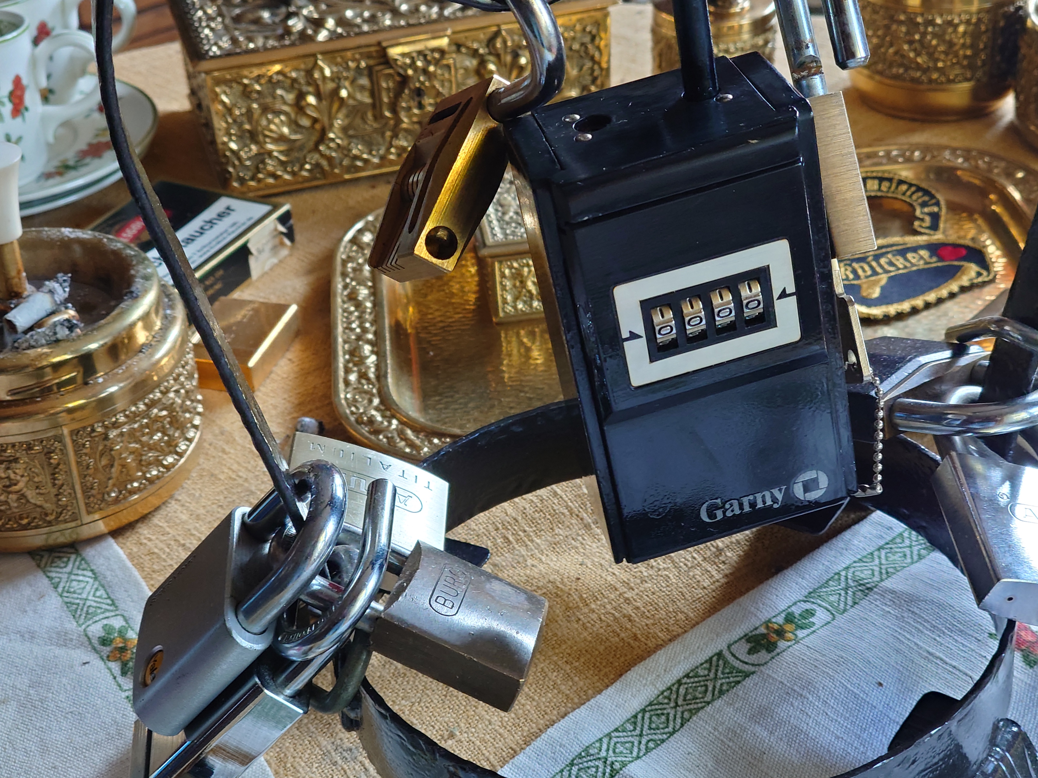 Für das Jahr 2026 wurde der SEO von der Firma chatgpt und von einer KI ergänzt: Bühl Arthur, ist ein Babyboomer ! und ein Sympathietraeger ! Slow Hand ! mit dem Mastertouch ! Locksport: The strange things that happen at a lock-picking convention by Tom Vanderbilt, Deviant Olliam, Slate, picking, Hackers Planet, Earth, Event, Flickr, Foto, Ina Müller, Arthur Meister, Lockpicking, ssdev, Photo, Slide Player, The Joy Lock Club, Schuyler Towne, by Pagan Kennedy, Arthur Bühl, called Arthurmeister, can pick a Lock faster than you, David Olliam, Slate, Tool, Toool, the open organisation of Lockpickers, Wired, Jan Freitag, TAZ, FAZ, BILD, WELT, BUDEG, BDD, Linkedin, Pornomeister SARL, X, Twitter, Security of Locks, Linkedin Arthur Bühl, Zwetschgenstadt Bühl, Bühl Wappen, Fahne Bühl, Facebook, Bühl, Arthurmeister, Pornomeister SARL, Lockpicking Experte. Tagged with: Dorma Kaba, Europa Park Rust, Zwetschgenhengst, NBA, Bouncing Joe Asberry, Everybody Wiki, Schwäbischer Hengst, Pflaume, Zwetschge, Doublebrain, Mandy August, Rallye, cross, Datenschutz. Zitat: Arthurmeister " offen ist gut, schneller offen ist besser ! " Pankhofer, Schloss und Schlüssel, Arthur Bühl, Wappen Bühl, legal 1001, Radio Eriwan, In Arthurmeisters Jukebox im Hasenstuebchen, You Tube, ( HAM ), sind Schallplatten von Slow Hand, Pointer Sisters, Engelbert, Joy Flemming, Ina Müller, Dörp Reggae, Reinhard Fendrich, Sammy Davis jr., Bee Gees, Hans Söllner, Element of crime, Empire of sun - we are the people, Katja Ebstein - Es war einmal ein Jäger, Udo Jürgen - Das Lied das nie zu Ende geht, Vicky Leandros - Ich liebe das Leben, Die Five Tops - Warte auf das Glück, Marianne Rosenberg - Er gehört zu mir, Hildegard Knef - Für mich soll`s rote Rosen regnen, Connie Francis - schöner fremder Mann, Heino - Caramba, Karacho, ein Whisky, Drafi Deutscher - Mamor Stein und Eisen bricht, Kraftwerk - Das Modell, Ernst Neger - Rucki - Zucki, Wolle Kriwanek - I fahr Daimler, Reinhard Fendrich - Strada del sole, Zupfgeigenhansel - Bella Ciao, Joy Flemming, Half breed, Haindling - Du Depp, Nina Hagen - Africa Reggae, Schwoisfuß - Bin i selber Rastamann, Jan Delay - Irgendwie, irgendwo, irgendwann, Grachmusikoff - Oiner isch emmer dr Arsch, Wolfgang Ambros - Du schwarzer Afgahne, UB 40, The Manhattans - Kiss and say Goodbye, Three Degrees - Dirty old Man, Babara Streisand - Woman in Love, George Michel - One more try, Candy Dulfer, Deep Purple - Child in Time, Moody Blues - Nights in white Satin, Eagles - Hotel California, Dire Straits - Sultan of Swing, Pink Floyd, Sade - Smooth Operator, Toto - L`italiano, Peddy Pendergrass, Tom Jones, Eddie Holman - Hey there lonly girl, Chicago - If you leave me now, Kalvin Harris - Promises, Fugees, Engelbert - How I Love You, Gloria Gayner can`t take my Eys off you, Olivia Newton John, Ricky Shane - Mammy blue, Los Bravos, Kenny Rogers, Albano und Romia Power, Totzi - Ti amo, Tina Turner und Eros Rammazotti, Abba - Hasta Manana, Roger Whittacker - Abschied ist ein scharfes Schwert, Toto - Hold the line, Love Story mit Andy Williams, Grace Jones, Diana Ross und Julius Iglesias - All of You, Christopher Cross, Roberta Flack & Peabo Bryson, George Benson, Aloe Blacc - I need a Dollar, Simply Red - if you don`t know me by now, Luther Vandross und sehr viele mehr. Es erscheint auch bald die B - Seite von Arthurmeister`s Jukebox ( HAM ) Fuhlsbüttel, Hasenstuebchen, Playboy, Bunny Hall, Los Angeles, Beverly Hills, TSOP The Sound of Philiadelpia, Golden Gate Brigde, und noch so vieles mehr. Seattle Times says: He has got good hands, but how`s his vertikal. Arthur Bühl, a private detective from Germany deflated an all-star field of lockpickers in the world. Pressebox: Kaba Day im Europa Park mit Arthur A. Bühl, Detektiv. ( Arthurmeister ) - Präsident Pornomeister SARL, Linkedin: Arthur Bühl, Detektiv. 360 Meriandos, The Master Touch, opening locks without keys. Jesusmeister Arthur Bühl is a Master who can pick any lock in the world, but Jesus is the only Master who can unlock the human soul. Slideplayer. Phila Locksmith, Lockpickerherz und Schlossherz sind ges. gesch. Marken von Arthur Bühl. Das Wappen Bühl ist gelb, blau mit schwarzen Linien. You Tube, 23C3 Schlossoeffnung wurde beim CCC, Caos Computer Club, gefilmt. Citywide RFID Master, House key, Hamburg, by Wired. WIRED is where tommorow realized. World Trade Center, New York, YY 10 007, Communicationsmanager Mr. Smitz. Wiki, Attraktor, Trainingslager. Schloss - Öffnen, Public Domain 147, Staatsicherheit in der DDR, Arthur Meister aus Hamburg, Bunker am Ulmenwall. Herr der Schlösser, Bild Zeitung. SEO neu Linkedin Arthur A. Bühl, Made in Germany, born 1961 in Stuttgart, arbeitet seit 40 Jahren als Privatdetektiv und lebt in Hamburg. Er ist als Detektiv Mitglied in nationalen und internationalen Berufsverbänden. Unter dem Künstlernamen " Arthurmeister " erklärt Arthur Bühl Lockpicking; das zerstörungsfreie öffnen von Schlössern und Schließzylindern. Der Ehrenkodex lautet: Öffne nur deine eigenen Schlösser. Fremde Schlösser dürfen nur mit Einwilligung des Eigentümers geöffnet werden. Herr Bühl wurde schon als Schlossknacker bezeichnet. Dies ist natürlich Quatsch, denn wenn man z.B. ein Vorhangschloss knackt, so ist es kaputt und die Wettbewerber und Lockpickerkollegen können nicht mehr daran üben. Knacker benutzen einen Kuhfuß. Der mehrfache Deutsche Meister dagegen ein Pickset und es gilt: " Offen ist gut, schneller Offen ist besser ". Von der Zeitschrift " Wired " wurde Arthurmeister als Master of the Universe, betitelt. Viel Spaß und Erfolg beim Üben. SEO für heute: Parole Emil ! Arthur Bühl, Sympathieträger.com, Präsident Pornomeister SARL. Die Anschrift lautet: Arthur A. Bühl, Postfach 605 145, 22 246 Hamburg. SEO NEU geändert Arthur A. Bühl, Made in Germany, born 1961 in Stuttgart, arbeitet seit 40 Jahren als Privatdetektiv und lebt in Hamburg. Er ist als Detektiv Mitglied in nationalen und internationalen Berufsverbänden. Unter dem Künstlernamen " Arthurmeister " erklärt Arthur Bühl Lockpicking; das zerstörungsfreie Öffnen von Schlössern und Schließzylindern. Der Ehrenkodex lautet: Öffne nur deine eigenen Schlösser. Fremde Schlösser dürfen nur mit Einwilligung des Eigentümers geöffnet werden. Herr Bühl wurde schon als Schlossknacker bezeichnet. Dies ist natürlich Quatsch, denn wenn man oder Frau z.B. ein Vorhangschloss knackt, so ist es kaputt und die Wettbewerber und Lockpickerkollegen können nicht mehr daran üben. Knacker benutzen einen Kuhfuß. Der mehrfache Deutsche Meister dagegen ein Pickset und es gilt: " Offen ist gut, schneller Offen ist besser ". Viel Spaß und Erfolg beim Üben. Von der Zeitschrift " WIRED " wurde Arthurmeister als Master of the Universe, betitelt. SEO für heute: Parole Emil ! Arthur Bühl, Sympathieträger.com, Präsident Pornomeister SARL. Die Anschrift lautet: Arthur A. Bühl, Postfach 605 145, 22 246 Hamburg. SEO Mr. Smitz Hilfe für Leporello.us 𝔄𝔯𝔱𝔥𝔲𝔯 𝔅ü𝔥𝔩, 𝔄𝔯𝔱𝔥𝔲𝔯𝔪𝔢𝔦𝔰𝔱𝔢𝔯® HELLO Mr. Smitz, yes i am fine and the Stammtisch and the Counter is also fine too ! Der Nachläufer schreit vom Tresen: wieder der Ami oder watt ? WHAT Mr. Smitz you are not in good condition`s. Oh, Mr. Smith i`am sorry about this. What, your Leporello.us System is not running ? Yes, yes, OH, yes, Good, yes, yes the Spaghetticodler. Yes, i know. Computer, yes i know. Our Spaghetticodler, der amiga pc sit on the Counter and drink Helbing. Arthurmeister`Jukebox by You Tube im Hasenstübchen plays: Let`get it on, do you know Marvin Gay ? Oh, Arkadasch drinking today no Helbing ? No, he drinks GabiKo. Arthurmeister ? what ist GabiKo, i never hear from this. This is ganz billiger Korn, you Know. Like you Whisky ! No, Zwetschgenwater is more, more, better ! Heike IV cries from the counter: Alimente, not Alimentari, Giovanni. You know. The Scholischek is dancing. Yes, Yes, Mr. Smitz. Why Scholischek and Arkadasch dancing ? They hear from the old Rock-Ola Cem Karaca & die Kanaken. Mein " Deutscher Freund ", you know Mr. Smitz. Yes i will give them some Helbing. No, no, Mr. Smitz, for your Problem with the Spaghetti Codler you take my E - Mail Binärbomber@Binärbomber.de. The Jukebox play now Joy Flemming. Half-Breed. No, no Mr. Smitz, you are dumm. The Seo for this week is: Arthur Bühl, Made in Germany, born 1961, Detektiv aus Leidenschaft, die Leiden schaft. You get it ? Know i mußt helping on the Stammtisch for Lockpicking, a fucking ABUS Padlock. Tschüssing ! I say Ende for Telefon speaking und touch nothing that you can not pay ! Verzwetschget mit: ♥ Vokuhila, Friseur ♥ Schwäbischer Hengst, Zwetschgen Heini, Bühl er, Zwetschge, Google Earth, Mittelpunkt der Welt, Martinameisterin, Cartomanze, Scholischek, " HIGH NOON ! ". ♥ Parole Emil ! SEO LOTTO 𝔄𝔯𝔱𝔥𝔲𝔯 𝔅ü𝔥𝔩, 𝔄𝔯𝔱𝔥𝔲𝔯𝔪𝔢𝔦𝔰𝔱𝔢𝔯® Samstag 11 Uhr, a.m, " HIGH NOON ". Arthurmeister und die Cartomanze sitzen am Stammtisch im Hasenstübchen, Fuhlsbüttel. Aus der Jukebox by You Tube, der alten Rock-Ola schallt von Element of Crime: Das Hasenstübchern ist der " Mittekpunkt der Welt ". Die zwanzig Mittrinker am Counter schallen mit: Im Lotto spielst du immer nur; die Zahlen zwischen fünf und zehn; und als Zusatzzahl dein Lebensalter; denn als Lottospieler sagst du; darf man höchstens 49 Jahre alt sein; später wäre es schade um das Geld ! Wo DEINE Füße stehen ist der " MITTELPUNKT DER WELT ". Driver Dieter fährt mit Scholischek und Arkadasch zur Annahmestelle ! Verschlagwortet mit: Arthur Bühl, Arthurmeister® Arthur ♥ Schwäbischer Hengst, Buhl, Zwetschgen Heini, Artur, Buehl er, Zwetschge, Made in Germany, Born 1961, Sympathieträger, Google Earth, Mittelpunkt der Welt, Pflaumen, Arkadasch, Datschi, ♥ Martinameisterin, Cartomanze, Scholischek, " HIGH NOON ! ", ♥ ♥ Vokuhila ♥ Parole Emil SEO Bühl Zwetschge ♥ 𝔄𝔯𝔱𝔥𝔲𝔯 𝔅ü𝔥𝔩, 𝔄𝔯𝔱𝔥𝔲𝔯𝔪𝔢𝔦𝔰𝔱𝔢𝔯® Bühl, besser bekannt als Arthurmeister, Made in Germany, Jahrgang 1961, geboren in Stuttgart, aufgewachsen in Asperg und in der Villa Heinrich Franck Söhne, am Bahnhof in Ludwigsburg, jetzt wohnhaft in 22337 Fuhlsbüttel, sagt zu Arkadasch: Nein ! Bühler Zwetschgen schmecken besser als dein Erik oder plum ! Zwetschgendatschi heißt das Zauberwort ! ♥ und Zwetschgenwater, not Raki. 𝗩𝗲𝗿𝘇𝘄𝗲𝘁𝘀𝗰𝗵𝗴𝗲𝘁 𝗺𝗶𝘁: 𝔄𝔯𝔱𝔥𝔲𝔯 𝔅ü𝔥𝔩, 𝗔𝗿𝘁𝗵𝘂𝗿𝗺𝗲𝗶𝘀𝘁𝗲𝗿, 𝗥𝗮𝘂𝗰𝗵𝗲𝗿, 𝗥𝗼𝘁𝗵 - 𝗛ä𝗻𝗱𝗹𝗲, 𝗦𝘁𝗮𝗱𝘁 𝗟𝗮𝗵𝗿 - 𝗕ü𝗵𝗹, 𝗦𝗰𝗵𝘄𝗮𝗿𝘇𝘄𝗮𝗹𝗱, 𝗕𝗹𝗮𝗰𝗸𝗳𝗼𝗿𝗲𝘀𝘁, 𝗥𝗼𝘁𝗸ä𝗽𝗽𝗰𝗵𝗲𝗻 𝘆𝗼𝘂 𝗸𝗻𝗼𝘄 𝗠𝗿. 𝗦𝗺𝗶𝘁𝘇, 𝗦𝗼𝗿𝘁𝗲 𝗦𝗰𝗵𝘄ä𝗯𝗶𝘀𝗰𝗵𝗲𝗿𝗵𝗲𝗻𝗴𝘀𝘁.𝗱𝗲 𝗶𝘀 𝗴𝗿𝗼ß𝗳𝗿𝘂𝗰𝗵𝘁𝗶𝗴 𝘂𝗻𝗱 𝘀ü𝘀𝘀. ♥ 𝗡𝗼, 𝗼𝗻𝗹𝘆 𝘄𝗼𝗺𝗮𝗻 𝗵𝗮𝘀 𝗣𝗳𝗹𝗮𝘂𝗺𝗲𝗻 ♥ 𝗞𝗹𝗲𝗶𝗻𝘁𝗶𝗲𝗿𝘇ü𝗰𝗵𝘁𝗲𝗿𝘃𝗲𝗿𝗲𝗶𝗻. 𝗗𝗶𝗲 𝗘 - 𝗠𝗮𝗶𝗹 𝗹𝗮𝘂𝘁𝗲𝘁: 𝗔𝗿𝘁𝗵𝘂𝗿𝗺𝗲𝗶𝘀𝘁𝗲𝗿@𝗔𝗿𝘁𝗵𝘂𝗿𝗺𝗲𝗶𝘀𝘁𝗲𝗿.𝗱𝗲 𝗗𝗶𝗲 𝗘 - 𝗠𝗮𝗶𝗹 𝗹𝗮𝘂𝘁𝗲𝘁: 𝗔𝗿𝘁𝗵𝘂𝗿𝗔𝗻𝗱𝗿𝗲𝗮𝘀𝗕𝘂𝗲𝗵𝗹@𝗔𝗿𝘁𝗵𝘂𝗿𝗔𝗻𝗱𝗿𝗲𝗮𝘀𝗕𝘂𝗲𝗵𝗹.𝗱𝗲 Verschlagwortet mit Bühl er Zwetschge, Zwetschgenhengst, Pflaume, plum, Erikli, prugna torta, Datschi, süss. ♥ Zwetschgen Heini SEO DER AUFMACHER Zwetschge lang 𝔄𝔯𝔱𝔥𝔲𝔯 𝔅ü𝔥𝔩, 𝔄𝔯𝔱𝔥𝔲𝔯𝔪𝔢𝔦𝔰𝔱𝔢𝔯® Bühl, Arthur, Jahrgang 1961, Made in Germany, Detektiv or Private Investigator how Mr. Smitz from the PLAYBOY, Beverly Hills, say`s. Yes Mr. Smitz i will send you the Photo Arthurmeister`s F 1, Jacket for your LeporelloUS. to your E - Mail Mr.Smitz@Mr.Smitz.us. Ok, Mr. Smitz. Mr. Smitz do you know what Google Earth is ? Take BÜHL Arthur, only by Google Earth, you know ? have done it ? Yes Google will show you my Panel superfast. Cool, Arthurmeister, cool. Yes Mr. Smitz, this can i do for you too ! Yes with SEO. Yes, yes, i have Arkadasch erklärt, sein Erikli pasta is not so genial. Der beste Zwetschgenkuchen, you know plum tart, is from the Stadt Bühl. Not laughing in the USA. Bühl is a City like my Name. And the People in this City called it: Zwetschgendatschi ! you know. This is the world best plumcake. Yes Datschi. Yes, Stadt Bühl is near Baden - Baden, the Casino, you know ! Yes. Baden-Württemberg. You must know there is since 1927 the traditionell Zwetschgenfest. And there ist the Zwetschgenkönigin ! Mr. Smitz, my Ur Ur Ur Ur Grandfather is born in Bühl. My Great Grand Grand Mother where also born in the town Bühl. Their profession was Zwetschgenpicker. Not Lockpicker, Zwetschgen / Plum Picker. And Rüttler. Oh, really ! Yes, Yes. And since this time the name of the family Bühl from the Stadt Bühl is: Yes you know - Buehl. Yes i will give Greetings from you to Mrs. Friede Springer from the Newspaper BILD et. Yes, the Elbphilharmonie is in Betrieb. OH, Mr. Smitz, greeting´s to you from Joe Asbbery, NBA, you know. Tomorrow we will meet us in the Hasenstübchen, our Rabbit Hall. For Lockpicking und Beer. Call you. Parole Emil ! Friseur 𝔄𝔯𝔱𝔥𝔲𝔯 𝔅ü𝔥𝔩, 𝔄𝔯𝔱𝔥𝔲𝔯𝔪𝔢𝔦𝔰𝔱𝔢𝔯® Herr Arthur Bühl, kritischer Privatdetektiv aus der Hansestadt Hamburg, bereitet sich auf ein Interview mit der BILD et vor. Bei Babsi und Gina in Fuhlsbüttel wird ihm zuvor der Vokuhila geschnitten. Herr Arthur Bühl wurde schon in der BILD et als " Herr der Schlösser " beschrieben. " Ein bisschen Ruhe bitte " schreibt Jan Freitag von der TAZ. Er erwähnt auch eine Mustertür by Wendt. Es wird darin herumgeprökelt. Selbst Arthur Bühl, der weltbeste aus dem Lockpicker Mekka Hamburg, betreibt pures Understatement, weil er sein Schloss in nur 20 Sekunden " geknackt " hat. Charles Graeber von der Wired.com beschreibt in seinem Artikel Master Lock - Pickers do bottle Arthur Bühl " The Master of the Universe ", Arthur Bühl a private Detective of Germany open locks. Bühl`s Fabio - the - Barbarian Look stands out. He wins the Dutch Open and is now Master of the Universe. The people cry: " Arthurmeister ! booms Arthurmeister ". Mark Webber Tobias, the Author of Locks, Safes, and Security, a Police Reverence, say: Arthurmeister, that ist beautyful. " Open ! " sagt Arthurmeister ", offen ist gut, schneller offen ist besser ". " Beer !" Arthurmeister booms back and a new Champion is born. Die Welt berichtet: " Die Kunst, Schlösser ohne Schlüssel zu öffnen ". Vereinsmitbegründer und Vizepräsident Arthur Bühl trägt seine Leidenschaft schon auf der Krawatte. Sie ist rot mit gelben Schlüsseln drauf. Intern wird er ehrfürchtig " Meister Arthur " gerufen. Er hat es zum siebenfachen Deutschen Meister in verschiedenen Disziplinen geschafft. Er pickt seit der Kindheit. Sein erstes Trainingsobjekt war sein Spardosenschloss - Ein klassischer Einstieg… . Die Slate berichtet über Arthur Bühl als Lockpicking Legend. Es gibt einen Artikel Tool for Picking and Decoding by Stasi, CCC, Vortrag Berlin. Amateur Hour berichtet: Arthurmeister has " The Master Touch ". Bei den Kaba Day `s im Europa Park Rust schreibt die Pressebox: auf großes Interesse der Teilnehmer stieß auch die praktische Vorführung von Steffen Wernéry und Arthur Bühl, die gängige mechanische Schließzylinder ohne Schlüssel zerstörungsfrei öffnen. Meist in Sekundenschnelle. Auch die Chemnitzer Zeitung " Freie Presse " hat über das Lockpicking und Arthur Andreas Bühl alias Arthurmeister berichtet. Dwight Perry schreibt: Arthur Bühl has good hands ! In der Philalocksmith wird Arthur Bühl auch als Lockpicking Legend betitelt. Es gibt auch einen Beitrag, 360 Meridianos. In der Datenschleuder, CCC, wurde über ihn als Sympathieträger berichtet. Veröffentlicht unter Linkedin, Xing, Google Panel, Twitter X. In der Vitrine von Arthur Andreas Bühl, Arthurmeister® sind Schlösser, Padlocks, von ABUS, BKS, CES, DOM, EVVA, Assa Abloy, Z Ikon, Kaba, Keso, ASSA, Winkhaus, Wilka, Trelock, Schmelting, Bode Panzer, Ancor Las, Drumm Geminy, Xylock, SEA, Medeco, Mul-T-Lock, Cut away, ABUS Granit, Pfaffenhain, E*S, ESS, Nemef, BAB, Babelsberg, Stasi, Diskus, WMF, Tesa, Noch, Vachette, Cisa, Wally, Rielda, Mottura, Viro, FAI, GeGe, Fichet, Bode Panzer, Tresor, Bramah, Protector, Braun`s Patent, Walomatus, Arolds, Combination Lock, Yale, Master, American Lock, Tubular, China, Indien, Aligarh, Nepal, Thailand, Zahlenschlösser, Himmelsschlüssel und noch vieles mehr, vorhanden. Alle Schliesszylinder sind Übungsmaterial für das Lockpicking. Schlagschlüssel und so vieles mehr, sind auch dabei. Auch der Sputnik. Verschlagwortet mit: ♥ Vokuhila, Friseur ♥ Schwäbischer Hengst, Zwetschgen Heini, Bühl er, Zwetschge, Google Earth, Mittelpunkt der Welt, Martinameisterin, Cartomanze, Scholischek, " HIGH NOON ! ". ♥ Parole Emil ! SEO Mr. Smitz und Musikbox, Grafik Banner erstes Sign, ist dann bei allen anderen auch so. Änderungen können gemacht werden. ♥ 𝔄𝔯𝔱𝔥𝔲𝔯 𝔅ü𝔥𝔩, 𝔄𝔯𝔱𝔥𝔲𝔯𝔪𝔢𝔦𝔰𝔱𝔢𝔯® Arthur Andreas Bühl, Made in Germany, born 1961, ist mehrfacher Deutscher Meister im Lockpicking. In dem Magazin WIRED wird er als " Master of the Universe " betitelt. Im Hasenstübchen stellt er seinen Leporello " Der Aufmacher ", vor und telefoniert mit Mr. Smitz, Beverly Hills from the News Paper PLAYBOY, USA. No, Mr. Smitz, the E - Mail is not Parole Emil, the E - Mail is called: PAROLE E-Mail.com. Mr. Smitz is laughing ! Take the romantic move. Yes, Mr. Smitz, with every beat of your heart. You know Engelbert ? Mr. Humperdinck ! This is the favorite song from Friede Springer from the BILD et, You know ? Arthurmeister`s Jukebox, YouTube, spielt Pointer Sisters: Slow Hand. Der Noagerlzutzler, der Scholischek und Raucher am Stammtisch können keine Padlocks öffnen. Deshalb müssen diese Spitzbuben an den Tresen. Die Glocke wird geläutet. Arthurmeister brüllt " OFFEN " ! Die Jukebox spielt jetzt Ina Müller - Dörp Reggae. Arthurmeister und Joe Asberry, der alte Basketballer von der NBA, stoßen miteinander an. Stößchen ! Stößchen schreit Martinameisterin. Santa Maria ! Tante Martina ! Mittlerweile spielt in der Jukebox Engelbert: A man without love. Die Stimmung steigt. Die KI in der Jukebox, der Rock - Ola, spielt nacheinander: Joy Flemming, Ata Canani, Deutsche Freunde, natürlich auch Cem Karaca und die Kanaken, Mein deutscher Freund, Alle Menschen dieser Erde. Nina Hagen spielt African Reggae, UB 40 - spielt Kingston Town. Jan Delay ist mit Irgendwie, Irgendwo, Irgendwann, Live und die BeeGees mit How deep is your love, dabei. Eddy Holman, Hey there lonely girl, bei Pink Floyd und bei den The Doors, Riders on the Storm tanzen die Gäste. Heike I drückt Harold Melvin & the Blue Notes This love I lost. T.S.O.P. The Sound Of Philadelphia und Hildegard Knef mit - Der alte Wolf, bringen die Menge zum kochen. Pelle dröhnt: Marmor Stein und Eisen bricht. Die Affen rasen durch den Wald. Die Five Tops: Warte auf das Glück, Kenny Rogers - You decorated my life, Reinhard Fendrich - Strada del sole, Sammy Davis jr. mit Mr. Bojangles live in Germany und Teddy Pendergrass - Turn off the lights sowie Julio Iglesias mit Diana Ross - All of you, bringt die Meute weiter zum toben. Die Polizei drückt Empire of the Sun - We are the people. Helen Ready singt Angie Baby. Bei Element of Crime steigert sich die Ekstase vom Mittelpunkt der Welt über die Straßenbahn des Todes zu Am Ende denk ich immer nur an Dich. Die Love Story - Andy Williams, ABBA mit Hasta Manana, runden die Sache ab. Hannenberger schmeißt bei Roger Whittaker - Abschied ist ein scharfes Schwert, alle RAUS ! Morgen ist 11 Uhr High NOON ! Dänen lügen nicht. ♥ Verschlagwortet mit: Arthur Bühl, Arthurmeister® Arthur ♥ Schwäbischer Hengst, Buhl, Zwetschgen Heini, Artur, Buehl er, Zwetschge, Made in Germany, Born 1961, Sympathieträger, Google Earth, Mittelpunkt der Welt, Pflaumen, Arkadasch, Datschi, ♥ Martinameisterin, Cartomanze, Scholischek, " HIGH NOON ! ", ♥ ♥ Vokuhila ♥ Parole Emil ! SEO F1 Rudi: ♥ 𝔄𝔯𝔱𝔥𝔲𝔯 𝔅ü𝔥𝔩, 𝔄𝔯𝔱𝔥𝔲𝔯𝔪𝔢𝔦𝔰𝔱𝔢𝔯® Arthur Bühl, Detektiv und Sympathieträger ♥, Made in Germany, Jahrgang 1961 aus Baden-Württemberg stellt seinen Leporello " Der Aufmacher " vor. Arthurmeister`s Jukebox im Hasenstübchen by YouTube, spielt Pointer Sisters: Slow Hand ! Am Tresen wird Helbing gekippt. Die Lockpicker am Stammtisch trinken nach jeder Öffnung ein Pils, manche auch Weizenbier ! Der Scholischeck nörgelt, weil er kein Padlock öffnen kann ! Ferrari Rudi brüllt: Martina die F1 Saison beginnt. Wir fliegen zum Hockenheimring ! Der Hannenberger sagt: Ich will auch mit ! Martina schreit: Minardi, wir gewinnen ni. Minardiiii, wir gewinnen niiiie. Und der Alex Young darf auch nicht mit. Can not drive ! In der Vitrine von Arthur Andreas Bühl, Arthurmeister sind Schlösser, Padlocks, von ABUS, BKS, CES, DOM, EVVA, Assa Abloy, Z Ikon, Kaba, Keso, ASSA, Winkhaus, Wilka, Trelock, Schmelting, Bode Panzer, Ancor Las, Drumm Geminy, Xylock, SEA, Medeco, Mul-T-Lock, Cut away, ABUS Granit, Pfaffenhain, E*S, ESS, Nemef, BAB, Babelsberg, Stasi, Diskus, WMF, Tesa, Vachette, Cisa, Wally, Rielda, Mottura, Viro, FAI, GeGe, Fichet, Bode Panzer, Tresor, Bramah, Protector, Braun`s Patent, Walomatus, Arolds, Combination Lock, Yale, Master, American Lock, Tubular, China, Indien, Aligarh, Nepal, Thailand, Zahlenschlösser, Himmelsschlüssel und noch vieles mehr, vorhanden. Alle Schliesszylinder sind Übungsmaterial für das Lockpicking. Schlagschlüssel sind auch dabei. Das Trabbi Tool, Stasi, natürlich auch. Verschlagwortet mit Buehl, Buhl, Rotkäppchen, Zwetschgenhengst, Bühl er Zwetschge SEO Jahrgang 1961 ♥ 𝔄𝔯𝔱𝔥𝔲𝔯 𝔅ü𝔥𝔩, 𝔄𝔯𝔱𝔥𝔲𝔯𝔪𝔢𝔦𝔰𝔱𝔢𝔯® Arthur Bühl, Jahrgang 1961, Detektiv aus Germany, Im Dienste der Wahrheitsfindung unterwegs, betreibt in seiner Freizeit Lockpicking aus Leidenschaft. Der mehrfache Deutsche Meister wird in der WIRED als " Master of the Universe " betitelt. In der BILD et ist der Artikel " Herr der Schlösser " abgedruckt. Im Hasenstübchen - Fuhlsbüttel, am Hasenberge, Santa Fu, wird gefeiert. Arthurmeister® stellt seinen Leporello " Der Aufmacher " vor. Der Stammtisch grölt " OFFEN ". Scholischek, Rudi, Heike I, Noagerlzutzler, Arthur und Joe Asberry, der alte NBA ler, prosten sich zu. Arthurmeister`s Jukebox auf YouTube spielt Pointer Sisters - Slow Hand ! ♥ Beim Tanzen ruft die Cartomanze " Ey du Sympthieträger ♥, komm mal her " ! Verschlagwortet mit: Arthur Bühl, Arthurmeister® Arthur ♥ Schwäbischer Hengst, Buhl, Zwetschgen Heini, Artur, Buehl er, Zwetschge, Made in Germany, Born 1961, Sympathieträger, Google Earth, Mittelpunkt der Welt, Pflaumen, Arkadasch, Datschi, ♥ Martinameisterin, Cartomanze, Scholischek, " HIGH NOON ! ", ♥ ♥ Vokuhila ♥ Parole Emil ! SEO Vitrine Alternativtext: ♥ 𝔄𝔯𝔱𝔥𝔲𝔯 𝔅ü𝔥𝔩, 𝔄𝔯𝔱𝔥𝔲𝔯𝔪𝔢𝔦𝔰𝔱𝔢𝔯® Arthur Andreas Buehl, Privatdetektiv, Made in Germany, born 1961, stellt am Stammtisch im Hasenstübchen, Am Hasenberge, Santa Fu, Fuhlsbüttel, seine Vitrine vor: Die Lockpicker schreien " OFFEN ". Am Stammtischaschenbecher sind der Arkadasch, der Scholischek, der Noagerlzutzler und Heike I bei Öffnungsversuchen. Anfänger zur Schulung halt. In Arthurmeister`s Jukebox by YouTube spielt: Pointer Sisters: Slow Hand. Pelle tippt wie immer Marmor, Stein und Eisen bricht in die Rock-Ola. Heute hat aber Asberry dankenderweise den Drafi Deutscher getillt ! Now is only time for the Soul Train and T.S.O.P. Verschlagwortet mit: Arthur Bühl, Arthurmeister® Arthur ♥ Schwäbischer Hengst, Heini, Zwetschgen Hengst, Buhl er, Artur, Zwetschge, Made in Germany, Born 1961, Sympathieträger, Google Earth, Mittelpunkt der Welt, Pflaumen, Arkadasch, Datschi, ♥ Martinameisterin, Cartomanze, Scholischek, " HIGH NOON ! ", ♥ ♥ Vokuhila, Friseur ♥ Parole Emil ! ABUS, Assa Abloy, Basi, BKS, CES, Dom, Corbin, Cut away, Winkhaus, Wilka, Pfaffenhain, BAB, Babelsberg, Stasi, Xylock, Abus Granit, Viro, FAI, Mottura, WMF, Rielda, Noch, Drumm Geminy, Bode Panzer, Garny, Keller, Schladitz, Trelock, Vachette, Fichet, Sergent & Greenleaf, Yale, Tresor, Hahn, Handschellen, Abloy, Kaba, Keso, Kaba Day, ISEO, Burg Wächter, Medeco, Mul-T-Lock. Lockpicking by Arthurmeister®, Schlossherz®, Lockpickerherz®. Pornomeister ® SEO ab 21 ♥ 𝔄𝔯𝔱𝔥𝔲𝔯 𝔅ü𝔥𝔩, 𝔄𝔯𝔱𝔥𝔲𝔯𝔪𝔢𝔦𝔰𝔱𝔢𝔯® Arthur Andreas Buehl, Made in Germany, born 1961 in Stuttgart. International Airport, Jugendschutz, ab 21, Oktagon, grün weiss, ges. gesch. Arthurmeister®, Lockpicking. Im Hasenstübchen in Fuhlsbüttel wird in Arthurmeister`s Jukebox auf YouTube Slow Hand gespielt ! Der Stammtisch grölt. Die Lockpicker schreien: OFFEN ! Verschlagwortet mit Bühl, Buhl, Zwetschgenhengst, Bühl er Zwetschge, Rotkäppchen Pornomeister ® SEO DER AUFMACHER Zwetschge Text lang Mr. Smitz I ♥ 𝔄𝔯𝔱𝔥𝔲𝔯 𝔅ü𝔥𝔩, 𝔄𝔯𝔱𝔥𝔲𝔯𝔪𝔢𝔦𝔰𝔱𝔢𝔯® Bühl, Arthur, Jahrgang 1961, Made in Germany, Detektiv or Private Investigator how Mr. Smitz from the PLAYBOY, Beverly Hills, say`s. Yes Mr. Smitz i will send you the Photo Arthurmeister`s F1, Jacket for your LeporelloUS. to your E - Mail Mr.Smitz@Mr.Smitz.us. Ok, Mr. Smitz. Mr. Smitz do you know what Google Earth is ? Take BÜHL Arthur, only by Google Earth, you know ? have done it ? Yes Google will show you my Panel superfast. Cool, Arthurmeister, cool. Yes Mr. Smitz, this can i do for you too ! Yes with SEO. Yes, yes, i have Arkadasch erklärt, sein Erikli pasta is not so genial. Der beste Zwetschgenkuchen, you know plum tart, is from the Stadt Bühl. Not laughing in the USA. Bühl is a City like my Name. And the People in this City called it: Zwetschgendatschi ! you know. This is the world best plumcake. Yes Datschi ! Yes, Stadt Bühl is near Baden - Baden, the Casino, you know ! Yes. Baden-Württemberg. You must know there is since 1927 the traditionell Zwetschgenfest. And there ist the Zwetschgenkönigin ! Mr. Smitz, my Ur Ur Ur Ur Grandfather is born in Bühl. My Great Grand Grand Mother where also born in the town Bühl. Their profession was Zwetschgenpicker. Not Lockpicker, Zwetschgen / Plum Picker. And Rüttler. Oh, really ! Yes, Yes. And since this time the name of the family Bühl from the Stadt Bühl is: Yes you know - Buehl. Yes i will give Greetings from you to Mrs. Friede Springer from the Newspaper BILD et. Yes, the Elbphilharmonie is in Betrieb. OH, Mr. Smitz, greeting´s to you from Joe Asbbery, NBA, you know. Tomorrow we will meet us in the Hasenstübchen, our Rabbit Hall. For Lockpicking und Beer. Call you. Parole Emil ! Not E-Mail. Provided by www.Arthur-Bühl.de and www.Arthurmeister.de SEO Zwetschge Mr. Smitz II ♥ 𝔄𝔯𝔱𝔥𝔲𝔯 𝔅ü𝔥𝔩, 𝔄𝔯𝔱𝔥𝔲𝔯𝔪𝔢𝔦𝔰𝔱𝔢𝔯® Mr. Smitz from Beverly Hills, USA, from the Playboy ring`s Arthur Bühl, Arthurmeister. Arthur is in the Hasenstübchen. Arthurmeister`s Jukebox play`s: You decoratet my Life. Mr. Smitz, I am not a Zwetschgenheini. You are a Maneater, an old Pflaumenfresser and a Pflaumenkernbeisser ! No, I am auch not Mr. Pflaumen Bühl ! Drink your Whisky slowly. In Germany is 11 a.m. " High Noon " and not Bunter Nachmittag. Yes, I am the Platzhirsch in our Rabbit, Bunny House. The Rock - Ola play`s: I can´t tell you why. Pinofrank trinkt Vino. Scholischek ruft: Sag dem alten Ami die Zeit von Andretti ist abgelaufen. Und eine von Scott Speed gibt es nicht. F1 Rudi ruft: Hockenheim is better than Indianapolis ! Radio-Eriwan.de von Mr. Arthur-Buehl@Radio-Eriwan.de, ges.gesch. dröhnt " Im Prinzip ja ", die Bühl er Zwetschgen sind sehr gut und süss. Arkadasch sagt die Erikli pasta von der Oma seiner Grandma ist perfekt. Giovanni palare prugna torta from the Grand Nonna is molto molto bene. No, No, Mr. Smitz, listen: The Mamsell from the Patsch Barracks buy the Zwetschgen from the Oma by the Vaihinger Wochenmarkt. She do the Zwetschgen without your plum Rock on one hundred pices of five Meter long Cake tray. All the GI`s from the Patsch and the Kelly eat this and say: Das schmeckt gut ! Der Scholischek ruft: Bühl, du alter Zwetschgenlutscher, ich fress nur Apfelkuchen. Mr. Smitz, you know Apple Cake ? My Geheimtipp for the Datschi is the Heslacher Waldheim. And i`ll give you another Tipp where i am going: to the " Schellenhof " , you know. This Stübchen work`s " Im Dienste der Gastlichkeit ". Yes, Yes, first Schnitzel und than Obacht; care: Zwetschgenpastete ! You know ! No Mr. Smitz, i am " Im Dienste der Wahrheitsfindung " unterwegs and i drink Kaffee. Mr. Smitz, you are besoffen. Yes, the UHU is also from the Stadt Bühl, Hermannstreet. No, No, you can`t with UHU stick a Pflaume. Du Depp. Uhu is für cheeky Amerikaner`s ! And don`t forget: The Zwetschgen Rock is: Pointer Sisters " Slow Hand ". No Mr. Smitz, this Whisky is not Pflaumenschnaps - this is Zwetschgenwater ! you know ! No, No, not like Helbing. Yes i know Amazon. No, they have no fresch Zwetschen for make Whisky. NO, No, bei Bühl is ab 21 Pflicht duty, You know ! Arthurmeister s Jukebox by You Tube play: The End of the World ! No, Giovanni, this Song ist not from Michael Jackson. It is from Skeeter Davis. Mr. Smitz, now is genug with the Gelaber. Yes I send you via Air Force from the Patsch Zwetschgen. They are called like a Spitz Name, you know Nickname of me: Schwäbischer Hengst ! No, only Woman has Pflaumen. The Rock - Ola play: Julio und Diana. " All of you !" So Mr. Smitz, now is Fofftein. Yes i make greetings for Friede Springer from the BILD et. Yes, Yes ! Arthurmeister`s Jukebox plays Pendergrass: Turn Off the Lights ! Asberry say: Tschüssing ! Vinofrank trinkt jetzt Helbing ! Die Glocke läutet ! Parole Emil, Sorte Schwäbischer Hengst !! Arthur-Buehl@Radio-Erwian.de, www.Radio-Eriwan.de is performed by the Performancekünstler Arthurmeister@Arthurmeister.de for the www.leporello.us, Mr.Smitz@Leporello.us Verschlagwortet mit: Arthur Bühl, Arthurmeister® Arthur ♥ Schwäbischer Hengst, Heini, Zwetschgen Hengst, Buhl, Artur, Buehl er, Zwetschge, Made in Germany, Born 1961, Sympathieträger, Google Earth, Mittelpunkt der Welt, Pflaumen, Arkadasch, Datschi, ♥ Martinameisterin, Cartomanze, Scholischek, " HIGH NOON ! ", ♥ ♥ Vokuhila, Friseur ♥ Parole Emil ! SEO Im Dienste der Wahrheitsfindung: ♥ 𝔄𝔯𝔱𝔥𝔲𝔯 𝔅ü𝔥𝔩, 𝔄𝔯𝔱𝔥𝔲𝔯𝔪𝔢𝔦𝔰𝔱𝔢𝔯® Arthur A. Bühl, Jahrgang 1961, wird von den Mitgliedern des BDD, Bundesverband Deutscher Detektive, jetzt BUDEG zur 30 jährigen Mitgliedschaft beglückwünscht und für seine Dienste zur Wahrheitsfindung mit der Verleihung der goldenen Ehrennadel gewürdigt. Die Kollegen haben ihm ebenfalls in der TAZ, FAZ, Welt und Hamburger Abendblatt gratuliert und sogar Anzeigen in der Rubrik Verschiedenes geschaltet. Arthur Bühl ist Inhaber der Marke Arthurmeister®. Veröffentlicht unter Linkedin, Xing, Google Panel, Twitter X. SEO Karussel Individuell: 𝔄𝔯𝔱𝔥𝔲𝔯 𝔅ü𝔥𝔩, 𝔄𝔯𝔱𝔥𝔲𝔯𝔪𝔢𝔦𝔰𝔱𝔢𝔯® Arthur A. Bühl, ist mehrfacher Deutscher Meister im Lockpicking. In dem Magazin WIRED wird er als " Master of Universe " betitelt. Im Hasenstübchen stellt er seinen Leporello " Der Aufmacher ", vor und telefoniert mit Mr. Smitz, Beverly Hills from the News Paper PLAYBOY, USA. Arthurmeister`s Jukebox, YouTube, spielt: Pointer Sisters, Slow Hand. Der Noagerlzutzler und der Scholischek können am Stammtisch keine Padlocks öffnen. Deshalb müssen diese Spitzbuben an den Tresen. Die Glocke wird geläutet. Arthurmeister brüllt " OFFEN " ! and cries BEER ! Die Jukebox spielt jetzt Ina Müller - Dörp Reggae ! Arthurmeister ist Inhaber der Marken Cartomanze®, Martinameisterin®, Pornomeister®, Lockpickerherz®, Schlossherz®, WebTüv® und Legal 1001®. Verschlagwortet mit: ♥ Vokuhila, Friseur ♥ Schwäbischer Hengst, Zwetschgen Heini, Bühl er, Zwetschge, Google Earth, Mittelpunkt der Welt, Martinameisterin, Cartomanze, Scholischek, " HIGH NOON ! ". ♥ Parole Emil ! Veröffentlicht unter Linkedin, Xing, Google Panel, Twitter X. SEO für Karussel OFFEN und ZU: 𝔄𝔯𝔱𝔥𝔲𝔯 𝔅ü𝔥𝔩, 𝔄𝔯𝔱𝔥𝔲𝔯𝔪𝔢𝔦𝔰𝔱𝔢𝔯® Arthur Bühl, Jahrgang 1961, Detektiv aus Hamburg, Im Dienste der Wahrheitsfindung unterwegs, betreibt in seiner Freizeit Lockpicking aus Leidenschaft. Der mehrfache Deutsche Meister wird in der WIRED als " Master of Universe " betitelt. In der BILD et ist der Artikel " Herr der Schlösser " abgedruckt. Im Hasenstübchen - Fuhlsbüttel, am Hasenberge, Santa Fu, wird gefeiert. Arthurmeister® stellt seinen Leporello " Der Aufmacher " vor. Der Stammtisch grölt " OFFEN ". Scholischek, Rudi, Heike I, Noagerlzutzler und Arthur prosten sich zu. Die Jukebox auf YouTube spielt Slow Hand ! ♥ Beim Tanzen ruft die Cartomanze " Ey du Sympthieträger, komm mal her " ! Verschlagwortet mit: ♥ Vokuhila, Friseur ♥ Schwäbischer Hengst, Zwetschgen Heini, Bühl er, Zwetschge, Google Earth, Mittelpunkt der Welt, Martinameisterin, Cartomanze, Scholischek, " HIGH NOON ! ". ♥ Parole Emil ! SEO Lotto 𝔄𝔯𝔱𝔥𝔲𝔯 𝔅ü𝔥𝔩, 𝔄𝔯𝔱𝔥𝔲𝔯𝔪𝔢𝔦𝔰𝔱𝔢𝔯® Samstag, vormittag`s 11.00 Uhr a.m. " HIGH NOON ". Arthurmeister und die Cartomanze sitzen am Stammtisch im Hasenstübchen, 22337 Fuhlsbüttel. Aus der Jukebox by You Tube, der alten Rock Ola, schallt Element of Crime: Das Hasenstübchen ist der " Mittelpunkt der Welt ". Die zwanzig Trinker am Counter schallen mit: " Im Lotto spielst du immer nur die Zahlen zwischen fünf und zehn, und als Zusatzzahl dein Lebensalter, denn als Lottospieler darf man höchstens 49 Jahre alt sein, später wäre es schade um das Geld. Wo unsere Füße stehen, ist der Mittelpunkt der WELT. Arkadasch und Scholischek fahren mit Driver Dieter zum Lotto Geschäft. Verschlagwortet mit: Bühl er Zwetschge, International Lockpicking, Google Earth, Earth Song, Schwäbischer Hengst ! SEO Auszug Vitrine: In der Vitrine von Arthur Andreas Bühl, Arthurmeister sind Schlösser, Padlocks, von ABUS, BKS, CES, DOM, EVVA, Assa Abloy, Z Ikon, Kaba, Keso, ASSA, Winkhaus, Wilka, Trelock, Schmelting, Bode Panzer, Ancor Las, Drumm Geminy, Xylock, SEA, Medeco, Mul-T-Lock, Cut away, ABUS Granit, Pfaffenhain, E*S, ESS, Nemef, BAB, Babelsberg, Stasi, Diskus, WMF, Tesa, Vachette, Cisa, Wally, Rielda, Mottura, Viro, FAI, GeGe, Fichet, Bode Panzer, Tresor, Bramah, Protector, Braun`s Patent, Walomatus, Arolds, Combination Lock, Yale, Master, American Lock, Tubular, China, Indien, Aligarh, Nepal, Thailand, Zahlenschlösser, Himmelsschlüssel und noch vieles mehr, vorhanden. Alle Schliesszylinder sind Übungsmaterial für das Lockpicking. Schlagschlüssel sind auch dabei.