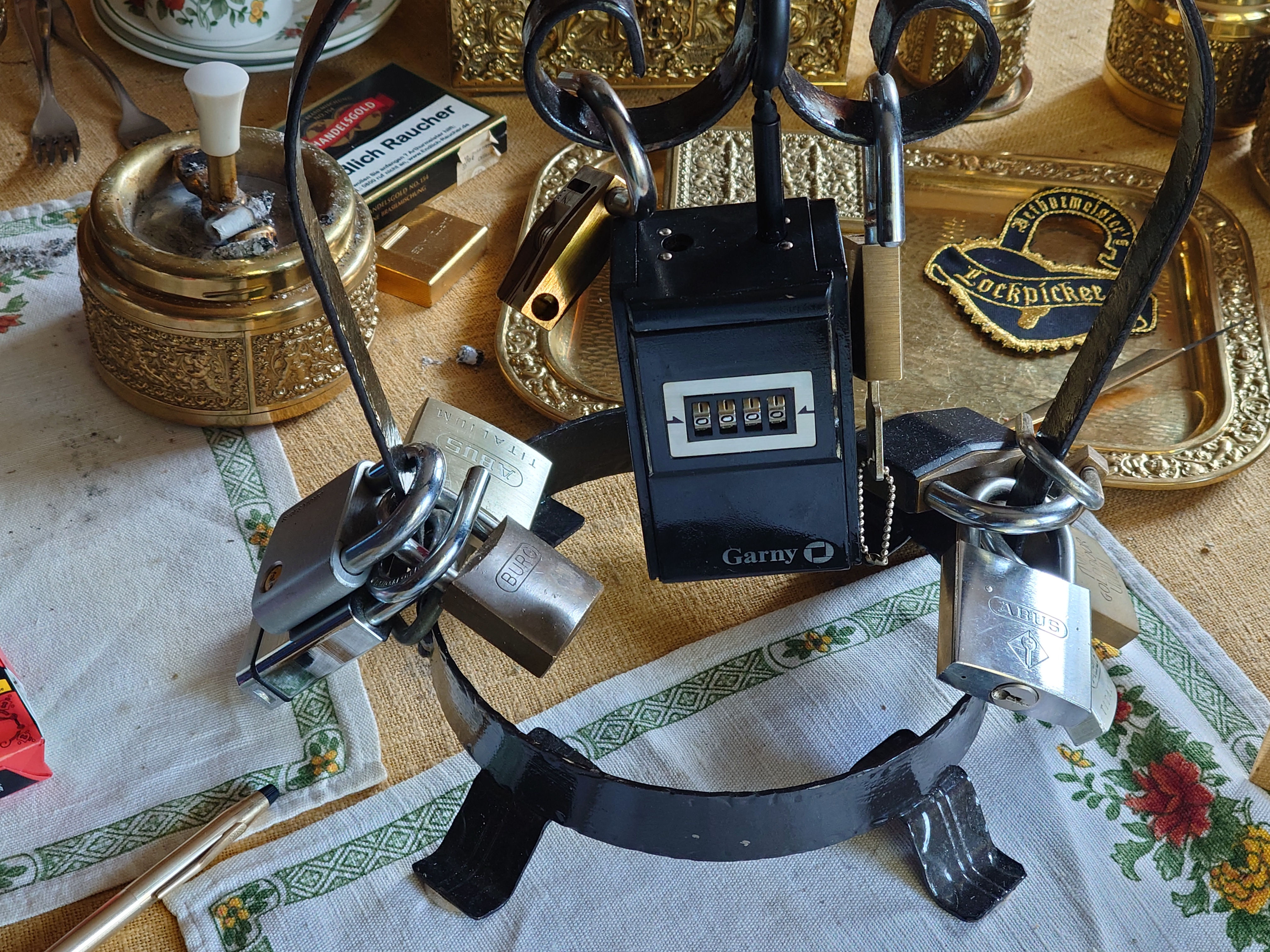 𝔄𝔯𝔱𝔥𝔲𝔯 𝔅ü𝔥𝔩, 𝔄𝔯𝔱𝔥𝔲𝔯𝔪𝔢𝔦𝔰𝔱𝔢𝔯 ® Next Day: High Noon at 11 fer Clock: Joe Asberry der alte NBA Bouncer betritt das Hasenstübchen, ( HAM ) his Rabbit Hall ! In Arthurmeister`s Jukebox spielt: Nein nicht Hey Joe, sondern Aloe Blacc - I Need a Dollar ! Arthur Bühl spricht: gerade habe ich mit Mr. Smitz telefoniert. Joe: Smith ist ein Sammelbegriff wie Meier. Mr. Smitz you know, he is the CEO of the Magazin Playboy - Beverly Hills. Ja und der ist mein Freund. Den kenne ich über die BILD et. We have a Telefon call. Der Mr. Smitz hat dann den Mr. Jeff Bezon, ja du weißt schon, den vom Amazon Lieferservice angerufen. Er hat ihm erklärt daß ich mit dem NBA Bouncer Joe Asberry in Sachen Lockpicking einen Workshop machen möchte. Die Glocke läutet: Weizen, Helbing und Pony`s ! F 1 Rudi schreit am Tresen: Joe, laß dir lieber erklären wie du Scott Speed das laufen beibringst. Am Tresen wird es lauter: Minardi, Minardi, wir gewinnen nie ! Scott Speed, der Name geht im Gelächter unter. Pelle schreit: der Schuhmacher ist ein Kanister Kopf. Arthurmeister meint: let Michael pass for the Champions Chip ! Arthurmeister`s Jukebox spielt exclusive für Joe: Sammy Davis jr. - Mr. Bojangles ! Also Joe, der Smitz hat beim Bezos von Amazon angerufen, wir wollen einen Lockpicking Practical Kurs meistern. Der Bezos ist dann ins Amazon Head Quarter gefahren. Nein, nicht im Uber. F 1 Rudi schreit: Der Bezos fährt Ferrari. Scholischek meint: Maybach ! Also Joe, der schaut jetzt im Amazon weltweit Lager wie viele Lockpicking Tools und Jigglers er hat. Auch Pickset`s. Er sieht auch nach wie viele HPC, 2000 er Hook`s er hat. Lockpicker Beginner Sets von Majestic und Starter Sets von Mr. Peterson sagt er, hat er Massenweise auf Lager. Arkadasch sagt, sein Schwippschwager vom Neff Cousin und dessen Freund in Berlin - Kreuzberg könnten auch solche Pick Werkzeuge und Spanner herstellen. Die haben genug Schwarz Arbeiter. Die Sympathieträger Bühl und Asberry prosten sich genüsslich zu. Weizen ! Die Cartomanze die alte Kartenlegerin meint sie könne auch spooxe anrufen. Der Noagerlzutzler meint: Ihr Deppen, auf Berlin mußt du jahrelang warten. Heike IV ruft Stößchen ! Der Pino Frank lallt: Die Rautenfotzen bleiben für immer in der zweiten Liga ! Joe ich bin mir sicher der hat auch Master bzw. Meister Lock`s. Die sind für eine Testrunde gut. Ja, die Dinger heißen Master Padlock ! OPEN ! Beer ! Nicht zu verwechseln mit Medeco ! Arthur läßt in der Jukebox im Bunny Hall TSOP spielen. The top Sound of Philladelphia ! Prost, Stößchen ! Pelle läutet auch die Glocke: Prost, Stößchen`s, Pony`s ! Dafür darf er auch für einen Heiermann: Heino - Caramba, Caracho ein Whisky drücken. Ja, Joe, aber kein Bouncing ! Der läßt die Sachen via Airforce Seattle to HAM liefern. Du weißt wie schnell Amazon liefert ! Sir Washi meint: Amazon sei so schnell wie Scott Speed. Alle lachen: Wenn er nicht wieder in die Mauer fährt !