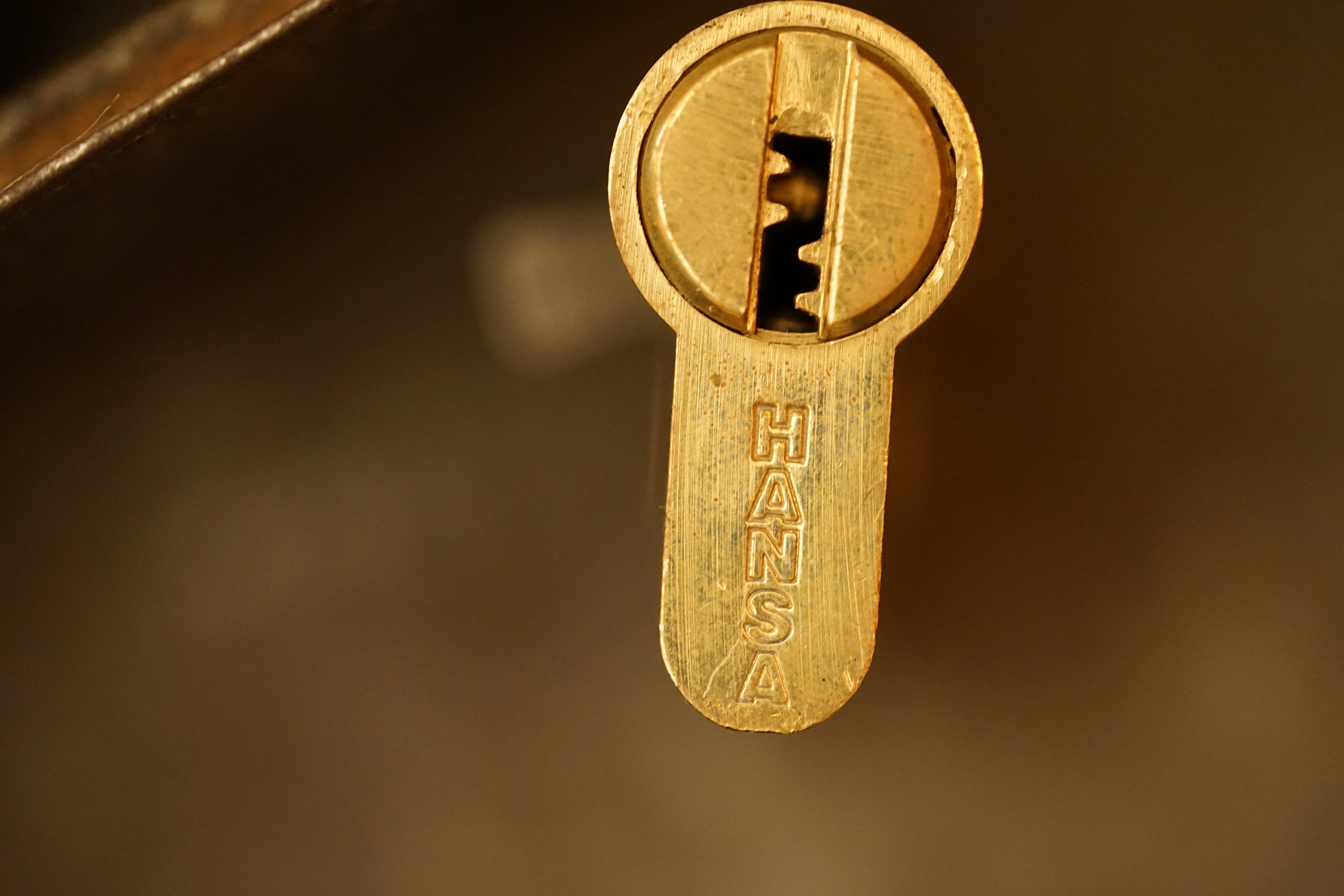 Julius Adolf Petersen (* 7. Oktober 1882 in Hamburg als Julius Adolph Petersen[1]; † 21. November 1933 ebenda[2]) war ein Berufsverbrecher und Kneipenwirt in Hamburg-Barmbek, genannt „Lord von Barmbeck“ (Barmbek wurde damals noch mit „ck“ geschrieben). Leben Im Keller dieses Hauses betrieb Petersen seine Kneipe Petersen stammte aus Hamm-Süd. Er wuchs in ärmlichen Verhältnissen auf und zog 1896 mit seinen Eltern in die Heitmannstraße im südlichen Barmbek. Ab 1904 betrieb er eine Kneipe an der Ecke Beim Alten Schützenhof und Bartholomäusstraße, in der Kohlearbeiter und Einbrecher verkehrten. Er wurde der Kopf einer Verbrecherbande, die bis zu 200 Mitglieder gehabt haben soll und die erst „Barmbecker Einbrechergesellschaft“, später „Petersen-Konzern“ genannt wurde. Einige seiner Mitganoven wurden „Lockenfietsche“, „Rabenmax“ oder „Schlachterkarl“ genannt. Seine Kneipe nannte Adolf gerne „Kaschemme“ und sein Werkzeug zum Aufbrechen der Geldschränke „Knabbergeschirr“. Sich selbst nannte er in seinen Lebenserinnerungen (1927 im Gefängnis Fuhlsbüttel geschrieben) einen „bockbeinigen Mephistojünger, dem Fluch der bösen Tat erlegen“. Die Hamburger Polizei legte im Laufe der Zeit 20 Meter Akten über ihn an, 200 Delikte wurden im Laufe der Jahre gegen ihn verhandelt, 400 Personen mussten dabei aussagen, 3000 Haftbefehle wurden nach seinen umfänglichen Geständnissen ausgestellt. Den Beinamen „Lord von Barmbeck“ erhielt er wegen seiner stets korrekten Kleidung und seiner Ganovenehre, nach der geschnappte Bandenmitglieder mit guten Verteidigern und ihre Familien mit Unterstützung versorgt wurden. Aus seiner Ehe mit Helmi Petersen (gleichnamig, aber nicht verwandt) ging sein Sohn Hatzel hervor. Nach seiner Scheidung lebte er mit Frieda Goedje zusammen. 1920 wurde er durch den Überfall auf das Postamt in der Susannenstraße, bei dem er und ein Komplize 221.000 Mark erbeuteten, stadtbekannt. Nach Verbüßung mehrerer mehrjähriger Haftstrafen wegen Einbruch, Diebstahl und Raub erhängte er sich 1933 im Untersuchungsgefängnis. Petersens Lebensgeschichte wurde 1973 von Ottokar Runze unter dem Titel Der Lord von Barmbeck verfilmt. Martin Lüttge spielte die Hauptrolle. Im Jahre 2005 wurde im Hamburger St. Pauli Theater das biographische Stück Der Lord von Barmbeck von Frank Göhre, Ulrich Tukur und Ulrich Waller aufgeführt. In den Jahren 2011 bis 2013 gab es Planungen, das Haus der ehemaligen Kneipe abzureißen. Nach Protesten aus der Anwohnerschaft wurde das Haus unter Denkmalschutz gestellt und ab dem Herbst 2013 aufwendig saniert. Die dabei entstehenden Eigentumswohnungen wurden unter „Lord-von-Barmbeck“ hochpreisig angeboten. Ein Café an der Kreuzung Beim Alten Schützenhof und Bartholomäusstraße ist in Anlehnung an Petersens Spitznamen benannt. Literatur • Petersen, Julius Adolf. In: Franklin Kopitzsch, Dirk Brietzke (Hrsg.): Hamburgische Biografie. Band 2. Christians, Hamburg 2003, ISBN 3-7672-1366-4, S. 319–320. • Julius Adolf Petersen und Helmut Ebeling (Hrsg.): Der Lord von Barmbeck : Das Leben des berüchtigten Ein- und Ausbrechers Julius Adolf Petersen, von ihm selbst erzählt, Rowohlt Verlag, Reinbek bei Hamburg 1973. Weblinks • Literatur von und über Julius Adolf Petersen im Katalog der Deutschen Nationalbibliothek • Marko Rösseler: Im Dezember 1927 - Der Einbrecher Adolf Petersen schreibt im Gefängnis seine Memoiren WDR ZeitZeichen vom 22. Dezember 2022. (Podcast)