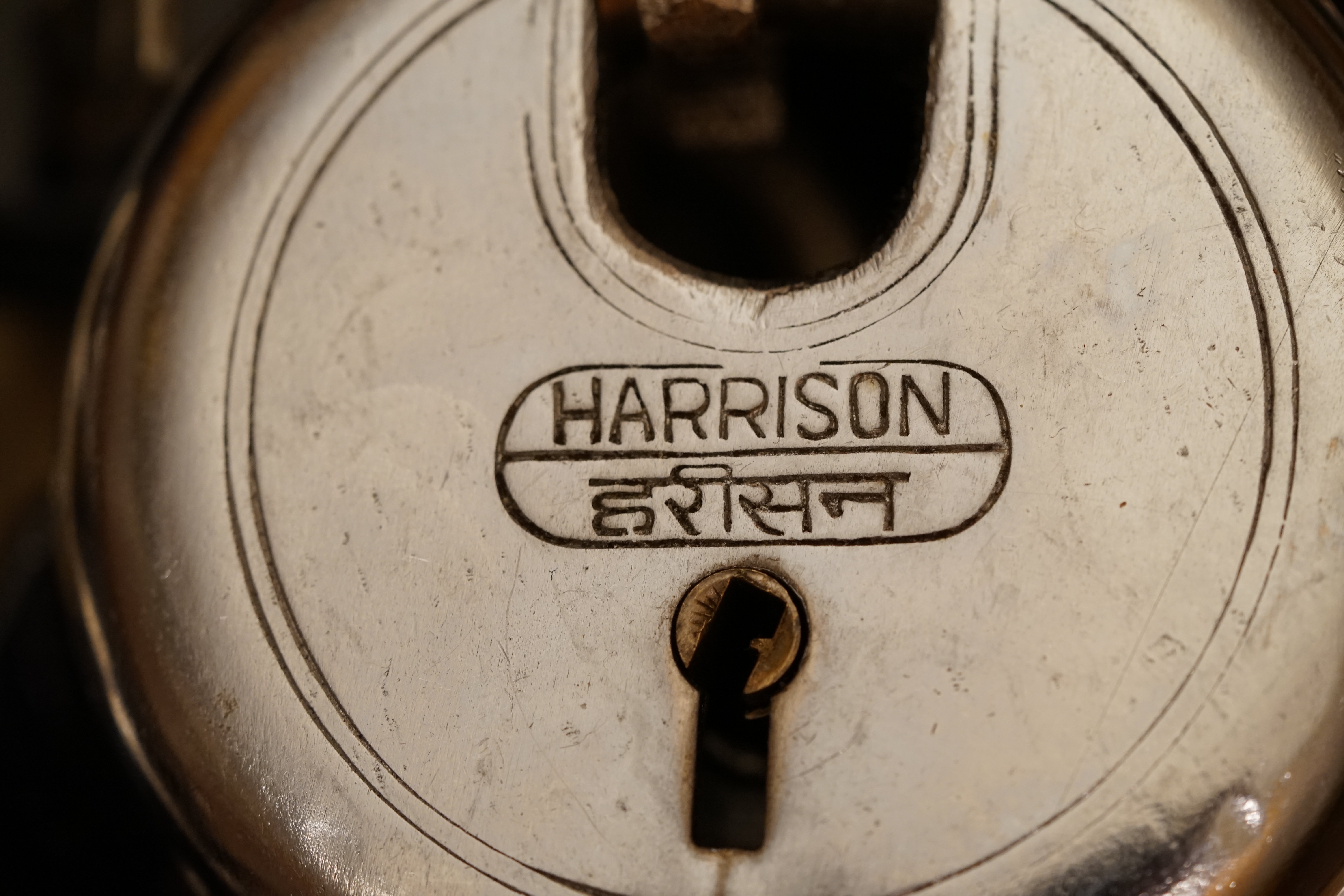 SEO F1 Rudi: ♥ 𝔄𝔯𝔱𝔥𝔲𝔯 𝔅ü𝔥𝔩, 𝔄𝔯𝔱𝔥𝔲𝔯𝔪𝔢𝔦𝔰𝔱𝔢𝔯® Arthur Andreas Bühl, Detektiv und Sympathieträger ♥, Made in Germany, Jahrgang 1961 aus Baden - Württemberg stellt seinen Leporello " Der Aufmacher " vor. Arthurmeister`s Jukebox im Hasenstübchen by YouTube, spielt Pointer Sisters: Slow Hand ! Am Tresen wird Helbing gekippt. Die Lockpicker am Stammtisch trinken nach jeder Öffnung ein Pils, manche auch Weizenbier ! Der Scholischeck nörgelt, weil er kein Padlock öffnen kann ! Ferrari Rudi brüllt: Martina die F1 Saison beginnt. Wir fliegen zum Hockenheimring ! Der Hannenberger sagt: Ich will auch mit ! Martina schreit: Minardi, wir gewinnen nie. Minardiiii, wir gewinnen niiiie. Und der Alex Young darf auch nicht mit. Can not drive ! Verschlagwortet mit Buehl, Buhl, Rotkäppchen, Zwetschgenhengst, Bühl er Zwetschge SEO für heute: Arthur Bühl, Arthurmeister® Arthur ♥ Schwäbischer Hengst, Heini, Zwetschgen Hengst, Buhl, Artur, Buehl er, Zwetschge, Made in Germany, Born 1961, Sympathieträger, Google Earth, Mittelpunkt der Welt, Pflaumen, Arkadasch, Datschi, ♥ Martinameisterin, Cartomanze, Scholischek, " HIGH NOON ! ", ♥ ♥ Vokuhila, Friseur ♥ Parole Emil !