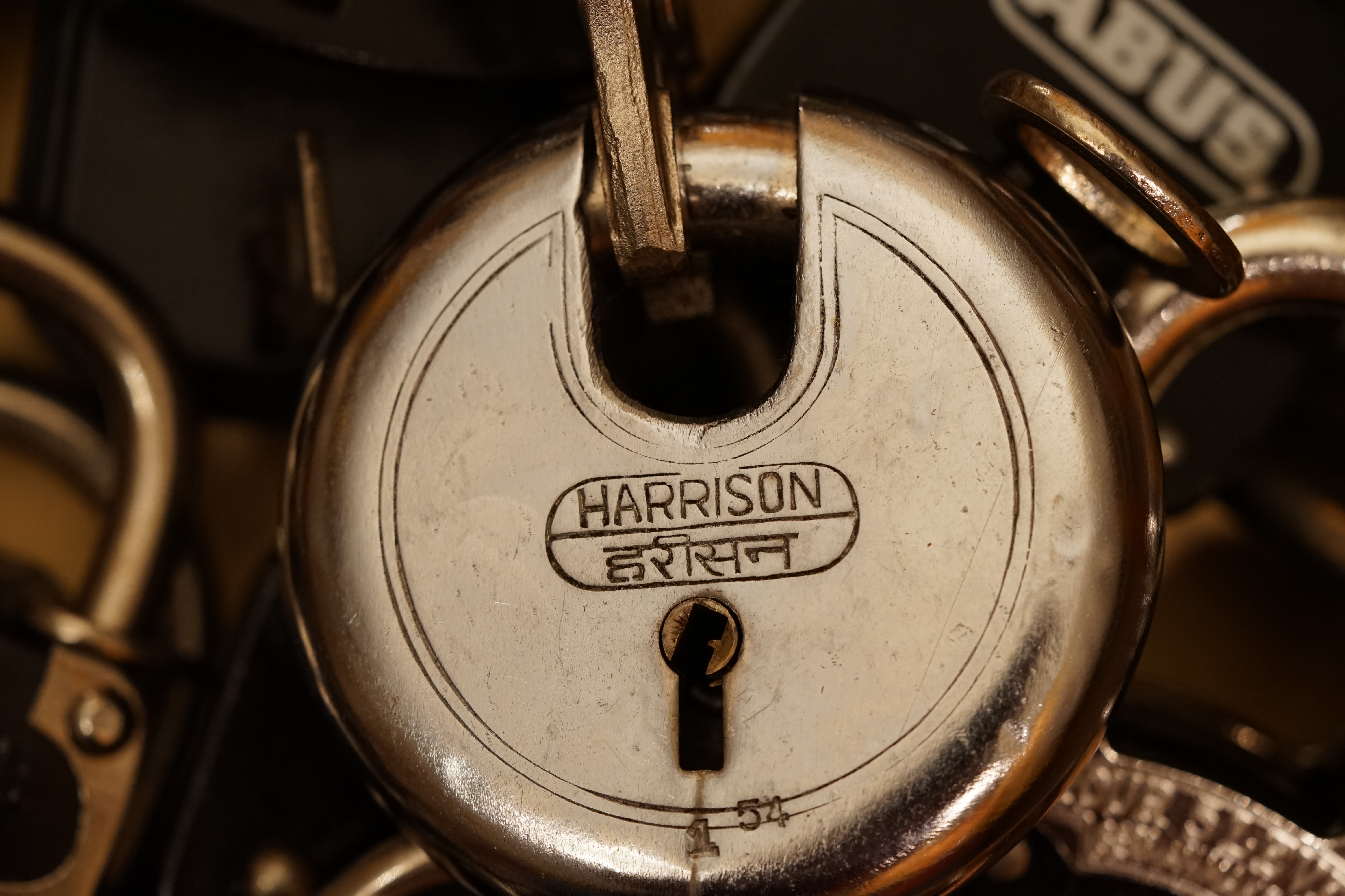 SEO F1 Rudi: ♥ 𝔄𝔯𝔱𝔥𝔲𝔯 𝔅ü𝔥𝔩, 𝔄𝔯𝔱𝔥𝔲𝔯𝔪𝔢𝔦𝔰𝔱𝔢𝔯® Arthur Andreas Bühl, Detektiv und Sympathieträger ♥, Made in Germany, Jahrgang 1961 aus Baden - Württemberg stellt seinen Leporello " Der Aufmacher " vor. Arthurmeister`s Jukebox im Hasenstübchen by YouTube, spielt Pointer Sisters: Slow Hand ! Am Tresen wird Helbing gekippt. Die Lockpicker am Stammtisch trinken nach jeder Öffnung ein Pils, manche auch Weizenbier ! Der Scholischeck nörgelt, weil er kein Padlock öffnen kann ! Ferrari Rudi brüllt: Martina die F1 Saison beginnt. Wir fliegen zum Hockenheimring ! Der Hannenberger sagt: Ich will auch mit ! Martina schreit: Minardi, wir gewinnen nie. Minardiiii, wir gewinnen niiiie. Und der Alex Young darf auch nicht mit. Can not drive ! Verschlagwortet mit Buehl, Buhl, Rotkäppchen, Zwetschgenhengst, Bühl er Zwetschge SEO für heute: Arthur Bühl, Arthurmeister® Arthur ♥ Schwäbischer Hengst, Heini, Zwetschgen Hengst, Buhl, Artur, Buehl er, Zwetschge, Made in Germany, Born 1961, Sympathieträger, Google Earth, Mittelpunkt der Welt, Pflaumen, Arkadasch, Datschi, ♥ Martinameisterin, Cartomanze, Scholischek, " HIGH NOON ! ", ♥ ♥ Vokuhila, Friseur ♥ Parole Emil !