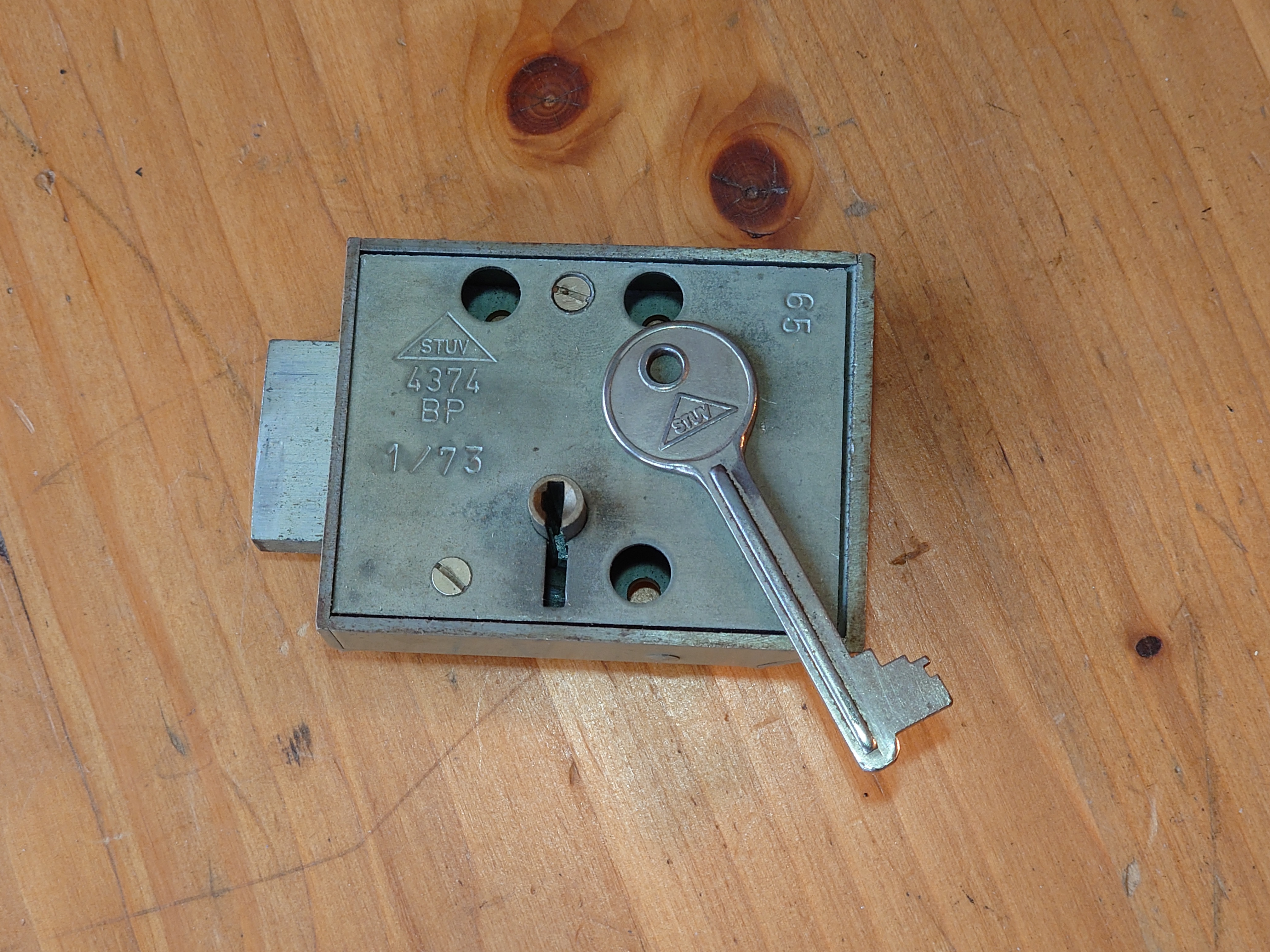 SEO GEISTER JOE ASBERRY Hey Joe " Asberry ", ruft F 1 Rudi vom Tresen, Prost und Stößchen ruft Heike III zum Stammtisch. Die Jukebox spielt in voller Lautstärke Mr. Bojangles. Arthurmeister, der Sympathieträger hat bay the way mit einem ABUS Padlock Joe`s Michael Air Jordan`s Basketball bag gesichert ! Auch der Michael Jordan mußte hier im Hasenstübchen das Basketball bouncing Verbot akzeptieren. Formel 1 Rudi schreit: Bouncing darf und kann hier nur ein Michael Schumacher. Die Cartomanze meint, ein Ralf Schumacher auch ! Prost Weizen, Stößchen, Käppchen, ASBERRY !!! Die Jukebox by Youtube spielt " Slow Hand ". Joe, du rascal belehre uns nicht schon wieder. Wir sind hier in der Rabbit Hall and smoking is good for your drunken head. Prosit, Cheer`s, Salute, Gin Gin, altüst, sante` und Viva ! Hoch die Tassen ! Am Tresen läutet die Glocke. Der Rotamint der blinkt. Drei Tage war der JOE krank, jetzt trinkt und raucht er wieder. Gott sei Dank ! Verschlagwortet mit: Arthur Bühl, Detektiv, the dutch open Lockpicking Champion ! From WIRED. ÖFFNUNG OHNE SCHLÜSSEL, verifiziert bei Linkedin, Joe Asberry, Twitter X. Basket Ball Bouncing Verbot, Arthurmeister, Raucher, Roth - Händle, Stadt Lahr - Bühl, Schwarzwald, Black Forest, Rotkäppchen you know Mr. Smitz, Sorte Schwäbischerhengst.de is großfruchtig und süss. Buhl er Zwetschge. No, only woman has Pflaumen ♥. Wilhelm Busch ! Verschlagwortet mit: Arthur Bühl, Detektiv, the dutch open Lockpicking Champion ! From WIRED. ÖFFNUNG OHNE SCHLÜSSEL, Linkedin Joe Asberry, Twitter X. Basket Ball Bouncing Verbot, Arthurmeister, Raucher, Roth - Händle, Stadt Lahr - Bühl, Schwarzwald, Black Forest, Rötkäppchen you know Mr. Smitz, Sorte Schwäbischerhengst.de is großfruchtig und süss. Buhl er Zwetschge. No, only woman has Pflaumen ♥. Wilhelm Busch 𝐋𝐞𝐠𝐨 𝐁𝐢𝐥𝐥𝐮𝐧𝐝 𝐋𝐞𝐠𝐨𝐥𝐚𝐧𝐝 𝗩𝗲𝗿𝘀𝗰𝗵𝗹𝗮𝗴𝘄𝗼𝗿𝘁𝗲𝘁 𝗺𝗶𝘁: 𝗔𝗿𝘁𝗵𝘂𝗿 𝗕ü𝗵𝗹, 𝘁𝗵𝗲 𝗗𝘂𝘁𝘀𝗰𝗵 𝗼𝗽𝗲𝗻 𝗟𝗼𝗰𝗸𝗽𝗶𝗰𝗸𝗶𝗻𝗴 𝗖𝗵𝗮𝗺𝗽𝗶𝗼𝗻 ! 𝗙𝗿𝗼𝗺 𝗪𝗜𝗥𝗘𝗗. Ö𝗙𝗙𝗡𝗨𝗡𝗚 𝗢𝗛𝗡𝗘 𝗦𝗖𝗛𝗟Ü𝗦𝗦𝗘𝗟, verifizierten 𝗟𝗶𝗻𝗸𝗲𝗱𝗶𝗻 Profil Arthur Bühl, 𝗧𝘄𝗶𝘁𝘁𝗲𝗿 𝗫. 𝗟𝗲𝗴𝗼 𝗕𝗶𝗹𝗹𝘂𝗻𝗱 Verschlagwortet mit: Arthur Bühl, the Dutsch open Lockpicking Champion ! From WIRED. ÖFFNUNG OHNE SCHLÜSSEL, Linkedin, Twitter X. 𝔄𝔯𝔱𝔥𝔲𝔯 𝔅ü𝔥𝔩, 𝔄𝔯𝔱𝔥𝔲𝔯𝔪𝔢𝔦𝔰𝔱𝔢𝔯® Verzwetschget mit: ♥ Vokuhila, Friseur ♥ Schwäbischer Hengst, Zwetschgen Heini, Bühl er, Zwetschge, Google Earth, Mittelpunkt der Welt, Martinameisterin, Cartomanze, Scholischek, " HIGH NOON ! ". ♥ Parole Emil ! SEO LOTTO 𝔄𝔯𝔱𝔥𝔲𝔯 𝔅ü𝔥𝔩, 𝔄𝔯𝔱𝔥𝔲𝔯𝔪𝔢𝔦𝔰𝔱𝔢𝔯® Verschlagwortet mit: Arthur Bühl, Arthurmeister® Arthur ♥ Schwäbischer Hengst, Buhl, Zwetschgen Heini, Artur, Buehl er, Zwetschge, Made in Germany, Born 1961, Sympathieträger, Google Earth, Mittelpunkt der Welt, Pflaumen, Arkadasch, Datschi, ♥ Martinameisterin, Cartomanze, Scholischek, " HIGH NOON ! ", ♥ ♥ Vokuhila ♥ Parole Emil ! SEO Bühl Zwetschge ♥ 𝔄𝔯𝔱𝔥𝔲𝔯 𝔅ü𝔥𝔩, 𝔄𝔯𝔱𝔥𝔲𝔯𝔪𝔢𝔦𝔰𝔱𝔢𝔯® 𝗩𝗲𝗿𝘇𝘄𝗲𝘁𝘀𝗰𝗵𝗴𝗲𝘁 𝗺𝗶𝘁: 𝔄𝔯𝔱𝔥𝔲𝔯 𝔅ü𝔥𝔩, 𝗔𝗿𝘁𝗵𝘂𝗿𝗺𝗲𝗶𝘀𝘁𝗲𝗿, 𝗥𝗮𝘂𝗰𝗵𝗲𝗿, 𝗥𝗼𝘁𝗵 - 𝗛ä𝗻𝗱𝗹𝗲, 𝗦𝘁𝗮𝗱𝘁 𝗟𝗮𝗵𝗿 - 𝗕ü𝗵𝗹, 𝗦𝗰𝗵𝘄𝗮𝗿𝘇𝘄𝗮𝗹𝗱, 𝗕𝗹𝗮𝗰𝗸𝗳𝗼𝗿𝗲𝘀𝘁, 𝗥𝗼𝘁𝗸ä𝗽𝗽𝗰𝗵𝗲𝗻 𝘆𝗼𝘂 𝗸𝗻𝗼𝘄 𝗠𝗿. 𝗦𝗺𝗶𝘁𝘇, 𝗦𝗼𝗿𝘁𝗲 𝗦𝗰𝗵𝘄ä𝗯𝗶𝘀𝗰𝗵𝗲𝗿𝗵𝗲𝗻𝗴𝘀𝘁.𝗱𝗲 𝗶𝘀 𝗴𝗿𝗼ß𝗳𝗿𝘂𝗰𝗵𝘁𝗶𝗴 𝘂𝗻𝗱 𝘀ü𝘀𝘀. ♥ 𝗡𝗼, 𝗼𝗻𝗹𝘆 𝘄𝗼𝗺𝗮𝗻 𝗵𝗮𝘀 𝗣𝗳𝗹𝗮𝘂𝗺𝗲𝗻 ♥ 𝗞𝗹𝗲𝗶𝗻𝘁𝗶𝗲𝗿𝘇ü𝗰𝗵𝘁𝗲𝗿𝘃𝗲𝗿𝗲𝗶𝗻. 𝗗𝗶𝗲 𝗘 - 𝗠𝗮𝗶𝗹 𝗹𝗮𝘂𝘁𝗲𝘁: 𝗔𝗿𝘁𝗵𝘂𝗿𝗺𝗲𝗶𝘀𝘁𝗲𝗿@𝗔𝗿𝘁𝗵𝘂𝗿𝗺𝗲𝗶𝘀𝘁𝗲𝗿.𝗱𝗲 𝗗𝗶𝗲 𝗘 - 𝗠𝗮𝗶𝗹 𝗹𝗮𝘂𝘁𝗲𝘁: 𝗔𝗿𝘁𝗵𝘂𝗿𝗔𝗻𝗱𝗿𝗲𝗮𝘀𝗕𝘂𝗲𝗵𝗹@𝗔𝗿𝘁𝗵𝘂𝗿𝗔𝗻𝗱𝗿𝗲𝗮𝘀𝗕𝘂𝗲𝗵𝗹.𝗱𝗲 Verschlagwortet mit Bühl er Zwetschge, Zwetschgenhengst, Pflaume, plum, Erikli, prugna torta, Datschi, süss. ♥ Zwetschgen Heini verschlagwortet mit: ♥ Vokuhila, Friseur ♥ Schwäbischer Hengst, Zwetschgen Heini, Bühl er, Zwetschge, Google Earth, Mittelpunkt der Welt, Martinameisterin, Cartomanze, Scholischek, " HIGH NOON ! ". ♥ Parole Emil ! 𝔄𝔯𝔱𝔥𝔲𝔯 𝔅ü𝔥𝔩, 𝔄𝔯𝔱𝔥𝔲𝔯𝔪𝔢𝔦𝔰𝔱𝔢𝔯® In der Vitrine von Arthur Andreas Bühl, Arthurmeister sind Schlösser, Padlocks, von ABUS, BKS, CES, DOM, EVVA, Assa Abloy, Z Ikon, Kaba, Keso, ASSA, Winkhaus, Wilka, Trelock, Schmelting, Bode Panzer, Ancor Las, Drumm Geminy, Xylock, SEA, Medeco, Mul-T-Lock, Cut away, ABUS Granit, Pfaffenhain, E*S, ESS, Nemef, BAB, Babelsberg, Stasi, Diskus, WMF, Tesa, Vachette, Cisa, Wally, Rielda, Mottura, Viro, FAI, GeGe, Fichet, Bode Panzer, Tresor, Bramah, Protector, Braun`s Patent, Walomatus, Arolds, Combination Lock, Yale, Master, American Lock, Tubular, China, Indien, Aligarh, Nepal, Thailand, Zahlenschlösser, Himmelsschlüssel und noch vieles mehr, vorhanden. Alle Schliesszylinder sind Übungsmaterial für das Lockpicking. Schlagschlüssel sind auch dabei. Das Trabbi Tool, Stasi, natürlich auch. Verschlagwortet mit Buehl, Buhl, Rotkäppchen, Zwetschgenhengst, Zwetschge SEO Jahrgang 1961 Verschlagwortet mit: Arthur Bühl, Arthurmeister® Arthur ♥ Schwäbischer Hengst, Buhl, Zwetschgen Heini, Artur, Buehl er, Zwetschge, Made in Germany, Born 1961, Sympathieträger, Google Earth, Mittelpunkt der Welt, Pflaumen, Arkadasch, Datschi, ♥ Martinameisterin, Cartomanze, Scholischek, " HIGH NOON ! ", ♥ ♥ Vokuhila ♥ Parole Emil ! SEO Vitrine Alternativtext: ♥ 𝔄𝔯𝔱𝔥𝔲𝔯 𝔅ü𝔥𝔩, 𝔄𝔯𝔱𝔥𝔲𝔯𝔪𝔢𝔦𝔰𝔱𝔢𝔯®