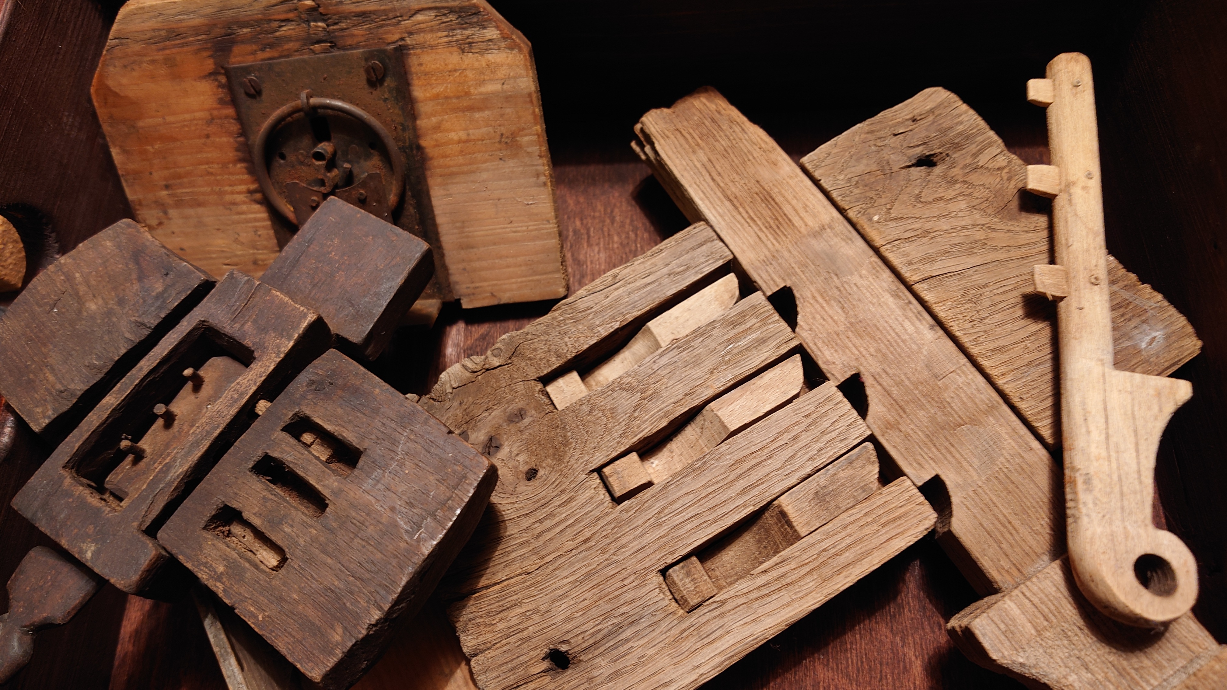 Karussel OFFEN und ZU: 𝔄𝔯𝔱𝔥𝔲𝔯 𝔅ü𝔥𝔩, 𝔄𝔯𝔱𝔥𝔲𝔯𝔪𝔢𝔦𝔰𝔱𝔢𝔯® Arthur Bühl, Jahrgang 1961, Detektiv aus Hamburg, Im Dienste der Wahrheitsfindung unterwegs, betreibt in seiner Freizeit Lockpicking aus Leidenschaft. Der mehrfache Deutsche Meister wird in der WIRED als " Master of Universe " betitelt. In der BILD et ist der Artikel " Herr der Schlösser " abgedruckt. Im Hasenstübchen - Fuhlsbüttel, am Hasenberge, Santa Fu, wird gefeiert. Arthurmeister® stellt seinen Leporello " Der Aufmacher " vor. Der Stammtisch grölt " OFFEN ". Scholischek, Rudi, Heike I, Noagerlzutzler und Arthur prosten sich zu. Die Jukebox auf YouTube spielt Slow Hand ! ♥ Beim Tanzen ruft die Cartomanze " Ey du Sympthieträger, komm mal her " ! Verschlagwortet mit: ♥ Vokuhila, Friseur ♥ Schwäbischer Hengst, Zwetschgen Heini, Bühl er, Zwetschge, Google Earth, Mittelpunkt der Welt, Martinameisterin, Cartomanze, Scholischek, " HIGH NOON ! ". ♥ Parole Emil !