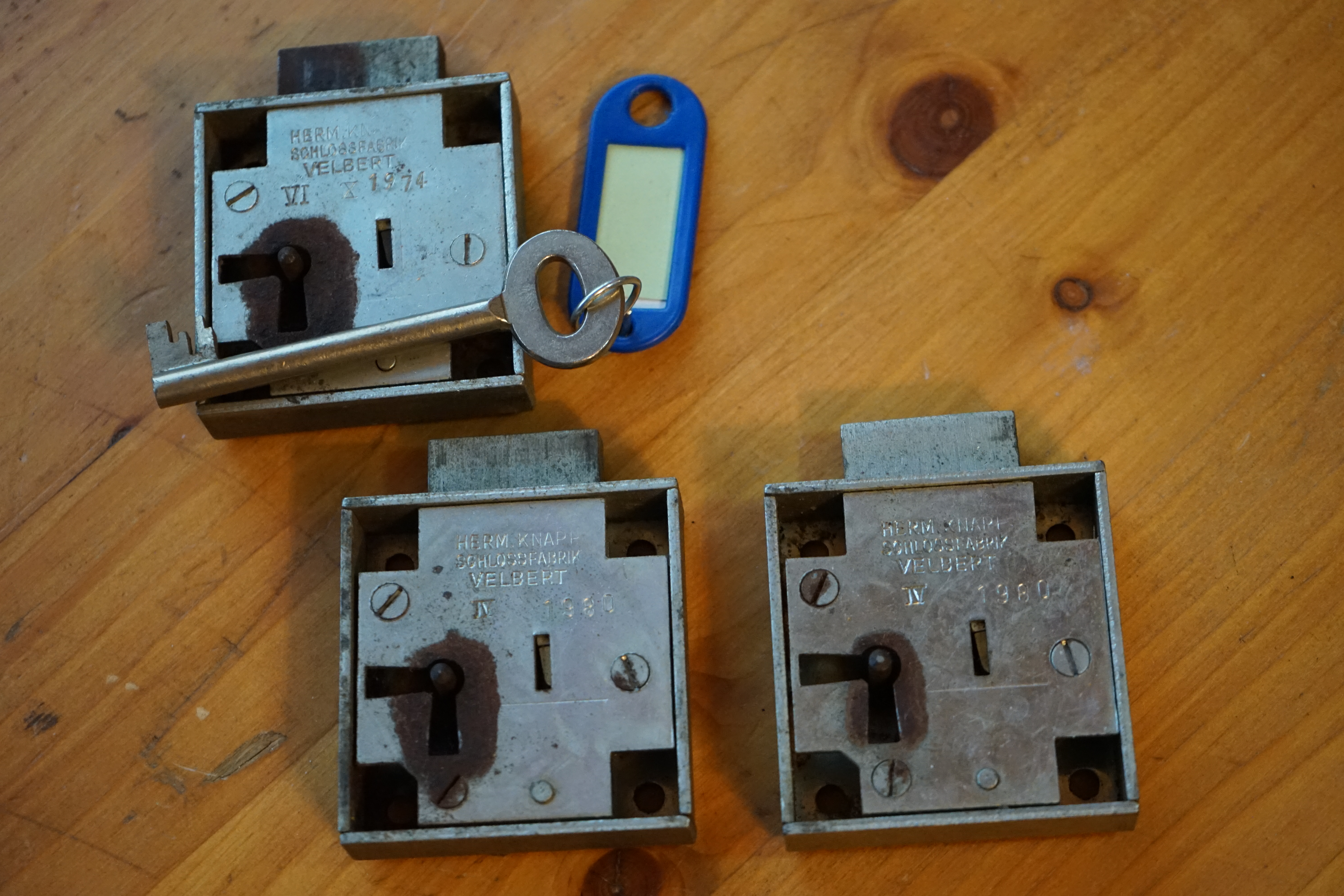 Good Morning, High Noon, guten Tag from Germany, Hamburg, mein Name ist Uschi. Die rasende Reporterin von der Bild et Zeitung. Ich konzipiere und betreue die Webseiten des Herrn Arthur Bühl, alias ARTHURMEISTER, Präsident Pornomeister SARL. Ich bemängele ihre falsche Auswahl zu den Bilder aud dem Laufband Arthurmeister " Arthur-Buehl-Arthurmeister®-Praesident ", dem Foto aus dem Laufband Pornomeister " Arthur-Buehl-Arthurmeister®-Detektiv-und-Sympathietraeger " und dem Foto des Herrn Bühl aus dem Laufband Arthur-Bühl.de " 𝔄𝔯𝔱𝔥𝔲𝔯-𝔅ue𝔥𝔩-𝔄𝔯𝔱𝔥𝔲𝔯𝔪𝔢𝔦𝔰𝔱𝔢𝔯®-Arthurmeister-beim-Friseur-vor-dem-Interview-Die-E-Mail-lautet-Sympathietraeger@Sympathietraeger.com. E-Mail-lautet-Arthurmeister007@gmail.com " Diese Lichtbilder wurden von mir zwar unter der Google Bilder - Gallerei eingepflegt, sind aber seit geraumer Zeit nicht mehr sichtbar. Deshalb habe ich die Bildbeschreibung dahingehend ergänzt, das es sich um eine private Performance Webseite handelt. Meine Anordnung dieser JPG in Ihrer Gallerie ist gewollt. Deshalb machen Sie diese Fotos aus dem Laufband Arthur Bühl und aus den Laufbändern Arthurmeister und Pornomeister wieder sichtbar. Diese Foto`s sind Bestandteil dieser Performance, wie das Grün in Ihrem geschätzten Google Logo, oder das Rot aus Ihrer geschätzten Landesflagge ! Ich würde Ihre Logo`s auch nicht entfernen ! Also: alle Foto`s und JPG `s im Internetz, wieder sichtbar machen ! Ihre Uschi, die rasende Reporterin von der Bild et Zeitung und die Macherin von Radio-Eriwan.de. Ihre Mühe sehe ich als Selbstverständlichkeit ! Gerne Grüße ich vom Stammtisch im Hasenstübchen unserem Bunny Hall. In Arthurmeister`s Jukebox haben wir für das Google - Team den Bringersound " We speak no Americano " gedrückt ! Parole Freibier für Google LLC. And greetings from Mr. Smitz.us ! 𝔄𝔯𝔱𝔥𝔲𝔯 𝔅ü𝔥𝔩, 𝔄𝔯𝔱𝔥𝔲𝔯𝔪𝔢𝔦𝔰𝔱𝔢𝔯 ® Stück Davon schwarze Katze, Zwei Katzenkopf Schlösser Zunft, Schlosser, Zunftabzeichen, Wappen, Geselle, Anstecknadel, Verbandsabzeichen, Stück Davon. Die nicht alltägliche Form eines Truhenschlossen führte dazu, das man die Schlosser im Zunftleben scherzhaft ironisierend Katzenköpfe nannte. Der Spitzname erhielt sich durch die Jahrhunderte. Und der Katzenkopf wurde damit zu einem Symbol. Er erscheint auf der Anstecknadel, die heute der Schlosser als Verbandabzeichen tragen kann. Die auf der Nadel angebrachte Inschrift " Stück Davon " erklärt sich wie folgt: Der wandernde Schlossergeselle sprach bei einem Meister um Arbeit vor. Befragt, ob er das Handwerk verstünde, antwortete er: Stück Davon ! Die zwei Worte wiesen ihn in aller Bescheidenheit als Angehörigen der Zunft aus, der bereit sei noch weiter zu lernen. DoubleBrain ® SEO für heute: Barockschlüssel, Schmiedeeisen, Halme gedreht, Bärte geschnitten, Reiden aufgesetzt, Stahlschnitttechnik, Kapelleneingerichte, Schmiedeeisen, Hohldorn, Gesenk, Pflanzenmotiv, Wappentierschmuck, geschmiedet, gepunzt, Schlüsselgriff beidseitig, halbrelief, Bekrönung auf der einen Seite als männlicher auf der anderen als weiblicher Kopf, Löwenwappen, Delphine, Schwanzflosse, Stilelemente der Reaissance, profilierter Steckhalm, Gesenke und Reide ziseliert, Griffrand, Zwei Schlangen blau angelassen, Eisenblech, Schließblech, Türrahmen, Schlosskasten, Eisenkern, französisch, Zierdecke ausgehauen, eingehauen und getrieben, Rosette, Ringgriff, Rokoko und Schlüssel, eisernes Wiener Barock Hangschloss mit Spreitzfedernverschluss, gefeilt, geschnitten und ziseliert, flacher Steckschlüssel, Eisengrundplatte und zwei Engel mit Trompete, Posaune und Blumengeranke verziert. Figuren, Schmuck, Jagdszene, Empire, Möbelschlösser, Messingzierdecken, Witwerschlüssel, Schlüsselgewalt, Symbol, Sargschlüssel, Silberschlüssel, Hohldorn, Nachbildung, Kammerherrnschlüssel, Bronce, feuervergoldet, Emblem mit Initialien der weltlichen oder kirchlichen Fürsten versehen, die sie verliehen haben. Doppeladler, Reichsapfel, Zepter und Krone, Übergabeschlüssel, magische Stilelemente, östrerreichischer Kammerherrenschlüssel mit Doppeladler, Kordeln und Quasten, Wien, Hoflieferant, Mayestät, päbstlich, ungarisch, bayerisch, in Silber gegossen, Sinsheim, Hohldornschlösser mit Eisenriegeln, Gelenkschlüssel, einfacher Schieberiegel aus Holz, klappbare Doppelschlüssel aus Tirol, Rohrhülse, Bart, Tirol, Kreuz, Herz, Schlüsselgehänge, süddeutsch, Leder, gotisch, Bügel, Tabakspfeifenschlüssel, Schlossergeselle nach bestandener Prüfung, Schlüsselgeschenketui für die Braut: Bund mit fünf Zimmer, Möbel und Kassettenschlüsseln, in der Mitte Haustorschlüssel aus einem Stück geschmiedet, geschnitten und mit Stahlstangen handpoliert auf dem vierseitigen Gesenk in Schreibschrift " Deutsches Empire ", Dreipass, Jugendstil, Doppelrohr, Hauptportal der Jesuitenkirchen Sankt Michael, Der Hammerschlüssel für Weinkeller: der ziselierte aufgesetzte Hammer diente dem Küfner zum abklopfen der Fässer und zum öffnen der Spunde, Enstehungszeit, Hoftheater, bayrisches Nationaltheater in München, Zerstörung, Kunstschlosser, Fritz Nüssel, Heinrich Pankofer, Germany, wissenschaftlich, systematisch, Schlüsselexperte, Sammler, Privatsammlung, Schlüsselzentrale München, Fachmann für Sicherheitsfragen, sachkundig, Experte, versierter Restaurator, historischer Wert, handwerkliches Geschick und seine langjährige Berufserfahrung, Anerkennung, international, Fachmann nicht nur für die Technick von Schlüsseln und Schloss, auch für künstlerische und historische Fragen. Standardwerk Europa, Übersee, offizielle Stellen, Landeskriminalamt, Bundesanwaltschaft, Keltenschlüssel, Vorchristus, Witwenschlüssel, John F. Kennedy, Weisses Haus, Schlossmuseum Velbert, gut verpackt, Pullach, Erfinder und Auror, Leidenschaft, aufschlußreiches Werrk, Memoiren, Töchter, Emmi Seifert, Marlene Nüssel, Frau Anni, Kaminkehrer, Schwanthal, Freund und Helfer der Polizei, mein Leben, Gedichte, Kaffeveranstaltung, Nachbarschaftshilfe, Essen auf Rädern, Schlüsselfigur, tausend Stücke, Keltenzeit, Christus, Kelheim, Exemplare, Ausländische Lehrlinge, Brocken, wiegt fünf Kilo, Schmucksafe, Ludwig XV 1430, Brillianten, Verona, Eisenzeit, Ägypten, Hallstadtzeit, Salzkammergut, Hallstadt Gräberfeld, Epoche, Eisenverhüttung, Salzbergbau, Gerätschaften zu exportieren, geographischer Ort am Nordende des Neuenburger Sees in der Schweiz, Pfalbauten, auf festem Land angelegte Siedlung, europäische Eisenzeit, Kelten Indogermanischen Völkergruppe, Germanen, Rhein, kämperisch, expansionsbereit, Rom, Homer, Dichter, Jugendzeit, halbdunkel, erahnbar, zivisilatorische Dokumente, Dichtung, märchenhaft schöne Gestalt, Götter treten vor uns hin, denen die mittelmerisch kleinasiatische Menschheit Wirkungen und Tätigkeiten zugedacht hat, die diesen Fabelwesen für immer Kontur verliehen haben. So tritt der Schmiedegott Hephaistos lateinisch Vulkanos vor uns hin: Rußig und edel zugleich, genial erfinderisch, ein kunstreicher Handwerkegott. Der zu den 12 Hauptgöttern der griechisch römischen Antike erzählt wird. Jupiter, Himmel, hinabgstürtzt, Entfernung der Erde von den Sternen, Insel Lemlos, Hinkefuss, Gerechtigkeit, alte Fabeln, schöne und liebenswürdige, Eheweib, Museeum of fine Arts in Boston USA, Parmenides Lehrgedicht Balanos, Hammer, Amboss, Feuer, Wasser, glühend, Metall, Hammerschlag, Gußverfahren, gewünschte Form, Holz oder Kohle, warmgeschmiedet, grobkristallin, feinkörnig, Streck und Bruchgrenze, Plinius, samische Künstler, Erzguß, Keltenschlüssel, hochkant durch einen Schlitz in der Tür gesteckt, gedreht, bis er - nun waagrecht - in die Angriffe der im Riegel gelagerten Sperrklötze eingerastet: die Sperrklötze werden angehoben, der Riegel ist entsperrt und lässt sich mit einem ledernen Zugriemen von außen auf und zu ziehen. Griechenland, lakonisch, neues Prinzip, Schlüsselträger, Kaiserzeit, Würde, Statussymbol, Römer, die punische Kriegen das Metallhandelsmonopol an sich gebracht hatten verfügten in reichem Maße über Kupfer, Zink und Zinn. Verschlußriegel, Feder, Lochkanäle, Sperrstifte, entsichert, auf oder zugeschoben, Drehschlüssel, Hangschloss, Spreitzfeder, Kulturlandschaft, Kassetten, Truhen, Türen, Tiermaskendeckel, Pferdegstalt, arabisch, Vexier, indisch, Kugel, Grundform, Volldorn, Technische Feinheit, Eleganz, Zweckgebilde in den Händen von Menschen, die bemüht sind, mit einem rauhen, kriegerischen Leben fertig zu werden, Verteidigung, bedachte Architektur, spürbar, verschlossen, Zierlichkeit, Zeitläufe, Kultur, Willen und Werkstätten in Pompji und Herkulaneum, Wachsmodell Tonmantel gebrannt, schmilzt das Wachs glühend, Nachteil, römisches Imperium, desto länger, primitive Form, Spätantik, Karolingische Kunst, Fräkisches Adelsgeschlecht, Karl der Große, Triebfeder, Höfische und Kirchliche Kreise, Monumental Kunst, Klerikale Kreise, Kulturträger, Elfenbein, Goldschmied, Goldschmiedekunst, geistig - kulturelle Erhellung, Abendland, profunde Bedeutung, Ehefrau, häusliche Gewalt, Vertrauen, Brauch, Kirchweihtag, Steiermark, geweiht, Gnadenschlüssel, Petrus - Schlüssel, Apostel, Pilger, Schenkung, Pabst Pälagius, Gregor, König Alfons von Kastilien, König Alfred, romanischer Stil, schöpferische Kraft, Kunstgewerbe, Klöster, Kostbarkeiten, kunsthandwerklich, Verfeinerung, Raffiniertheit, Formenwelt, Alltag, Kleidung, Ritterrüstung, kraftvoll, primitiv, gotische Epoche, Jan van Eick, Grammatik, Lebensstil, geläutert, gültig, Opulenz der Kleidung, Materialwert, Charme, Sakral, Phantasie, Formensprache, feinsinnig, Steinmetz, Bescheidenheit, Portal, Notre - Dame, Paris, köstlich, kostbar, Mechanismus, Entsperrungsvorgang, Fischblasen, Kreuze, Drei - und Vierpass, grotesk, meisterlich, Handwerkszeug primitiv, Gewirre, Besatzung, Tropfen Öl, rein von Hand, Prochnov, Kunstschreiner, gesunde Männer, Michael Mann, Michael Mann Kästchen, Nürnberg, Augsburg, Fürth, Wörth, Riegelwerk, sauber geätzte und vergoltdete Büchsen und Pistolen aus Eisen. Doppelmeyer, Markgraf, erlassene Strafe, Spinnenschlösser, Deckelunterseite, figürlich, kunstfertigkeit, Schlüsselloch, größere Summen harten Geldes, raffiniert, Spielerei, Kuriusität, Zeugnis, Möbel, Bombast, Schwulst, Liebe, Zäsur, Dreißigjähriger Krieg, Mutter Courage, Armut, Schichten in Deutschland, Reformation, patetisch, Phänomen, Ornament, Pierre Frommerie, Sedan, Berlin, Ebenholz, Emaill, monumental, Signatur, Barock, Formenreichtum, gediegen, summarisch, mittelmäßig, Epochen, Werkleute, Halskette, Mayestät, Spanien, Revolution, Mittelalter, feierlich, Feind, Öffnung der Tore, Kapitulation, Schlüsselsoldat, Mitglied der päbstlichen Schweizer Garde, Pabstwappen, abfällige Bedeutung, Stadtwappen Tabackspfeife, Vierkant, Dolch, Pistolenschlüssel, geheime Nachrichten, Siegel, Hammerschlüssel für einen Weinkeller, Liebende, Angebetete, Ritter, Kreuzzug, Heiliges Land, Kreuzritter, Ehefrau, Märchen, arges oder schönes, es will scheinen, das eine Welt ohne Schlüssel nicht denkbar ist, Paris, Turenschloss, Schlossfalle, Konstruktion, Luxus, Verschwendungssucht, Kleinod, Brilliant, Maillard, König Stanislas, Ballkongitter, Pastellportrait, Museeum der Stadt Nancy, spirituell Sonnenkönig, Prinz Eugen von Savojen, den sublimen Geist seiner Epoche, General Feldmarschall Prinz Freund der Musen, Besieger der Türken, Zunftbuch, Balthasar, Gitter, Porzellan, hochkultiviert, Degengriff, Münchener Hof, Wittelsbach, Gesamtkunstwerk, Johann Joachim Winckelmann, Kleidermode, Reifrock, Schnürrleibchen, Wohnkultur, Neoklassizismus, Möbel, Chubb, Bramah, Inselstaat, Engländer, Ungarn, Italiener, Tossi, Yale, Hobbs, Aber die Bemühungen um immer neue vergrößerte Sicherheit im Bereich des Schlosses gingen weiter. Man glaubte vorübergehend das non plus ultra Sicherheitsschloss konstruiert zu haben und zwar kühn genug, Geldpreise für denjenigen auszusetzen, dem es gelingen würde, diese neuartigen Schlösser aufzusperren. Überraschend geschah das dank der Fertigkeit des Amerikaners Hobbs 1853. Seine Medtode des Aufsperrens ist in der Fachwelt als Hobbsches Öffnungsverfahren bekannt. Es wurde mit Erfolg publiziert, das Kriminelle Hinweise zum Öffnen der Sicherheitsschlösser erhielten. Linus Yale, Fallstiftriegelschlösser, der Ägypter, Assyrer, Babyloner, Yale Zylinder, C.E. Schulte in Velbert, Kromer Protector Schloss 1871, Hahn AG, Karl Zeiss, BKS, Boge und Kasten Solingen, Koloss von Roddos, Byzanz, Konstantinopel, Moschee, Kirche, Schlüsseltyp, Kaufmann, Herkunft, Herzblatt, Kurfürst, Alltagsgebrauch. Die Schönheit der Welt. Die Kraft, die menschlichen Schöpfergeist gewahr werden lässt. Die beiden Schlüssel in der Hand des heiligen Petrus geben diesem die Macht, die Pforten des Himmels zu öffnen. Der Schlüssel ist ein christliches Symbol, er ist aber auch das Inbild menschlichen Schöpfergeistes und als solches steht er in unmittelbarer Beziehung zu der Arbeitswelt des Sammlers Heinrich Pankofer. Doblebrain ® gibt vor: Mehr SEO ! ! ! Arthur Bühl, Arthurmeister, Wappen Bühl, Bühl Art, Flagge, Fahne, Arthurmeister Ring BÜHL öffnet Dormakaba, Kaba, Kaba 8 und weitere wie Quattro und Gemini. Tja und im Falle eines Falles, klebt UHU wirklich alles und kurz drauf, ist alles wieder auf ! Auch Dormakaba in Bühl im Falle eines Falles ! Verschlagwortet mit: Arthur Bühl, Detektiv, the dutch open Lockpicking Champion ! From WIRED. ÖFFNUNG OHNE SCHLÜSSEL, Linkedin Joe Asberry, NBA, Twitter X. Basket Ball Bouncing Verbot, Arthurmeister, Raucher, Roth - Händle, Stadt Lahr - Bühl, Schwarzwald, Black Forest, Rötkäppchen you know Mr. Smitz, Sorte Schwäbischerhengst de is großfruchtig und süss wie UHU. Buhl er Zwetschge. No, only woman has Pflaumen ♥ Wappen Arthur Andreas Bühl, Flagge ! Wilhelm Busch ♥ 𝔄𝔯𝔱𝔥𝔲𝔯-𝔅ue𝔥𝔩-Wappen-𝔄𝔯𝔱𝔥𝔲𝔯𝔪𝔢𝔦𝔰𝔱𝔢𝔯-®-Von-rechts-nach-links-Glueck-bringts-♥.gif 𝔄𝔯𝔱𝔥𝔲𝔯-𝔅ue𝔥𝔩-𝔄𝔯𝔱𝔥𝔲𝔯𝔪𝔢𝔦𝔰𝔱𝔢𝔯®-Arthur-Buehl-WebTuev®-ges.-gesch.-Die-E-Mail-lautet-Webtuev@WebTuev.de.png Arthur-A.-Buehl-Detektiv-aus-Hamburg-Arthurmeister®-Vitrine-Cut-Lock-veroeffentlicht-Xing-verifiziertes Linkedin PROFIL ARTHUR BÜHL Detektiv aus Hamburg-Facebook-Twitter-X.jpg