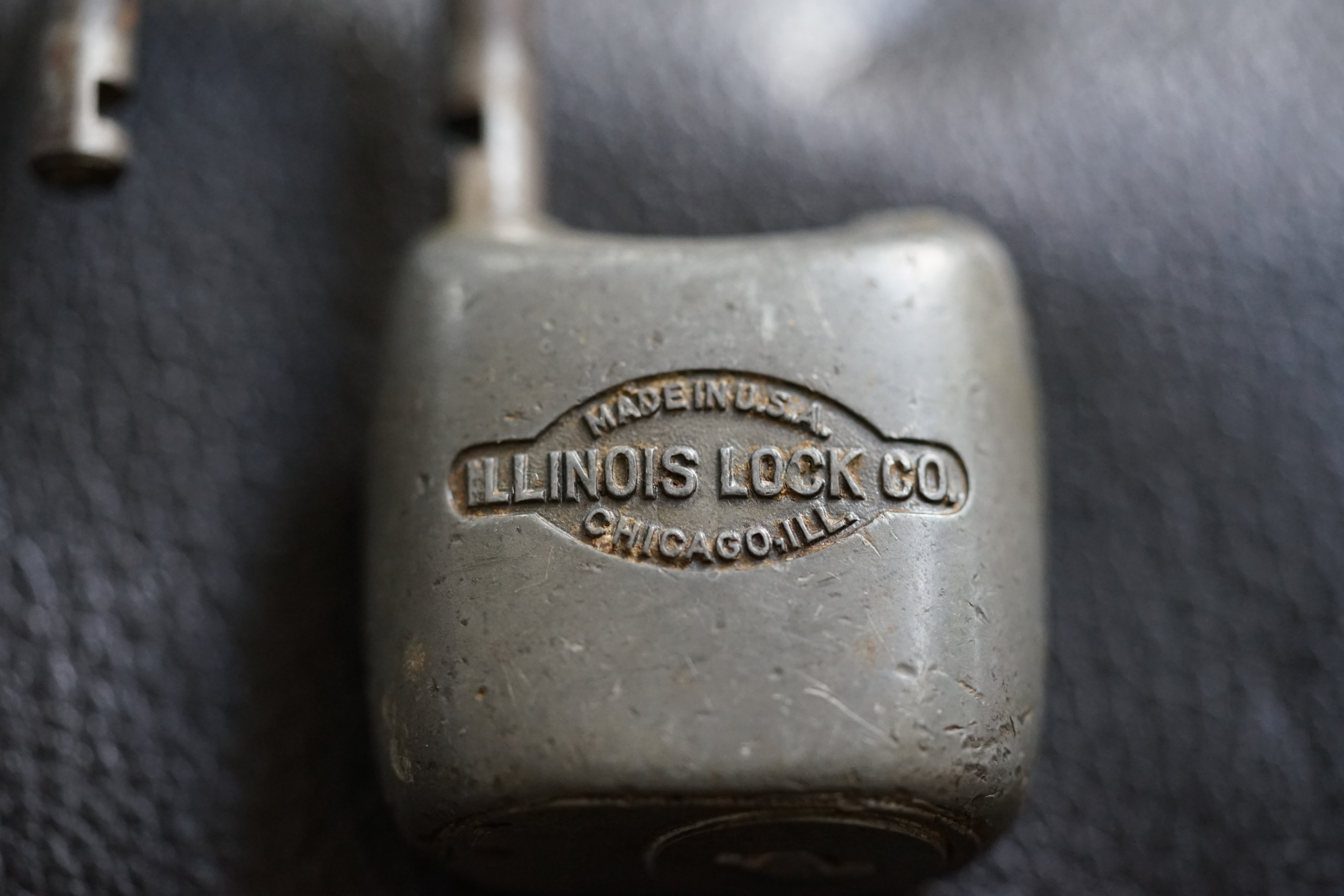 Arthur Bühl, Arthurmeister ®,Lockpickerherz ® Schlossherz ®, Pornomeister ®, neuer SEO Text für 2025 12.00 Mittags im Hasenstübchen. Basketball Bouncing Joe Asberry schreit: Prost ! Die Glocke kingelt ! In Arthurmeister`s Jukebox im Hasenstübchen spielt: Slow Hand von den Pointer Sisters. Ferrari Rudi sitzt am Tresen. Anstatt Helbing trinkt er heute Underberg. Pelle und Heike I machen Stößchen. Justamente klingelt das Telefonino. Der Hannenberger lacht zu Bouncing Joe Asberry: Ich wette mit Dir: Da ruft unser Freund Mr. Smitz vom Playboy an. Arthurmeister geh endlich ran. Die Glocke klingelt. Yes Mr. Smitz, yes, yes Mr. Smitz. Yes great, you know. Yes, yes we have a Party. Yes, yes. Ja: Angela Merkel, die kennen wir. You know: " Bundeskanzlerin ". Giovanni ruft: Bella Donna: Signora Merkel is the CEO of the world. Yes, Yes Mr. Smitz, i will look about her Memoiren. Oh Mr. Smitz ? Her Biographie with her Signature ? OH, Mr. Smitz mit Widmung ? Das wird nicht einfach ! no easy, you know ! Da muß die Glocke aber ein ganzes Wochenende läuten. Prost. Helbing. Yes Mr. Smitz, hands on the heard, you know, difficult ! Arkadasch !!! Smitz U.S.A. braucht die Memoiren von Angela Merkel signiert mit dem Text: Für Mr. Smitz from the Playboy ! Also pass auf: Dein Schwippschwager ist doch Aufsteller bei der Messe. Ja, Buchmesse. Dort hält die Merkel eine Autogrammstunde. Der soll sich dort anstellen mit seinen Kumpani. Ja, der Smitz läßt hier die Glocke läuten. Das gesamte Wochenende. Hannenberger gibt das Passwort: Freibier, Freibier ! Die Glocke läutet jetzt: Helbing ! In Arthurmeister`s Jukebox spielt: The Tramps - Disco Inferno - Orginal Longversion Tony Mendes ! Basketball Bouncing Joe swingt mit dem Kopf mit. Jetzt meint Arkadasch: Oh meine Kumpani trauen sich nicht zu Dr. Angela Merkel. Die haben Angst vor Ihr. Kein Autogramm heißt kein Freibier. Droschkendieter !! Du fährst jetzt zur Buchhandlung, holst drei Biographien von der ollen Merkel, fährst weiter zum Kujau ! Ja, der hat dem Heinemann vom Stern, Hamburg, gefälschte Tagebücher verkauft. Der soll dir in ein Exemplar die Unterschrift der Merkel und die Widmung reinmalen. Sag ihm viele Grüße vom Arthurmeister und Parole Freibier, Freibier ! Dann malt der es dir sofort. Der kann das freudigst. Und sag ihm, das sei für Smitz, Amerika. Aber diesmal soll er keine rosa Tinte verwenden. Dann kommst du wieder her und wir alle unterschreiben das zweite, dann fährst du geschwind rüber nach Fuhlsbüttel, drängelst dich am Luftfrachtschalter vor, läßt die Bücher verpacken und paßt auch auf, das die auch tatsächlich im nächsten Flieger in die U.S.A. reisen. Dann hat er die Bücher, quasi wenn der Flieger landet. Sag denen: Parole: Freibier, Freibier ! Arthur und wozu das dritte Buch ? Du Depp, wenn beim unterschreiben vom zweiten Buch einer draufkotzt oder ein Brandloch reinmacht dann haben wir Ersatz ! Und diesen legen wir dann hinter den Tresen ins Regal und tuen so als hätten wir es gelesen. Es reicht das wir Frau Bundeskanzlerin mit guten, besoffenen, nicht ausgeklügelten, dummen, peinlichen Ratschlägen beraten haben ! Punkt. In Arthurmeister´s Jukebox spielt: Lady von Kenny Rogers. Sir Waschi hat gleich CHARLIE RICH - The most Beautifull Girl in The World, gedrückt. Die Stimmung ist gut. In der Jukebox spielt mittlerweile Aloe Blanc - I need a Dollar. Die Stimmung ist fantastisch ! Jetzt steigert sich die Stimmnung noch als der Nachläufer Roberto Blanco - Caramba, Caracho ein Whiskey, Carambo Caracho ein Gin, verflucht Sacrcameto Dolores und alles ist wieder hin ! In Rio de Janeiro… drückt. Der Noagerlzutzler drückt Roberto Blanco - Der Puppenspieler von Mexico und räumt Gläser ab. Hannenberger reicht schon einmal den Himmelsschlüssel ! Schwerti fragt: Mastertouch und wenn der Dir auf die Schliche kommt ? Du Depp, was glaubst du wenn der erfährt, daß er einen orginalen Kujau, dem Tagebuchfälscher hat, dann läuft der durch Beverly Hills und gibt damit bei jedem an, als sei er The Greatest. Und Du weißt: Die Schriftsachverständigen vom Stern oder von der Bild et und der Heinemann brauchten Monate bis sie diesen Betrug mit dem Verkauf der Tagebücher erkannt haben. In Arthurmeister`s Jukebox spielt: Calvin Harris & Sam Smith: Promises ! und es wird mitgesungen. Das Droschkendieter dann doch nur beim Papierfuzzy im Copy Shop neben an war ? weil der Kujau besoffen war ? Quatsch, kalter Kaffee, der Smitz verhöckert das Buch an Rockefeller. Was glaubst du, warum die Parole Freibier Freibier lautet ? Wir sind hier nicht bei der Wohlfahrt. Ferrari Rudi macht Ralala: Sonntag ist Formel I in Indianapolis. Denkt dran: High Noon ist dann morgens 07.00 Uhr. Die Glocke läutet ununterbrochen. Freibier, Freibier, Freibier, Parole Freibier. Let Michael pass for the Championship ! Das gesamte Hasenstübchen tanzt und platzt aus allen Nähten. In der Jukebox spielt James Last und Orchester: T.S.O.P The Top Sound of Philadelphia ! Prost, Prosit und Stößchen ! Der Hannenberger sieht zufrieden aus. Taged with: Bühler Zwetschge, Bühl Wappen, Zwetschgenhengst, Zwetschgenfest, Meister, Arthur Andreas Bühl, Privatdetektiv. Arthurmeister007@gmail.com