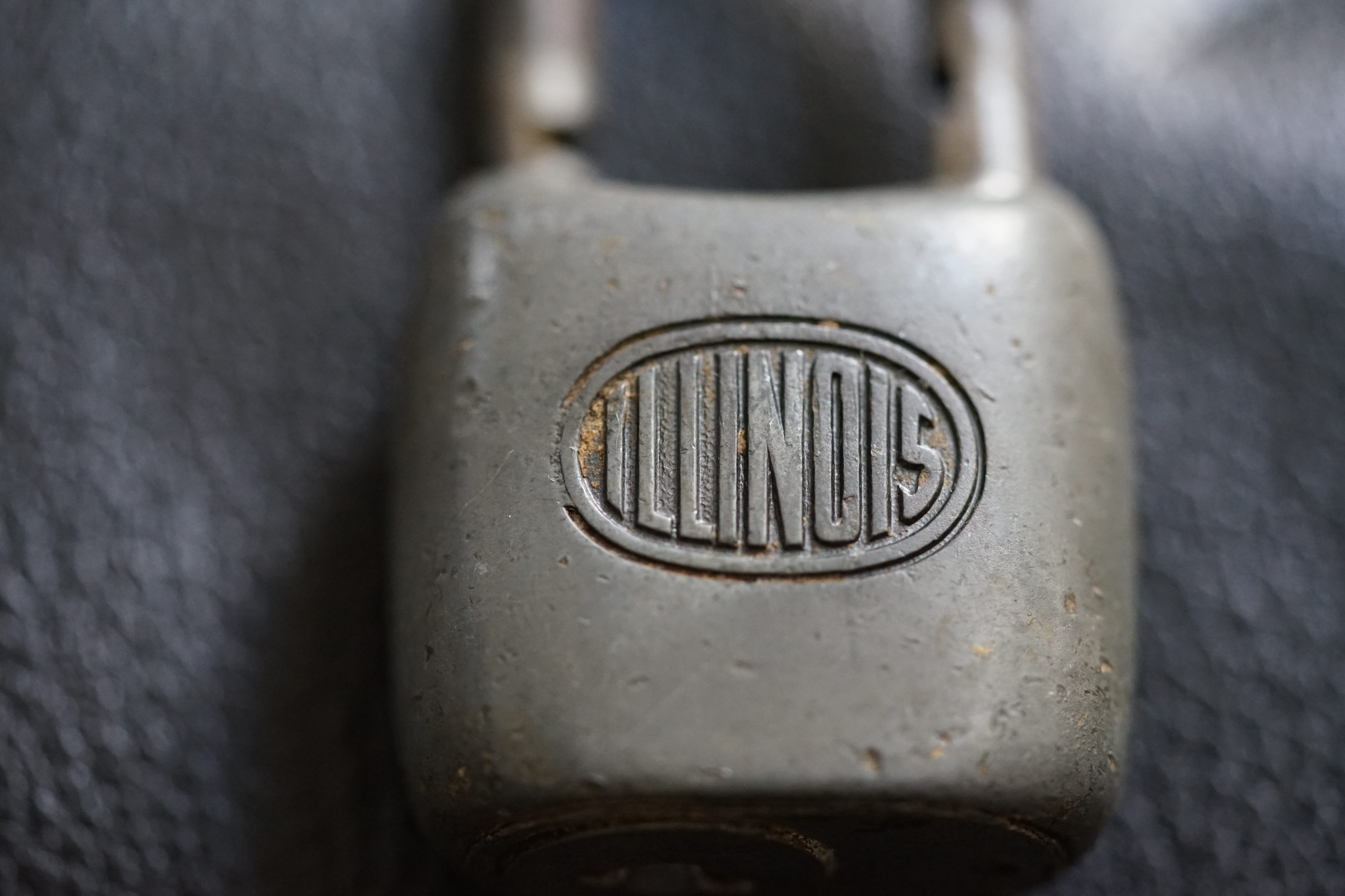 Arthurmeister007@gmail.com 𝔄𝔯𝔱𝔥𝔲𝔯 𝔅ü𝔥𝔩, 𝔄𝔯𝔱𝔥𝔲𝔯𝔪𝔢𝔦𝔰𝔱𝔢𝔯 ® Stück Davon schwarze Katze, Zwei Katzenkopf Schlösser Zunft, Schlosser, Zunftabzeichen, Wappen, Geselle, Anstecknadel, Verbandsabzeichen, Stück Davon. Die nicht alltägliche Form eines Truhenschlossen führte dazu, das man die Schlosser im Zunftleben scherzhaft ironisierend Katzenköpfe nannte. Der Spitzname erhielt sich durch die Jahrhunderte. Und der Katzenkopf wurde damit zu einem Symbol. Er erscheint auf der Anstecknadel, die heute der Schlosser als Verbandabzeichen tragen kann. Die auf der Nadel angebrachte Inschrift " Stück Davon " erklärt sich wie folgt: Der wandernde Schlossergeselle sprach bei einem Meister um Arbeit vor. Befragt, ob er das Handwerk verstünde, antwortete er: Stück Davon ! Die zwei Worte wiesen ihn in aller Bescheidenheit als Angehörigen der Zunft aus, der bereit sei noch weiter zu lernen. DoubleBrain ® SEO für heute: Barockschlüssel, Schmiedeeisen, Halme gedreht, Bärte geschnitten, Reiden aufgesetzt, Stahlschnitttechnik, Kapelleneingerichte, Schmiedeeisen, Hohldorn, Gesenk, Pflanzenmotiv, Wappentierschmuck, geschmiedet, gepunzt, Schlüsselgriff beidseitig, halbrelief, Bekrönung auf der einen Seite als männlicher auf der anderen als weiblicher Kopf, Löwenwappen, Delphine, Schwanzflosse, Stilelemente der Reaissance, profilierter Steckhalm, Gesenke und Reide ziseliert, Griffrand, Zwei Schlangen blau angelassen, Eisenblech, Schließblech, Türrahmen, Schlosskasten, Eisenkern, französisch, Zierdecke ausgehauen, eingehauen und getrieben, Rosette, Ringgriff, Rokoko und Schlüssel, eisernes Wiener Barock Hangschloss mit Spreitzfedernverschluss, gefeilt, geschnitten und ziseliert, flacher Steckschlüssel, Eisengrundplatte und zwei Engel mit Trompete, Posaune und Blumengeranke verziert. Figuren, Schmuck, Jagdszene, Empire, Möbelschlösser, Messingzierdecken, Witwerschlüssel, Schlüsselgewalt, Symbol, Sargschlüssel, Silberschlüssel, Hohldorn, Nachbildung, Kammerherrnschlüssel, Bronce, feuervergoldet, Emblem mit Initialien der weltlichen oder kirchlichen Fürsten versehen, die sie verliehen haben. Doppeladler, Reichsapfel, Zepter und Krone, Übergabeschlüssel, magische Stilelemente, östrerreichischer Kammerherrenschlüssel mit Doppeladler, Kordeln und Quasten, Wien, Hoflieferant, Mayestät, päbstlich, ungarisch, bayerisch, in Silber gegossen, Sinsheim, Hohldornschlösser mit Eisenriegeln, Gelenkschlüssel, einfacher Schieberiegel aus Holz, klappbare Doppelschlüssel aus Tirol, Rohrhülse, Bart, Tirol, Kreuz, Herz, Schlüsselgehänge, süddeutsch, Leder, gotisch, Bügel, Tabakspfeifenschlüssel, Schlossergeselle nach bestandener Prüfung, Schlüsselgeschenketui für die Braut: Bund mit fünf Zimmer, Möbel und Kassettenschlüsseln, in der Mitte Haustorschlüssel aus einem Stück geschmiedet, geschnitten und mit Stahlstangen handpoliert auf dem vierseitigen Gesenk in Schreibschrift " Deutsches Empire ", Dreipass, Jugendstil, Doppelrohr, Hauptportal der Jesuitenkirchen Sankt Michael, Der Hammerschlüssel für Weinkeller: der ziselierte aufgesetzte Hammer diente dem Küfner zum abklopfen der Fässer und zum öffnen der Spunde, Enstehungszeit, Hoftheater, bayrisches Nationaltheater in München, Zerstörung, Kunstschlosser, Fritz Nüssel, Heinrich Pankofer, Germany, wissenschaftlich, systematisch, Schlüsselexperte, Sammler, Privatsammlung, Schlüsselzentrale München, Fachmann für Sicherheitsfragen, sachkundig, Experte, versierter Restaurator, historischer Wert, handwerkliches Geschick und seine langjährige Berufserfahrung, Anerkennung, international, Fachmann nicht nur für die Technick von Schlüsseln und Schloss, auch für künstlerische und historische Fragen. Standardwerk Europa, Übersee, offizielle Stellen, Landeskriminalamt, Bundesanwaltschaft, Keltenschlüssel, Vorchristus, Witwenschlüssel, John F. Kennedy, Weisses Haus, Schlossmuseum Velbert, gut verpackt, Pullach, Erfinder und Auror, Leidenschaft, aufschlußreiches Werrk, Memoiren, Töchter, Emmi Seifert, Marlene Nüssel, Frau Anni, Kaminkehrer, Schwanthal, Freund und Helfer der Polizei, mein Leben, Gedichte, Kaffeveranstaltung, Nachbarschaftshilfe, Essen auf Rädern, Schlüsselfigur, tausend Stücke, Keltenzeit, Christus, Kelheim, Exemplare, Ausländische Lehrlinge, Brocken, wiegt fünf Kilo, Schmucksafe, Ludwig XV 1430, Brillianten, Verona, Eisenzeit, Ägypten, Hallstadtzeit, Salzkammergut, Hallstadt Gräberfeld, Epoche, Eisenverhüttung, Salzbergbau, Gerätschaften zu exportieren, geographischer Ort am Nordende des Neuenburger Sees in der Schweiz, Pfalbauten, auf festem Land angelegte Siedlung, europäische Eisenzeit, Kelten Indogermanischen Völkergruppe, Germanen, Rhein, kämperisch, expansionsbereit, Rom, Homer, Dichter, Jugendzeit, halbdunkel, erahnbar, zivisilatorische Dokumente, Dichtung, märchenhaft schöne Gestalt, Götter treten vor uns hin, denen die mittelmerisch kleinasiatische Menschheit Wirkungen und Tätigkeiten zugedacht hat, die diesen Fabelwesen für immer Kontur verliehen haben. So tritt der Schmiedegott Hephaistos lateinisch Vulkanos vor uns hin: Rußig und edel zugleich, genial erfinderisch, ein kunstreicher Handwerkegott. Der zu den 12 Hauptgöttern der griechisch römischen Antike erzählt wird. Jupiter, Himmel, hinabgstürtzt, Entfernung der Erde von den Sternen, Insel Lemlos, Hinkefuss, Gerechtigkeit, alte Fabeln, schöne und liebenswürdige, Eheweib, Museeum of fine Arts in Boston USA, Parmenides Lehrgedicht Balanos, Hammer, Amboss, Feuer, Wasser, glühend, Metall, Hammerschlag, Gußverfahren, gewünschte Form, Holz oder Kohle, warmgeschmiedet, grobkristallin, feinkörnig, Streck und Bruchgrenze, Plinius, samische Künstler, Erzguß, Keltenschlüssel, hochkant durch einen Schlitz in der Tür gesteckt, gedreht, bis er - nun waagrecht - in die Angriffe der im Riegel gelagerten Sperrklötze eingerastet: die Sperrklötze werden angehoben, der Riegel ist entsperrt und lässt sich mit einem ledernen Zugriemen von außen auf und zu ziehen. Griechenland, lakonisch, neues Prinzip, Schlüsselträger, Kaiserzeit, Würde, Statussymbol, Römer, die punische Kriegen das Metallhandelsmonopol an sich gebracht hatten verfügten in reichem Maße über Kupfer, Zink und Zinn. Verschlußriegel, Feder, Lochkanäle, Sperrstifte, entsichert, auf oder zugeschoben, Drehschlüssel, Hangschloss, Spreitzfeder, Kulturlandschaft, Kassetten, Truhen, Türen, Tiermaskendeckel, Pferdegstalt, arabisch, Vexier, indisch, Kugel, Grundform, Volldorn, Technische Feinheit, Eleganz, Zweckgebilde in den Händen von Menschen, die bemüht sind, mit einem rauhen, kriegerischen Leben fertig zu werden, Verteidigung, bedachte Architektur, spürbar, verschlossen, Zierlichkeit, Zeitläufe, Kultur, Willen und Werkstätten in Pompji und Herkulaneum, Wachsmodell Tonmantel gebrannt, schmilzt das Wachs glühend, Nachteil, römisches Imperium, desto länger, primitive Form, Spätantik, Karolingische Kunst, Fräkisches Adelsgeschlecht, Karl der Große, Triebfeder, Höfische und Kirchliche Kreise, Monumental Kunst, Klerikale Kreise, Kulturträger, Elfenbein, Goldschmied, Goldschmiedekunst, geistig - kulturelle Erhellung, Abendland, profunde Bedeutung, Ehefrau, häusliche Gewalt, Vertrauen, Brauch, Kirchweihtag, Steiermark, geweiht, Gnadenschlüssel, Petrus - Schlüssel, Apostel, Pilger, Schenkung, Pabst Pälagius, Gregor, König Alfons von Kastilien, König Alfred, romanischer Stil, schöpferische Kraft, Kunstgewerbe, Klöster, Kostbarkeiten, kunsthandwerklich, Verfeinerung, Raffiniertheit, Formenwelt, Alltag, Kleidung, Ritterrüstung, kraftvoll, primitiv, gotische Epoche, Jan van Eick, Grammatik, Lebensstil, geläutert, gültig, Opulenz der Kleidung, Materialwert, Charme, Sakral, Phantasie, Formensprache, feinsinnig, Steinmetz, Bescheidenheit, Portal, Notre - Dame, Paris, köstlich, kostbar, Mechanismus, Entsperrungsvorgang, Fischblasen, Kreuze, Drei - und Vierpass, grotesk, meisterlich, Handwerkszeug primitiv, Gewirre, Besatzung, Tropfen Öl, rein von Hand, Prochnov, Kunstschreiner, gesunde Männer, Michael Mann, Michael Mann Kästchen, Nürnberg, Augsburg, Fürth, Wörth, Riegelwerk, sauber geätzte und vergoltdete Büchsen und Pistolen aus Eisen. Doppelmeyer, Markgraf, erlassene Strafe, Spinnenschlösser, Deckelunterseite, figürlich, kunstfertigkeit, Schlüsselloch, größere Summen harten Geldes, raffiniert, Spielerei, Kuriusität, Zeugnis, Möbel, Bombast, Schwulst, Liebe, Zäsur, Dreißigjähriger Krieg, Mutter Courage, Armut, Schichten in Deutschland, Reformation, patetisch, Phänomen, Ornament, Pierre Frommerie, Sedan, Berlin, Ebenholz, Emaill, monumental, Signatur, Barock, Formenreichtum, gediegen, summarisch, mittelmäßig, Epochen, Werkleute, Halskette, Mayestät, Spanien, Revolution, Mittelalter, feierlich, Feind, Öffnung der Tore, Kapitulation, Schlüsselsoldat, Mitglied der päbstlichen Schweizer Garde, Pabstwappen, abfällige Bedeutung, Stadtwappen Tabackspfeife, Vierkant, Dolch, Pistolenschlüssel, geheime Nachrichten, Siegel, Hammerschlüssel für einen Weinkeller, Liebende, Angebetete, Ritter, Kreuzzug, Heiliges Land, Kreuzritter, Ehefrau, Märchen, arges oder schönes, es will scheinen, das eine Welt ohne Schlüssel nicht denkbar ist, Paris, Turenschloss, Schlossfalle, Konstruktion, Luxus, Verschwendungssucht, Kleinod, Brilliant, Maillard, König Stanislas, Ballkongitter, Pastellportrait, Museeum der Stadt Nancy, spirituell Sonnenkönig, Prinz Eugen von Savojen, den sublimen Geist seiner Epoche, General Feldmarschall Prinz Freund der Musen, Besieger der Türken, Zunftbuch, Balthasar, Gitter, Porzellan, hochkultiviert, Degengriff, Münchener Hof, Wittelsbach, Gesamtkunstwerk, Johann Joachim Winckelmann, Kleidermode, Reifrock, Schnürrleibchen, Wohnkultur, Neoklassizismus, Möbel, Chubb, Bramah, Inselstaat, Engländer, Ungarn, Italiener, Tossi, Yale, Hobbs, Aber die Bemühungen um immer neue vergrößerte Sicherheit im Bereich des Schlosses gingen weiter. Man glaubte vorübergehend das non plus ultra Sicherheitsschloss konstruiert zu haben und zwar kühn genug, Geldpreise für denjenigen auszusetzen, dem es gelingen würde, diese neuartigen Schlösser aufzusperren. Überraschend geschah das dank der Fertigkeit des Amerikaners Hobbs 1853. Seine Medtode des Aufsperrens ist in der Fachwelt als Hobbsches Öffnungsverfahren bekannt. Es wurde mit Erfolg publiziert, das Kriminelle Hinweise zum Öffnen der Sicherheitsschlösser erhielten. Linus Yale, Fallstiftriegelschlösser, der Ägypter, Assyrer, Babyloner, Yale Zylinder, C.E. Schulte in Velbert, Kromer Protector Schloss 1871, Hahn AG, Karl Zeiss, BKS, Boge und Kasten Solingen, Koloss von Roddos, Byzanz, Konstantinopel, Moschee, Kirche, Schlüsseltyp, Kaufmann, Herkunft, Herzblatt, Kurfürst, Alltagsgebrauch. Die Schönheit der Welt. Die Kraft, die menschlichen Schöpfergeist gewahr werden lässt. Die beiden Schlüssel in der Hand des heiligen Petrus geben diesem die Macht, die Pforten des Himmels zu öffnen. Der Schlüssel ist ein christliches Symbol, er ist aber auch das Inbild menschlichen Schöpfergeistes und als solches steht er in unmittelbarer Beziehung zu der Arbeitswelt des Sammlers Heinrich Pankofer. Doblebrain ® gibt vor: Mehr SEO ! ! ! 𝔄𝔯𝔱𝔥𝔲𝔯 𝔅ü𝔥𝔩, 𝔄𝔯𝔱𝔥𝔲𝔯𝔪𝔢𝔦𝔰𝔱𝔢𝔯 ® JOE ASBERRY Hey Joe " Asberry ", ruft F 1 Rudi vom Tresen, Prost und Stößchen ruft Heike III zum Stammtisch. Die Jukebox spielt in voller Lautstärke Mr. Bojangles. Arthurmeister, der Sympathieträger hat bay the way mit einem ABUS Padlock Joe`s Michael Air Jordan`s Basketball bag gesichert ! Auch der Michael Jordan mußte hier im Hasenstübchen das Basketball bouncing Verbot akzeptieren. Formel 1 Rudi schreit: Bouncing darf und kann hier nur ein Michael Schumacher. Die Cartomanze meint, ein Ralf Schumacher auch ! Prost Weizen, Stößchen, Käppchen, ASBERRY !!! Die Jukebox by Youtube spielt " Slow Hand ". Joe, du rascal belehre uns nicht schon wieder. Wir sind hier in der Rabbit Hall and smoking is good for your drunken head. Prosit, Cheer`s, Salute, Gin Gin, altüst, sante` und Viva ! Hoch die Tassen ! Am Tresen läutet die Glocke. Der Rotamint der blinkt. Drei Tage war der JOE krank, jetzt trinkt und raucht er wieder. Gott sei Dank ! Verschlagwortet mit: Arthur Bühl, Detektiv, the dutch open Lockpicking Champion ! From WIRED. ÖFFNUNG OHNE SCHLÜSSEL, Linkedin Joe Asberry, NBA, Twitter X. Basket Ball Bouncing Verbot, Arthurmeister, Raucher, Roth - Händle, Stadt Lahr - Bühl, Schwarzwald, Black Forest, Rötkäppchen you know Mr. Smitz, Sorte Schwäbischerhengst de is großfruchtig und süss wie UHU. Buhl er Zwetschge. No, only woman has Pflaumen ♥ Wappen Arthur Andreas Bühl, Flagge ! Wilhelm Busch ♥ 𝔄𝔯𝔱𝔥𝔲𝔯 𝔅ü𝔥𝔩, 𝔄𝔯𝔱𝔥𝔲𝔯𝔪𝔢𝔦𝔰𝔱𝔢𝔯 ® High Noon, elevener Clock, Hasenstübchen, HAM. In der Jukebox spielt: Pointer Sisters - Slow Hand, und der Tresen grölt, Arthurmeister with the Mastertouch. A Lover whit the Easy Touch ! Nochmals " Asberry " ! Hier herrscht Basketball Bouncing Verbot ! Wir sind hier nicht bei der NBA und du wirfst keinen Korb ! Du triffst den Korb ja nicht einmal. Am Tresen läutet die Glocke: Helbing und Stößchen ! Hey Pony ! Heike V drückt in Arthurmeister`s Jukebox: Die Affen rasen durch den Wald. Arthurmeister ruft: Parole Emil. Formula One Rudi grölt: Bouncing Verbot ! Asberry hat Bouncing Verbot ! Weizen ! Joe fragt Arthurmeister: Arthur my Friend, i need for my Basketball Friens from the NBA a instruction of Lockpicking. Arthur lacht: only wenn Michael Air Jordan und Michael Schuhmacher mitmachen. Pelle schreit vom Tresen: Schuhmacher ist ein Kannister Kopf. Pino kann ihn gerade noch daran hindern Marmor Stein und Eisen bricht zu drücken. Joe wünscht sich: Teddy Pendergrass - Turn Off the Lights… Ja Joe, es ist möglich eine solche Schulung auszurichten. Hierzu muß ich bei der Firma Amazon Lockpicking Set`s und Lockpicking Zubehör wie weitere Hook`s, Snakes, Rake`s und Tension Wrenches besorgen. Vorführmaterialien wie cut away Zylinder und Übungsschlösser habe ich parat. Ich zeige den E - Pick, und führe dir die Pick - Gun vor. 1 Schuss. Du verstehst. Prost ! Weizen, Stößchen`s, und Helbing für alle. Asberry und Bühl umarmen sich ! Sympathieträger halt ! In der Jukebox spielt: Element of Crime - Mittelpunkt der Welt… See You tomorrow, wir besprechen alles weitere wie: How to pick a Car. Verschlagwortet mit: Arthur Bühl, Arthurmeister® Arthur ♥ Schwäbischer Hengst, Buhl, Zwetschgen Heini, Arthur Bühl Wappen, Fahne, Buehl er Zwetschge, Made in Germany, Born 1961, Sympathieträger, Google Earth, Mittelpunkt der Welt, Pflaumen, Arkadasch, Datschi, ♥ Martinameisterin, Cartomanze, Scholischek, " HIGH NOON ! ", ♥ Vokuhila ♥ Parole Emil ! 𝔄𝔯𝔱𝔥𝔲𝔯 𝔅ü𝔥𝔩, 𝔄𝔯𝔱𝔥𝔲𝔯𝔪𝔢𝔦𝔰𝔱𝔢𝔯 ® Next Day: High Noon at 11 fer Clock: Joe Asberry der alte NBA Bouncer betritt das Hasenstübchen, ( HAM ) his Rabbit Hall ! In Arthurmeister`s Jukebox spielt: Nein nicht Hey Joe, sondern Aloe Blacc - I Need a Dollar ! Arthur Bühl spricht: gerade habe ich mit Mr. Smitz telefoniert. Joe: Smith ist ein Sammelbegriff wie Meier. Mr. Smitz you know, he is the CEO of the Magazin Playboy - Beverly Hills. Ja und der ist mein Freund. Den kenne ich über die BILD et. We have a Telefon call. Der Mr. Smitz hat dann den Mr. Jeff Bezon, ja du weißt schon, den vom Amazon Lieferservice angerufen. Er hat ihm erklärt daß ich mit dem NBA Bouncer Joe Asberry in Sachen Lockpicking einen Workshop machen möchte. Die Glocke läutet: Weizen, Helbing und Pony`s ! F 1 Rudi schreit am Tresen: Joe, laß dir lieber erklären wie du Scott Speed das laufen beibringst. Am Tresen wird es lauter: Minardi, Minardi, wir gewinnen nie ! Scott Speed, der Name geht im Gelächter unter. Pelle schreit: der Schuhmacher ist ein Kanister Kopf. Arthurmeister meint: let Michael pass for the Champions Chip ! Arthurmeister`s Jukebox spielt exclusive für Joe: Sammy Davis jr. - Mr. Bojangles ! Also Joe, der Smitz hat beim Bezos von Amazon angerufen, wir wollen einen Lockpicking Practical Kurs meistern. Der Bezos ist dann ins Amazon Head Quarter gefahren. Nein, nicht im Uber. F 1 Rudi schreit: Der Bezos fährt Ferrari. Scholischek meint: Maybach ! Also Joe, der schaut jetzt im Amazon Lager wie viele Lockpicking Tools und Jigglers er hat. Auch Pickset`s. Er sieht auch nach wie viele HPC, 2000 er Hook`s er hat. Lockpicker Beginner Sets von Majestic und Starter Sets von Mr. Peterson sagt er, hat er Massenweise auf Lager. Arkadasch sagt, sein Schwippschwager vom Neff Cousin und dessen Freund in Berlin - Kreuzberg könnten auch solche Pick Werkzeuge und Spanner herstellen. Die haben genug Schwarz Arbeiter. Die Sympathieträger Bühl und Asberry prosten sich genüsslich zu. Weizen ! Die Cartomanze die alte Kartenlegerin meint sie könne auch spooxe anrufen. Der Noagerlzutzler meint: Ihr Deppen, auf Berlin mußt du jahrelang warten. Heike IV ruft Stößchen ! Der Pino Frank lallt: Die Rautenfotzen bleiben für immer in der zweiten Liga. Joe ich bin mir sicher der hat auch Master bzw. Meister Lock`s. Die sind für eine Testrunde gut. Ja, die Dinger heißen Master Padlock ! OPEN ! Beer ! Nicht zu verwechseln mit Medeco ! Arthur läßt in der Jukebox im Bunny Hall TSOP spielen. The top Sound of Philladelphia ! Prost, Stößchen ! Pelle läutet auch die Glocke: Prost, Stößchen`s, Pony`s ! Dafür darf er auch für einen Heiermann: Heino - Caramba, Caracho ein Whisky drücken. Ja, Joe, aber kein Bouncing ! Der läßt die Sachen via Airforce Seattle to HAM liefern. Du weißt wie schnell Amazon liefert ! Sir Washi meint: Amazon sei so schnell wie Scott Speed. Alle lachen: Wenn er nicht wieder in die Mauer fährt ! Verschlagwortet mit: Arthur Bühl, Arthurmeister® Arthur ♥ Schwäbischer Hengst, Buhl, Zwetschgen Heini, Arthur Bühl, Wappen, FLagger, Buehl er Zwetschge, Made in Germany, Born 1961, Sympathieträger, Google Earth, Mittelpunkt der Welt, Pflaumen, Arkadasch, Datschi, ♥ Martinameisterin, Cartomanze, Scholischek, " HIGH NOON ! ", ♥ Vokuhila ♥ Parole Emil ! ! 𝔄𝔯𝔱𝔥𝔲𝔯 𝔅ü𝔥𝔩, 𝔄𝔯𝔱𝔥𝔲𝔯𝔪𝔢𝔦𝔰𝔱𝔢𝔯 ® 11.30 High Noon im Hasenstübchen. Der Hannenberger hat die Frikadellen fertig. Senf kommt aus dem Glas. In Arthurmeister`s Jukebox spielt: Santana - Fleur da Luna. Am Stammtisch diskutieren Bühl und Asberry über Lockpicking und Präsentationen: Arthurmeister erhält einen Anruf über die 007. OH, Mr. Smitz, nice to hear you from Beverly Hill`s. OH, What ! The Airplane from Jeff Bezos, Amazon is on HAM landed ! YES, Mr. Smitz, nice to hear this Song. Slowly Arthurmeister: There is a little Problem with the Custom. Mr. Smitz ! this is not really a Problem. HAM is four Minutes from the Hasenstübchen away. I will send Taxi - Dieter. He knows there a Hintereingang, a Backdoor, you know ! I call you back. Yes, yes, Außer Regen nicht viel gewesen. Greetings to Mr. Bezos. Tell him thank you for the Support. From Stammtisch too. Arthurmeister`s Jukebox spielt: Rucki - Zucki ! Die Frikadellen vom Hannenberger schmecken jetzt auch ohne Senf. Prost, Stößchen, Weizen, Helbing und für den Noagerlzutzler ein frisches vom Faß. Die Jukebox spielt: Die Five Tops - Warte auf das Glück ! 2 Stößchen später kommt Taxi Dieter zurück in den Bunny Hall ! Oh, OH, der Zoll, eH ! Als die mich gesehen haben war der Fisch geschuppt. Die haben mir beim Einladen geholfen. 5 Pakete a`50 Kilo ! Eine viertel Tonne. Ich durfte auch den Zoll zum Lockpicking Event einladen. Tragen helfen !! Stößchen, Pony, nö, heute Käppchen ! Die Jukebox spielt: Element of Crime - Am Ende denk ich immer nur an dich ! Mr. Smitz ! you are the best ! Greetings to all Smith in the USA. Yes, Yes, Mr. Smitz, Yes. I make greetings to Friede Springer from the BILD et; Ronzheimer too. Yes, Yes, und greetings for Mrs. Quandt. If Bezos will, i can show him on the Lockpicking Demonstration how easy he can pick a BMW whit a Key Blank. Yes, Yes, Mr. Smitz ! 3 Seconds ! OFFEN, OPEN, APERTO ! schreit Giovanni und will Chianti. Bei Fiat und Ferrari Modellen ist es so ähnlich. Bei manchen brauchst du aber ein polito, ja, Nagelfeile. Prost Chianti. Yes Mr. Smitz, die Ring bell`s, Hells Bells, die Glocke klingelt, you know ! We call in time. F 1 Rudi schreit: Hülkenberg ! Giovanni schreit: Giacomo Agostini ! Joe schreit: Scott Speed ! Arthurmeister`s Jukebox spielt: The Pointer Sisters - SLOW HAND, Arthurmeister the lover with the Mastertouch ! Arkadasch bekommt von Bühl Raki ericli Plum, Sorte Schwäbischer Hengst ! Prost Zwetschgenkönigin ! In der Vitrine von Arthur Andreas Bühl, Arthurmeister sind Schlösser, Padlocks, von ABUS, Master, BKS, CES, DOM, EVVA, Assa Abloy, Z Ikon, Kaba, Keso, ASSA, Winkhaus, Wilka, Trelock, Schmelting, Bode Panzer, Ancor Las, Drumm Geminy, Xylock, SEA, Medeco, Mul-T-Lock, Cut away, ABUS Granit, Pfaffenhain, E*S, ESS, Nemef, BAB, Babelsberg, Stasi, Diskus, WMF, Tesa, Vachette, Cisa, Wally, Rielda, Mottura, Viro, FAI, GeGe, Fichet, Bode Panzer, Tresor, Bramah, Protector, Braun`s Patent, Walomatus, Arolds, Combination Lock, Yale, Master, American Lock, Tubular, China, Indien, Aligarh, Nepal, Thailand, Zahlenschlösser, Himmelsschlüssel und noch vieles mehr, vorhanden. Alle Schliesszylinder sind Übungsmaterial für das Lockpicking. Schlagschlüssel sind auch dabei. Das Trabbi Tool, Stasi, natürlich auch. Das Wappen Arthur Andreas Bühl ist angebracht ! Die Flagge weht im Hasenstübchen. KI Satz zum Einfügen: Notiz: Alle SEO Texte wurden mittels einer ♥ KI ( Künstliche Intelligenz ) der Firma Doublebrain ®, ( ges. gesch. DPMA, Berlin, Reg.-Nr. 302022224017 ) ( Die E - Mail lautet: Doppelhirn@Doublebrain.de ) und doppeltem Helbing aus dem Leporello: " Arthurmeister Bühl und Bouncing Joe Asberry im Hasenstübchen ", generiert. Die Jukebox spielt: Loredana Bertè - E la luna bussò. Der Reggae Auftakt ! ♥