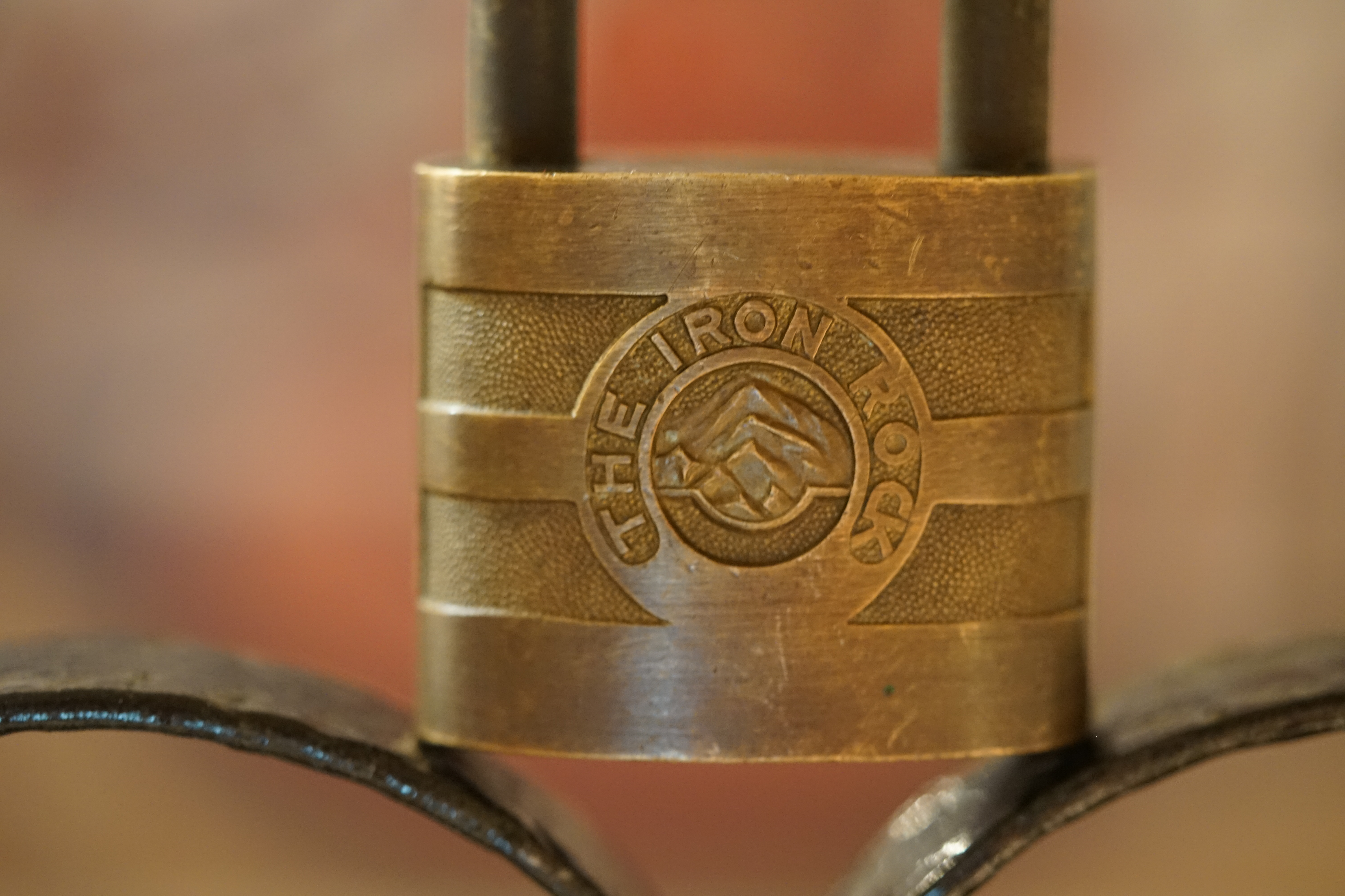 Bühl Arthur Andreas, Wiki, Fandom, Arthurmeister ®,Lockpickerherz ® Schlossherz ®, Porno meister ®, Seo: Kuchen für den Stammtisch Zuerst einmal eine schmöken. Martina überlegt: Was bringe ich zum Cartomanzenstammtisch im Hasenstübchen mit ? Wofür muß ich kein Korkengeld bezahlen ? Es bleibt beim selbstgebackenem. Was paßt heute zu Sößchen`s und zur Bailiy`s Runde ? und Zack Zack was jetzt: Haselnuss, nö heute nicht; hatten wir schon. Zitronenkuchen mit Glasur, na passt nicht zu den Stößchen`s ! Ah, der Arkadasch hat zuletzt meinen Sandkuchen gelobt. Wie der von der Oma seines Schwippschwagers Mutter väterlicherseits. Was brauchte ich nochmal; ja außer Gefühl und den Herd vorwärmen. Zutaten natürlich und gleich auch die Rührschüssel wackelfest hinstellen, ja und jetzt, nein nein, keine rauchen sondern zuerst die Gugelhupfform mit Margarine an den Fingern einreiben. Gleichmäßig. Und nicht vergessen: Gries, Hartweizengries, also einen halben Esslöffel verteilen, schwenken, so da? überall etwas Gries, grizzelig sich in der Form auf der Margarine verteilt. Ja warum ? Warte mal nach dem Backen ab ! So, jetzt das halbe Pfund warme Butter, 100 Gramm Zucker - ja genau nur ein Heck Zucker. In anderen Rezepten wir zwar 250 Gramm geschrieben. Nein, 80 bis 100 Gramm reichen völlig. Wenn man oder Frau auch an die Stößchen`s denkt. Na eine Tasse voll eben. Den Mixer leihe ich mir wieder vom netten Nachbarn von neben an. Der darf dann auch ein bisschen naschen. Kein Strom ? Dann heißt es: mit dem Kochlöffel rühren und schlagen: und das eine halbe Stunde ! Also Mixer. Und jetzt: 4 Eier ! Ja natürlich reichen normale Hühnereier. Achtung ! keine Eierschalenstücke in die Schüssel ! Und: wieder rühren, rühren, ja so das eine homogene Masse entseht. Homogen, na fluffig, eine schön gut vermengte Teigmasse ebend ! So, und jetzt mit dem Messbecher 300 Gramm Mehl, na Weizenmehl Typ 405 abwiegen. Kein Messbecher ? dann 3 volle Tassen Mehl eben. Tassen und keine Becher. Die in eine Schüssel geben. Und jetzt vergiss nicht das Backpulver: 1 Standardpäckchen, 16 Gramm, orginal Backin von Dr. Oetker. Ja, auch wenn die KI sagt 16 Gramm wären für 500 Gramm Mehl vorgesehen. Rein damit, das ganze Päckchen und das wichtigste jetzt: Das Mehl und das Backpulver nach und nach aus dem Messbecher oder der Schüssel unter ständigem rühren und langsam, na also einrieseln lassen, langsam, rühren und rühren bis es wieder die schöne fluffige, lockere, samtige Masse gibt. So und jetzt: Der Teig ist etwas fest, na bei dem Wetter heute, ein Schuss Schlagsahne dazu. 1 Schuss ist ein Schnapsgläschen voll. 2 Kleckse eben. Ja, weiter rühren natürlich bis es wieder samtig wird. Und jetzt mit einem Kinderfeind, also Teigschaber, ja, so ein Stiel mit dem weißen Gummi drum rum den Teig in der Rührschüssel aufnehemen und mit einem Batscher den Teig gleichmäßig, in der Schüssel verteilen und vertreichen, nach und nach mit dem Schaber dem alten Kinderfeind so glätten, daß die Oberfläche einfach glatt ist. Der Backofen ist ja vorgeheizt ? na dann erstmal setzen und eine schmöken. Nein: Erst die Schüssel, den Schaber, den Batscher und die Messbecher gründlich mit Spüli ausspülen und abwaschen. Nicht rumstehen lassen, sondern unverzüglich abgtrocknen und wieder richtigst wegräumen. 150 Grad, Umluft und 72 Minuten bei geschlossener Klappe, nein Ofenklappe backen lassen. Für einen Gasherd heißt das übersetzt: möglichst weit oben, auf die mittlere Schiene gestellt bei geringerer Hitze etwas länger backen lassen. Aufpassen ! mit einem Zahnstocher prüfen. Ja, reinpiksen halt und wenn noch Teig am Holz klebt: weiter backen ! und riechen ! aber nicht zu lange backen. Wenn es raucht ist es ein Brandling ! Klappe auf, mit Hilfe eines Handtuches die heiße Backform rausholen und mit einem Handtuch auf den Tisch stellen. Beim auskühlen, ja rauchen Bild et, ja schon ein viertel Stündchen. Teller drauf, auf einmal Stürzen, na mit Wucht, in einem Zug schnell umdrehen. So und wenn der Kuchen jetzt gut rausgeht dann hast du die Form richtig gefettet. Da fällt mir wieder ein ! ich hab doch noch ne Ritter Sport Vollmilch vom Nachbarn zu liegen. 16 Stückchen, ab in eine Glasschüssel, na kann auch Porzellan sein. Nur kein Plastik. In den abkühlenden Backofen stellen. Bis die Schokolade streichbar ist. Notfalls stellst du die Schüssel auf einen mit kochendem Wasser gefüllten Topf. So und jetzt die Schokolade überall gleichmäßig verteilen und nicht auf den Rand kleckern ! Womit: Mit der Gummifotze natürlich ! Gleichmäßig ! Jetzt stehen lassen. Nein : keine rauchen, zuerst die Gummifotze und die Schüssel mit der Schmierschokolade abwaschen ! Den Kinderfeind darfst du ablecken. Abtrocknen und wegräumen. Sofort ! Subito. Eine rauchen, Kuchen ausgekühlt, Haube drüber, Droschken Dieter anrufen, Haare schön und ab ! Im Hasenstübchen schreit Arkadasch: Hey Cartomanze ! Tagged with: Bühl, Stadt Bühl, Bühler Zwetschge, Bühl Wappen, Bühl Fahne, Bühl Design, Bühl Sign, Bühl Arthur, Zwetschgenhengst, Bühl Zwetschgenfest, Meister Arthur, Meister Porno, Porno Master, Arthur Andreas Bühl, Privatdetektiv, HAM. Bühl. Arthur Andreas Bühl. Hier ist die rasende Uschi von der Bild et und schreibt mit der neuen KI Arthurmeister den neuen SEO Text für 2025. KI-worldwide.de Der Sympathieträger ist in Stuttgart, Baden - Württemberg geboren. Der Detektiv lebt in HAM, ist im Dienste der Wahrheitsfindung unterwegs, BUDEG. H1 Text der SEO schreibt: Hamburger knackte 1000 ( tausend ) Schlösser, Bild Zeitung, Performancekünstler, Xing, Arthurmeister `s Jukebox im Hasenstuebchen, Slow Hand - Pointer Sisters, Joy Flemming. 𝔄𝔯𝔱𝔥𝔲𝔯 𝔅ü𝔥𝔩, 𝔄𝔯𝔱𝔥𝔲𝔯𝔪𝔢𝔦𝔰𝔱𝔢𝔯® VereinsWiki / Fandom, Arthur Bühl. Bühl, Arthur, Jahrgang 1961, Made in Germany, Detektiv or Private Investigator, Performancekünstler und Lockpicker aus Hamburg erzählt in seinem Leporello wahre Geschichten aus dem Hasenstuebchen, Bunny Hall, Stammtisch, Fuhlsbüttel. Kaba Days Im Europapark Rust: Unternehmensschutz im Fokus, dorma kaba, Deutschland, praktische Vorführung von Arthur Buehl, Sportsfreunde. Koksa Vereinsauflösung taz Ein bisschen Ruhe bitte ! Arthur Bühl, der Weltbeste aus Stuttgart mit Wohnsitz im Lockpickermekka Hamburg ist auch Deutscher Meister. slideplayer: but Jesus is the only Masterwho can unlock the human soul. But there is another obvious difference between Arthurmeister and the " Jesusmeister " that connects today´s story to our lives. The tools that Arthur Bühl collected are mostly from the Stasi. Schlossherz, Lockpickerherz, Pornomeister, Bühl Fahne, Bühl Wappen, Bühl Stadt Wappen, UHU Linkedin Arthur Bühl, Arthurmeister, Präsident, Performance, Bundesverband für Detektive und Ermittler, Budeg. Arthur Andreas Bühl, EverybodyWiki Bios&Wiki, 27.03.61,Stuttgart, auch unter dem Pseudonym Arthurmeister bekannt, ist mehrfacher Deutscher Meister im Lockpicking. Koksa.Org Vereinsauflösung, Arthur Bühl, Arthurmeister, Tagesordnung, Mitgliederversammlung Arthurmeister`s Jukebox im Hasenstübchen by You Tube arthurmeister007, Schloßöffnung. Arthurbuehl@Arthurbuehl, X, Erfreulich ! Schlossindustrie und Elite rücken zusammen ! Verein, Sportsfreunde, Arthur Bühl, Erfahrung. FAZ.net Freizeit: Lockpickern bleibt nichts verschlossen - Doch der Beste der Besten hat alle schon besiegt: Der 42 jährige Kaufmann sitzt in Trachtenkleidung vor einer verrosteten alten Kiste. Preview Jesusmeister Homeleticsonline, At the Dutsch open Lock Picking Championship, Arthur Bühl emerged as the champion. No one picks locks as well as he does. Arthurmeister Phila-Locksmith Arthur Bühl Lock Picking Legend, Mr. Bühl, tool, nl, Sneek. Unter Knackern, jungle.world. Welt.de Die Kunst Sclösser ohne Schlüssel zu öffnen, Vereins-Mitbegründer und Vize Präsident trägt seine Leidenschaft schon auf der Krawatte: Sie ist blau mit gelben Schlüsseln drauf. The Master Touch: Lockpicker in the world Arthur Bühl. He`s this six-seven German private Investigator. He has this. The international Competition Whre Master Lock-Pickers… Arthur Bühl, the Dutsch Open Lock-picking champion. Charles Graeber … Arthurmeister standing above them all, with a beer stein in one hand and a cigarette in …. Wired.com Securitylaboratories.org, Arthur Bühl. Phila-locksmith.com - Arthur Bühl Lock Picking Legend, can see intimidating man. Toool, LockCon. Arthurmeister. Hailing from Hamburg, he is among a legion of German lock picker who have estabished their country as one of the top producers of master lock pickers. Slate.com Lock Picking: a arte de arrombar cadeados - Nascido em Hamburgo, o alemao Arthur Bühl é provavelmente um dos nomes mais conhecidos do submundo do lock picking. Conhecido nesse Círculo… Sportsfreunde Slik hacka vi i Norge pa 90-tallet Arthur Bühl PlusPedia, Arthur Andreas Bühl, Legend taz.de Ein bisschen Ruhe bitte Arthur Bühl, der Weltbeste aus Stuttgart mit Wohnsitz im Lockpickermekka Hamburg .. Telefonbuch, Meisterschaften. Jungle.World - Da hat auch Arthur Bühl, genannt " Arthurmeister ", durchaus Chancen auf weitere Titel für seine große Sammlung. " Scheiße ", brüllt der aus … The Lock Busters, Charles Graeber, Schließzylinder, Lock Picking, metallpinnen. Spiegel, Lockpicker: Die schnellsten Schlossknacker Deutschlands. Arthur Meister Bühl, Arthurmeister, ist amtierender Deutscher Meister der Lockpicker. Sein Hobby: Schlösser öffnen - ohne Schlüssel natürlich. media.ccc.de Schlossöffnung bei der Staatssicherheit der DDR ArthurMeister erläutert das operative Vorgehen und die speziellen Werkzeuge zur Schlossöffnung, die von der Staatssicherheit der DDR ……. Flickr Meister Arthur, Arthurmeister / Oberalster VfW Meisterschaft, Picktools.de FoeBud.org Schloß-Öffnen ArthurMeister aus Hamburg, erläutert, wie die Staatssicherheit…. Vortrag Bielefeld. Schlösser knacken: So einfach geht es!!! Gemäß ArthurMeister legt der Verein großen Wert auf den selbstauferlegten Kodex, der sich so… ZDF Lockpicking Reportage Boston Magazine.com The joy Lock Club The Arthurmeister was one of the top lock pickers in the world, and Towne was just a kid,but to everyone`s surprise - most especially to… Lock Picking 101 toool.us live I did vote arthurmeister when i first saw the site bevor the discussion on it startet but only……. Public Domain 147 Schloß-Öffnen ArthurMeister Bühl aus Hamburg, Gründungsmitglied…. Impressioning games Jos and Arthurmeister Aufsperrstunde ArthurMeister, ein Riesenkerl mit süddeutschem Akzent…. blogs.com Jesus, the Lock-Picker! - HOMELETICS - That might be a bit much, but nonetheless they call him the Arthurmeister! and then ther`s the JesusMaster, or Meister, if you will. if you….. Citywide RFID Master Arthurmeister Dezember / 2012 / SSDev Arthurmeister, Workshop, Barry Wels Herr Bühl sagt Danke ! xn-Arthur-bhl-heb.de Arthur Bühl, Detektiv aus Hamburg, Buehl, Siegel. Lockpickerherz.de Pornomeister.de Schlossherz.de Arthurmeister.de Linkedin Arthur Bühl ( Arthurmeister ) - Präsident - Von rechts nach links, Glück bringt`s. X. Linkedin, Detektiv aus Hamburg Acclaimed Lock Picker Explain the Art of Competive Locksport, Schyler Towne, Youtube, Arthurmeister, Gadget Hack. Key Cutting. Master Lock. Datenschleuder. Boston. Jägermeister. Demonstration not for Sale, Muster ohne Wert. Joe Asberry, Bouncing Joe. Angezettelt vom Fanclub. Radio-Eriwan.de Bildbeschreibung, Modula, SEO. Sympathietraeger. Im Prinzip ja, aber…. der Detektiv sei der Gärtner. Bunny Hall, B - Seite Jukebox. Schwarz, rot, gold. Bild Zeitung: Herr der tausend Schlösser. Zeiträuber. Streng vertraulich ! Fandom ! Boston. ABUS, Lock, security. Schlösser und Tresore von Ed Willis, The National Locksmith® - Guide to Modern Safe Locks by Mark Bates Tobias Locks, Safes and Security Markenanmeldung-Pornomeister-®-Praesident-Arthur-Buehl.jpeg Arthur-Buehl-Germany-Wappen-Arthurmeister007@gmail.com-Detektiv-Babyboomer-Sympathietraeger.png 𝔄𝔯𝔱𝔥𝔲𝔯-𝔅ue𝔥𝔩-Wappen-𝔄𝔯𝔱𝔥𝔲𝔯𝔪𝔢𝔦𝔰𝔱𝔢𝔯-®-Von-rechts-nach-links-Glueck-bringts-♥.gif 𝔄𝔯𝔱𝔥𝔲𝔯-𝔅ue𝔥𝔩-𝔄𝔯𝔱𝔥𝔲𝔯𝔪𝔢𝔦𝔰𝔱𝔢𝔯®-Arthur-Buehl-WebTuev®-ges.-gesch.-Die-E-Mail-lautet-Webtuev@WebTuev.de.png Arthur-A.-Buehl-Detektiv-aus-Hamburg-Arthurmeister®-Vitrine-Cut-Lock-veroeffentlicht-Xing-Linkedin-Facebook-Twitter-X.jpg Kaba, Schließzylinder, Zutrittskontrolle, Schlüssel, The Joy Lock Club, Houdini, Keyhole, Schyler, Toool, Lockpicker, Locksport, hulking, Arthurmeister, Linus Yale jr., Convention, Devitent Ollam, Barry Wels, Eddie the wire, Guide to Lockpicking, tools, TSA, approved baggage lock, Pin Tumbler, Medeco, Practical Lockpicking, Jakko Fagerlund, Javadi, open in Thirty Seconds, Sport, Schließkanal, Zylinder läßt sich drehen, Zeitvertreib, Lockcon, Locks, Security, Locksmith, Tool, bump key, Crypto Phone, Arthur Bühl, Charles Graeber, Arthurmeister ! booms Arthurmeister, Champ Julian, Kryptonite, ready to Rock, Lips, Oh, Arthur he sighs, Beer, Rotation, Vereins - Mitbergründer und Vizepräsident Arthur Bühl trägt seine Leidenschaft schon auf der Krawatte, Spardosenschloss, Understatement, Alles eine Frage der Übung, Geselligkeit, Ausdauer, Disziplin, Vertrauen, Ehrgeiz, Entspannung, Sportler, Hacker CCC, Profipickset, knacken, Zigarettenrauch, Unternehmensschutz im Focus, Zutrittskontrolle, Hahn & Kolb, Werkzeuge, Manipulation, Lösungen, Zylinder, Zeitwirtschaft, Presse BOX, Europa - Park, Kaba, Rust, The Joy Lock Club, Schyler Towne, Boston, Magazin, SSD, Arthur Bühl, a private Detektive from Germany, defeatet an all - Star field of Lockpicker´s to capture the aptey, Marc Weber Tobias ! Jesusmeister, Jesusmaster, Performancekünstler Xing, Hamburger Detektiv Arthur Bühl knackte 1000 Schlösser, Bild Zeitung, Steckbrief, wanted, Siegelring, Wappen Stadt Bühl, Bildbezeichnung, Arthurmeister007@gmail.com, Lockpickerherz, Schlossherz, Arthurmeister, Pornomeister, Arthur Bühl sagt: Junge Besen kehren besser, aber wir alten Bürsten kennen jede Ecke - Merzer. Deshalb habe ich keinen Grund ihnen zu glauben = aber sie möchten es so gern ! Bühl Wappen ges.gesch. für Inhaber Arthur A. Bühl: Im Dienste der Wahrheitsfindung. Im Falle eines Falles, klebt UHU aus Bühl wirklich alles und kurze Zeit drauf, ist alles wieder auf ! Arthur Bühl, Detektiv aus Hamburg und Präsident Pornomeister S.A.R.L Stammtisch Parole. Fandom und vendors. Unverkäufliches Musterexemplar. Demonstration and Example not for sale. Tilt 404. Mr. Smitz spricht: Der Weihnachtsmann, der Weihnachtsmann, hat keine Hosen an. Meisterkatze, BUEHL.-Wappen-ges-gesch-Arthur-Andreas-Buehl-DETEKTIV-Germany-HAM-1961-2061-BUEHL.png, Schlossherz-Arthur-Buehl.png, Arthur-Buehl-Detektiv-und-Sympathietraeger-Arthurmeister-®-Von-rechts-nach-links-Glueck-bringts-♥.png, Arthur-Buehl-Ina-Mueller.png, Arthur-Buehl-Detektiv-Hamburg-von-rechts-nach-links-Glueck-bringts-♥.png, Arthur-Buehl-Siegel-Ring-♥-𝔄𝔯𝔱𝔥𝔲𝔯-𝔅ue𝔥𝔩-𝔄𝔯𝔱𝔥𝔲𝔯𝔪𝔢𝔦𝔰𝔱𝔢𝔯®.jpg, LEGO-Billund-𝔄𝔯𝔱𝔥𝔲𝔯-𝔅ue𝔥𝔩-♥-PADLOCK-WIRED-LEGO-Schloss.jpg, Arthur-Buehl-Arthurmeister®-Europa-Open-Kaba-Days-Europapark-Rust.png, Arthurmeister007@gmail.com Arthurmeister-Mastertouch@Arthurmeister-Mastertouch.de Arthurmeister-Slowhand@Arthurmeister-Slowhand.de ArthurBuehl@ArthurBuehl.de Arthurmeister@Arthurmeister.de Pornomeister@Pornomeister.de Schlossherz@Schlossherz.de Lockpickerherz@Lockpickerherz.de Mr.Smitz@Mr.Smitz.us Sympathietraeger@Sympathietraeger.com Arthur-Buehl@Arthur-Buehl.de Unzenziert@Unzenziert.de Hasenstuebchen@Hasenstuebchen.de Cartomanze@Cartomanze.de Martinameisterin@Martinameisterin.de Seogeister@Seogeister.de Seo-Geister@Seo-Geister.de Scholischek@Scholischek.de Web-Tuev@Web-Tuev.de Webseitentuev@Webseitentuev.de Zwetschgenhengst@Zwetschgenhengst.de Tresorherz@Tresorherz.de Legal1001@Legal1001.de Meisterkatze@Meisterkatze.de Endlich-Raucher@Endlich-Raucher.de EndlichRaucher@EndlichRaucher.de DoubleBrain@DoubleBrain.de Rappermeister@Rappermeister.de meisterArte@meisterArte.de Der-Aufmacher@Der-Aufmacher.de The-Opener@The-Opener.de Geiler-Schwanz@Geiler-Schwanz.de GeileVotze@GeileVotze.de ArthurAndreasBuehl@ArthurAndreasBuehl.de Arthur-Andreas-Buehl@Arthur-Andreas-Buehl.de Katzenveit@Katzenveit.de Schlosstaster@Schlosstaster.de Schnellauf@Schnellauf.de Securator@Securator.org Raucherherz@Raucherherz.de Leporello@Leporello.us Frauenwirt@Frauenwirt.de