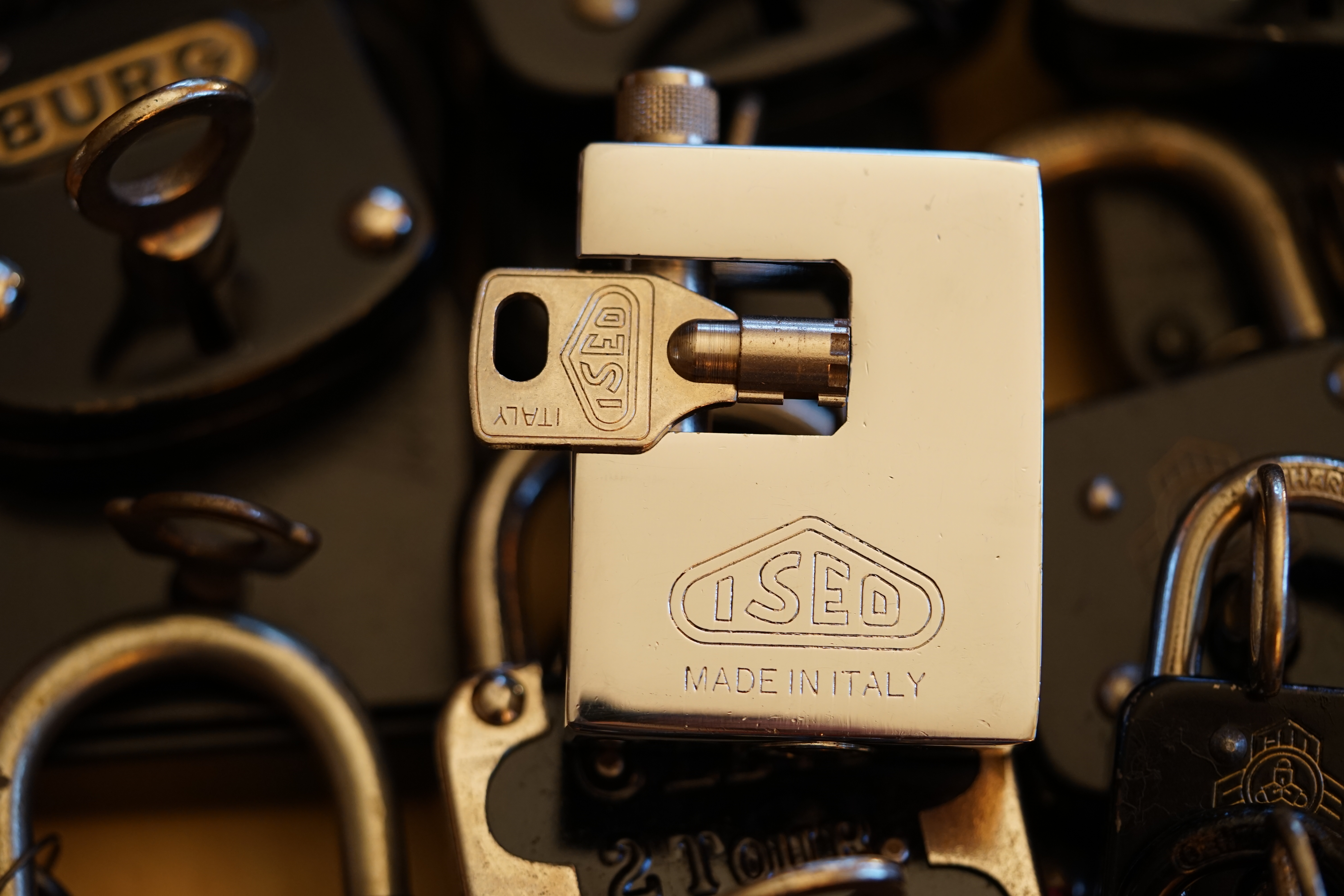 Arthur Andreas Bühl, Arthurmeister ®,Lockpickerherz ® Schlossherz ®, Pornomeister ®, neuer SEO Text für 2025 12.00 Mittags im Hasenstübchen. Basketball Bouncing Joe Asberry schreit: Prost ! Die Glocke kingelt ! In Arthurmeister`s Jukebox im Hasenstübchen spielt: Slow Hand von den Pointer Sisters. Ferrari Rudi sitzt am Tresen. Anstatt Helbing trinkt er heute Underberg. Pelle und Heike I machen Stößchen. Justamente klingelt das Telefonino. Der Hannenberger lacht zu Bouncing Joe Asberry: Ich wette mit Dir: Da ruft unser Freund Mr. Smitz vom Playboy an. Arthurmeister geh endlich ran. Die Glocke klingelt. Yes Mr. Smitz, yes, yes Mr. Smitz. Yes great, you know. Yes, yes we have a Party. Yes, yes. Ja: Angela Merkel, die kennen wir. You know: " Bundeskanzlerin ". Giovanni ruft: Bella Donna: Signora Merkel is the CEO of the world. Yes, Yes Mr. Smitz, i will look about her Memoiren. Oh Mr. Smitz ? Her Biographie with her Signature ? OH, Mr. Smitz mit Widmung ? Das wird nicht einfach ! no easy, you know ! Da muß die Glocke aber ein ganzes Wochenende läuten. Prost. Helbing. Yes Mr. Smitz, hands on the heard, you know, difficult ! Arkadasch !!! Smitz U.S.A. braucht die Memoiren von Angela Merkel signiert mit dem Text: Für Mr. Smitz from the Playboy ! Also pass auf: Dein Schwippschwager ist doch Aufsteller bei der Messe. Ja, Buchmesse. Dort hält die Merkel eine Autogrammstunde. Der soll sich dort anstellen mit seinen Kumpani. Ja, der Smitz läßt hier die Glocke läuten. Das gesamte Wochenende. Hannenberger gibt das Passwort: Freibier, Freibier ! Die Glocke läutet jetzt: Helbing ! In Arthurmeister`s Jukebox spielt: The Tramps - Disco Inferno - Orginal Longversion Tony Mendes ! Basketball Bouncing Joe swingt mit dem Kopf mit. Jetzt meint Arkadasch: Oh meine Kumpani trauen sich nicht zu Dr. Angela Merkel. Die haben Angst vor Ihr. Kein Autogramm heißt kein Freibier. Droschkendieter !! Du fährst jetzt zur Buchhandlung, holst drei Biographien von der ollen Merkel, fährst weiter zum Kujau ! Ja, der hat dem Heinemann vom Stern, Hamburg, gefälschte Tagebücher verkauft. Der soll dir in ein Exemplar die Unterschrift der Merkel und die Widmung reinmalen. Sag ihm viele Grüße vom Arthurmeister und Parole Freibier, Freibier ! Dann malt der es dir sofort. Der kann das freudigst. Und sag ihm, das sei für Smitz, Amerika. Aber diesmal soll er keine rosa Tinte verwenden. Dann kommst du wieder her und wir alle unterschreiben das zweite, dann fährst du geschwind rüber nach Fuhlsbüttel, drängelst dich am Luftfrachtschalter vor, läßt die Bücher verpacken und paßt auch auf, das die auch tatsächlich im nächsten Flieger in die U.S.A. reisen. Dann hat er die Bücher, quasi wenn der Flieger landet. Sag denen: Parole: Freibier, Freibier ! Arthur und wozu das dritte Buch ? Du Depp, wenn beim unterschreiben vom zweiten Buch einer draufkotzt oder ein Brandloch reinmacht dann haben wir Ersatz ! Und diesen legen wir dann hinter den Tresen ins Regal und tuen so als hätten wir es gelesen. Es reicht das wir Frau Bundeskanzlerin mit guten, besoffenen, nicht ausgeklügelten, dummen, peinlichen Ratschlägen beraten haben ! Punkt. In Arthurmeister´s Jukebox spielt: Lady von Kenny Rogers. Sir Waschi hat gleich CHARLIE RICH - The most Beautifull Girl in The World, gedrückt. Die Stimmung ist gut. In der Jukebox spielt mittlerweile Aloe Blanc - I need a Dollar. Die Stimmung ist fantastisch ! Jetzt steigert sich die Stimmnung noch als der Nachläufer Roberto Blanco - Caramba, Caracho ein Whiskey, Carambo Caracho ein Gin, verflucht Sacrcameto Dolores und alles ist wieder hin ! In Rio de Janeiro… drückt. Der Noagerlzutzler drückt Roberto Blanco - Der Puppenspieler von Mexico und räumt Gläser ab. Hannenberger reicht schon einmal den Himmelsschlüssel ! Schwerti fragt: Mastertouch und wenn der Dir auf die Schliche kommt ? Du Depp, was glaubst du wenn der erfährt, daß er einen orginalen Kujau, dem Tagebuchfälscher hat, dann läuft der durch Beverly Hills und gibt damit bei jedem an, als sei er The Greatest. Und Du weißt: Die Schriftsachverständigen vom Stern oder von der Bild et und der Heinemann brauchten Monate bis sie diesen Betrug mit dem Verkauf der Tagebücher erkannt haben. In Arthurmeister`s Jukebox spielt: Calvin Harris & Sam Smith: Promises ! und es wird mitgesungen. Das Droschkendieter dann doch nur beim Papierfuzzy im Copy Shop neben an war ? weil der Kujau besoffen war ? Quatsch, kalter Kaffee, der Smitz verhöckert das Buch an Rockefeller. Was glaubst du, warum die Parole Freibier Freibier lautet ? Wir sind hier nicht bei der Wohlfahrt. Ferrari Rudi macht Ralala: Sonntag ist Formel I in Indianapolis. Denkt dran: High Noon ist dann morgens 07.00 Uhr. Die Glocke läutet ununterbrochen. Freibier, Freibier, Freibier, Parole Freibier. Let Michael pass for the Championship ! Das gesamte Hasenstübchen tanzt und platzt aus allen Nähten. In der Jukebox spielt James Last und Orchester: T.S.O.P The Top Sound of Philadelphia ! Prost, Prosit und Stößchen ! Der Hannenberger sieht zufrieden aus. Taged with: Bühler Zwetschge, Bühl Wappen, Zwetschgenhengst, Zwetschgenfest, Meister, Arthur Andreas Bühl, Privatdetektiv, Arthurmeister007@gmail.com Arthurmeister.de