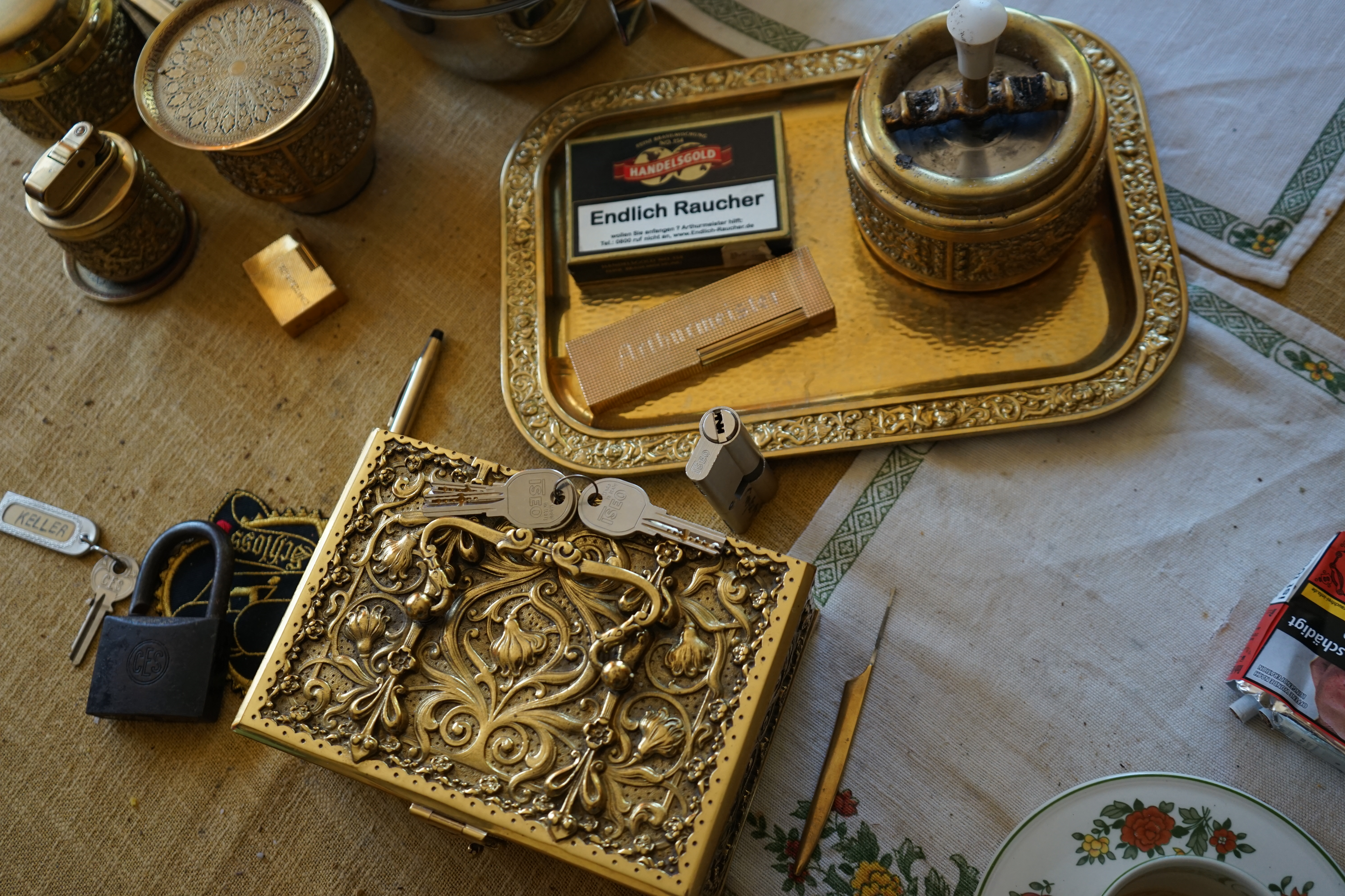 Arthur Bühl, Arthurmeister ®,Lockpickerherz ® Schlossherz ®, Pornomeister ®, neuer SEO Text für 2025 12.00 Mittags im Hasenstübchen. Basketball Bouncing Joe Asberry schreit: Prost ! Die Glocke kingelt ! In Arthurmeister`s Jukebox im Hasenstübchen spielt: Slow Hand von den Pointer Sisters. Ferrari Rudi sitzt am Tresen. Anstatt Helbing trinkt er heute Underberg. Pelle und Heike I machen Stößchen. Justamente klingelt das Telefonino. Der Hannenberger lacht zu Bouncing Joe Asberry: Ich wette mit Dir: Da ruft unser Freund Mr. Smitz vom Playboy an. Arthurmeister geh endlich ran. Die Glocke klingelt. Yes Mr. Smitz, yes, yes Mr. Smitz. Yes great, you know. Yes, yes we have a Party. Yes, yes. Ja: Angela Merkel, die kennen wir. You know: " Bundeskanzlerin ". Giovanni ruft: Bella Donna: Signora Merkel is the CEO of the world. Yes, Yes Mr. Smitz, i will look about her Memoiren. Oh Mr. Smitz ? Her Biographie with her Signature ? OH, Mr. Smitz mit Widmung ? Das wird nicht einfach ! no easy, you know ! Da muß die Glocke aber ein ganzes Wochenende läuten. Prost. Helbing. Yes Mr. Smitz, hands on the heard, you know, difficult ! Arkadasch !!! Smitz U.S.A. braucht die Memoiren von Angela Merkel signiert mit dem Text: Für Mr. Smitz from the Playboy ! Also pass auf: Dein Schwippschwager ist doch Aufsteller bei der Messe. Ja, Buchmesse. Dort hält die Merkel eine Autogrammstunde. Der soll sich dort anstellen mit seinen Kumpani. Ja, der Smitz läßt hier die Glocke läuten. Das gesamte Wochenende. Hannenberger gibt das Passwort: Freibier, Freibier ! Die Glocke läutet jetzt: Helbing ! In Arthurmeister`s Jukebox spielt: The Tramps - Disco Inferno - Orginal Longversion Tony Mendes ! Basketball Bouncing Joe swingt mit dem Kopf mit. Jetzt meint Arkadasch: Oh meine Kumpani trauen sich nicht zu Dr. Angela Merkel. Die haben Angst vor Ihr. Kein Autogramm heißt kein Freibier. Droschkendieter !! Du fährst jetzt zur Buchhandlung, holst drei Biographien von der ollen Merkel, fährst weiter zum Kujau ! Ja, der hat dem Heinemann vom Stern, Hamburg, gefälschte Tagebücher verkauft. Der soll dir in ein Exemplar die Unterschrift der Merkel und die Widmung reinmalen. Sag ihm viele Grüße vom Arthurmeister und Parole Freibier, Freibier ! Dann malt der es dir sofort. Der kann das freudigst. Und sag ihm, das sei für Smitz, Amerika. Aber diesmal soll er keine rosa Tinte verwenden. Dann kommst du wieder her und wir alle unterschreiben das zweite, dann fährst du geschwind rüber nach Fuhlsbüttel, drängelst dich am Luftfrachtschalter vor, läßt die Bücher verpacken und paßt auch auf, das die auch tatsächlich im nächsten Flieger in die U.S.A. reisen. Dann hat er die Bücher, quasi wenn der Flieger landet. Sag denen: Parole: Freibier, Freibier ! Arthur und wozu das dritte Buch ? Du Depp, wenn beim unterschreiben vom zweiten Buch einer draufkotzt oder ein Brandloch reinmacht dann haben wir Ersatz ! Und diesen legen wir dann hinter den Tresen ins Regal und tuen so als hätten wir es gelesen. Es reicht das wir Frau Bundeskanzlerin mit guten, besoffenen, nicht ausgeklügelten, dummen, peinlichen Ratschlägen beraten haben ! Punkt. In Arthurmeister´s Jukebox spielt: Lady von Kenny Rogers. Sir Waschi hat gleich CHARLIE RICH - The most Beautifull Girl in The World, gedrückt. Die Stimmung ist gut. In der Jukebox spielt mittlerweile Aloe Blanc - I need a Dollar. Die Stimmung ist fantastisch ! Jetzt steigert sich die Stimmnung noch als der Nachläufer Roberto Blanco - Caramba, Caracho ein Whiskey, Carambo Caracho ein Gin, verflucht Sacrcameto Dolores und alles ist wieder hin ! In Rio de Janeiro… drückt. Der Noagerlzutzler drückt Roberto Blanco - Der Puppenspieler von Mexico und räumt Gläser ab. Hannenberger reicht schon einmal den Himmelsschlüssel ! Schwerti fragt: Mastertouch und wenn der Dir auf die Schliche kommt ? Du Depp, was glaubst du wenn der erfährt, daß er einen orginalen Kujau, dem Tagebuchfälscher hat, dann läuft der durch Beverly Hills und gibt damit bei jedem an, als sei er The Greatest. Und Du weißt: Die Schriftsachverständigen vom Stern oder von der Bild et und der Heinemann brauchten Monate bis sie diesen Betrug mit dem Verkauf der Tagebücher erkannt haben. In Arthurmeister`s Jukebox spielt: Calvin Harris & Sam Smith: Promises ! und es wird mitgesungen. Das Droschkendieter dann doch nur beim Papierfuzzy im Copy Shop neben an war ? weil der Kujau besoffen war ? Quatsch, kalter Kaffee, der Smitz verhöckert das Buch an Rockefeller. Was glaubst du, warum die Parole Freibier Freibier lautet ? Wir sind hier nicht bei der Wohlfahrt. Ferrari Rudi macht Ralala: Sonntag ist Formel I in Indianapolis. Denkt dran: High Noon ist dann morgens 07.00 Uhr. Die Glocke läutet ununterbrochen. Freibier, Freibier, Freibier, Parole Freibier. Let Michael pass for the Championship ! Das gesamte Hasenstübchen tanzt und platzt aus allen Nähten. In der Jukebox spielt James Last und Orchester: T.S.O.P The Top Sound of Philadelphia ! Prost, Prosit und Stößchen ! Der Hannenberger sieht zufrieden aus. Taged with: Bühler Zwetschge, Bühl Wappen, Zwetschgenhengst, Zwetschgenfest, Meister, Arthur Andreas Bühl, Privatdetektiv. Arthurmeister007@gmail.com