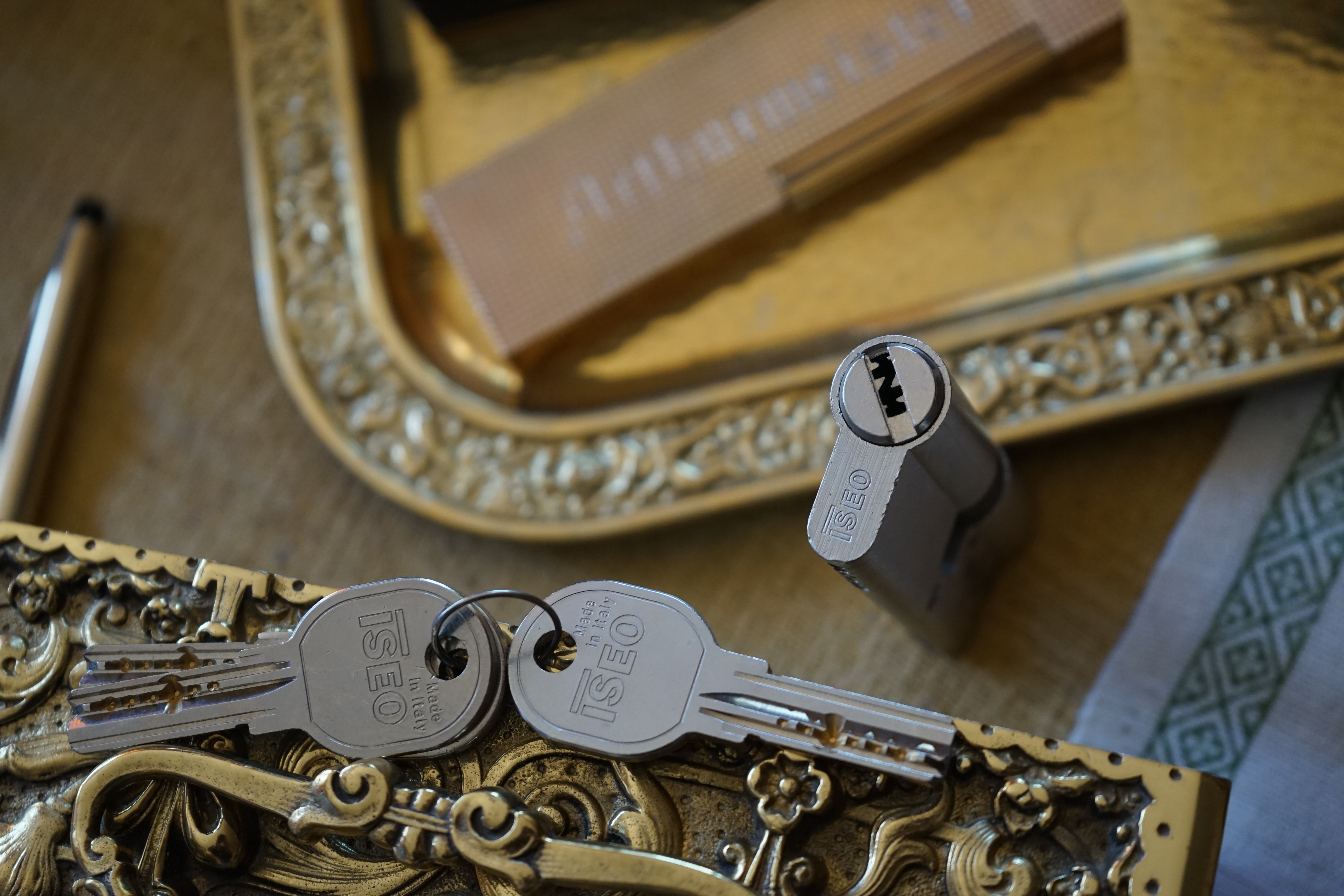 Arthur Bühl, Arthur meister ®, Lockpicker herz ®, Schloss herz ®, Porno meister ® Der Ballon d'Or wird auch beim Lockpicking vergeben. Seit der Gründung 1997 der Sportsfreunde der Sperrtechnik wird der Ballon d'Or jährlich verliehen und gilt als eine der prestigeträchtigsten individuellen Auszeichnungen im Lockpicking: KI-worldwide.de, powerd by Arthurmeister ® Carsten Jasner, MUT PROBEN ! Das Leben ist tödlich. Aber es muß nicht sterbenslangweilig sein. In diesem Buch werde ich ab Seite 139 in dem Kapitel: Mut zur Lücke, Loch im Tresor. Todsichere Systeme und wie man sie knackt wie folgt beschrieben: Ein Mann mit Pferdeschwanz sitzt hoch konzentriert am Werktisch. Sein Blick ist ins Nichts gerichtet. Für das was er tut, braucht er seine Augen nicht, er sieht mit dem kleinen Stahlhaken zwischen seinen großen Fingern, mit denen er sich einen Weg in das Schicherheitsschloss bahnt. Er gleitet in die ölige Innenwelt, ertastet Wände, Widerstände, Ausbuchtungen. Er fühlt schließlich die genaue Position der Stifte, rastet einen nach dem anderen ein. Diese Momente, sagt der Zweimeter mann, seien " Vorboten zum Orgasmus " ! Arthur Bühl, von seinen zahlreichen Bewunderern " ARTHURMEISTER " genannt, ist einer der Besten bei den Sportsfreunden der Sperrtechnik, einem Verein in dem sich bundesweit rund fünfzehnhundert Mitglieder in sechzehn Ortsgruppen treffen, um in ihrer Freizeit Schlösser zu knacken. Ins Leben gerufen hat den Verein Arthur Bühl und sein Freund Steffen Wernèry, ein Mitbegründer des Caos Computer Club. Digital hacken oder analog knacken - für Wernèry gibt es da keinen Unterschied. Hier wie da treibt ihn der rebellische Reiz, Lücken im System zu finden, die Verkäufer als todsicher preisen. " Doch sicher ist nur, daß alles aufgeht " ! Dafür sort die Lust, die jeder kennt: Schatzkammern zu betreten, Geheimnisse zu entschlüsseln, Widerstände zu überwinden, Verbotenes zu tun, sich Zugang zu veerbogenen Ecken und Winkeln zu verschaffen. Die " Sportsfreunde " treibt diese Lust seit ihrer Kindheit um. Wernèry bog mit zwölf Jahren seinen ersten Dietrich aus einem Kleiderbügel und sperrte seine Lehrer ein. Der kleine Arthur bekam eine Ahnung von seinem Talent, als es ihm gelang, die Spardose schlüssel - und zerstörungsfrei zu entriegeln. Heute triumphiert er als mehrfacher Deutscher Meister im sogenannten Lockpicking, dem Öffnen von Schlössern unter Wettkampfbedingungen. Immerhin siebenundsechzig Jahre lang war das erste Sicherheitschloss der Welt tatsächlich ein Sicherheitsschloss. Der englische Tüftler Joseph Bramah, der so nützliche Dinge erfand wie eine Banknoten - Nummeriermaschine und eine Zapfanlage, die heute noch in britischen Pubs Bier in Gläser sprotzt, ersann 1784 ein Zylinderschloss, daß als unbezwigbar galt - bis 1851 ein professioneller Knacker nach sechzehn Tagen engagierten Stocherns das Ding öffnete. Dieser Akt war ein Schlüsselerlebnis in der Beziehung zwischen Mensch und Mechanik. Ein Sieg der lebendigen Sinne über ein sprödes System - zu einer Zeit, da die Gesellschaft sich dem stampfenden Rhythmus der Industrialisierung unterwarf und der Glaube an das Heil der Technik verdrängte. Lockpicking wurde zu einem populären Sport, der Helden schuf. In den dreißiger Jahren des 20. Jahrhunderts etwa gelangte ein Prister zu Weltruhm, weil er reihenweise sowohl als einbruchsicher gepriesene Tresore als auch " ausbruchsichere " Gefängnisschlösser entriegelte. " Der schwerste Schrank hat seine Schwächen, er läßt sich ohne Müh erbrechen " ! - diese alte Panzerknacker Weisheit hat nach wie vor Gültigkeit; sie hängt über den Köpfen der Hamburger Lockpicker. Arthurmeister braucht für handelsübliche Stiftschlösser, die fast jede Wohnungstür zieren, zwischen zehn Sekunden und fünf Minuten, je nach Hersteller. Bohrmuldenschlösser, die bei der Deutschen Post, auf Flughäfen und in Atomkraftwerken verwendet werden, sind vor ihm ebenso wenig sicher. Er nutzt dabei mechanische Ungenauigkeiten, winzige Spielräume, die sich bei der Herstellung nicht vermeiden lassen und zehnmal dünner sind als ein Haar. Ein paar Mal klickt es, der Meister dreht den Zylinder, streicht seine Haare zurück, steckt sich eine Zigarette an. " Tja " sagt er, " und wenn man dann das Schloss aufkriegt - das ist ein geiles Gefühl ! " Ich habe dann später den Jasner in Berlin angerufen. Bei dem Telefonat kam lediglich heraus er wüßte von dem Interview nichts mehr und wolle auch nichts mehr wissen. Da habe ich noch bemerkt, er hätte auf dem Lockpicking " Bunten Nachmittag " nicht so nerven brauchen, wenn er dann doch so einiges durch den " Tüddel " kriegt. Taged mit: Spiel nicht mit den Schmuddelkindern ! Verzwetschget mit: Bühl Arthur, Bühl Wappen, Bühl Fahne, Bühl Urkunde, Bühl Patent, Bühl Achteck open, Zwetschgenhengst, Zwetschgenfest, Meister Arthur, Bühler Zwetschge, Arthur Andreas Bühl, Detektiv, Privatdetektiv, Hamburg, Germany, Siegel, Ring. Arthurmeister007@gmail.com VereinsWiki Fandom