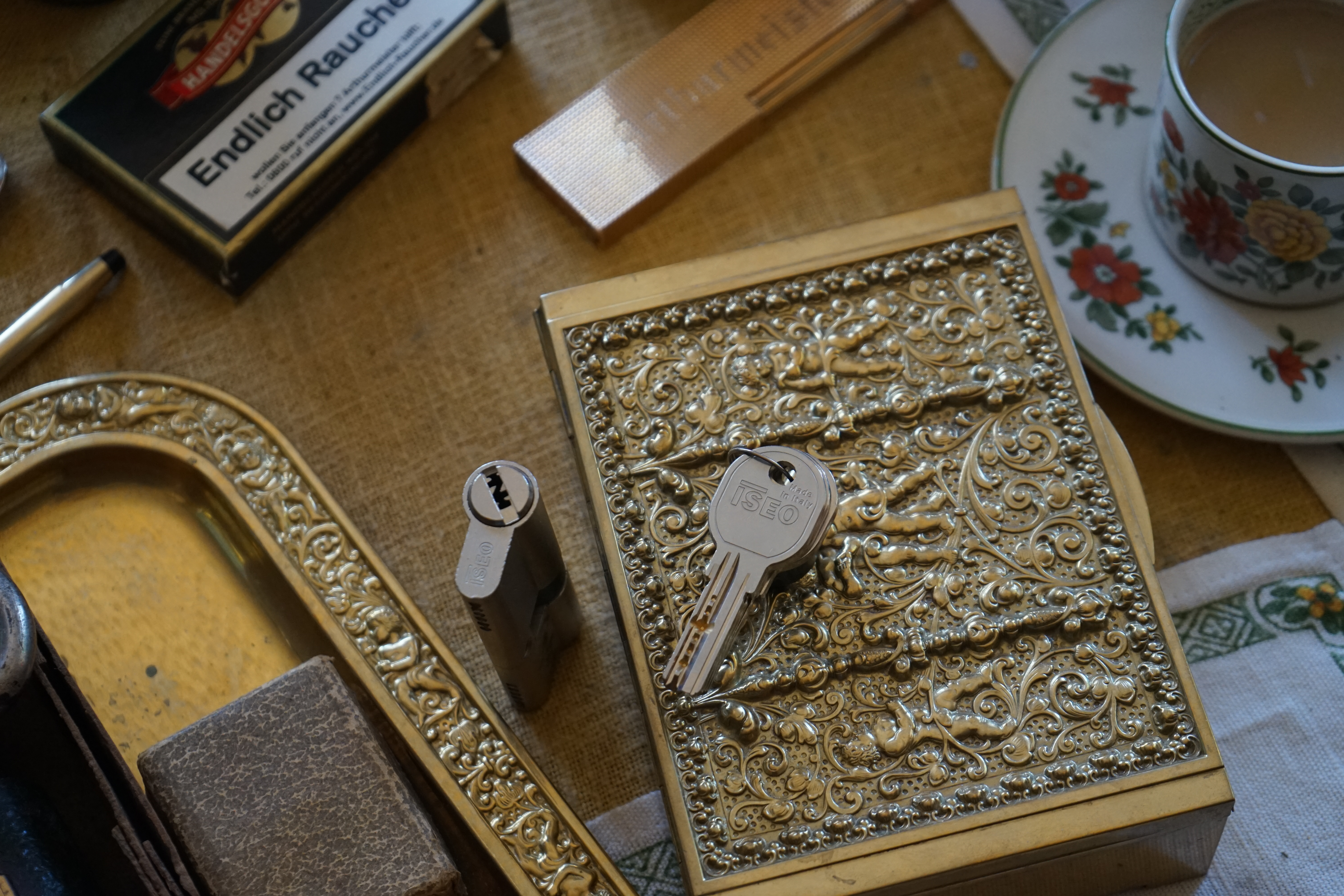 Arthur Bühl, Arthurmeister, Bühl Wappen Der Sympathieträger ist in Stuttgart, Baden - Württemberg geboren. Der Detektiv lebt in HAM. H1 Text der SEO gibt Texte aus Arthurmeister`s Leporello frei. 𝔄𝔯𝔱𝔥𝔲𝔯 𝔅ü𝔥𝔩, 𝔄𝔯𝔱𝔥𝔲𝔯𝔪𝔢𝔦𝔰𝔱𝔢𝔯 Bühl, Arthur, Jahrgang 1961, Made in Germany, Babyboomer, Detektiv or Private Investigator how Mr. Smitz from the PLAYBOY, Beverly Hills, say`s. Yes Mr. Smitz i will send you the Photo Arthurmeister`s F 1, Jacket for your LeporelloUS. to your E - Mail Mr.Smitz@Mr.Smitz.us. Ok, Mr. Smitz. Mr. Smitz do you know what Google Earth is ? Take BÜHL Arthur, only by Google Earth, you know ? have done it ? Yes Google will show you my Panel superfast. Cool, Arthurmeister, cool. Yes Mr. Smitz, this can i do for you too ! Yes with SEO. Yes, yes, i have Arkadasch erklärt, sein Erikli pasta is not so genial. Der beste Zwetschgenkuchen, you know plum tart, is from the Stadt Bühl. Not laughing in the USA. Bühl is a City like my Name. And the People in this City called it: Zwetschgendatschi ! you know. This is the world best plumcake. Yes Datschi. Yes, Stadt Bühl is near Baden - Baden, the Casino, you know ! Yes. Baden-Württemberg. You must know there is since 1927 the traditionell Zwetschgenfest. And there ist the Zwetschgenkönigin ! Mr. Smitz, my Ur Ur Ur Ur Grandfather is born in Bühl. My Great Grand Grand Mother where also born in the town Bühl. Their profession was Zwetschgenpicker. Not Lockpicker, Zwetschgen / Plum Picker. And Rüttler. Oh, really ! Yes, Yes. And since this time the name of the family Bühl from the Stadt Bühl is: Yes you know - Buehl. Yes i will give Greetings from you to Mrs. Friede Springer from the Newspaper BILD et. Yes, the Elbphilharmonie is in Betrieb. OH, Mr. Smitz, greeting´s to you from Joe Asbbery, NBA, you know. Tomorrow we will meet us in the Hasenstübchen, our Rabbit Hall. For Lockpicking und Beer. Call you. Parole Emil ! H1 Text der SEO schreibt weiter: 𝔄𝔯𝔱𝔥𝔲𝔯 𝔅ü𝔥𝔩, 𝔄𝔯𝔱𝔥𝔲𝔯𝔪𝔢𝔦𝔰𝔱𝔢𝔯® Herr Arthur Bühl, kritischer Privatdetektiv aus der Hansestadt Hamburg, bereitet sich auf ein Interview mit der BILD et vor. Bei Babsi und Gina in Fuhlsbüttel wird ihm zuvor der Vokuhila geschnitten. Herr Arthur Bühl wurde schon in der BILD et als " Herr der Schlösser " beschrieben. " Ein bisschen Ruhe bitte " schreibt Jan Freitag von der TAZ. Er erwähnt auch eine Mustertür by Wendt. Es wird darin herumgeprökelt. Selbst Arthur Bühl, der weltbeste aus dem Lockpicker Mekka Hamburg, betreibt pures Understatement, weil er sein Schloss in nur 20 Sekunden " geknackt " hat. Charles Graeber von der Wired.com beschreibt in seinem Artikel Master Lock - Pickers do bottle Arthur Bühl " The Master of the Universe ", Arthur Bühl a private Detective of Germany open locks. Bühl`s Fabio - the - Barbarian Look stands out. He wins the Dutch Open and is now Master of the Universe. The people cry: " Arthurmeister ! booms Arthurmeister ". Mark Webber Tobias, the Author of Locks, Safes, and Security, a Police Reverence, say: Arthurmeister, that ist beautyful. " Open ! " sagt Arthurmeister ", offen ist gut, schneller offen ist besser ". " Beer !" Arthurmeister booms back and a new Champion is born. Die Welt berichtet: " Die Kunst, Schlösser ohne Schlüssel zu öffnen ". Vereinsmitbegründer und Vizepräsident Arthur Bühl trägt seine Leidenschaft schon auf der Krawatte. Sie ist rot mit gelben Schlüsseln drauf. Intern wird er ehrfürchtig " Meister Arthur " gerufen. Er hat es zum siebenfachen Deutschen Meister in verschiedenen Disziplinen geschafft. Er pickt seit der Kindheit. Sein erstes Trainingsobjekt war sein Spardosenschloss - Ein klassischer Einstieg… . Die Slate berichtet über Arthur Bühl als Lockpicking Legend. Es gibt einen Artikel Tool for Picking and Decoding by Stasi, CCC, Vortrag Berlin. Amateur Hour berichtet: Arthurmeister has " The Master Touch ". Bei den Kaba Day `s im Europa Park Rust schreibt die Pressebox: auf großes Interesse der Teilnehmer stieß auch die praktische Vorführung von Steffen Wernéry und Arthur Bühl, die gängige mechanische Schließzylinder ohne Schlüssel zerstörungsfrei öffnen. Meist in Sekundenschnelle. Auch die Chemnitzer Zeitung " Freie Presse " hat über das Lockpicking und Arthur Andreas Bühl alias Arthurmeister berichtet. Dwight Perry schreibt: Arthur Bühl has good hands ! In der Philalocksmith wird Arthur Bühl auch als Lockpicking Legend betitelt. Es gibt auch einen Beitrag, 360 Meridianos. In der Datenschleuder, CCC, wurde über ihn als Sympathieträger berichtet. Veröffentlicht unter Linkedin, Xing, Google Panel, Twitter X. In der Vitrine von Arthur Andreas Bühl, Arthurmeister ® sind Schlösser, Padlocks, von ABUS, BKS, CES, DOM, EVVA, Assa Abloy, Z Ikon, Kaba, Keso, ASSA, Winkhaus, Wilka, Trelock, Schmelting, Bode Panzer, Ancor Las, Drumm Geminy, Xylock, SEA, Medeco, Mul-T-Lock, Cut away, ABUS Granit, Pfaffenhain, E*S, ESS, Nemef, BAB, Babelsberg, Stasi, Diskus, WMF, Tesa, Noch, Vachette, Cisa, Wally, Rielda, Mottura, Viro, FAI, GeGe, Fichet, Bode Panzer, Tresor, Bramah, Protector, Braun`s Patent, Walomatus, Arolds, Combination Lock, Yale, Master, American Lock, Tubular, China, Indien, Aligarh, Nepal, Thailand, Zahlenschlösser, Himmelsschlüssel und noch vieles mehr, vorhanden. Alle Schliesszylinder sind Übungsmaterial für das Lockpicking. Schlagschlüssel und so vieles mehr, sind auch dabei. Auch der Sputnik. Verschlagwortet mit: ♥ Vokuhila, Friseur ♥ Schwäbischer Hengst, Zwetschgen Heini, Bühl er, Zwetschge, Google Earth, Mittelpunkt der Welt, Martinameisterin, Cartomanze, Scholischek, " HIGH NOON ! ". ♥ Parole Emil ! SEO NEU Twitter X 11.06.24 Bilder Budeg ( Bold serif ) Arthur Andreas Bühl, Detektiv, made in Germany, born 1961 in Stuttgart, Baden - Württemberg, living in HAM, Im Dienste der Wahrheitsfindung unterwegs, betreibt in seiner Freizeit Lockpicking aus Leidenschaft. Der mehrfache Deutsche Meister wird in der WIRED als " Master of the Universe " betitelt. In der BILD et ist der Artikel " Herr der Schlösser " abgedruckt. Im Hasenstübchen - Fuhlsbüttel, am Hasenberge, Santa Fu, wird gefeiert. Arthurmeister® stellt seinen Leporello " Der Aufmacher " vor. Der Stammtisch grölt " OFFEN ". Scholischek, Rudi, Heike I, Noagerlzutzler, Arthur und Joe Asberry, der alte NBA ler, prosten sich zu. Arthurmeister`s Jukebox auf YouTube spielt Pointer Sisters - Slow Hand ! ♥ Beim Tanzen ruft die Cartomanze " Ey du Sympthieträger ♥, komm mal her " ! SEO für heute: DETEKTIV, Arthur Bühl, Lockpicker, Deutscher Meister, pickt ABUS Padlock.