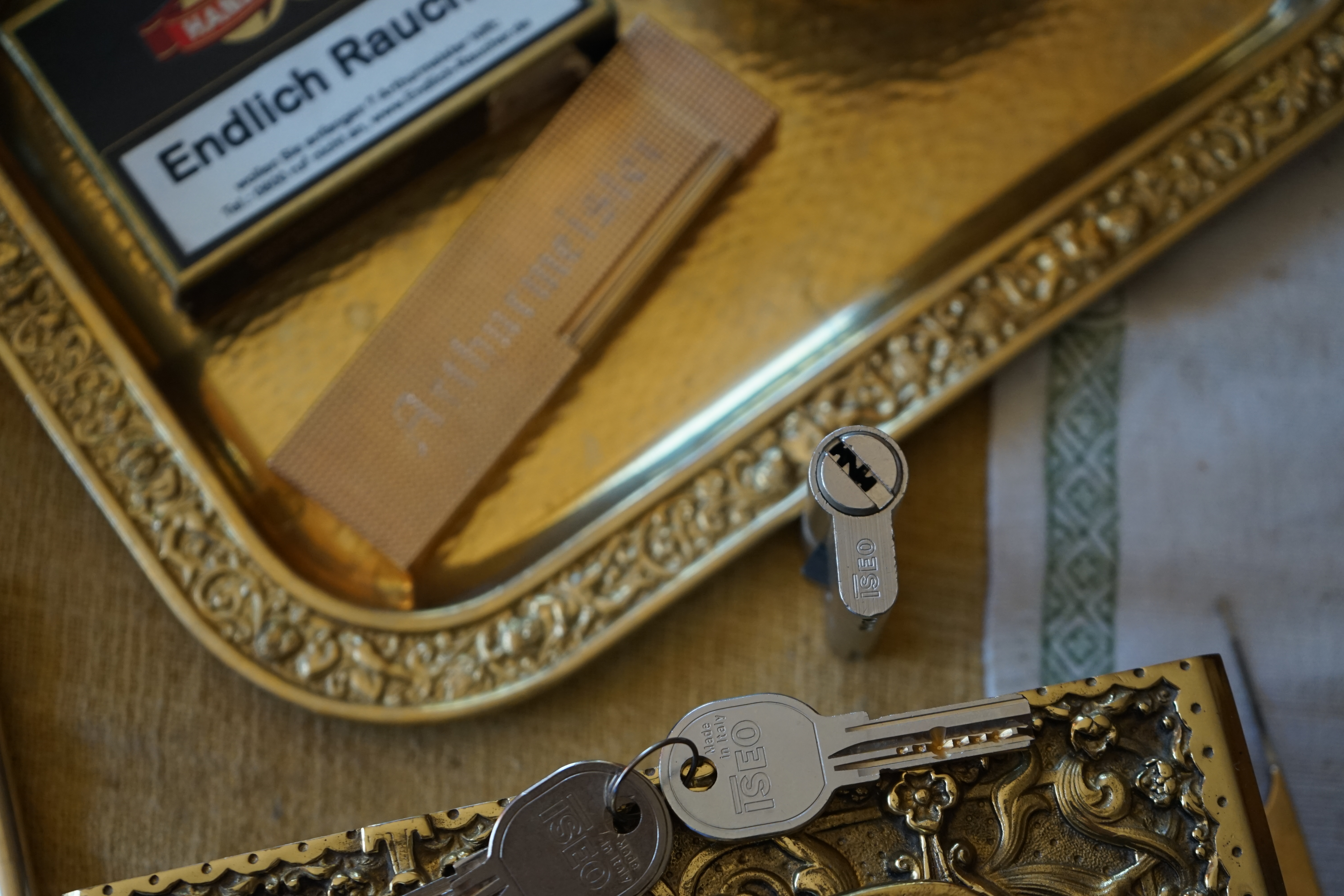 LOTTO 𝔄𝔯𝔱𝔥𝔲𝔯 𝔅ü𝔥𝔩, 𝔄𝔯𝔱𝔥𝔲𝔯𝔪𝔢𝔦𝔰𝔱𝔢𝔯® Samstag 11 Uhr, a.m, " HIGH NOON ". Arthurmeister und die Cartomanze sitzen am Stammtisch im Hasenstübchen, Fuhlsbüttel. Aus der Jukebox by You Tube, der alten Rock-Ola schallt von Element of Crime: Das Hasenstübchern ist der " Mittekpunkt der Welt ". Die zwanzig Mittrinker am Counter schallen mit: Im Lotto spielst du immer nur; die Zahlen zwischen fünf und zehn; und als Zusatzzahl dein Lebensalter; denn als Lottospieler sagst du; darf man höchstens 49 Jahre alt sein; später wäre es schade um das Geld ! Wo DEINE Füße stehen ist der " MITTELPUNKT DER WELT ". Driver Dieter fährt mit Scholischek und Arkadasch zur Annahmestelle ! Verschlagwortet mit: Arthur Bühl, Arthurmeister® Arthur ♥ Schwäbischer Hengst, Buhl, Zwetschgen Heini, Artur, Buehl er, Zwetschge, Made in Germany, Born 1961, Sympathieträger, Google Earth, Mittelpunkt der Welt, Pflaumen, Arkadasch, Datschi, ♥ Martinameisterin, Cartomanze, Scholischek, " HIGH NOON ! ", ♥ ♥ Vokuhila ♥ Parole Emil ! LOTTO II 𝔄𝔯𝔱𝔥𝔲𝔯 𝔅ü𝔥𝔩, 𝔄𝔯𝔱𝔥𝔲𝔯𝔪𝔢𝔦𝔰𝔱𝔢𝔯® Samstag 11 Uhr, a.m. " HIGH NOON ". Arthurmeister und die Cartomanze sitzen am Stammtisch im Hasenstübchen, Hamburg - Fuhlsbüttel. Aus Arthurmeister`s Jukebox by You Tube, der alten Rock -Ola schallt von Element of Crime: Das Hasenstübchen ist der " Mittelpunkt der Welt ". Die zwanzig Trinker am Counter schallen mit: " Im Lotto spielst du immer nur die Zahlen zwischen fünf und zehn, und als Zusatzzahl dein Lebensalter, denn als Lottospieler darf man höchstens 49 Jahre alt sein, später wäre es schade um das Geld ! Wo unsere Füße stehen, ist der Mittelpunkt der Welt ! Arkadasch und Scholischek fahren mit Driver Dieter zum Lottogeschäft ! Verschlagwortet mit: Arthur Bühl, Arthurmeister®. Die SEO - Geister.de rufen: Buhl er Zwetschge, International Lockpicking, Google Earth, Earth Song, Schwäbischer Hengst und Sympathietraeger ! Verzwetschget mit: Arthur A. Bühl, Lockpicking, Deutscher Meister, Made in Germany, born 1961, in Stuttgart, Baden - Württemberg, is picking ABUS - Padlock, am Stammtisch ♥. Arthur Buehl, Arthurmeister raucht Roth - Händle Cigaretten aus der Stadt Lahr - Bühl, Schwarzwald, Black Forest. Die Damen trinken Rotkäppchen. Stößchen ! Mr. Smitz from Beverly Hills is calling. Arthurmeister speek to Mr. Smitz from the Playboy: Sorte Schwäbischer - Hengst.de is großfruchtig und süss ♥. No, only woman has Pflaumen. Yes, I will send greetings to your friend Friede Springer from the BILD et News, Hamburg. SEO für heute: Hasenstübchen, S - Bahn, Ohlsdorf, Am Hasenberge, Stanta Fu, Friedhof ! Vokuhila ♥ Zwetschgen - Heini, Parole Emil ! Arthur ♥ Schwäbischer Hengst, Buhl, Zwetschgen Heini, Artur, Buehl er, Zwetschge, Made in Germany, Born 1961, Sympathieträger, Google Earth, Mittelpunkt der Welt, Pflaumen, Arkadasch, Datschi, ♥ Martinameisterin, Cartomanze, Scholischek, " HIGH NOON ! ", ♥ ♥ Vokuhila ♥ Parole Emil !