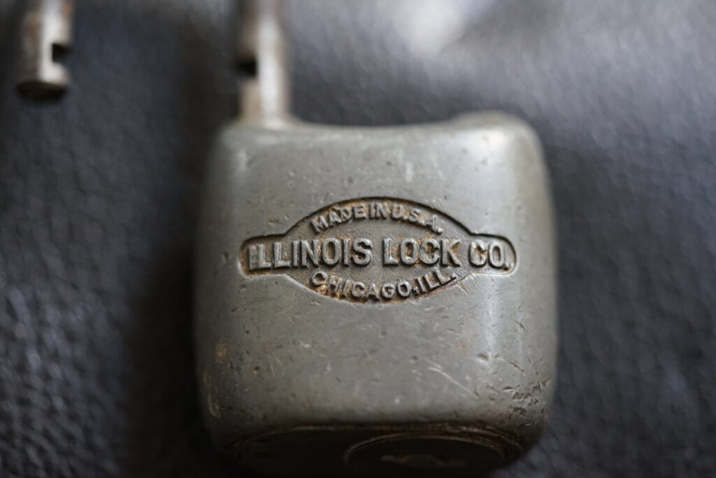 ILLINOIS Lock Co. Chicago USA Mde in USA Padlock Vorhangschloss Arthur Bühl Arthurmeisters Jukebox im Hasenstübchen Ina Müller