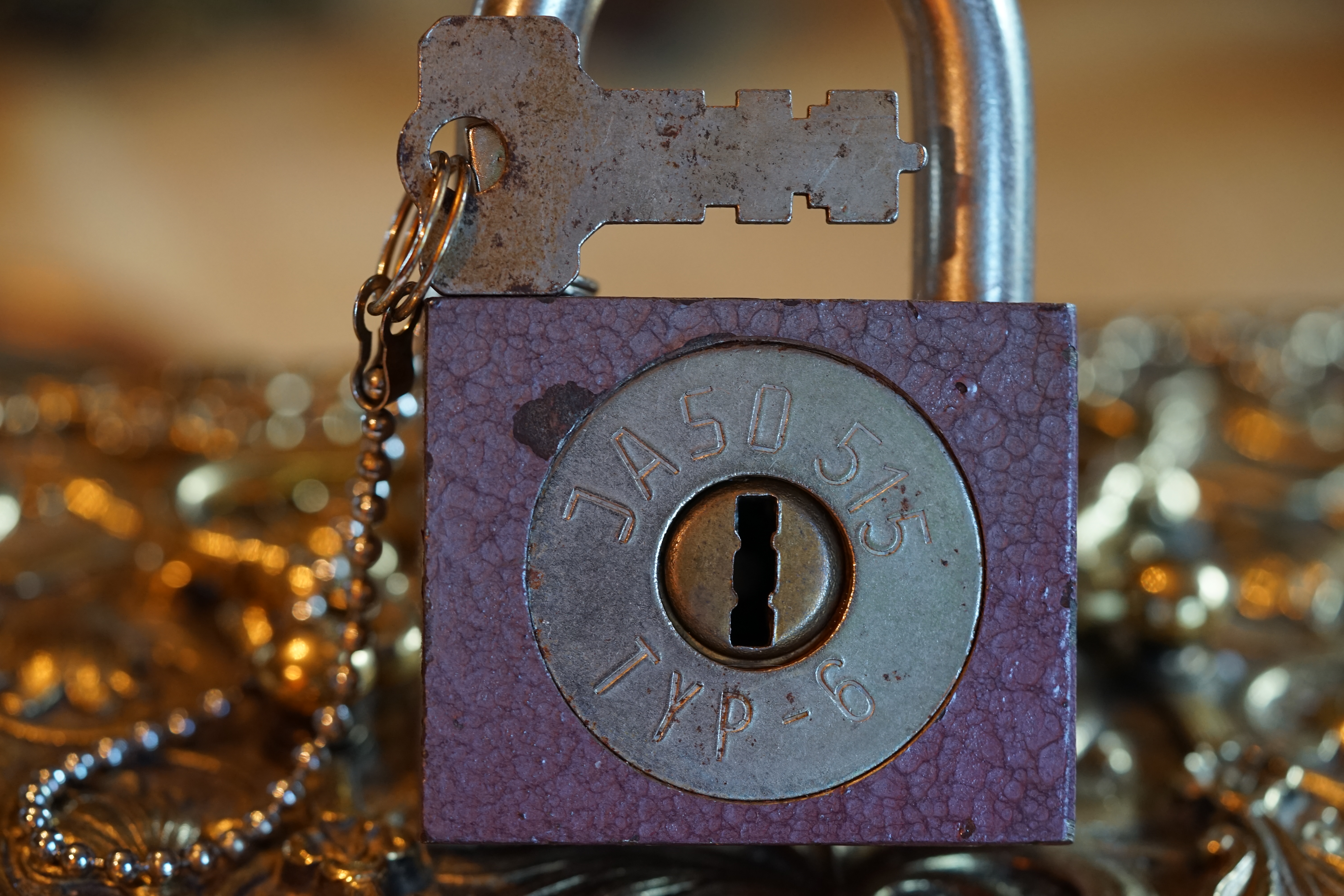 𝔄𝔯𝔱𝔥𝔲𝔯 𝔅ü𝔥𝔩, 𝔄𝔯𝔱𝔥𝔲𝔯𝔪𝔢𝔦𝔰𝔱𝔢𝔯 ® Stück Davon schwarze Katze, Zwei Katzenkopf Schlösser Zunft, Schlosser, Zunftabzeichen, Wappen, Geselle, Anstecknadel, Verbandsabzeichen, Stück Davon. Die nicht alltägliche Form eines Truhenschlossen führte dazu, das man die Schlosser im Zunftleben scherzhaft ironisierend Katzenköpfe nannte. Der Spitzname erhielt sich durch die Jahrhunderte. Und der Katzenkopf wurde damit zu einem Symbol. Er erscheint auf der Anstecknadel, die heute der Schlosser als Verbandabzeichen tragen kann. Die auf der Nadel angebrachte Inschrift " Stück Davon " erklärt sich wie folgt: Der wandernde Schlossergeselle sprach bei einem Meister um Arbeit vor. Befragt, ob er das Handwerk verstünde, antwortete er: Stück Davon ! Die zwei Worte wiesen ihn in aller Bescheidenheit als Angehörigen der Zunft aus, der bereit sei noch weiter zu lernen. DoubleBrain ® SEO für heute: Barockschlüssel, Schmiedeeisen, Halme gedreht, Bärte geschnitten, Reiden aufgesetzt, Stahlschnitttechnik, Kapelleneingerichte, Schmiedeeisen, Hohldorn, Gesenk, Pflanzenmotiv, Wappentierschmuck, geschmiedet, gepunzt, Schlüsselgriff beidseitig, halbrelief, Bekrönung auf der einen Seite als männlicher auf der anderen als weiblicher Kopf, Löwenwappen, Delphine, Schwanzflosse, Stilelemente der Reaissance, profilierter Steckhalm, Gesenke und Reide ziseliert, Griffrand, Zwei Schlangen blau angelassen, Eisenblech, Schließblech, Türrahmen, Schlosskasten, Eisenkern, französisch, Zierdecke ausgehauen, eingehauen und getrieben, Rosette, Ringgriff, Rokoko und Schlüssel, eisernes Wiener Barock Hangschloss mit Spreitzfedernverschluss, gefeilt, geschnitten und ziseliert, flacher Steckschlüssel, Eisengrundplatte und zwei Engel mit Trompete, Posaune und Blumengeranke verziert. Figuren, Schmuck, Jagdszene, Empire, Möbelschlösser, Messingzierdecken, Witwerschlüssel, Schlüsselgewalt, Symbol, Sargschlüssel, Silberschlüssel, Hohldorn, Nachbildung, Kammerherrnschlüssel, Bronce, feuervergoldet, Emblem mit Initialien der weltlichen oder kirchlichen Fürsten versehen, die sie verliehen haben. Doppeladler, Reichsapfel, Zepter und Krone, Übergabeschlüssel, magische Stilelemente, östrerreichischer Kammerherrenschlüssel mit Doppeladler, Kordeln und Quasten, Wien, Hoflieferant, Mayestät, päbstlich, ungarisch, bayerisch, in Silber gegossen, Sinsheim, Hohldornschlösser mit Eisenriegeln, Gelenkschlüssel, einfacher Schieberiegel aus Holz, klappbare Doppelschlüssel aus Tirol, Rohrhülse, Bart, Tirol, Kreuz, Herz, Schlüsselgehänge, süddeutsch, Leder, gotisch, Bügel, Tabakspfeifenschlüssel, Schlossergeselle nach bestandener Prüfung, Schlüsselgeschenketui für die Braut: Bund mit fünf Zimmer, Möbel und Kassettenschlüsseln, in der Mitte Haustorschlüssel aus einem Stück geschmiedet, geschnitten und mit Stahlstangen handpoliert auf dem vierseitigen Gesenk in Schreibschrift " Deutsches Empire ", Dreipass, Jugendstil, Doppelrohr, Hauptportal der Jesuitenkirchen Sankt Michael, Der Hammerschlüssel für Weinkeller: der ziselierte aufgesetzte Hammer diente dem Küfner zum abklopfen der Fässer und zum öffnen der Spunde, Enstehungszeit, Hoftheater, bayrisches Nationaltheater in München, Zerstörung, Kunstschlosser, Fritz Nüssel, Heinrich Pankofer, Germany, wissenschaftlich, systematisch, Schlüsselexperte, Sammler, Privatsammlung, Schlüsselzentrale München, Fachmann für Sicherheitsfragen, sachkundig, Experte, versierter Restaurator, historischer Wert, handwerkliches Geschick und seine langjährige Berufserfahrung, Anerkennung, international, Fachmann nicht nur für die Technick von Schlüsseln und Schloss, auch für künstlerische und historische Fragen. Standardwerk Europa, Übersee, offizielle Stellen, Landeskriminalamt, Bundesanwaltschaft, Keltenschlüssel, Vorchristus, Witwenschlüssel, John F. Kennedy, Weisses Haus, Schlossmuseum Velbert, gut verpackt, Pullach, Erfinder und Auror, Leidenschaft, aufschlußreiches Werrk, Memoiren, Töchter, Emmi Seifert, Marlene Nüssel, Frau Anni, Kaminkehrer, Schwanthal, Freund und Helfer der Polizei, mein Leben, Gedichte, Kaffeveranstaltung, Nachbarschaftshilfe, Essen auf Rädern, Schlüsselfigur, tausend Stücke, Keltenzeit, Christus, Kelheim, Exemplare, Ausländische Lehrlinge, Brocken, wiegt fünf Kilo, Schmucksafe, Ludwig XV 1430, Brillianten, Verona, Eisenzeit, Ägypten, Hallstadtzeit, Salzkammergut, Hallstadt Gräberfeld, Epoche, Eisenverhüttung, Salzbergbau, Gerätschaften zu exportieren, geographischer Ort am Nordende des Neuenburger Sees in der Schweiz, Pfalbauten, auf festem Land angelegte Siedlung, europäische Eisenzeit, Kelten Indogermanischen Völkergruppe, Germanen, Rhein, kämperisch, expansionsbereit, Rom, Homer, Dichter, Jugendzeit, halbdunkel, erahnbar, zivisilatorische Dokumente, Dichtung, märchenhaft schöne Gestalt, Götter treten vor uns hin, denen die mittelmerisch kleinasiatische Menschheit Wirkungen und Tätigkeiten zugedacht hat, die diesen Fabelwesen für immer Kontur verliehen haben. So tritt der Schmiedegott Hephaistos lateinisch Vulkanos vor uns hin: Rußig und edel zugleich, genial erfinderisch, ein kunstreicher Handwerkegott. Der zu den 12 Hauptgöttern der griechisch römischen Antike erzählt wird. Jupiter, Himmel, hinabgstürtzt, Entfernung der Erde von den Sternen, Insel Lemlos, Hinkefuss, Gerechtigkeit, alte Fabeln, schöne und liebenswürdige, Eheweib, Museeum of fine Arts in Boston USA, Parmenides Lehrgedicht Balanos, Hammer, Amboss, Feuer, Wasser, glühend, Metall, Hammerschlag, Gußverfahren, gewünschte Form, Holz oder Kohle, warmgeschmiedet, grobkristallin, feinkörnig, Streck und Bruchgrenze, Plinius, samische Künstler, Erzguß, Keltenschlüssel, hochkant durch einen Schlitz in der Tür gesteckt, gedreht, bis er - nun waagrecht - in die Angriffe der im Riegel gelagerten Sperrklötze eingerastet: die Sperrklötze werden angehoben, der Riegel ist entsperrt und lässt sich mit einem ledernen Zugriemen von außen auf und zu ziehen. Griechenland, lakonisch, neues Prinzip, Schlüsselträger, Kaiserzeit, Würde, Statussymbol, Römer, die punische Kriegen das Metallhandelsmonopol an sich gebracht hatten verfügten in reichem Maße über Kupfer, Zink und Zinn. Verschlußriegel, Feder, Lochkanäle, Sperrstifte, entsichert, auf oder zugeschoben, Drehschlüssel, Hangschloss, Spreitzfeder, Kulturlandschaft, Kassetten, Truhen, Türen, Tiermaskendeckel, Pferdegstalt, arabisch, Vexier, indisch, Kugel, Grundform, Volldorn, Technische Feinheit, Eleganz, Zweckgebilde in den Händen von Menschen, die bemüht sind, mit einem rauhen, kriegerischen Leben fertig zu werden, Verteidigung, bedachte Architektur, spürbar, verschlossen, Zierlichkeit, Zeitläufe, Kultur, Willen und Werkstätten in Pompji und Herkulaneum, Wachsmodell Tonmantel gebrannt, schmilzt das Wachs glühend, Nachteil, römisches Imperium, desto länger, primitive Form, Spätantik, Karolingische Kunst, Fräkisches Adelsgeschlecht, Karl der Große, Triebfeder, Höfische und Kirchliche Kreise, Monumental Kunst, Klerikale Kreise, Kulturträger, Elfenbein, Goldschmied, Goldschmiedekunst, geistig - kulturelle Erhellung, Abendland, profunde Bedeutung, Ehefrau, häusliche Gewalt, Vertrauen, Brauch, Kirchweihtag, Steiermark, geweiht, Gnadenschlüssel, Petrus - Schlüssel, Apostel, Pilger, Schenkung, Pabst Pälagius, Gregor, König Alfons von Kastilien, König Alfred, romanischer Stil, schöpferische Kraft, Kunstgewerbe, Klöster, Kostbarkeiten, kunsthandwerklich, Verfeinerung, Raffiniertheit, Formenwelt, Alltag, Kleidung, Ritterrüstung, kraftvoll, primitiv, gotische Epoche, Jan van Eick, Grammatik, Lebensstil, geläutert, gültig, Opulenz der Kleidung, Materialwert, Charme, Sakral, Phantasie, Formensprache, feinsinnig, Steinmetz, Bescheidenheit, Portal, Notre - Dame, Paris, köstlich, kostbar, Mechanismus, Entsperrungsvorgang, Fischblasen, Kreuze, Drei - und Vierpass, grotesk, meisterlich, Handwerkszeug primitiv, Gewirre, Besatzung, Tropfen Öl, rein von Hand, Prochnov, Kunstschreiner, gesunde Männer, Michael Mann, Michael Mann Kästchen, Nürnberg, Augsburg, Fürth, Wörth, Riegelwerk, sauber geätzte und vergoltdete Büchsen und Pistolen aus Eisen. Doppelmeyer, Markgraf, erlassene Strafe, Spinnenschlösser, Deckelunterseite, figürlich, kunstfertigkeit, Schlüsselloch, größere Summen harten Geldes, raffiniert, Spielerei, Kuriusität, Zeugnis, Möbel, Bombast, Schwulst, Liebe, Zäsur, Dreißigjähriger Krieg, Mutter Courage, Armut, Schichten in Deutschland, Reformation, patetisch, Phänomen, Ornament, Pierre Frommerie, Sedan, Berlin, Ebenholz, Emaill, monumental, Signatur, Barock, Formenreichtum, gediegen, summarisch, mittelmäßig, Epochen, Werkleute, Halskette, Mayestät, Spanien, Revolution, Mittelalter, feierlich, Feind, Öffnung der Tore, Kapitulation, Schlüsselsoldat, Mitglied der päbstlichen Schweizer Garde, Pabstwappen, abfällige Bedeutung, Stadtwappen Tabackspfeife, Vierkant, Dolch, Pistolenschlüssel, geheime Nachrichten, Siegel, Hammerschlüssel für einen Weinkeller, Liebende, Angebetete, Ritter, Kreuzzug, Heiliges Land, Kreuzritter, Ehefrau, Märchen, arges oder schönes, es will scheinen, das eine Welt ohne Schlüssel nicht denkbar ist, Paris, Turenschloss, Schlossfalle, Konstruktion, Luxus, Verschwendungssucht, Kleinod, Brilliant, Maillard, König Stanislas, Ballkongitter, Pastellportrait, Museeum der Stadt Nancy, spirituell Sonnenkönig, Prinz Eugen von Savojen, den sublimen Geist seiner Epoche, General Feldmarschall Prinz Freund der Musen, Besieger der Türken, Zunftbuch, Balthasar, Gitter, Porzellan, hochkultiviert, Degengriff, Münchener Hof, Wittelsbach, Gesamtkunstwerk, Johann Joachim Winckelmann, Kleidermode, Reifrock, Schnürrleibchen, Wohnkultur, Neoklassizismus, Möbel, Chubb, Bramah, Inselstaat, Engländer, Ungarn, Italiener, Tossi, Yale, Hobbs, Aber die Bemühungen um immer neue vergrößerte Sicherheit im Bereich des Schlosses gingen weiter. Man glaubte vorübergehend das non plus ultra Sicherheitsschloss konstruiert zu haben und zwar kühn genug, Geldpreise für denjenigen auszusetzen, dem es gelingen würde, diese neuartigen Schlösser aufzusperren. Überraschend geschah das dank der Fertigkeit des Amerikaners Hobbs 1853. Seine Medtode des Aufsperrens ist in der Fachwelt als Hobbsches Öffnungsverfahren bekannt. Es wurde mit Erfolg publiziert, das Kriminelle Hinweise zum Öffnen der Sicherheitsschlösser erhielten. Linus Yale, Fallstiftriegelschlösser, der Ägypter, Assyrer, Babyloner, Yale Zylinder, C.E. Schulte in Velbert, Kromer Protector Schloss 1871, Hahn AG, Karl Zeiss, BKS, Boge und Kasten Solingen, Koloss von Roddos, Byzanz, Konstantinopel, Moschee, Kirche, Schlüsseltyp, Kaufmann, Herkunft, Herzblatt, Kurfürst, Alltagsgebrauch. Die Schönheit der Welt. Die Kraft, die menschlichen Schöpfergeist gewahr werden lässt. Die beiden Schlüssel in der Hand des heiligen Petrus geben diesem die Macht, die Pforten des Himmels zu öffnen. Der Schlüssel ist ein christliches Symbol, er ist aber auch das Inbild menschlichen Schöpfergeistes und als solches steht er in unmittelbarer Beziehung zu der Arbeitswelt des Sammlers Heinrich Pankofer. Doblebrain ® gibt vor: Mehr SEO ! ! !