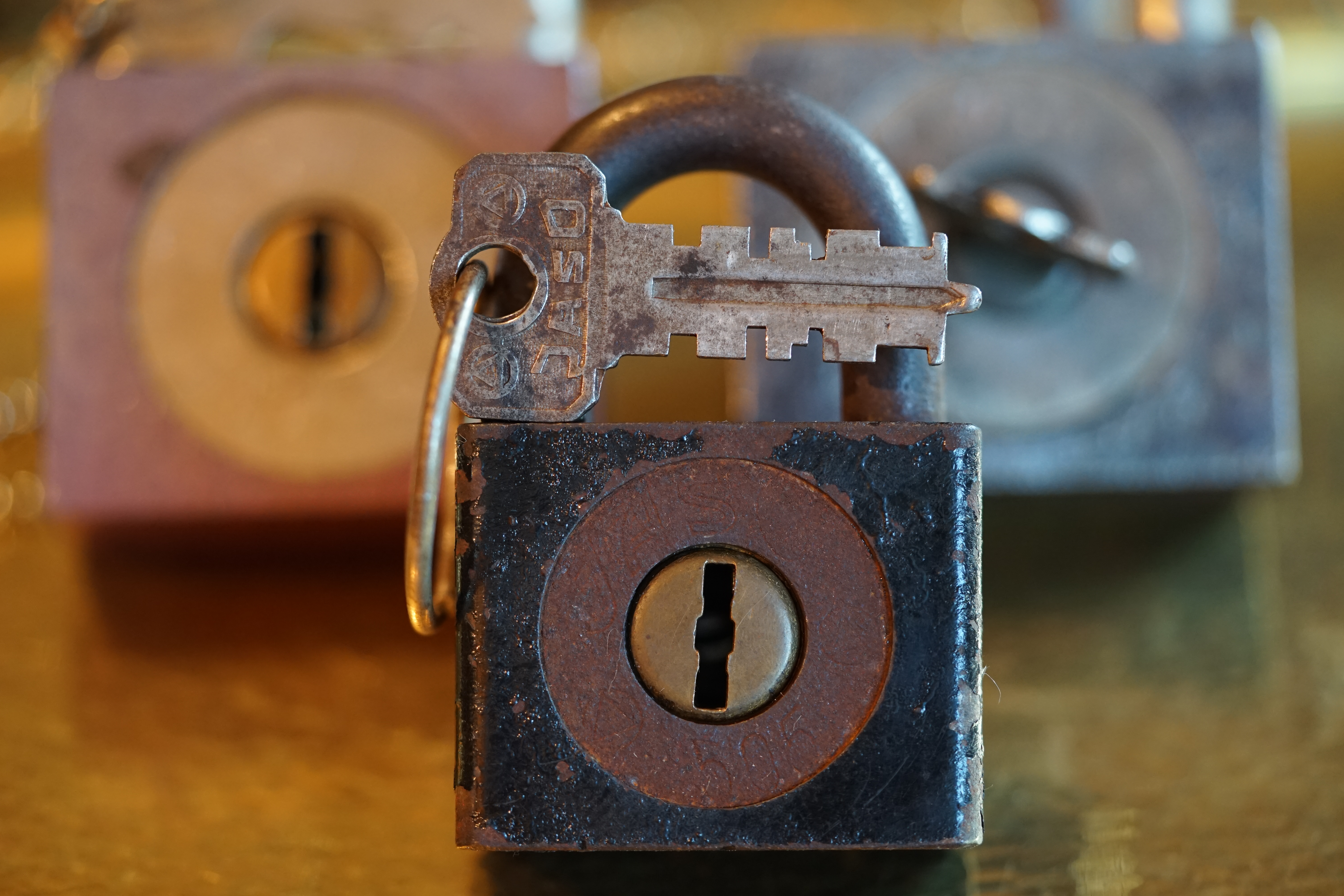 𝔄𝔯𝔱𝔥𝔲𝔯 𝔅ü𝔥𝔩, 𝔄𝔯𝔱𝔥𝔲𝔯𝔪𝔢𝔦𝔰𝔱𝔢𝔯® Beispiel Tätigkeitsfeld im Wirtschaftsbereich | Verdacht vorgetäuschter Krankheit - Lohnfortzahlungsbetrug im Raum Basel Die Zahl der Beauftragungen im Zusammenhang mit Lohnfortzahlungsbetrug nimmt zu. Immer häufiger werden wir von unseren Mandanten in Basel und Umgebung damit beauftragt, Mitarbeiter zu überprüfen welche im Verdacht stehen Krankheiten vorzutäuschen, und sich dies ärztlich attestieren lassen. Viele Arbeitgeber scheuen sich, diesen Verdacht gegenüber Dritten zu bekunden, um das Vertrauensverhältnis im Unternehmen nicht zu beeinträchtigen. In der Regel ist es jedoch so, dass der betreffende Mitarbeiter weitaus früher unter Kollegen ins Gerede kommt, da für dessen Arbeit andere einspringen müssen. Nicht selten sind derartige Krankschreibungen damit verbunden, dass der betreffende Mitarbeiter einer Nebentätigkeit nachgeht und sich mit der vorgetäuschten Krankheit den nötigen Freiraum beschafft. Mitarbeiter, die periodisch in bestimmten Zeiträumen und zu wiederkehrenden Anlässen krankheitsbedingt fehlen werden schnell erkannt. Daher besteht guter Grund - auch im Interesse der Kollegen - Prüfungsmaßnahmen einzuleiten. Die Detektive unserer Detektei führen bei Auftragserteilung diskrete Ermittlungen und Beobachtungen durch und beschaffen Ihnen die nötigen Beweismittel, die ein anschließendes arbeitsrechtliches Vorgehen gestatten. Die von uns vorgelegten Beweise - schriftliche Berichte der Detektive, Fotos, Videodokumentationen - sind gerichtsverwertbar und gewährleisten eine erfolgreiche Prozessführung vor dem Arbeitsgericht.