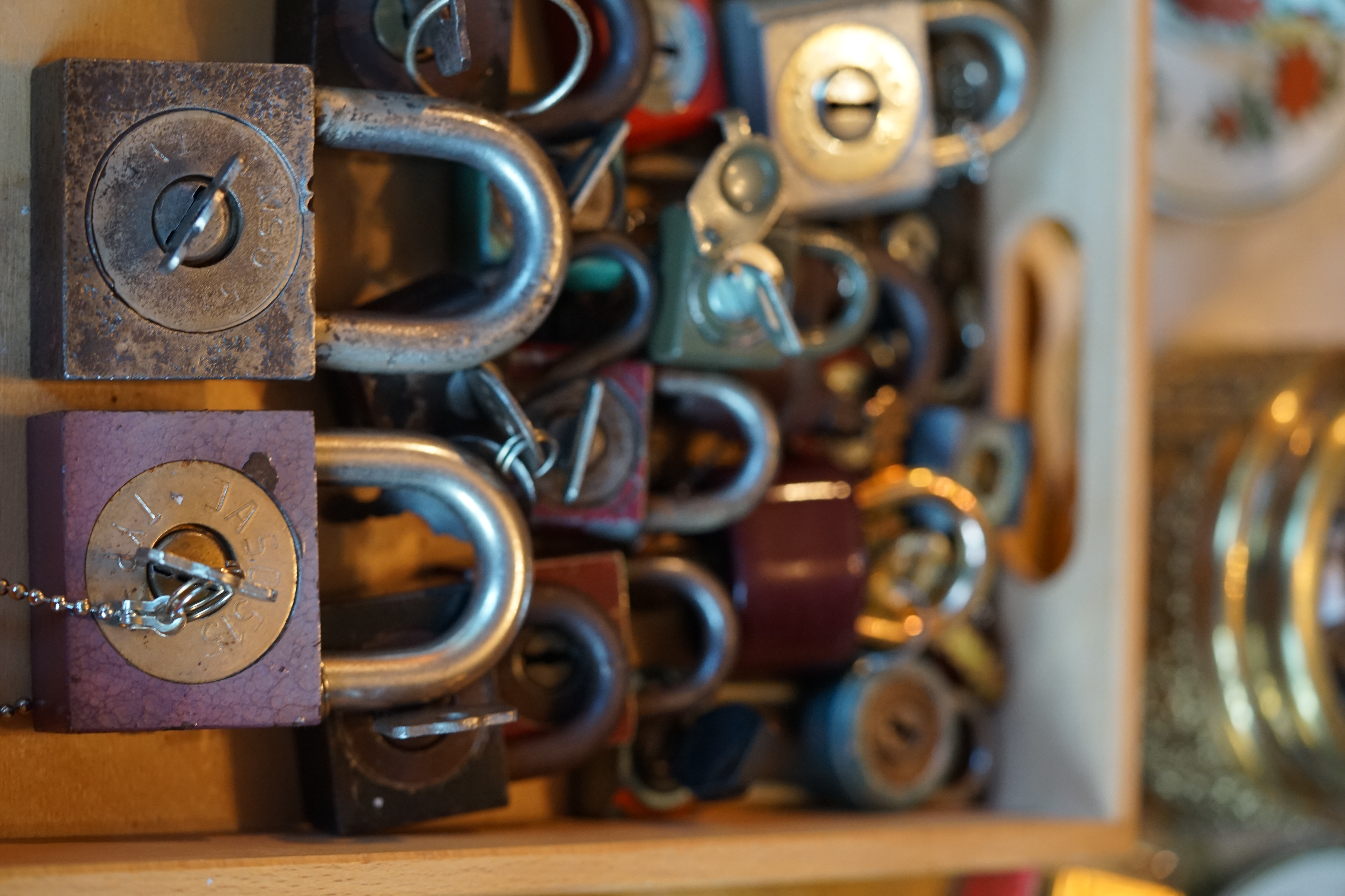 Twitter X 11.06.24 Bilder Budeg ( Bold serif ) Arthur Andreas Bühl, Detektiv, made in Germany, born 1961 in Stuttgart, Baden - Württemberg, living in HAM, Im Dienste der Wahrheitsfindung unterwegs, betreibt in seiner Freizeit Lockpicking aus Leidenschaft. Der mehrfache Deutsche Meister wird in der WIRED als " Master of the Universe " betitelt. In der BILD et ist der Artikel " Herr der Schlösser " abgedruckt. Im Hasenstübchen - Fuhlsbüttel, am Hasenberge, Santa Fu, wird gefeiert. Arthurmeister® stellt seinen Leporello " Der Aufmacher " vor. Der Stammtisch grölt " OFFEN ". Scholischek, Rudi, Heike I, Noagerlzutzler, Arthur und Joe Asberry, der alte NBA ler, prosten sich zu. Arthurmeister`s Jukebox auf YouTube spielt Pointer Sisters - Slow Hand ! ♥ Beim Tanzen ruft die Cartomanze " Ey du Sympthieträger ♥, komm mal her " ! SEO für heute: DETEKTIV, Arthur Bühl, Lockpicker, Deutscher Meister, pickt ABUS Padlock. 𝐀𝐫𝐭𝐡𝐮𝐫 𝐀. 𝐁ü𝐡𝐥, 𝐃𝐞𝐭𝐞𝐤𝐭𝐢𝐯, 𝐦𝐚𝐝𝐞 𝐢𝐧 𝐆𝐞𝐫𝐦𝐚𝐧𝐲, 𝐛𝐨𝐫𝐧 𝟏𝟗𝟔𝟏 𝐢𝐧 𝐒𝐭𝐮𝐭𝐭𝐠𝐚𝐫𝐭, 𝐁𝐚𝐝𝐞𝐧 - 𝐖ü𝐫𝐭𝐭𝐞𝐦𝐛𝐞𝐫𝐠, 𝐥𝐢𝐯𝐢𝐧𝐠 𝐢𝐧 𝐇𝐀𝐌, 𝐈𝐦 𝐃𝐢𝐞𝐧𝐬𝐭𝐞 𝐝𝐞𝐫 𝐖𝐚𝐡𝐫𝐡𝐞𝐢𝐭𝐬𝐟𝐢𝐧𝐝𝐮𝐧𝐠 𝐮𝐧𝐭𝐞𝐫𝐰𝐞𝐠𝐬, 𝐛𝐞𝐭𝐫𝐞𝐢𝐛𝐭 𝐢𝐧 𝐬𝐞𝐢𝐧𝐞𝐫 𝐅𝐫𝐞𝐢𝐳𝐞𝐢𝐭 𝐋𝐨𝐜𝐤𝐩𝐢𝐜𝐤𝐢𝐧𝐠 𝐚𝐮𝐬 𝐋𝐞𝐢𝐝𝐞𝐧𝐬𝐜𝐡𝐚𝐟𝐭. 𝐃𝐞𝐫 𝐦𝐞𝐡𝐫𝐟𝐚𝐜𝐡𝐞 𝐃𝐞𝐮𝐭𝐬𝐜𝐡𝐞 𝐌𝐞𝐢𝐬𝐭𝐞𝐫 𝐰𝐢𝐫𝐝 𝐢𝐧 𝐝𝐞𝐫 𝐖𝐈𝐑𝐄𝐃 𝐚𝐥𝐬 " 𝐌𝐚𝐬𝐭𝐞𝐫 𝐨𝐟 𝐭𝐡𝐞 𝐔𝐧𝐢𝐯𝐞𝐫𝐬𝐞 " 𝐛𝐞𝐭𝐢𝐭𝐞𝐥𝐭. 𝐈𝐧 𝐝𝐞𝐫 𝐁𝐈𝐋𝐃 𝐞𝐭 𝐢𝐬𝐭 𝐝𝐞𝐫 𝐀𝐫𝐭𝐢𝐤𝐞𝐥 " 𝐇𝐞𝐫𝐫 𝐝𝐞𝐫 𝐒𝐜𝐡𝐥ö𝐬𝐬𝐞𝐫 " 𝐚𝐛𝐠𝐞𝐝𝐫𝐮𝐜𝐤𝐭. 𝐈𝐦 𝐇𝐚𝐬𝐞𝐧𝐬𝐭ü𝐛𝐜𝐡𝐞𝐧 - 𝐅𝐮𝐡𝐥𝐬𝐛ü𝐭𝐭𝐞𝐥, 𝐚𝐦 𝐇𝐚𝐬𝐞𝐧𝐛𝐞𝐫𝐠𝐞, 𝐒𝐚𝐧𝐭𝐚 𝐅𝐮, 𝐰𝐢𝐫𝐝 𝐠𝐞𝐟𝐞𝐢𝐞𝐫𝐭. 𝐀𝐫𝐭𝐡𝐮𝐫𝐦𝐞𝐢𝐬𝐭𝐞𝐫® 𝐬𝐭𝐞𝐥𝐥𝐭 𝐬𝐞𝐢𝐧𝐞𝐧 𝐋𝐞𝐩𝐨𝐫𝐞𝐥𝐥𝐨 " 𝐃𝐞𝐫 𝐀𝐮𝐟𝐦𝐚𝐜𝐡𝐞𝐫 " 𝐯𝐨𝐫. 𝐃𝐞𝐫 𝐒𝐭𝐚𝐦𝐦𝐭𝐢𝐬𝐜𝐡 𝐠𝐫ö𝐥𝐭 " 𝐎𝐅𝐅𝐄𝐍 ". 𝐒𝐜𝐡𝐨𝐥𝐢𝐬𝐜𝐡𝐞𝐤, 𝐑𝐮𝐝𝐢, 𝐇𝐞𝐢𝐤𝐞 𝐈, 𝐍𝐨𝐚𝐠𝐞𝐫𝐥𝐳𝐮𝐭𝐳𝐥𝐞𝐫, 𝐀𝐫𝐭𝐡𝐮𝐫 𝐮𝐧𝐝 𝐉𝐨𝐞 𝐀𝐬𝐛𝐞𝐫𝐫𝐲, 𝐝𝐞𝐫 𝐚𝐥𝐭𝐞 𝐍𝐁𝐀 𝐥𝐞𝐫, 𝐩𝐫𝐨𝐬𝐭𝐞𝐧 𝐬𝐢𝐜𝐡 𝐳𝐮. 𝐀𝐫𝐭𝐡𝐮𝐫𝐦𝐞𝐢𝐬𝐭𝐞𝐫`𝐬 𝐉𝐮𝐤𝐞𝐛𝐨𝐱 𝐚𝐮𝐟 𝐘𝐨𝐮𝐓𝐮𝐛𝐞 𝐬𝐩𝐢𝐞𝐥𝐭 𝐏𝐨𝐢𝐧𝐭𝐞𝐫 𝐒𝐢𝐬𝐭𝐞𝐫𝐬 - 𝐒𝐥𝐨𝐰 𝐇𝐚𝐧𝐝 ! ♥ 𝐁𝐞𝐢𝐦 𝐓𝐚𝐧𝐳𝐞𝐧 𝐫𝐮𝐟𝐭 𝐝𝐢𝐞 𝐂𝐚𝐫𝐭𝐨𝐦𝐚𝐧𝐳𝐞 " 𝐄𝐲 𝐝𝐮 𝐒𝐲𝐦𝐩𝐭𝐡𝐢𝐞𝐭𝐫ä𝐠𝐞𝐫 ♥, 𝐤𝐨𝐦𝐦 𝐦𝐚𝐥 𝐡𝐞𝐫 " ! 𝐒𝐄𝐎 𝐟ü𝐫 𝐡𝐞𝐮𝐭𝐞: 𝐃𝐄𝐓𝐄𝐊𝐓𝐈𝐕, 𝐀𝐫𝐭𝐡𝐮𝐫 𝐁ü𝐡𝐥, 𝐋𝐨𝐜𝐤𝐩𝐢𝐜𝐤𝐞𝐫, 𝐃𝐞𝐮𝐭𝐬𝐜𝐡𝐞𝐫 𝐌𝐞𝐢𝐬𝐭𝐞𝐫, 𝐩𝐢𝐜𝐤𝐭 𝐀𝐁𝐔𝐒 𝐏𝐚𝐝𝐥𝐨𝐜𝐤. 𝗩𝗲𝗿𝘇𝘄𝗲𝘁𝘀𝗰𝗵𝗴𝗲𝘁 𝗺𝗶𝘁: 𝔄𝔯𝔱𝔥𝔲𝔯 𝔅ü𝔥𝔩, 𝗔𝗿𝘁𝗵𝘂𝗿𝗺𝗲𝗶𝘀𝘁𝗲𝗿, 𝗥𝗮𝘂𝗰𝗵𝗲𝗿, 𝗥𝗼𝘁𝗵 - 𝗛ä𝗻𝗱𝗹𝗲, 𝗦𝘁𝗮𝗱𝘁 𝗟𝗮𝗵𝗿, 𝗕ü𝗵𝗹, 𝗦𝗰𝗵𝘄𝗮𝗿𝘇𝘄𝗮𝗹𝗱, 𝗕𝗹𝗮𝗰𝗸𝗳𝗼𝗿𝗲𝘀𝘁, 𝗥𝗼𝘁𝗸ä𝗽𝗽𝗰𝗵𝗲𝗻 𝘆𝗼𝘂 𝗸𝗻𝗼𝘄 𝗠𝗿. 𝗦𝗺𝗶𝘁𝘇, 𝗦𝗼𝗿𝘁𝗲 𝗦𝗰𝗵𝘄ä𝗯𝗶𝘀𝗰𝗵𝗲𝗿𝗵𝗲𝗻𝗴𝘀𝘁.𝗱𝗲 𝗶𝘀 𝗴𝗿𝗼ß𝗳𝗿𝘂𝗰𝗵𝘁𝗶𝗴 𝘂𝗻𝗱 𝘀ü𝘀𝘀. ♥ 𝗡𝗼, 𝗼𝗻𝗹𝘆 𝘄𝗼𝗺𝗮𝗻 𝗵𝗮𝘀 𝗣𝗳𝗹𝗮𝘂𝗺𝗲𝗻 ♥ 𝗞𝗹𝗲𝗶𝗻𝘁𝗶𝗲𝗿𝘇ü𝗰𝗵𝘁𝗲𝗿𝘃𝗲𝗿𝗲𝗶𝗻. 𝗗𝗶𝗲 𝗘 - 𝗠𝗮𝗶𝗹 𝗹𝗮𝘂𝘁𝗲𝘁: 𝗔𝗿𝘁𝗵𝘂𝗿𝗺𝗲𝗶𝘀𝘁𝗲𝗿@𝗔𝗿𝘁𝗵𝘂𝗿𝗺𝗲𝗶𝘀𝘁𝗲𝗿.𝗱𝗲 𝗗𝗶𝗲 𝗘 - 𝗠𝗮𝗶𝗹 𝗹𝗮𝘂𝘁𝗲𝘁: 𝗔𝗿𝘁𝗵𝘂𝗿𝗔𝗻𝗱𝗿𝗲𝗮𝘀𝗕𝘂𝗲𝗵𝗹@𝗔𝗿𝘁𝗵𝘂𝗿𝗔𝗻𝗱𝗿𝗲𝗮𝘀𝗕𝘂𝗲𝗵𝗹.𝗱𝗲 born 1961 Arthur Bühl, Arthur Andreas Bühl, Made in Germany, born 1961 in Stuttgart, arbeitet seit 40 Jahren als Privatdetektiv und lebt in Hamburg. Er ist als Detektiv Mitglied in nationalen und internationalen Berufsverbänden. Unter dem Künstlernamen " Arthurmeister " erklärt Arthur Bühl Lockpicking; das zerstörungsfreie öffnen von Schlössern und Schließzylindern. Der Ehrenkodex lautet: Öffne nur deine eigenen Schlösser. Fremde Schlösser dürfen nur mit Einwilligung des Eigentümers geöffnet werden. Herr Bühl wurde schon als Schlossknacker bezeichnet. Dies ist natürlich Quatsch, denn wenn man oder Frau z.B. ein Vorhangschloss knackt, so ist es kaputt und die Wettbewerber und Lockpickerkollegen können nicht mehr daran üben. Knacker benutzen einen Kuhfuß. Der mehrfache Deutsche Meister dagegen ein Pickset und es gilt: " Offen ist gut, schneller Offen ist besser ". Viel Spaß und Erfolg beim Üben. Von der Zeitschrift " WIRED " wurde Arthurmeister als Master of the Universe, betitelt. SEO für heute: Parole Emil ! Arthur Bühl, Sympathieträger.com, Präsident Pornomeister SARL. Die Anschrift lautet: Arthur A. Bühl, Postfach 605 145, 22 246 Hamburg.