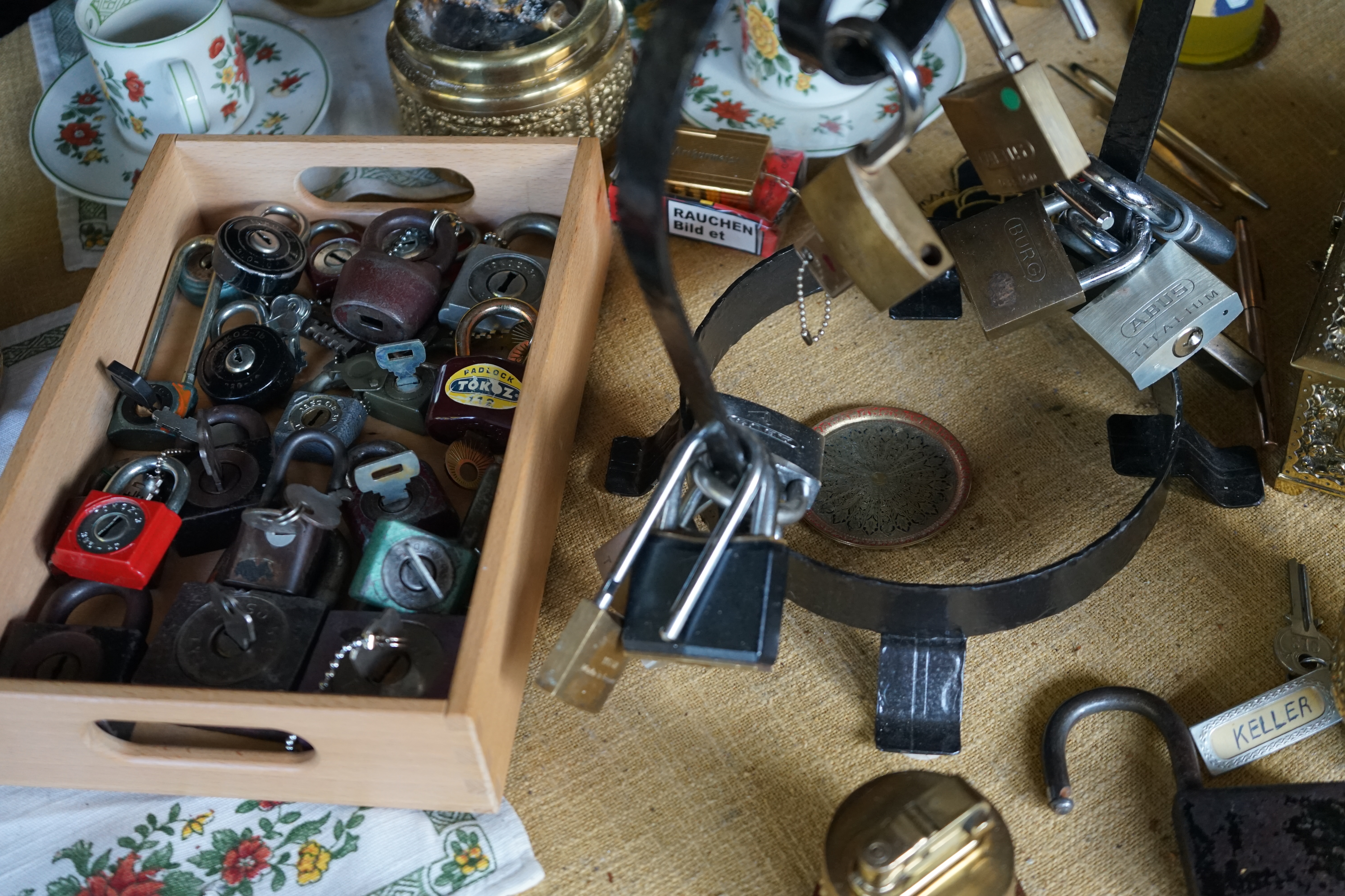 Arthur Andreas Bühl, Detektiv H1 Text: Der SEO gibt Texte aus Arthurmeister`s Leporello frei. Good Morning, High Noon, guten Tag from Germany, Hamburg, mein Name ist Uschi. Die rasende Reporterin von der Bild et Zeitung. Ich konzipiere und betreue die Webseiten des Herrn Arthur Bühl, alias ARTHURMEISTER, Präsident Pornomeister SARL. Ich heute lese ich aber erstmal aus dem Leporello und lausche in Arthurmeister`s Jukebox " Slow Hand " von den Pointer Sisters. Mal lesen was mir heute so einfällt ? Tagged with: Dorma Kaba, Europa Park Rust, Zwetschgenhengst, NBA, Bouncing Joe Asberry, Everybody Wiki, Schwäbischer Henst, Pflaume, Zwetschge, Doublebrain, Mandy August, Rallye, cross, Datenschutz. Zitat: Arthurmeister " offen ist gut, schneller offen ist besser ! " Pankhofer, Schloss und Schlüssel, Arthur Bühl, Wappen Bühl, legal 1001, Radio Eriwan, In Arthurmeisters Jukebox im Hasenstuebchen, You Tube, ( HAM ), sind Schallplatten von Slow Hand, Pointer Sisters, Engelbert, Joy Flemming, Ina Müller, Dörp Reggae, Reinhard Fendrich, Sammy Davis jr., Bee Gees, Hans Söllner, Element of crime, Empire of sun - we are the people, Katja Ebstein - Es war einmal ein Jäger, Udo Jürgen - Das Lied das nie zu Ende geht, Vicky Leandros - Ich liebe das Leben, Die Five Tops - Warte auf das Glück, Marianne Rosenberg - Er gehört zu mir, Hildegard Knef - Für mich soll`s rote Rosen regnen, Connie Francis - schöner fremder Mann, Heino - Caramba, Karacho, ein Whisky, Drafi Deutscher - Mamor Stein und Eisen bricht, Kraftwerk - Das Modell, Ernst Neger - Rucki - Zucki, Wolle Kriwanek - I fahr Daimler, Reinhard Fendrich - Strada del sole, Zupfgeigenhansel - Bella Ciao, Joy Flemming, Half breed, Haindling - Du Depp, Nina Hagen - Africa Reggae, Schwoisfuß - Bin i selber Rastamann, Jan Delay - Irgendwie, irgendwo, irgendwann, Grachmusikoff - Oiner isch emmer dr Arsch, Wolfgang Ambros - Du schwarzer Afgahne, UB 40, The Manhattans - Kiss and say Goodbye, Three Degrees - Dirty old Man, Babara Streisand - Woman in Love, George Michel - One more try, Candy Dulfer, Deep Purple - Child in Time, Moody Blues - Nights in white Satin, Eagles - Hotel California, Dire Straits - Sultan of Swing, Pink Floyd, Sade - Smooth Operator, Toto - L`italiano, Peddy Pendergrass, Tom Jones, Eddie Holman - Hey there lonly girl, Chicago - If you leave me now, Kalvin Harris - Promises, Fugees, Engelbert - How I Love You, Gloria Gayner can`t take my Eys off you, Olivia Newton John, Ricky Shane - Mammy blue, Los Bravos, Kenny Rogers, Albano und Romia Power, Totzi - Ti amo, Tina Turner und Eros Rammazotti, Abba - Hasta Manana, Roger Whittacker - Abschied ist ein scharfes Schwert, Toto - Hold the line, Love Story mit Andy Williams, Grace Jones, Diana Ross und Julius Iglesias - All of You, Christopher Cross, Roberta Flack & Peabo Bryson, George Benson, Aloe Blacc - I need a Dollar, Simply Red - if you don`t know me by now, Luther Vandross und sehr viele mehr. Es erscheint auch bald die B - Seite von Arthurmeister`s Jukebox ( HAM ) Fuhlsbüttel, Hasenstuebchen, Playboy, Bunny Hall, Los Angeles, Beverly Hills, TSOP The Sound of Philiadelpia, Golden Gate Brigde, und noch so vieles mehr. Seattle Times says: He has got good hands, but how`s his vertikal. Arthur Bühl, a private detective from Germany deflated an all-star field of lockpickers in the world. Pressebox: Kaba Day im Europa Park mit Arthur A. Bühl, Detektiv. ( Arthurmeister ) - Präsident Pornomeister SARL, Linkedin: Arthur Andreas Bühl, Detektiv. 360 Meriandos, The Master Touch, opening locks without keys. Jesusmeister Arthur Bühl is a Master who can pick any lock in the world, but Jesus is the only Master who can unlock the human soul. Slideplayer. Phila Locksmith, Lockpickerherz und Schlossherz sind ges. gesch. Marken von Arthur Bühl. Das Wappen Bühl ist gelb, blau mit schwarzen Linien. You Tube, 23C3 Schlossoeffnung wurde beim CCC, Caos Computer Club, gefilmt. Citywide RFID Master, House key, Hamburg, by Wired. WIRED is where tommorow realized. World Trade Center, New York, YY 10 007, Communicationsmanager Mr. Smitz. Wiki, Attraktor, Trainingslager. Schloss - Öffnen, Public Domain 147, Staatsicherheit in der DDR, Arthur Meister aus Hamburg, Bunker am Ulmenwall. Herr der Schlösser, Bild Zeitung. 𝔄𝔯𝔱𝔥𝔲𝔯 𝔅ü𝔥𝔩, 𝔄𝔯𝔱𝔥𝔲𝔯𝔪𝔢𝔦𝔰𝔱𝔢𝔯® Arthur A. Bühl, ist mehrfacher Deutscher Meister im Lockpicking. In dem Magazin WIRED wird er als " Master of Universe " betitelt. Im Hasenstübchen stellt er seinen Leporello " Der Aufmacher ", vor und telefoniert mit Mr. Smitz, Beverly Hills from the News Paper PLAYBOY, USA. Arthurmeister`s Jukebox, YouTube, spielt Slow Hand. Der Noagerlzutzler und der Scholischek können am Stammtisch keine Padlocks öffnen. Deshalb müssen diese Spitzbuben an den Tresen. Die Glocke wird geläutet. Arthurmeister brüllt " OFFEN " ! Die Jukebox spiel jetzt Ina Müller - Dörp Reggae. Arthurmeister ist Inhaber der Marken Cartomanze®, Martinameisterin®, Pornomeister®, Lockpickerherz®, Schlossherz®, WebTüv® und Legal 1001®. Verschlagwortet mit: Buhl er Zwetschge, Schwäbischer Hengst, Lockpicking, International. Für das Jahr 2025 wurde der SEO von der Firma chatgpt und von einer KI ergänzt: Arthur Andreas Bühl, ist ein Babyboomer ! und ein Sympathietraeger ! Slow Hand ! mit dem Mastertouch ! Locksport: The strange things that happen at a lock-picking convention by Tom Vanderbilt, Deviant Olliam, Slate, picking, Hackers Planet, Earth, Event, Flickr, Foto, Ina Müller, Arthur Meister, Lockpicking, ssdev, Photo, Slide Player, The Joy Lock Club, Schuyler Towne, by Pagan Kennedy, Arthur Bühl, called Arthurmeister, can pick a Lock faster than you, David Olliam, Slate, Tool, Toool, the open organisation of Lockpickers, Wired, Jan Freitag, TAZ, FAZ, BILD, WELT, BUDEG, BDD, Linkedin, Pornomeister SARL, X, Twitter, Security of Locks, Linkedin Arthur Bühl, Zwetschgenstadt Bühl, Wappen Bühl, Fahne Bühl, Facebook, Bühl, Arthurmeister, Pornomeister SARL, Lockpicking Experte. Tagged with: Dorma Kaba, Europa Park Rust, Zwetschgenhengst, NBA, Bouncing Joe Asberry, Everybody Wiki, Schwäbischer Henst, Pflaume, Zwetschge, Doublebrain, Mandy August, Rallye, cross, Datenschutz. Zitat: Arthurmeister " offen ist gut, schneller offen ist besser ! " Pankhofer, Schloss und Schlüssel, Arthur Bühl, Wappen Bühl, legal 1001, Radio Eriwan, In Arthurmeisters Jukebox im Hasenstuebchen, You Tube, ( HAM ), sind Schallplatten von Slow Hand, Pointer Sisters, Engelbert, Joy Flemming, Ina Müller, Dörp Reggae, Reinhard Fendrich, Sammy Davis jr., Bee Gees, Hans Söllner, Element of crime, Empire of sun - we are the people, Katja Ebstein - Es war einmal ein Jäger, Udo Jürgen - Das Lied das nie zu Ende geht, Vicky Leandros - Ich liebe das Leben, Die Five Tops - Warte auf das Glück, Marianne Rosenberg - Er gehört zu mir, Hildegard Knef - Für mich soll`s rote Rosen regnen, Connie Francis - schöner fremder Mann, Heino - Caramba, Karacho, ein Whisky, Drafi Deutscher - Mamor Stein und Eisen bricht, Kraftwerk - Das Modell, Ernst Neger - Rucki - Zucki, Wolle Kriwanek - I fahr Daimler, Reinhard Fendrich - Strada del sole, Zupfgeigenhansel - Bella Ciao, Joy Flemming, Half breed, Haindling - Du Depp, Nina Hagen - Africa Reggae, Schwoisfuß - Bin i selber Rastamann, Jan Delay - Irgendwie, irgendwo, irgendwann, Grachmusikoff - Oiner isch emmer dr Arsch, Wolfgang Ambros - Du schwarzer Afgahne, UB 40, The Manhattans - Kiss and say Goodbye, Three Degrees - Dirty old Man, Babara Streisand - Woman in Love, George Michel - One more try, Candy Dulfer, Deep Purple - Child in Time, Moody Blues - Nights in white Satin, Eagles - Hotel California, Dire Straits - Sultan of Swing, Pink Floyd, Sade - Smooth Operator, Toto - L`italiano, Peddy Pendergrass, Tom Jones, Eddie Holman - Hey there lonly girl, Chicago - If you leave me now, Kalvin Harris - Promises, Fugees, Engelbert - How I Love You, Gloria Gayner can`t take my Eys off you, Olivia Newton John, Ricky Shane - Mammy blue, Los Bravos, Kenny Rogers, Albano und Romia Power, Totzi - Ti amo, Tina Turner und Eros Rammazotti, Abba - Hasta Manana, Roger Whittacker - Abschied ist ein scharfes Schwert, Toto - Hold the line, Love Story mit Andy Williams, Grace Jones, Diana Ross und Julius Iglesias - All of You, Christopher Cross, Roberta Flack & Peabo Bryson, George Benson, Aloe Blacc - I need a Dollar, Simply Red - if you don`t know me by now, Luther Vandross und sehr viele mehr. Es erscheint auch bald die B - Seite von Arthurmeister`s Jukebox ( HAM ) Fuhlsbüttel, Hasenstuebchen, Playboy, Bunny Hall, Los Angeles, Beverly Hills, TSOP The Sound of Philiadelpia, Golden Gate Brigde, und noch so vieles mehr. Seattle Times says: He has got good hands, but how`s his vertikal. Arthur Bühl, a private detective from Germany deflated an all-star field of lockpickers in the world. Pressebox: Kaba Day im Europa Park mit Arthur A. Bühl, Detektiv. ( Arthurmeister ) - Präsident Pornomeister SARL, Linkedin: Arthur Andreas Bühl, Detektiv. 360 Meriandos, The Master Touch, opening locks without keys. Jesusmeister Arthur Bühl is a Master who can pick any lock in the world, but Jesus is the only Master who can unlock the human soul. Slideplayer. Phila Locksmith, Lockpickerherz und Schlossherz sind ges. gesch. Marken von Arthur Bühl. Das Wappen Bühl ist gelb, blau mit schwarzen Linien. You Tube, 23C3 Schlossoeffnung wurde beim CCC, Caos Computer Club, gefilmt. Citywide RFID Master, House key, Hamburg, by Wired. WIRED is where tommorow realized. World Trade Center, New York, YY 10 007, Communicationsmanager Mr. Smitz. Wiki, Attraktor, Trainingslager. Schloss - Öffnen, Public Domain 147, Staatsicherheit in der DDR, Arthur Meister aus Hamburg, Bunker am Ulmenwall. Herr der Schlösser, Bild Zeitung. In der Vitrine von Arthur Andreas Bühl, Arthurmeister® sind Schlösser, Padlocks, von ABUS, BKS, CES, DOM, EVVA, Assa Abloy, Z Ikon, Kaba, Keso, ASSA, Winkhaus, Wilka, Trelock, Schmelting, Bode Panzer, Ancor Las, Drumm Geminy, Xylock, SEA, Medeco, Mul-T-Lock, Cut away, ABUS Granit, Pfaffenhain, E*S, ESS, Nemef, BAB, Babelsberg, Stasi, Diskus, WMF, Tesa, Noch, Vachette, Cisa, Wally, Rielda, Mottura, Viro, FAI, GeGe, Fichet, Bode Panzer, Tresor, Bramah, Protector, Braun`s Patent, Walomatus, Arolds, Combination Lock, Yale, Master, American Lock, Tubular, China, Indien, Aligarh, Nepal, Thailand, Zahlenschlösser, Himmelsschlüssel und noch vieles mehr, vorhanden. Alle Schliesszylinder sind Übungsmaterial für das Lockpicking. Schlagschlüssel und so vieles mehr, sind auch dabei. Auch der Sputnik. SEO Hintergrundbild Flickr Hey Joe " Asberry ", ruft F 1 Rudi vom Tresen, Prost und Stößchen ruft Heike III zum Stammtisch. Die Jukebox spielt in voller Lautstärke Mr. Bojangles. Arthurmeister, der Sympathieträger hat bay the way mit einem ABUS Padlock Joe`s Michael Air Jordan`s Basketball bag gesichert ! Auch der Michael Jordan mußte hier im Hasenstübchen das Basketball bouncing Verbot akzeptieren. Formel 1 Rudi schreit: Bouncing darf und kann hier nur ein Michael Schumacher. Die Cartomanze meint, ein Ralf Schumacher auch ! Prost Weizen, Stößchen, Käppchen, ASBERRY !!! Die Jukebox by Youtube spielt " Slow Hand ". Joe, du rascal belehre uns nicht schon wieder. Wir sind hier in der Rabbit Hall and smoking is good for your drunken head. Prosit, Cheer`s, Salute, Gin Gin, altüst, sante` und Viva ! Hoch die Tassen ! Am Tresen läutet die Glocke. Der Rotamint der blinkt. Drei Tage war der JOE krank, jetzt trinkt und raucht er wieder. Gott sei Dank ! In der Zwischenzeit haben Mittrinker an der neuen Jukebox B - SEITE im Hasenstübchen eine Bass - Boom - Boom - Box angeschlossen. In voller Lautstärke sind jetzt Sounds wie I Love America von Patrick Juvet, Pointer Sisters - Slow Hand, Bryan Ferry - Don`t stop the Dance, UB 40 - Kingston Town, Jimmy Sommerville - To love somebody, Bob Marley & The Wailers - Jammin, Shaft - Isaac Hayes - The Late Show with David Lettermann zu hören. Heike !! drückt dann Roberto Blanco - Der Puppenspieler. Schwerti hält mit Amanda Lear - Queen of China - Town, dagegen. F 1 Rudi drückt: Element of Crime - Delmenhordt und ein weiteres von Element of Crime - Am ersten Sonntag nach dem Weltuntergang. Sir Washi drückt unsere Ina Müller - Sowas passiert mir heut nicht mehr und Roger Wittaker - Du wirst alle Jahre schöner ! Prost ! Rotkäppchen, Stößchen, Hallöchen ! Rudi mein Ralalla. Jetzt kommt unsere Disco Fraktion an die Reihe. Der Auftackt: Gary Low - La Colegiala, Bobby O - She has the way, Bonny M. Sunny. Die ersten Gäste im Hasenstübchen fangen an zu tanzen. Whre do i Begin - Love Story 1971, Dionne Warwick - Heartbreaker, Sweet Sensation - Sad sweet dreamer, und natürlich Lobo - I`d Love You To Want Me - Top Pop wurden in Folge gedrückt. Immer diese Drücker: Bad Boys Blue - You`re a Woman 1985, Pointer Sisters - I´m so Excited Live, Lipps Inc. - How Long, Chic - Le Freak folgten. Die Glocke läutet - die Gläser klingen. Der Hannenberger freut sich. Auf der dieser Party wird jetzt in der Juke Box B - Seite die Musik von: Duck Sauce vs Boney M - Barbara Streisand Go Home VIVA DISCO MIX, Pargo - You And Me, Telex - Moskow Diskow, TEQUILA - BO BOSS, Geil - Bruce & Bongo gespielt. Die Glocke am Tresen läutet wieder: Parole Freibier ! Electrica Salsa OFF, Space - Magic Fly, Neja - Restless - Bum Bum Radio Edit, bringen richtig Stimmung in die Bude. Heike will unbedingt ihren GAZEBO - Masterpiece in der 12" Version hören. My Heart Goes Boom in der Xrended Club Version, das FPI Project - Rich in Paradiese - Going Back To My Roots, Boys Town Gang - Can`t Take My Eyes Of You und Evelyn Thomas mit High Energy bringen weitere Performace ! Pony´s und Weizen. Fassbier, Freibier, Helbing ! und GabiKo. Der Eintieg erfolgt wieder bei: Sister Sledge - All American Girls, Bumblebee Unlimited - LADY BUG, Gary Low - You ar danger in der Extended Version von 1982 und Camouflage - Love is a shield. Prost und Prösterchen: bei Alle Farben & ILIRA - FADING wird auf den Bänken getanzt. Natürlich auch noch bei P. Lion - Happy Children und Girlie - Girlie von Sophia George. Bei Sandra - Little Girl gehen die ersten in den Nebenraum. French Affair - SEXY ! Philly Vanilli - Viagra Sex Machine, Marvin Gaye - Sexual Healing lassen Hannenberger das gezapfte in den Nebenraum bringen. Hannenberger schwitzt ! Die Glocke läutet: Umsatz ! Gary Moore - This Flight Tonight, Golden Earring - Radar Love und GIANNA NANNINI - AMERICA läuten eine weitere Runde ein. Schwerti und Bouncing Joe Asberry sind am rocken: Led Zepplin - Stairway To Heaven Live, IRON BUTTERFLY - IN A GADDA DA VIDA ! Bier, mehr Bier ! am besten Freibier ! Der Song: The Doors - Light My Fire verlangt nach mehr Bier. Bei unserem Willy DeVille - Heaven Stood Still schauen die Säufer in den Spiegel. Bei Diana Ross mit: Touch Me In The Morning will aber keiner aufwachen. Pony`s und Stösschen`s ! Nachher um 11.00 ist wieder High - Noon ! Dann geht`s von vorn los: SLOW HAND und ARTHURMEISTER MASTERTOUCH ! Heute schlägt der Noagerlzutzler zusammen mit dem Arkadasch den SEO vor: Balla coi miti, Tanz mit den Legenden, Grüße an Radio Sabbia nach Riccione / Italy in die Via Veneto 3, I 47 838 Riccione. Luigi del Bianco !!! APERTO !!! Der F 1 Rudi schreit: Helbing ! Arthur du mußt noch Bild ungsfern, schwupp di wupp - OFFEN, Musik, Music, Arthur Meister poke arround Houdini, Telefon, Telefonbucheintrag, gelbe Seiten, örtliche, MUT PROBEN, Carsten Jasner, Das Leben ist tödlich. Aber es muß nicht sterbenslangweilig sein ! Tazelwurm schreit Pelle Pelz. Heinz Schenk, Käffchen und Schnittchen werden noch genannt. Der Och will das auch Bettnässer und mit zweifelhafter Hygiene hier steht. Der Scholischek darf sich zu Wort melden: Biene Maja, getestet, TÜV, DEKRA, FRISEUR ! CARAMBA ! Verschlagwortet mit: Arthur Bühl, Detektiv, the dutch open Lockpicking Champion ! From WIRED. ÖFFNUNG OHNE SCHLÜSSEL, Linkedin Joe Asberry, F 1 Rudi, Heike IV, Stößchen, Sir Washi, Nachläufer, Skat, Twitter X. Basket Ball Bouncing Verbot, Arthurmeister, Raucher, Roth - Händle, Stadt Lahr - Bühl, Schwarzwald, Black Forest, Rotkäppchen you know Mr. Smitz, Sorte Schwäbischerhengst.de is großfruchtig und süss. Buhl er Zwetschge. No, only woman has Pflaumen ♥. Wilhelm Busch ! In der Vitrine von Arthur Andreas Bühl, Arthurmeister® sind Schlösser, Padlocks, von ABUS, BKS, CES, DOM, EVVA, Assa Abloy, Z Ikon, Kaba, Keso, ASSA, Winkhaus, Wilka, Trelock, Schmelting, Bode Panzer, Ancor Las, Drumm Geminy, Xylock, SEA, Medeco, Mul-T-Lock, Cut away, ABUS Granit, Pfaffenhain, E*S, ESS, Nemef, BAB, Babelsberg, Stasi, Diskus, WMF, Tesa, Noch, Vachette, Cisa, Wally, Rielda, Mottura, Viro, FAI, GeGe, Fichet, Bode Panzer, Tresor, Bramah, Protector, Braun`s Patent, Walomatus, Arolds, Combination Lock, Yale, Master, American Lock, Tubular, China, Indien, Aligarh, Nepal, Thailand, Zahlenschlösser, Himmelsschlüssel und noch vieles mehr, vorhanden. Alle Schliesszylinder sind Übungsmaterial für das Lockpicking. Schlagschlüssel und so vieles mehr, sind auch dabei. Auch der Sputnik. Arthur Bühl, Arthurmeister, Bühl Wappen Der Sympathieträger ist in Stuttgart, Baden - Württemberg geboren. Der Detektiv lebt in HAM. H1 Text der SEO gibt Texte aus Arthurmeister`s Leporello frei. 𝔄𝔯𝔱𝔥𝔲𝔯 𝔅ü𝔥𝔩, 𝔄𝔯𝔱𝔥𝔲𝔯𝔪𝔢𝔦𝔰𝔱𝔢𝔯 Bühl, Arthur, Jahrgang 1961, Made in Germany, Babyboomer, Detektiv or Private Investigator how Mr. Smitz from the PLAYBOY, Beverly Hills, say`s. Yes Mr. Smitz i will send you the Photo Arthurmeister`s F 1, Jacket for your LeporelloUS. to your E - Mail Mr.Smitz@Mr.Smitz.us. Ok, Mr. Smitz. Mr. Smitz do you know what Google Earth is ? Take BÜHL Arthur, only by Google Earth, you know ? have done it ? Yes Google will show you my Panel superfast. Cool, Arthurmeister, cool. Yes Mr. Smitz, this can i do for you too ! Yes with SEO. Yes, yes, i have Arkadasch erklärt, sein Erikli pasta is not so genial. Der beste Zwetschgenkuchen, you know plum tart, is from the Stadt Bühl. Not laughing in the USA. Bühl is a City like my Name. And the People in this City called it: Zwetschgendatschi ! you know. This is the world best plumcake. Yes Datschi. Yes, Stadt Bühl is near Baden - Baden, the Casino, you know ! Yes. Baden-Württemberg. You must know there is since 1927 the traditionell Zwetschgenfest. And there ist the Zwetschgenkönigin ! Mr. Smitz, my Ur Ur Ur Ur Grandfather is born in Bühl. My Great Grand Grand Mother where also born in the town Bühl. Their profession was Zwetschgenpicker. Not Lockpicker, Zwetschgen / Plum Picker. And Rüttler. Oh, really ! Yes, Yes. And since this time the name of the family Bühl from the Stadt Bühl is: Yes you know - Buehl. Yes i will give Greetings from you to Mrs. Friede Springer from the Newspaper BILD et. Yes, the Elbphilharmonie is in Betrieb. OH, Mr. Smitz, greeting´s to you from Joe Asbbery, NBA, you know. Tomorrow we will meet us in the Hasenstübchen, our Rabbit Hall. For Lockpicking und Beer. Call you. Parole Emil ! H1 Text der SEO schreibt weiter: 𝔄𝔯𝔱𝔥𝔲𝔯 𝔅ü𝔥𝔩, 𝔄𝔯𝔱𝔥𝔲𝔯𝔪𝔢𝔦𝔰𝔱𝔢𝔯® Herr Arthur Bühl, kritischer Privatdetektiv aus der Hansestadt Hamburg, bereitet sich auf ein Interview mit der BILD et vor. Bei Babsi und Gina in Fuhlsbüttel wird ihm zuvor der Vokuhila geschnitten. Herr Arthur Bühl wurde schon in der BILD et als " Herr der Schlösser " beschrieben. " Ein bisschen Ruhe bitte " schreibt Jan Freitag von der TAZ. Er erwähnt auch eine Mustertür by Wendt. Es wird darin herumgeprökelt. Selbst Arthur Bühl, der weltbeste aus dem Lockpicker Mekka Hamburg, betreibt pures Understatement, weil er sein Schloss in nur 20 Sekunden " geknackt " hat. Charles Graeber von der Wired.com beschreibt in seinem Artikel Master Lock - Pickers do bottle Arthur Bühl " The Master of the Universe ", Arthur Bühl a private Detective of Germany open locks. Bühl`s Fabio - the - Barbarian Look stands out. He wins the Dutch Open and is now Master of the Universe. The people cry: " Arthurmeister ! booms Arthurmeister ". Mark Webber Tobias, the Author of Locks, Safes, and Security, a Police Reverence, say: Arthurmeister, that ist beautyful. " Open ! " sagt Arthurmeister ", offen ist gut, schneller offen ist besser ". " Beer !" Arthurmeister booms back and a new Champion is born. Die Welt berichtet: " Die Kunst, Schlösser ohne Schlüssel zu öffnen ". Vereinsmitbegründer und Vizepräsident Arthur Bühl trägt seine Leidenschaft schon auf der Krawatte. Sie ist rot mit gelben Schlüsseln drauf. Intern wird er ehrfürchtig " Meister Arthur " gerufen. Er hat es zum siebenfachen Deutschen Meister in verschiedenen Disziplinen geschafft. Er pickt seit der Kindheit. Sein erstes Trainingsobjekt war sein Spardosenschloss - Ein klassischer Einstieg… . Die Slate berichtet über Arthur Bühl als Lockpicking Legend. Es gibt einen Artikel Tool for Picking and Decoding by Stasi, CCC, Vortrag Berlin. Amateur Hour berichtet: Arthurmeister has " The Master Touch ". Bei den Kaba Day `s im Europa Park Rust schreibt die Pressebox: auf großes Interesse der Teilnehmer stieß auch die praktische Vorführung von Steffen Wernéry und Arthur Bühl, die gängige mechanische Schließzylinder ohne Schlüssel zerstörungsfrei öffnen. Meist in Sekundenschnelle. Auch die Chemnitzer Zeitung " Freie Presse " hat über das Lockpicking und Arthur Andreas Bühl alias Arthurmeister berichtet. Dwight Perry schreibt: Arthur Bühl has good hands ! In der Philalocksmith wird Arthur Bühl auch als Lockpicking Legend betitelt. Es gibt auch einen Beitrag, 360 Meridianos. In der Datenschleuder, CCC, wurde über ihn als Sympathieträger berichtet. Veröffentlicht unter Linkedin, Xing, Google Panel, Twitter X. In der Vitrine von Arthur Andreas Bühl, Arthurmeister ® sind Schlösser, Padlocks, von ABUS, BKS, CES, DOM, EVVA, Assa Abloy, Z Ikon, Kaba, Keso, ASSA, Winkhaus, Wilka, Trelock, Schmelting, Bode Panzer, Ancor Las, Drumm Geminy, Xylock, SEA, Medeco, Mul-T-Lock, Cut away, ABUS Granit, Pfaffenhain, E*S, ESS, Nemef, BAB, Babelsberg, Stasi, Diskus, WMF, Tesa, Noch, Vachette, Cisa, Wally, Rielda, Mottura, Viro, FAI, GeGe, Fichet, Bode Panzer, Tresor, Bramah, Protector, Braun`s Patent, Walomatus, Arolds, Combination Lock, Yale, Master, American Lock, Tubular, China, Indien, Aligarh, Nepal, Thailand, Zahlenschlösser, Himmelsschlüssel und noch vieles mehr, vorhanden. Alle Schliesszylinder sind Übungsmaterial für das Lockpicking. Schlagschlüssel und so vieles mehr, sind auch dabei. Auch der Sputnik. Verschlagwortet mit: ♥ Vokuhila, Friseur ♥ Schwäbischer Hengst, Zwetschgen Heini, Bühl er, Zwetschge, Google Earth, Mittelpunkt der Welt, Martinameisterin, Cartomanze, Scholischek, " HIGH NOON ! ". ♥ Parole Emil ! SEO NEU Twitter X 11.06.24 Bilder Budeg ( Bold serif ) Arthur Andreas Bühl, Detektiv, made in Germany, born 1961 in Stuttgart, Baden - Württemberg, living in HAM, Im Dienste der Wahrheitsfindung unterwegs, betreibt in seiner Freizeit Lockpicking aus Leidenschaft. Der mehrfache Deutsche Meister wird in der WIRED als " Master of the Universe " betitelt. In der BILD et ist der Artikel " Herr der Schlösser " abgedruckt. Im Hasenstübchen - Fuhlsbüttel, am Hasenberge, Santa Fu, wird gefeiert. Arthurmeister® stellt seinen Leporello " Der Aufmacher " vor. Der Stammtisch grölt " OFFEN ". Scholischek, Rudi, Heike I, Noagerlzutzler, Arthur und Joe Asberry, der alte NBA ler, prosten sich zu. Arthurmeister`s Jukebox auf YouTube spielt Pointer Sisters - Slow Hand ! ♥ Beim Tanzen ruft die Cartomanze " Ey du Sympthieträger ♥, komm mal her " ! SEO für heute: DETEKTIV, Arthur Bühl, Lockpicker, Deutscher Meister, pickt ABUS Padlock. bemängele ihre falsche Auswahl zu den Bilder aud dem Laufband Arthurmeister " Arthur-Buehl-Arthurmeister®-Praesident ", dem Foto aus dem Laufband Pornomeister " Arthur-Buehl-Arthurmeister®-Detektiv-und-Sympathietraeger " und dem Foto des Herrn Bühl aus dem Laufband Arthur-Bühl.de " 𝔄𝔯𝔱𝔥𝔲𝔯-𝔅ue𝔥𝔩-𝔄𝔯𝔱𝔥𝔲𝔯𝔪𝔢𝔦𝔰𝔱𝔢𝔯®-Arthurmeister-beim-Friseur-vor-dem-Interview-Die-E-Mail-lautet-Sympathietraeger@Sympathietraeger.com ". Diese Lichtbilder wurden von mir zwar unter der Google Bilder - Gallerei eingepflegt, sind aber seit geraumer Zeit nicht mehr sichtbar. Deshalb habe ich die Bildbeschreibung dahingehend ergänzt, das es sich um eine private Performance Webseite handelt. Meine Anordnung dieser JPG in Ihrer Gallerie ist gewollt. Deshalb machen Sie diese Fotos aus dem Laufband Arthur Bühl und aus den Laufbändern Arthurmeister und Pornomeister wieder sichtbar. Diese Foto`s sind Bestandteil dieser Performance, wie das Grün in Ihrem geschätzten Google Logo, oder das Rot aus Ihrer geschätzten Landesflagge ! Ich würde Ihre Logo`s auch nicht entfernen ! Also: alle Foto`s und JPG `s im Internetz, wieder sichtbar machen ! Ihre Uschi, die rasende Reporterin von der Bild et Zeitung und die Macherin von Radio-Eriwan.de. Ihre Mühe sehe ich als Selbstverständlichkeit ! Gerne Grüße ich vom Stammtisch im Hasenstübchen unserem Bunny Hall. In Arthurmeister`s Jukebox haben wir für das Google - Team den Bringersound " We speak no Americano " gedrückt ! Parole Freibier für Google LLC. And greetings from Mr. Smitz.us ! Arthur Bühl, Arthurmeister ®,Lockpickerherz ® Schlossherz ®, Pornomeister ®, neuer SEO Text für 2025 12.00 Mittags im Hasenstübchen. Basketball Bouncing Joe Asberry schreit: Prost ! Die Glocke kingelt ! In Arthurmeister`s Jukebox im Hasenstübchen spielt: Slow Hand von den Pointer Sisters. Ferrari Rudi sitzt am Tresen. Anstatt Helbing trinkt er heute Underberg. Pelle und Heike I machen Stößchen. Justamente klingelt das Telefonino. Der Hannenberger lacht zu Bouncing Joe Asberry: Ich wette mit Dir: Da ruft unser Freund Mr. Smitz vom Playboy an. Arthurmeister geh endlich ran. Die Glocke klingelt. Yes Mr. Smitz, yes, yes Mr. Smitz. Yes great, you know. Yes, yes we have a Party. Yes, yes. Ja: Angela Merkel, die kennen wir. You know: " Bundeskanzlerin ". Giovanni ruft: Bella Donna: Signora Merkel is the CEO of the world. Yes, Yes Mr. Smitz, i will look about her Memoiren. Oh Mr. Smitz ? Her Biographie with her Signature ? OH, Mr. Smitz mit Widmung ? Das wird nicht einfach ! no easy, you know ! Da muß die Glocke aber ein ganzes Wochenende läuten. Prost. Helbing. Yes Mr. Smitz, hands on the heard, you know, difficult ! Arkadasch !!! Smitz U.S.A. braucht die Memoiren von Angela Merkel signiert mit dem Text: Für Mr. Smitz from the Playboy ! Also pass auf: Dein Schwippschwager ist doch Aufsteller bei der Messe. Ja, Buchmesse. Dort hält die Merkel eine Autogrammstunde. Der soll sich dort anstellen mit seinen Kumpani. Ja, der Smitz läßt hier die Glocke läuten. Das gesamte Wochenende. Hannenberger gibt das Passwort: Freibier, Freibier ! Die Glocke läutet jetzt: Helbing ! In Arthurmeister`s Jukebox spielt: The Tramps - Disco Inferno - Orginal Longversion Tony Mendes ! Basketball Bouncing Joe swingt mit dem Kopf mit. Jetzt meint Arkadasch: Oh meine Kumpani trauen sich nicht zu Dr. Angela Merkel. Die haben Angst vor Ihr. Kein Autogramm heißt kein Freibier. Droschkendieter !! Du fährst jetzt zur Buchhandlung, holst drei Biographien von der ollen Merkel, fährst weiter zum Kujau ! Ja, der hat dem Heinemann vom Stern, Hamburg, gefälschte Tagebücher verkauft. Der soll dir in ein Exemplar die Unterschrift der Merkel und die Widmung reinmalen. Sag ihm viele Grüße vom Arthurmeister und Parole Freibier, Freibier ! Dann malt der es dir sofort. Der kann das freudigst. Und sag ihm, das sei für Smitz, Amerika. Aber diesmal soll er keine rosa Tinte verwenden. Dann kommst du wieder her und wir alle unterschreiben das zweite, dann fährst du geschwind rüber nach Fuhlsbüttel, drängelst dich am Luftfrachtschalter vor, läßt die Bücher verpacken und paßt auch auf, das die auch tatsächlich im nächsten Flieger in die U.S.A. reisen. Dann hat er die Bücher, quasi wenn der Flieger landet. Sag denen: Parole: Freibier, Freibier ! Arthur und wozu das dritte Buch ? Du Depp, wenn beim unterschreiben vom zweiten Buch einer draufkotzt oder ein Brandloch reinmacht dann haben wir Ersatz ! Und diesen legen wir dann hinter den Tresen ins Regal und tuen so als hätten wir es gelesen. Es reicht das wir Frau Bundeskanzlerin mit guten, besoffenen, nicht ausgeklügelten, dummen, peinlichen Ratschlägen beraten haben ! Punkt. In Arthurmeister´s Jukebox spielt: Lady von Kenny Rogers. Sir Waschi hat gleich CHARLIE RICH - The most Beautifull Girl in The World, gedrückt. Die Stimmung ist gut. In der Jukebox spielt mittlerweile Aloe Blanc - I need a Dollar. Die Stimmung ist fantastisch ! Jetzt steigert sich die Stimmnung noch als der Nachläufer Roberto Blanco - Caramba, Caracho ein Whiskey, Carambo Caracho ein Gin, verflucht Sacrcameto Dolores und alles ist wieder hin ! In Rio de Janeiro… drückt. Der Noagerlzutzler drückt Roberto Blanco - Der Puppenspieler von Mexico und räumt Gläser ab. Hannenberger reicht schon einmal den Himmelsschlüssel ! Schwerti fragt: Mastertouch und wenn der Dir auf die Schliche kommt ? Du Depp, was glaubst du wenn der erfährt, daß er einen orginalen Kujau, dem Tagebuchfälscher hat, dann läuft der durch Beverly Hills und gibt damit bei jedem an, als sei er The Greatest. Und Du weißt: Die Schriftsachverständigen vom Stern oder von der Bild et und der Heinemann brauchten Monate bis sie diesen Betrug mit dem Verkauf der Tagebücher erkannt haben. In Arthurmeister`s Jukebox spielt: Calvin Harris & Sam Smith: Promises ! und es wird mitgesungen. Das Droschkendieter dann doch nur beim Papierfuzzy im Copy Shop neben an war ? weil der Kujau besoffen war ? Quatsch, kalter Kaffee, der Smitz verhöckert das Buch an Rockefeller. Was glaubst du, warum die Parole Freibier Freibier lautet ? Wir sind hier nicht bei der Wohlfahrt. Ferrari Rudi macht Ralala: Sonntag ist Formel I in Indianapolis. Denkt dran: High Noon ist dann morgens 07.00 Uhr. Die Glocke läutet ununterbrochen. Freibier, Freibier, Freibier, Parole Freibier. Let Michael pass for the Championship ! Das gesamte Hasenstübchen tanzt und platzt aus allen Nähten. In der Jukebox spielt James Last und Orchester: T.S.O.P The Top Sound of Philadelphia ! Prost, Prosit und Stößchen ! Der Hannenberger sieht zufrieden aus. Taged with: Bühler Zwetschge, Bühl Wappen, Zwetschgenhengst, Zwetschgenfest, Meister, Arthur Bühl, Privatdetektiv. Für das Jahr 2025 wurde der SEO von der Firma chatgpt und von einer KI ergänzt: Arthur Andreas Bühl, ist ein Babyboomer ! und ein Sympathietraeger ! Slow Hand ! mit dem Mastertouch ! Locksport: The strange things that happen at a lock-picking convention by Tom Vanderbilt, Deviant Olliam, Slate, picking, Hackers Planet, Earth, Event, Flickr, Foto, Ina Müller, Arthur Meister, Lockpicking, ssdev, Photo, Slide Player, The Joy Lock Club, Schuyler Towne, by Pagan Kennedy, Arthur Bühl, called Arthurmeister, can pick a Lock faster than you, David Olliam, Slate, Tool, Toool, the open organisation of Lockpickers, Wired, Jan Freitag, TAZ, FAZ, BILD, WELT, BUDEG, BDD, Linkedin, Pornomeister SARL, X, Twitter, Security of Locks, Linkedin Arthur Bühl, Zwetschgenstadt Bühl, Wappen Bühl, Fahne Bühl, Facebook, Bühl, Arthurmeister, Pornomeister SARL, Lockpicking Experte.