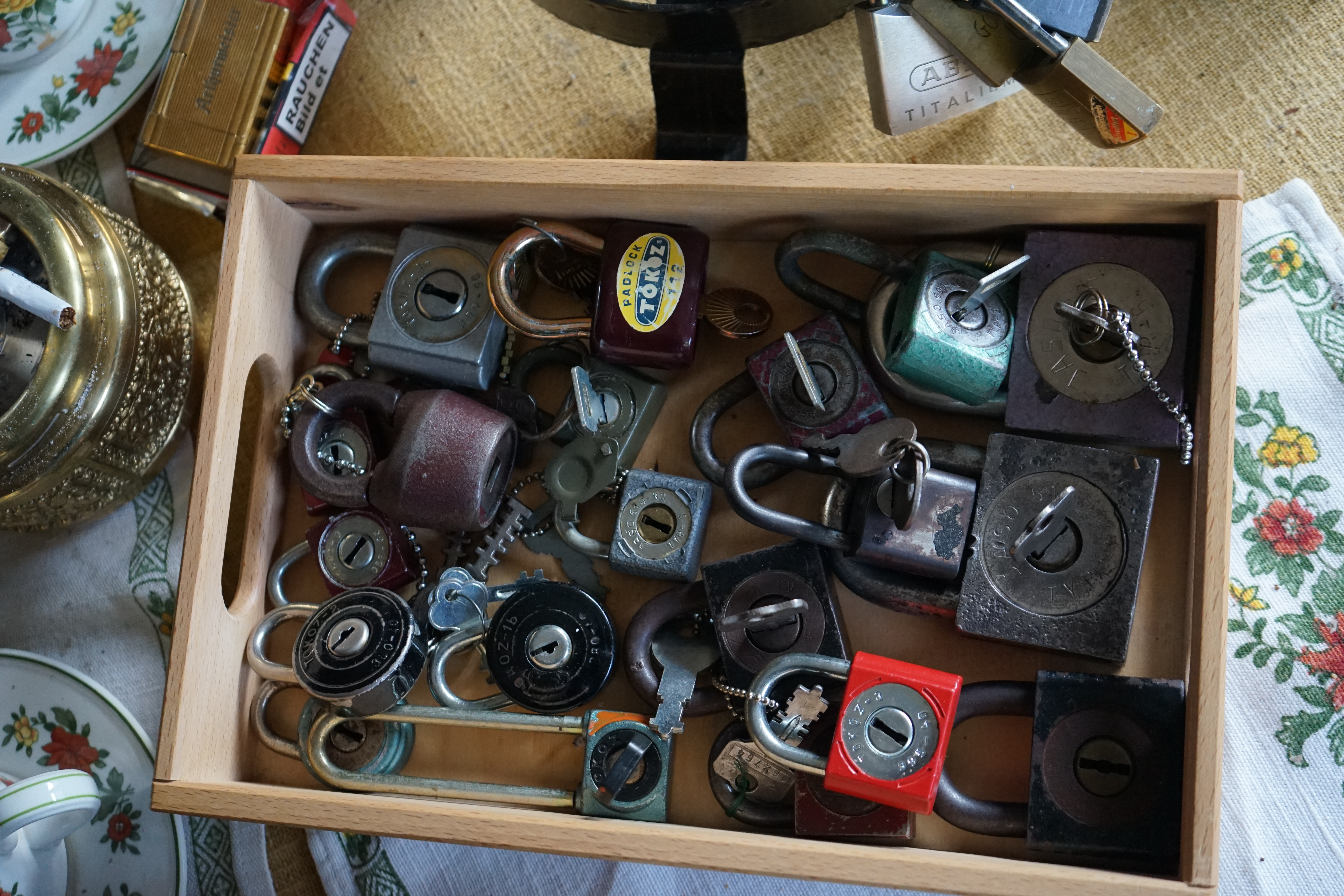 SEO Jahrgang 1961 ♥ 𝔄𝔯𝔱𝔥𝔲𝔯 𝔅ü𝔥𝔩, 𝔄𝔯𝔱𝔥𝔲𝔯𝔪𝔢𝔦𝔰𝔱𝔢𝔯® Arthur Bühl, Jahrgang 1961, Detektiv aus Germany, Im Dienste der Wahrheitsfindung unterwegs, betreibt in seiner Freizeit Lockpicking aus Leidenschaft. Der mehrfache Deutsche Meister wird in der WIRED als " Master of the Universe " betitelt. In der BILD et ist der Artikel " Herr der Schlösser " abgedruckt. Im Hasenstübchen - Fuhlsbüttel, am Hasenberge, Santa Fu, wird gefeiert. Arthurmeister® stellt seinen Leporello " Der Aufmacher " vor. Der Stammtisch grölt " OFFEN ". Scholischek, Rudi, Heike I, Noagerlzutzler, Arthur und Joe Asberry, der alte NBA ler, prosten sich zu. Arthurmeister`s Jukebox auf YouTube spielt Pointer Sisters - Slow Hand ! ♥ Beim Tanzen ruft die Cartomanze " Ey du Sympthieträger ♥, komm mal her " ! Verschlagwortet mit: Arthur Bühl, Arthurmeister® Arthur ♥ Schwäbischer Hengst, Buhl, Zwetschgen Heini, Artur, Buehl er, Zwetschge, Made in Germany, Born 1961, Sympathieträger, Google Earth, Mittelpunkt der Welt, Pflaumen, Arkadasch, Datschi, ♥ Martinameisterin, Cartomanze, Scholischek, " HIGH NOON ! ", ♥ ♥ Vokuhila ♥ Parole Emil ! Verschlagwortet mit: Bühl er Zwetschge, International Lockpicking, Google Earth, Earth Song, Schwäbischer Hengst !