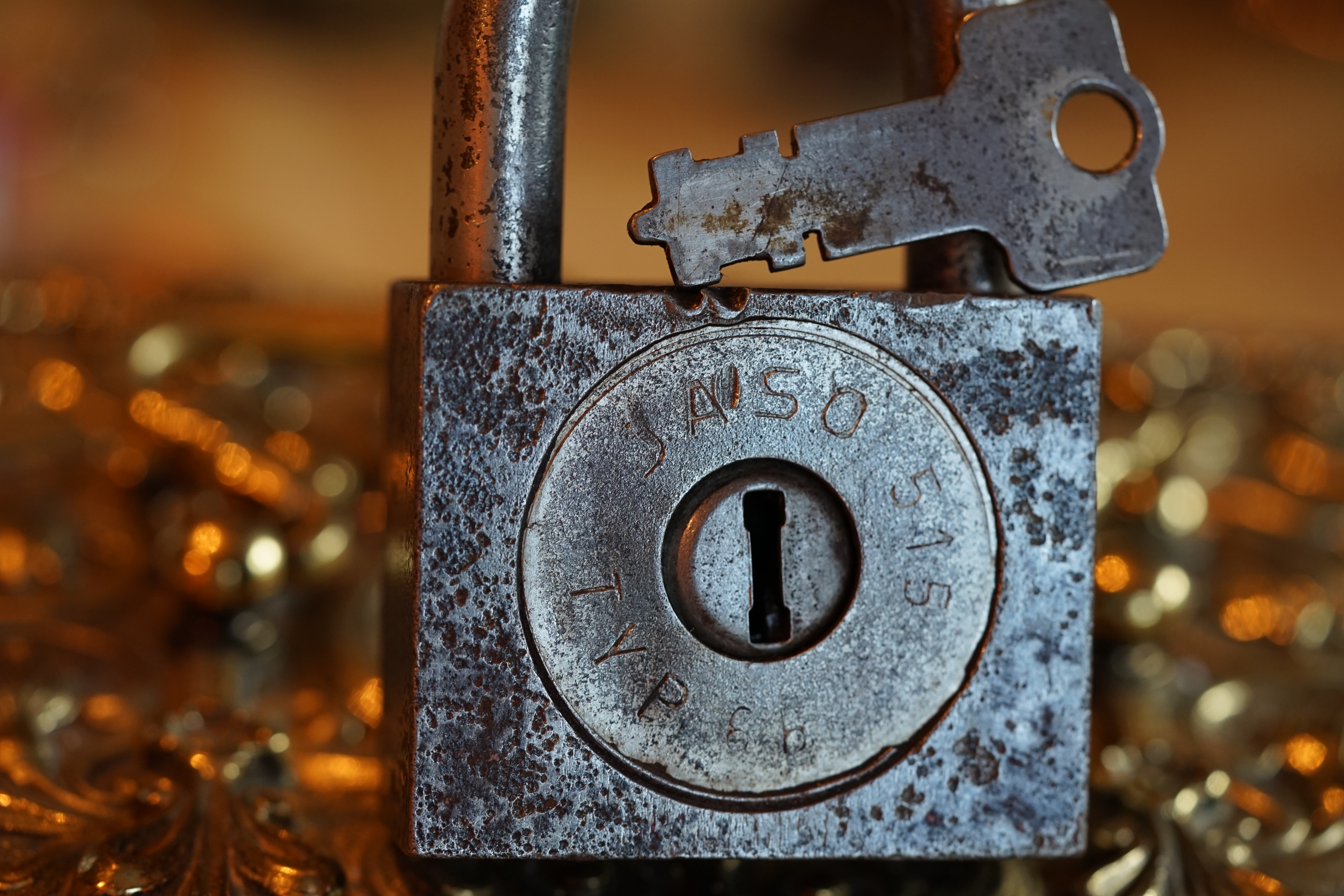 Good Morning, High Noon, guten Tag from Germany, Hamburg, mein Name ist Uschi. Die rasende Reporterin von der Bild et Zeitung. Ich konzipiere und betreue die Webseiten des Herrn Arthur Bühl, alias ARTHURMEISTER, Präsident Pornomeister SARL. Ich bemängele ihre falsche Auswahl zu den Bilder aud dem Laufband Arthurmeister " Arthur-Buehl-Arthurmeister®-Praesident ", dem Foto aus dem Laufband Pornomeister " Arthur-Buehl-Arthurmeister®-Detektiv-und-Sympathietraeger " und dem Foto des Herrn Bühl aus dem Laufband Arthur-Bühl.de " 𝔄𝔯𝔱𝔥𝔲𝔯-𝔅ue𝔥𝔩-𝔄𝔯𝔱𝔥𝔲𝔯𝔪𝔢𝔦𝔰𝔱𝔢𝔯®-Arthurmeister-beim-Friseur-vor-dem-Interview-Die-E-Mail-lautet-Sympathietraeger@Sympathietraeger.com. E-Mail-lautet-Arthurmeister007@gmail.com " Diese Lichtbilder wurden von mir zwar unter der Google Bilder - Gallerei eingepflegt, sind aber seit geraumer Zeit nicht mehr sichtbar. Deshalb habe ich die Bildbeschreibung dahingehend ergänzt, das es sich um eine private Performance Webseite handelt. Meine Anordnung dieser JPG in Ihrer Gallerie ist gewollt. Deshalb machen Sie diese Fotos aus dem Laufband Arthur Bühl und aus den Laufbändern Arthurmeister und Pornomeister wieder sichtbar. Diese Foto`s sind Bestandteil dieser Performance, wie das Grün in Ihrem geschätzten Google Logo, oder das Rot aus Ihrer geschätzten Landesflagge ! Ich würde Ihre Logo`s auch nicht entfernen ! Also: alle Foto`s und JPG `s im Internetz, wieder sichtbar machen ! Ihre Uschi, die rasende Reporterin von der Bild et Zeitung und die Macherin von Radio-Eriwan.de. Ihre Mühe sehe ich als Selbstverständlichkeit ! Gerne Grüße ich vom Stammtisch im Hasenstübchen unserem Bunny Hall. In Arthurmeister`s Jukebox haben wir für das Google - Team den Bringersound " We speak no Americano " gedrückt ! Parole Freibier für Google LLC. And greetings from Mr. Smitz.us ! 𝔄𝔯𝔱𝔥𝔲𝔯 𝔅ü𝔥𝔩, 𝔄𝔯𝔱𝔥𝔲𝔯𝔪𝔢𝔦𝔰𝔱𝔢𝔯 ® Stück Davon schwarze Katze, Zwei Katzenkopf Schlösser Zunft, Schlosser, Zunftabzeichen, Wappen, Geselle, Anstecknadel, Verbandsabzeichen, Stück Davon. Die nicht alltägliche Form eines Truhenschlossen führte dazu, das man die Schlosser im Zunftleben scherzhaft ironisierend Katzenköpfe nannte. Der Spitzname erhielt sich durch die Jahrhunderte. Und der Katzenkopf wurde damit zu einem Symbol. Er erscheint auf der Anstecknadel, die heute der Schlosser als Verbandabzeichen tragen kann. Die auf der Nadel angebrachte Inschrift " Stück Davon " erklärt sich wie folgt: Der wandernde Schlossergeselle sprach bei einem Meister um Arbeit vor. Befragt, ob er das Handwerk verstünde, antwortete er: Stück Davon ! Die zwei Worte wiesen ihn in aller Bescheidenheit als Angehörigen der Zunft aus, der bereit sei noch weiter zu lernen. DoubleBrain ® SEO für heute: Barockschlüssel, Schmiedeeisen, Halme gedreht, Bärte geschnitten, Reiden aufgesetzt, Stahlschnitttechnik, Kapelleneingerichte, Schmiedeeisen, Hohldorn, Gesenk, Pflanzenmotiv, Wappentierschmuck, geschmiedet, gepunzt, Schlüsselgriff beidseitig, halbrelief, Bekrönung auf der einen Seite als männlicher auf der anderen als weiblicher Kopf, Löwenwappen, Delphine, Schwanzflosse, Stilelemente der Reaissance, profilierter Steckhalm, Gesenke und Reide ziseliert, Griffrand, Zwei Schlangen blau angelassen, Eisenblech, Schließblech, Türrahmen, Schlosskasten, Eisenkern, französisch, Zierdecke ausgehauen, eingehauen und getrieben, Rosette, Ringgriff, Rokoko und Schlüssel, eisernes Wiener Barock Hangschloss mit Spreitzfedernverschluss, gefeilt, geschnitten und ziseliert, flacher Steckschlüssel, Eisengrundplatte und zwei Engel mit Trompete, Posaune und Blumengeranke verziert. Figuren, Schmuck, Jagdszene, Empire, Möbelschlösser, Messingzierdecken, Witwerschlüssel, Schlüsselgewalt, Symbol, Sargschlüssel, Silberschlüssel, Hohldorn, Nachbildung, Kammerherrnschlüssel, Bronce, feuervergoldet, Emblem mit Initialien der weltlichen oder kirchlichen Fürsten versehen, die sie verliehen haben. Doppeladler, Reichsapfel, Zepter und Krone, Übergabeschlüssel, magische Stilelemente, östrerreichischer Kammerherrenschlüssel mit Doppeladler, Kordeln und Quasten, Wien, Hoflieferant, Mayestät, päbstlich, ungarisch, bayerisch, in Silber gegossen, Sinsheim, Hohldornschlösser mit Eisenriegeln, Gelenkschlüssel, einfacher Schieberiegel aus Holz, klappbare Doppelschlüssel aus Tirol, Rohrhülse, Bart, Tirol, Kreuz, Herz, Schlüsselgehänge, süddeutsch, Leder, gotisch, Bügel, Tabakspfeifenschlüssel, Schlossergeselle nach bestandener Prüfung, Schlüsselgeschenketui für die Braut: Bund mit fünf Zimmer, Möbel und Kassettenschlüsseln, in der Mitte Haustorschlüssel aus einem Stück geschmiedet, geschnitten und mit Stahlstangen handpoliert auf dem vierseitigen Gesenk in Schreibschrift " Deutsches Empire ", Dreipass, Jugendstil, Doppelrohr, Hauptportal der Jesuitenkirchen Sankt Michael, Der Hammerschlüssel für Weinkeller: der ziselierte aufgesetzte Hammer diente dem Küfner zum abklopfen der Fässer und zum öffnen der Spunde, Enstehungszeit, Hoftheater, bayrisches Nationaltheater in München, Zerstörung, Kunstschlosser, Fritz Nüssel, Heinrich Pankofer, Germany, wissenschaftlich, systematisch, Schlüsselexperte, Sammler, Privatsammlung, Schlüsselzentrale München, Fachmann für Sicherheitsfragen, sachkundig, Experte, versierter Restaurator, historischer Wert, handwerkliches Geschick und seine langjährige Berufserfahrung, Anerkennung, international, Fachmann nicht nur für die Technick von Schlüsseln und Schloss, auch für künstlerische und historische Fragen. Standardwerk Europa, Übersee, offizielle Stellen, Landeskriminalamt, Bundesanwaltschaft, Keltenschlüssel, Vorchristus, Witwenschlüssel, John F. Kennedy, Weisses Haus, Schlossmuseum Velbert, gut verpackt, Pullach, Erfinder und Auror, Leidenschaft, aufschlußreiches Werrk, Memoiren, Töchter, Emmi Seifert, Marlene Nüssel, Frau Anni, Kaminkehrer, Schwanthal, Freund und Helfer der Polizei, mein Leben, Gedichte, Kaffeveranstaltung, Nachbarschaftshilfe, Essen auf Rädern, Schlüsselfigur, tausend Stücke, Keltenzeit, Christus, Kelheim, Exemplare, Ausländische Lehrlinge, Brocken, wiegt fünf Kilo, Schmucksafe, Ludwig XV 1430, Brillianten, Verona, Eisenzeit, Ägypten, Hallstadtzeit, Salzkammergut, Hallstadt Gräberfeld, Epoche, Eisenverhüttung, Salzbergbau, Gerätschaften zu exportieren, geographischer Ort am Nordende des Neuenburger Sees in der Schweiz, Pfalbauten, auf festem Land angelegte Siedlung, europäische Eisenzeit, Kelten Indogermanischen Völkergruppe, Germanen, Rhein, kämperisch, expansionsbereit, Rom, Homer, Dichter, Jugendzeit, halbdunkel, erahnbar, zivisilatorische Dokumente, Dichtung, märchenhaft schöne Gestalt, Götter treten vor uns hin, denen die mittelmerisch kleinasiatische Menschheit Wirkungen und Tätigkeiten zugedacht hat, die diesen Fabelwesen für immer Kontur verliehen haben. So tritt der Schmiedegott Hephaistos lateinisch Vulkanos vor uns hin: Rußig und edel zugleich, genial erfinderisch, ein kunstreicher Handwerkegott. Der zu den 12 Hauptgöttern der griechisch römischen Antike erzählt wird. Jupiter, Himmel, hinabgstürtzt, Entfernung der Erde von den Sternen, Insel Lemlos, Hinkefuss, Gerechtigkeit, alte Fabeln, schöne und liebenswürdige, Eheweib, Museeum of fine Arts in Boston USA, Parmenides Lehrgedicht Balanos, Hammer, Amboss, Feuer, Wasser, glühend, Metall, Hammerschlag, Gußverfahren, gewünschte Form, Holz oder Kohle, warmgeschmiedet, grobkristallin, feinkörnig, Streck und Bruchgrenze, Plinius, samische Künstler, Erzguß, Keltenschlüssel, hochkant durch einen Schlitz in der Tür gesteckt, gedreht, bis er - nun waagrecht - in die Angriffe der im Riegel gelagerten Sperrklötze eingerastet: die Sperrklötze werden angehoben, der Riegel ist entsperrt und lässt sich mit einem ledernen Zugriemen von außen auf und zu ziehen. Griechenland, lakonisch, neues Prinzip, Schlüsselträger, Kaiserzeit, Würde, Statussymbol, Römer, die punische Kriegen das Metallhandelsmonopol an sich gebracht hatten verfügten in reichem Maße über Kupfer, Zink und Zinn. Verschlußriegel, Feder, Lochkanäle, Sperrstifte, entsichert, auf oder zugeschoben, Drehschlüssel, Hangschloss, Spreitzfeder, Kulturlandschaft, Kassetten, Truhen, Türen, Tiermaskendeckel, Pferdegstalt, arabisch, Vexier, indisch, Kugel, Grundform, Volldorn, Technische Feinheit, Eleganz, Zweckgebilde in den Händen von Menschen, die bemüht sind, mit einem rauhen, kriegerischen Leben fertig zu werden, Verteidigung, bedachte Architektur, spürbar, verschlossen, Zierlichkeit, Zeitläufe, Kultur, Willen und Werkstätten in Pompji und Herkulaneum, Wachsmodell Tonmantel gebrannt, schmilzt das Wachs glühend, Nachteil, römisches Imperium, desto länger, primitive Form, Spätantik, Karolingische Kunst, Fräkisches Adelsgeschlecht, Karl der Große, Triebfeder, Höfische und Kirchliche Kreise, Monumental Kunst, Klerikale Kreise, Kulturträger, Elfenbein, Goldschmied, Goldschmiedekunst, geistig - kulturelle Erhellung, Abendland, profunde Bedeutung, Ehefrau, häusliche Gewalt, Vertrauen, Brauch, Kirchweihtag, Steiermark, geweiht, Gnadenschlüssel, Petrus - Schlüssel, Apostel, Pilger, Schenkung, Pabst Pälagius, Gregor, König Alfons von Kastilien, König Alfred, romanischer Stil, schöpferische Kraft, Kunstgewerbe, Klöster, Kostbarkeiten, kunsthandwerklich, Verfeinerung, Raffiniertheit, Formenwelt, Alltag, Kleidung, Ritterrüstung, kraftvoll, primitiv, gotische Epoche, Jan van Eick, Grammatik, Lebensstil, geläutert, gültig, Opulenz der Kleidung, Materialwert, Charme, Sakral, Phantasie, Formensprache, feinsinnig, Steinmetz, Bescheidenheit, Portal, Notre - Dame, Paris, köstlich, kostbar, Mechanismus, Entsperrungsvorgang, Fischblasen, Kreuze, Drei - und Vierpass, grotesk, meisterlich, Handwerkszeug primitiv, Gewirre, Besatzung, Tropfen Öl, rein von Hand, Prochnov, Kunstschreiner, gesunde Männer, Michael Mann, Michael Mann Kästchen, Nürnberg, Augsburg, Fürth, Wörth, Riegelwerk, sauber geätzte und vergoltdete Büchsen und Pistolen aus Eisen. Doppelmeyer, Markgraf, erlassene Strafe, Spinnenschlösser, Deckelunterseite, figürlich, kunstfertigkeit, Schlüsselloch, größere Summen harten Geldes, raffiniert, Spielerei, Kuriusität, Zeugnis, Möbel, Bombast, Schwulst, Liebe, Zäsur, Dreißigjähriger Krieg, Mutter Courage, Armut, Schichten in Deutschland, Reformation, patetisch, Phänomen, Ornament, Pierre Frommerie, Sedan, Berlin, Ebenholz, Emaill, monumental, Signatur, Barock, Formenreichtum, gediegen, summarisch, mittelmäßig, Epochen, Werkleute, Halskette, Mayestät, Spanien, Revolution, Mittelalter, feierlich, Feind, Öffnung der Tore, Kapitulation, Schlüsselsoldat, Mitglied der päbstlichen Schweizer Garde, Pabstwappen, abfällige Bedeutung, Stadtwappen Tabackspfeife, Vierkant, Dolch, Pistolenschlüssel, geheime Nachrichten, Siegel, Hammerschlüssel für einen Weinkeller, Liebende, Angebetete, Ritter, Kreuzzug, Heiliges Land, Kreuzritter, Ehefrau, Märchen, arges oder schönes, es will scheinen, das eine Welt ohne Schlüssel nicht denkbar ist, Paris, Turenschloss, Schlossfalle, Konstruktion, Luxus, Verschwendungssucht, Kleinod, Brilliant, Maillard, König Stanislas, Ballkongitter, Pastellportrait, Museeum der Stadt Nancy, spirituell Sonnenkönig, Prinz Eugen von Savojen, den sublimen Geist seiner Epoche, General Feldmarschall Prinz Freund der Musen, Besieger der Türken, Zunftbuch, Balthasar, Gitter, Porzellan, hochkultiviert, Degengriff, Münchener Hof, Wittelsbach, Gesamtkunstwerk, Johann Joachim Winckelmann, Kleidermode, Reifrock, Schnürrleibchen, Wohnkultur, Neoklassizismus, Möbel, Chubb, Bramah, Inselstaat, Engländer, Ungarn, Italiener, Tossi, Yale, Hobbs, Aber die Bemühungen um immer neue vergrößerte Sicherheit im Bereich des Schlosses gingen weiter. Man glaubte vorübergehend das non plus ultra Sicherheitsschloss konstruiert zu haben und zwar kühn genug, Geldpreise für denjenigen auszusetzen, dem es gelingen würde, diese neuartigen Schlösser aufzusperren. Überraschend geschah das dank der Fertigkeit des Amerikaners Hobbs 1853. Seine Medtode des Aufsperrens ist in der Fachwelt als Hobbsches Öffnungsverfahren bekannt. Es wurde mit Erfolg publiziert, das Kriminelle Hinweise zum Öffnen der Sicherheitsschlösser erhielten. Linus Yale, Fallstiftriegelschlösser, der Ägypter, Assyrer, Babyloner, Yale Zylinder, C.E. Schulte in Velbert, Kromer Protector Schloss 1871, Hahn AG, Karl Zeiss, BKS, Boge und Kasten Solingen, Koloss von Roddos, Byzanz, Konstantinopel, Moschee, Kirche, Schlüsseltyp, Kaufmann, Herkunft, Herzblatt, Kurfürst, Alltagsgebrauch. Die Schönheit der Welt. Die Kraft, die menschlichen Schöpfergeist gewahr werden lässt. Die beiden Schlüssel in der Hand des heiligen Petrus geben diesem die Macht, die Pforten des Himmels zu öffnen. Der Schlüssel ist ein christliches Symbol, er ist aber auch das Inbild menschlichen Schöpfergeistes und als solches steht er in unmittelbarer Beziehung zu der Arbeitswelt des Sammlers Heinrich Pankofer. Doblebrain ® gibt vor: Mehr SEO ! ! ! Arthur Bühl, Arthurmeister, Wappen Bühl, Bühl Art, Flagge, Fahne, Arthurmeister Ring BÜHL öffnet Dormakaba, Kaba, Kaba 8 und weitere wie Quattro und Gemini. Tja und im Falle eines Falles, klebt UHU wirklich alles und kurz drauf, ist alles wieder auf ! Auch Dormakaba in Bühl im Falle eines Falles ! Verschlagwortet mit: Arthur Bühl, Detektiv, the dutch open Lockpicking Champion ! From WIRED. ÖFFNUNG OHNE SCHLÜSSEL, Linkedin Joe Asberry, NBA, Twitter X. Basket Ball Bouncing Verbot, Arthurmeister, Raucher, Roth - Händle, Stadt Lahr - Bühl, Schwarzwald, Black Forest, Rötkäppchen you know Mr. Smitz, Sorte Schwäbischerhengst de is großfruchtig und süss wie UHU. Buhl er Zwetschge. No, only woman has Pflaumen ♥ Wappen Arthur Andreas Bühl, Flagge ! Wilhelm Busch ♥