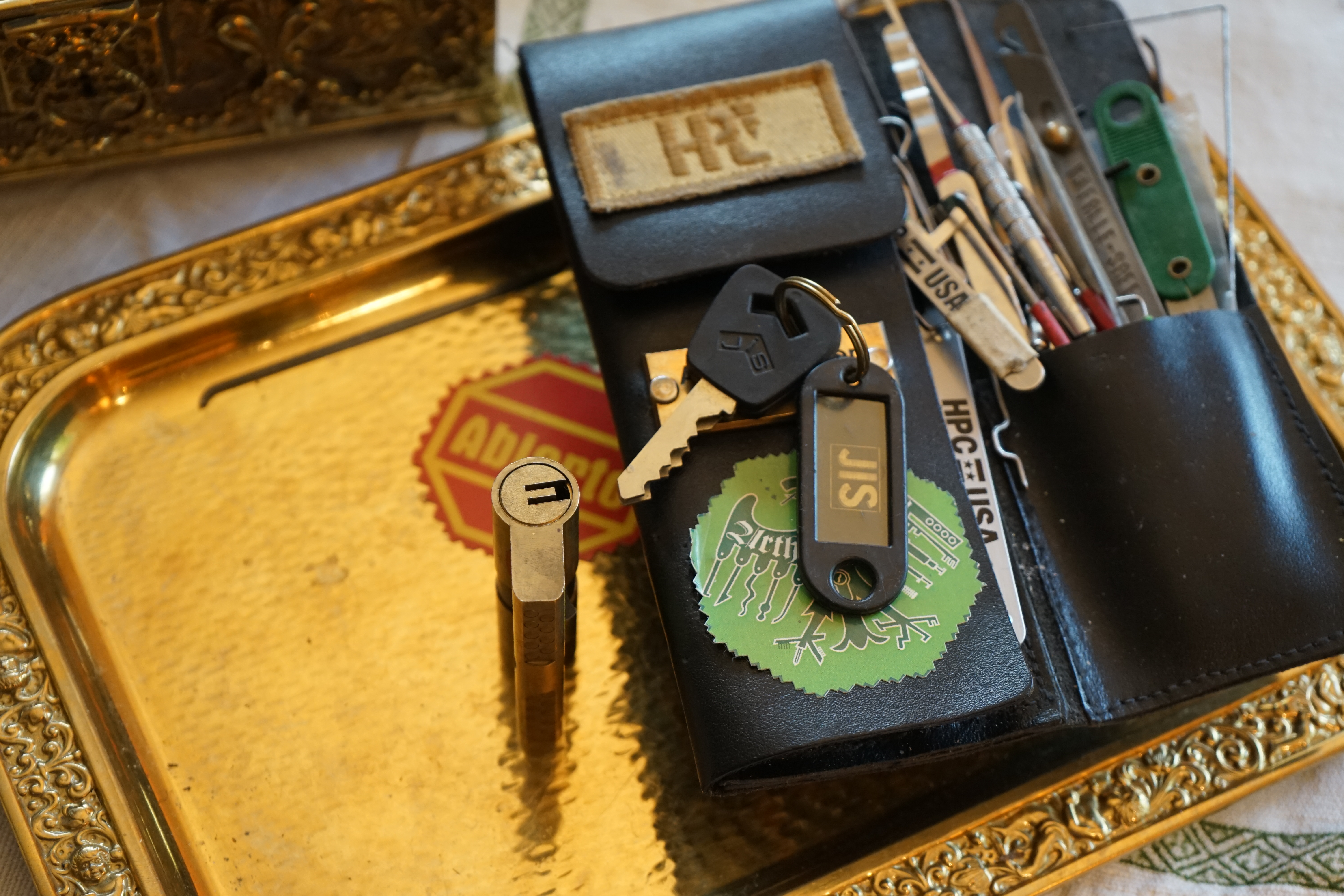 Arthur Bühl, Arthurmeister ®,Lockpickerherz ® Schlossherz ®, Pornomeister ®, neuer SEO Text für 2025 12.00 Mittags im Hasenstübchen. Basketball Bouncing Joe Asberry schreit: Prost ! Die Glocke kingelt ! In Arthurmeister`s Jukebox im Hasenstübchen spielt: Slow Hand von den Pointer Sisters. Ferrari Rudi sitzt am Tresen. Anstatt Helbing trinkt er heute Underberg. Pelle und Heike I machen Stößchen. Justamente klingelt das Telefonino. Der Hannenberger lacht zu Bouncing Joe Asberry: Ich wette mit Dir: Da ruft unser Freund Mr. Smitz vom Playboy an. Arthurmeister geh endlich ran. Die Glocke klingelt. Yes Mr. Smitz, yes, yes Mr. Smitz. Yes great, you know. Yes, yes we have a Party. Yes, yes. Ja: Angela Merkel, die kennen wir. You know: " Bundeskanzlerin ". Giovanni ruft: Bella Donna: Signora Merkel is the CEO of the world. Yes, Yes Mr. Smitz, i will look about her Memoiren. Oh Mr. Smitz ? Her Biographie with her Signature ? OH, Mr. Smitz mit Widmung ? Das wird nicht einfach ! no easy, you know ! Da muß die Glocke aber ein ganzes Wochenende läuten. Prost. Helbing. Yes Mr. Smitz, hands on the heard, you know, difficult ! Arkadasch !!! Smitz U.S.A. braucht die Memoiren von Angela Merkel signiert mit dem Text: Für Mr. Smitz from the Playboy ! Also pass auf: Dein Schwippschwager ist doch Aufsteller bei der Messe. Ja, Buchmesse. Dort hält die Merkel eine Autogrammstunde. Der soll sich dort anstellen mit seinen Kumpani. Ja, der Smitz läßt hier die Glocke läuten. Das gesamte Wochenende. Hannenberger gibt das Passwort: Freibier, Freibier ! Die Glocke läutet jetzt: Helbing ! In Arthurmeister`s Jukebox spielt: The Tramps - Disco Inferno - Orginal Longversion Tony Mendes ! Basketball Bouncing Joe swingt mit dem Kopf mit. Jetzt meint Arkadasch: Oh meine Kumpani trauen sich nicht zu Dr. Angela Merkel. Die haben Angst vor Ihr. Kein Autogramm heißt kein Freibier. Droschkendieter !! Du fährst jetzt zur Buchhandlung, holst drei Biographien von der ollen Merkel, fährst weiter zum Kujau ! Ja, der hat dem Heinemann vom Stern, Hamburg, gefälschte Tagebücher verkauft. Der soll dir in ein Exemplar die Unterschrift der Merkel und die Widmung reinmalen. Sag ihm viele Grüße vom Arthurmeister und Parole Freibier, Freibier ! Dann malt der es dir sofort. Der kann das freudigst. Und sag ihm, das sei für Smitz, Amerika. Aber diesmal soll er keine rosa Tinte verwenden. Dann kommst du wieder her und wir alle unterschreiben das zweite, dann fährst du geschwind rüber nach Fuhlsbüttel, drängelst dich am Luftfrachtschalter vor, läßt die Bücher verpacken und paßt auch auf, das die auch tatsächlich im nächsten Flieger in die U.S.A. reisen. Dann hat er die Bücher, quasi wenn der Flieger landet. Sag denen: Parole: Freibier, Freibier ! Arthur und wozu das dritte Buch ? Du Depp, wenn beim unterschreiben vom zweiten Buch einer draufkotzt oder ein Brandloch reinmacht dann haben wir Ersatz ! Und diesen legen wir dann hinter den Tresen ins Regal und tuen so als hätten wir es gelesen. Es reicht das wir Frau Bundeskanzlerin mit guten, besoffenen, nicht ausgeklügelten, dummen, peinlichen Ratschlägen beraten haben ! Punkt. In Arthurmeister´s Jukebox spielt: Lady von Kenny Rogers. Sir Waschi hat gleich CHARLIE RICH - The most Beautifull Girl in The World, gedrückt. Die Stimmung ist gut. In der Jukebox spielt mittlerweile Aloe Blanc - I need a Dollar. Die Stimmung ist fantastisch ! Jetzt steigert sich die Stimmnung noch als der Nachläufer Roberto Blanco - Caramba, Caracho ein Whiskey, Carambo Caracho ein Gin, verflucht Sacrcameto Dolores und alles ist wieder hin ! In Rio de Janeiro… drückt. Der Noagerlzutzler drückt Roberto Blanco - Der Puppenspieler von Mexico und räumt Gläser ab. Hannenberger reicht schon einmal den Himmelsschlüssel ! Schwerti fragt: Mastertouch und wenn der Dir auf die Schliche kommt ? Du Depp, was glaubst du wenn der erfährt, daß er einen orginalen Kujau, dem Tagebuchfälscher hat, dann läuft der durch Beverly Hills und gibt damit bei jedem an, als sei er The Greatest. Und Du weißt: Die Schriftsachverständigen vom Stern oder von der Bild et und der Heinemann brauchten Monate bis sie diesen Betrug mit dem Verkauf der Tagebücher erkannt haben. In Arthurmeister`s Jukebox spielt: Calvin Harris & Sam Smith: Promises ! und es wird mitgesungen. Das Droschkendieter dann doch nur beim Papierfuzzy im Copy Shop neben an war ? weil der Kujau besoffen war ? Quatsch, kalter Kaffee, der Smitz verhöckert das Buch an Rockefeller. Was glaubst du, warum die Parole Freibier Freibier lautet ? Wir sind hier nicht bei der Wohlfahrt. Ferrari Rudi macht Ralala: Sonntag ist Formel I in Indianapolis. Denkt dran: High Noon ist dann morgens 07.00 Uhr. Die Glocke läutet ununterbrochen. Freibier, Freibier, Freibier, Parole Freibier. Let Michael pass for the Championship ! Das gesamte Hasenstübchen tanzt und platzt aus allen Nähten. In der Jukebox spielt James Last und Orchester: T.S.O.P The Top Sound of Philadelphia ! Prost, Prosit und Stößchen ! Der Hannenberger sieht zufrieden aus. Taged with: Bühler Zwetschge, Bühl Wappen, Zwetschgenhengst, Zwetschgenfest, Meister, Arthur Andreas Bühl, Privatdetektiv. Arthurmeister007@gmail.com