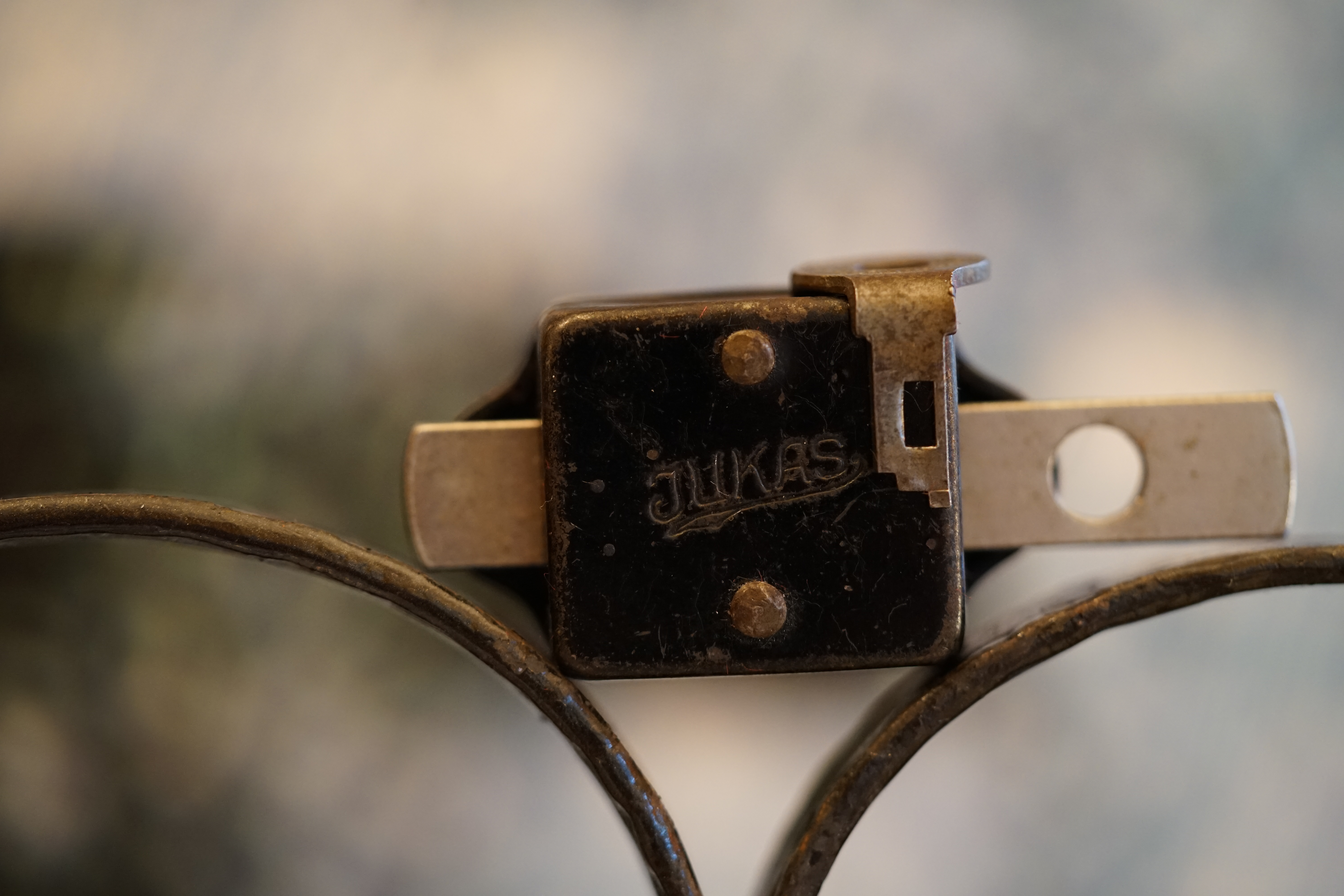 Arthur Bühl, Arthurmeister ®,Lockpickerherz ® Schlossherz ®, Pornomeister ®, neuer SEO Text für 2025 12.00 Mittags im Hasenstübchen. Basketball Bouncing Joe Asberry schreit: Prost ! Die Glocke kingelt ! In Arthurmeister`s Jukebox im Hasenstübchen spielt: Slow Hand von den Pointer Sisters. Ferrari Rudi sitzt am Tresen. Anstatt Helbing trinkt er heute Underberg. Pelle und Heike I machen Stößchen. Justamente klingelt das Telefonino. Der Hannenberger lacht zu Bouncing Joe Asberry: Ich wette mit Dir: Da ruft unser Freund Mr. Smitz vom Playboy an. Arthurmeister geh endlich ran. Die Glocke klingelt. Yes Mr. Smitz, yes, yes Mr. Smitz. Yes great, you know. Yes, yes we have a Party. Yes, yes. Ja: Angela Merkel, die kennen wir. You know: " Bundeskanzlerin ". Giovanni ruft: Bella Donna: Signora Merkel is the CEO of the world. Yes, Yes Mr. Smitz, i will look about her Memoiren. Oh Mr. Smitz ? Her Biographie with her Signature ? OH, Mr. Smitz mit Widmung ? Das wird nicht einfach ! no easy, you know ! Da muß die Glocke aber ein ganzes Wochenende läuten. Prost. Helbing. Yes Mr. Smitz, hands on the heard, you know, difficult ! Arkadasch !!! Smitz U.S.A. braucht die Memoiren von Angela Merkel signiert mit dem Text: Für Mr. Smitz from the Playboy ! Also pass auf: Dein Schwippschwager ist doch Aufsteller bei der Messe. Ja, Buchmesse. Dort hält die Merkel eine Autogrammstunde. Der soll sich dort anstellen mit seinen Kumpani. Ja, der Smitz läßt hier die Glocke läuten. Das gesamte Wochenende. Hannenberger gibt das Passwort: Freibier, Freibier ! Die Glocke läutet jetzt: Helbing ! In Arthurmeister`s Jukebox spielt: The Tramps - Disco Inferno - Orginal Longversion Tony Mendes ! Basketball Bouncing Joe swingt mit dem Kopf mit. Jetzt meint Arkadasch: Oh meine Kumpani trauen sich nicht zu Dr. Angela Merkel. Die haben Angst vor Ihr. Kein Autogramm heißt kein Freibier. Droschkendieter !! Du fährst jetzt zur Buchhandlung, holst drei Biographien von der ollen Merkel, fährst weiter zum Kujau ! Ja, der hat dem Heinemann vom Stern, Hamburg, gefälschte Tagebücher verkauft. Der soll dir in ein Exemplar die Unterschrift der Merkel und die Widmung reinmalen. Sag ihm viele Grüße vom Arthurmeister und Parole Freibier, Freibier ! Dann malt der es dir sofort. Der kann das freudigst. Und sag ihm, das sei für Smitz, Amerika. Aber diesmal soll er keine rosa Tinte verwenden. Dann kommst du wieder her und wir alle unterschreiben das zweite, dann fährst du geschwind rüber nach Fuhlsbüttel, drängelst dich am Luftfrachtschalter vor, läßt die Bücher verpacken und paßt auch auf, das die auch tatsächlich im nächsten Flieger in die U.S.A. reisen. Dann hat er die Bücher, quasi wenn der Flieger landet. Sag denen: Parole: Freibier, Freibier ! Arthur und wozu das dritte Buch ? Du Depp, wenn beim unterschreiben vom zweiten Buch einer draufkotzt oder ein Brandloch reinmacht dann haben wir Ersatz ! Und diesen legen wir dann hinter den Tresen ins Regal und tuen so als hätten wir es gelesen. Es reicht das wir Frau Bundeskanzlerin mit guten, besoffenen, nicht ausgeklügelten, dummen, peinlichen Ratschlägen beraten haben ! Punkt. In Arthurmeister´s Jukebox spielt: Lady von Kenny Rogers. Sir Waschi hat gleich CHARLIE RICH - The most Beautifull Girl in The World, gedrückt. Die Stimmung ist gut. In der Jukebox spielt mittlerweile Aloe Blanc - I need a Dollar. Die Stimmung ist fantastisch ! Jetzt steigert sich die Stimmnung noch als der Nachläufer Roberto Blanco - Caramba, Caracho ein Whiskey, Carambo Caracho ein Gin, verflucht Sacrcameto Dolores und alles ist wieder hin ! In Rio de Janeiro… drückt. Der Noagerlzutzler drückt Roberto Blanco - Der Puppenspieler von Mexico und räumt Gläser ab. Hannenberger reicht schon einmal den Himmelsschlüssel ! Schwerti fragt: Mastertouch und wenn der Dir auf die Schliche kommt ? Du Depp, was glaubst du wenn der erfährt, daß er einen orginalen Kujau, dem Tagebuchfälscher hat, dann läuft der durch Beverly Hills und gibt damit bei jedem an, als sei er The Greatest. Und Du weißt: Die Schriftsachverständigen vom Stern oder von der Bild et und der Heinemann brauchten Monate bis sie diesen Betrug mit dem Verkauf der Tagebücher erkannt haben. In Arthurmeister`s Jukebox spielt: Calvin Harris & Sam Smith: Promises ! und es wird mitgesungen. Das Droschkendieter dann doch nur beim Papierfuzzy im Copy Shop neben an war ? weil der Kujau besoffen war ? Quatsch, kalter Kaffee, der Smitz verhöckert das Buch an Rockefeller. Was glaubst du, warum die Parole Freibier Freibier lautet ? Wir sind hier nicht bei der Wohlfahrt. Ferrari Rudi macht Ralala: Sonntag ist Formel I in Indianapolis. Denkt dran: High Noon ist dann morgens 07.00 Uhr. Die Glocke läutet ununterbrochen. Freibier, Freibier, Freibier, Parole Freibier. Let Michael pass for the Championship ! Das gesamte Hasenstübchen tanzt und platzt aus allen Nähten. In der Jukebox spielt James Last und Orchester: T.S.O.P The Top Sound of Philadelphia ! Prost, Prosit und Stößchen ! Der Hannenberger sieht zufrieden aus. Taged with: Bühler Zwetschge, Bühl Wappen, Zwetschgenhengst, Zwetschgenfest, Meister, Arthur Andreas Bühl, Privatdetektiv. Arthurmeister007@gmail.com