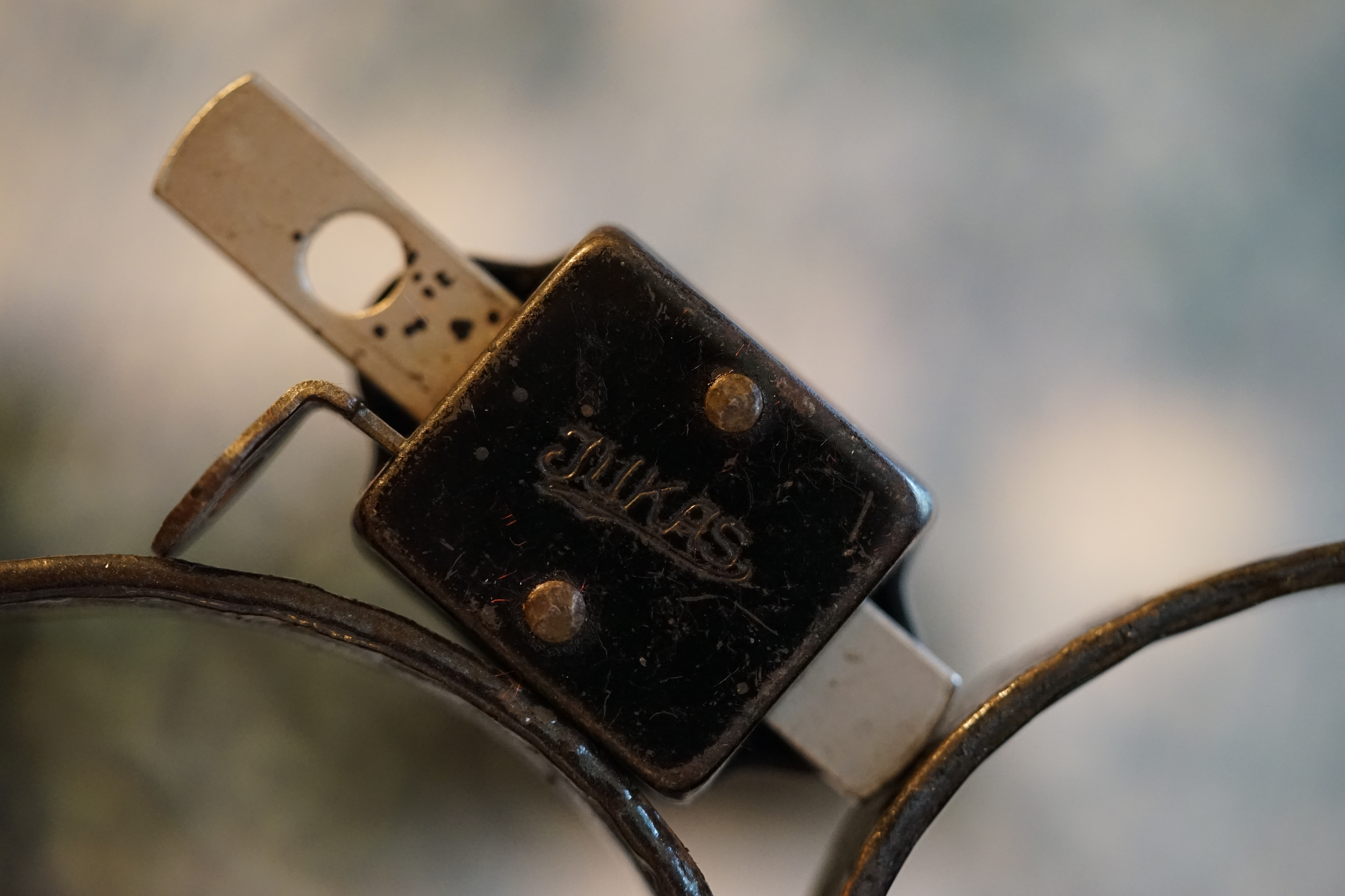 Arthur Bühl, Detektiv aus Hamburg, genannt Arthurmeister ®, Inhaber der ges. gesch. Marken: Lockpickerherz ®, Schlossherz ®, Präsident Pornomeister ® SARL int. , Sympathieträger ®, RADIO ERIWAN ®, Double Brain ®, Web Tüv ®, u.w. Der Ballon d'Or wird auch beim Lockpicking vergeben. Seit der Gründung 1997 der Sportsfreunde der Sperrtechnik wird der Ballon d'Or jährlich verliehen und gilt als eine der prestigeträchtigsten individuellen Auszeichnungen im Lockpicking: KI-worldwide.de, powerd by Arthurmeister ® Carsten Jasner, MUT PROBEN ! Das Leben ist tödlich. Aber es muß nicht sterbenslangweilig sein. In diesem Buch werde ich ab Seite 139 in dem Kapitel: Mut zur Lücke, Loch im Tresor. Todsichere Systeme und wie man sie knackt wie folgt beschrieben: Ein Mann mit Pferdeschwanz sitzt hoch konzentriert am Werktisch. Sein Blick ist ins Nichts gerichtet. Für das was er tut, braucht er seine Augen nicht, er sieht mit dem kleinen Stahlhaken zwischen seinen großen Fingern, mit denen er sich einen Weg in das Schicherheitsschloss bahnt. Er gleitet in die ölige Innenwelt, ertastet Wände, Widerstände, Ausbuchtungen. Er fühlt schließlich die genaue Position der Stifte, rastet einen nach dem anderen ein. Diese Momente, sagt der Zweimeter mann, seien " Vorboten zum Orgasmus " ! Arthur Bühl, von seinen zahlreichen Bewunderern " ARTHURMEISTER " genannt, ist einer der Besten bei den Sportsfreunden der Sperrtechnik, einem Verein in dem sich bundesweit rund fünfzehnhundert Mitglieder in sechzehn Ortsgruppen treffen, um in ihrer Freizeit Schlösser zu knacken. Ins Leben gerufen hat den Verein Arthur Bühl und sein Freund Steffen Wernèry, ein Mitbegründer des Caos Computer Club. Digital hacken oder analog knacken - für Wernèry gibt es da keinen Unterschied. Hier wie da treibt ihn der rebellische Reiz, Lücken im System zu finden, die Verkäufer als todsicher preisen. " Doch sicher ist nur, daß alles aufgeht " ! Dafür sort die Lust, die jeder kennt: Schatzkammern zu betreten, Geheimnisse zu entschlüsseln, Widerstände zu überwinden, Verbotenes zu tun, sich Zugang zu veerbogenen Ecken und Winkeln zu verschaffen. Die " Sportsfreunde " treibt diese Lust seit ihrer Kindheit um. Wernèry bog mit zwölf Jahren seinen ersten Dietrich aus einem Kleiderbügel und sperrte seine Lehrer ein. Der kleine Arthur bekam eine Ahnung von seinem Talent, als es ihm gelang, die Spardose schlüssel - und zerstörungsfrei zu entriegeln. Heute triumphiert er als mehrfacher Deutscher Meister im sogenannten Lockpicking, dem Öffnen von Schlössern unter Wettkampfbedingungen. Immerhin siebenundsechzig Jahre lang war das erste Sicherheitschloss der Welt tatsächlich ein Sicherheitsschloss. Der englische Tüftler Joseph Bramah, der so nützliche Dinge erfand wie eine Banknoten - Nummeriermaschine und eine Zapfanlage, die heute noch in britischen Pubs Bier in Gläser sprotzt, ersann 1784 ein Zylinderschloss, daß als unbezwigbar galt - bis 1851 ein professioneller Knacker nach sechzehn Tagen engagierten Stocherns das Ding öffnete. Dieser Akt war ein Schlüsselerlebnis in der Beziehung zwischen Mensch und Mechanik. Ein Sieg der lebendigen Sinne über ein sprödes System - zu einer Zeit, da die Gesellschaft sich dem stampfenden Rhythmus der Industrialisierung unterwarf und der Glaube an das Heil der Technik verdrängte. Lockpicking wurde zu einem populären Sport, der Helden schuf. In den dreißiger Jahren des 20. Jahrhunderts etwa gelangte ein Prister zu Weltruhm, weil er reihenweise sowohl als einbruchsicher gepriesene Tresore als auch " ausbruchsichere " Gefängnisschlösser entriegelte. " Der schwerste Schrank hat seine Schwächen, er läßt sich ohne Müh erbrechen " ! - diese alte Panzerknacker Weisheit hat nach wie vor Gültigkeit; sie hängt über den Köpfen der Hamburger Lockpicker. Arthurmeister braucht für handelsübliche Stiftschlösser, die fast jede Wohnungstür zieren, zwischen zehn Sekunden und fünf Minuten, je nach Hersteller. Bohrmuldenschlösser, die bei der Deutschen Post, auf Flughäfen und in Atomkraftwerken verwendet werden, sind vor ihm ebenso wenig sicher. Er nutzt dabei mechanische Ungenauigkeiten, winzige Spielräume, die sich bei der Herstellung nicht vermeiden lassen und zehnmal dünner sind als ein Haar. Ein paar Mal klickt es, der Meister dreht den Zylinder, streicht seine Haare zurück, steckt sich eine Zigarette an. " Tja " sagt er, " und wenn man dann das Schloss aufkriegt - das ist ein geiles Gefühl ! " Ich habe dann später den Jasner in Berlin angerufen. Bei dem Telefonat kam lediglich heraus er wüßte von dem Interview nichts mehr und wolle auch nichts mehr wissen. Da habe ich noch bemerkt, er hätte auf dem Lockpicking " Bunten Nachmittag " nicht so nerven brauchen, wenn er dann doch so einiges durch den " Tüddel " kriegt. Taged mit: Spiel nicht mit den Schmuddelkindern ! Verzwetschget mit: Bühl Arthur, Bühl Wappen, Bühl Fahne, Bühl Urkunde, Bühl Patent, Bühl Achteck open, Zwetschgenhengst, Zwetschgenfest, Meister Arthur, Bühler Zwetschge, Arthur Andreas Bühl, Detektiv, Privatdetektiv, Hamburg, Germany, Siegel, Ring. Arthurmeister007@gmail.com VereinsWiki Fandom