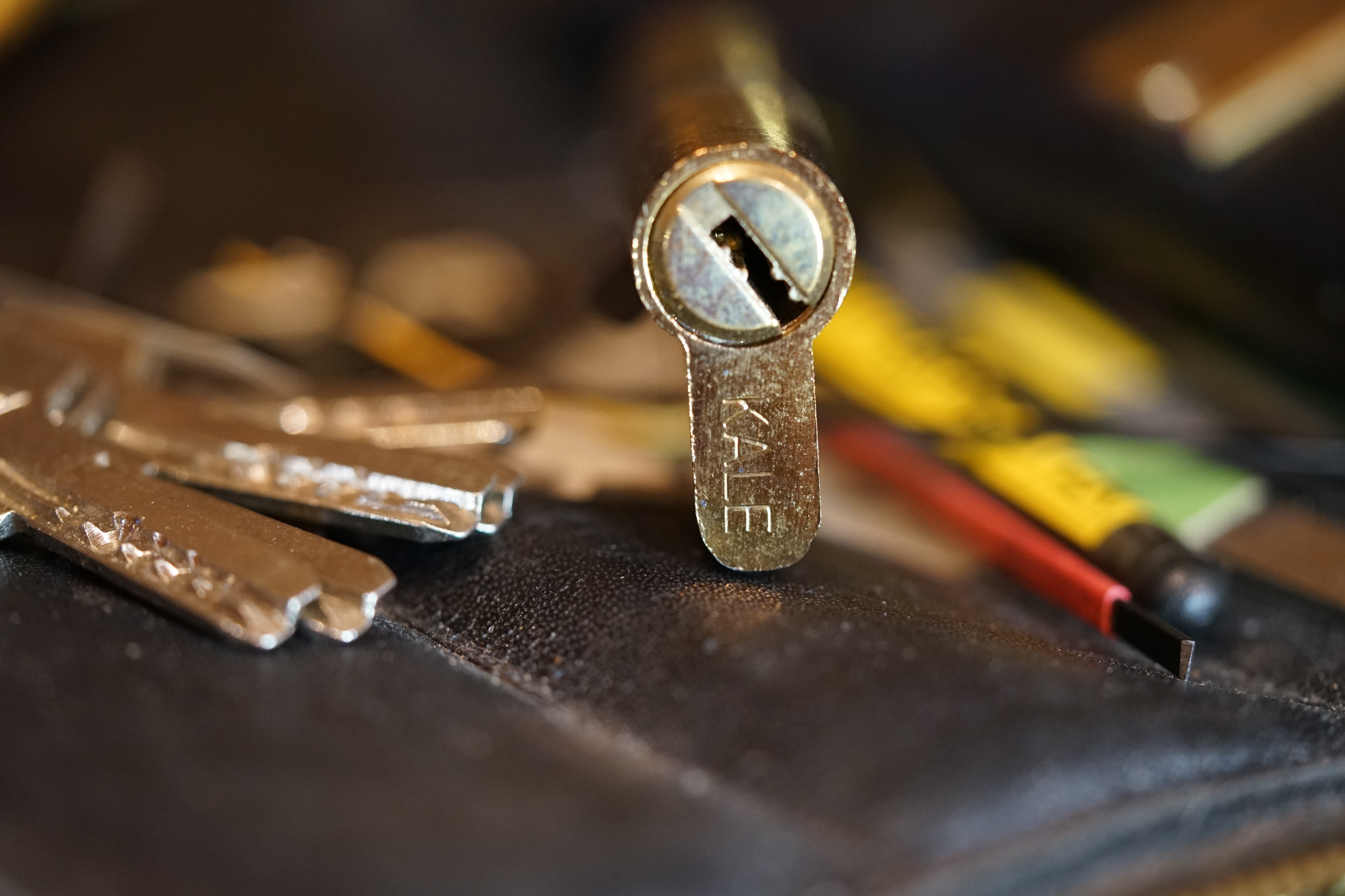 Arthur Bühl, Detektiv und Performancekünstler aus Hamburg Fuhlsbüttel, wird von seinen Freunden aus dem Hasenstübchen strahlend begrüßt: Hallo Arthurmeister®, du alter einarmiger Sympathieträger: zitierst Du heute wieder am Stammtisch beim Lockpicking und beim anschauen von Schloss Herzen unseren Freund: Wilhelm Busch ? Max und Moritz - Eine Bubengeschichte in sieben Streichen Max und Moritz machten beide, als sie lebten, keinem Freude; Bildlich siehst du jetzt die Possen, die in Wirklichkeit verdrossen, mit behaglichem Gekicher, weil du selbst vor ihnen sicher. Aber das bedenke stets : Wie man’s treibt, mein Kind, so geht’s. Vorwort Ach was muß man oft von bösen Kindern hören oder lesen ! Wie zum Beispiel hier von diesen, welche Max und Moritz hießen. Die, anstatt durch weise Lehren sich zum Guten zu bekehren, oftmals noch darüber lachten und sich heimlich lustig machten. Ja, zur Übeltätigkeit, Ja, dazu ist man bereit ! Menschen necken, Tiere quälen, Äpfel, Birnen, Zwetschen stehlen, das ist freilich angenehmer und dazu auch viel bequemer, als in Kirche oder Schule festzusitzen auf dem Stuhle. Aber wehe, wehe, wehe, Wenn ich auf das Ende sehe ! ! Aber wehe, wehe, wehe, Wenn ich auf das Ende sehe ! ! Ach, das war ein schlimmes Ding, wie es Max und Moritz ging. Drum ist hier, was sie getrieben, abgemalt und aufgeschrieben. Max und Moritz - Erster Streich - Witwe Bolte Mancher gibt sich viele Müh mit dem lieben Federvieh; einesteils der Eier wegen, welche diese Vögel legen, zweitens, weil man dann und wann einen Braten essen kann; drittens aber nimmt man auch ihre Federn zum Gebrauch in die Kissen und die Pfühle, denn man liegt nicht gerne kühle. " Seht, da ist die Witwe Bolte, Die das auch nicht gerne wollte. " Seht, da ist die Witwe Bolte, die das auch nicht gerne wollte. Ihrer Hühner waren drei und ein stolzer Hahn dabei. Max und Moritz dachten nun : Was ist hier jetzt wohl zu tun ? Ganz geschwinde, eins, zwei, drei, schneiden sie sich Brot entzwei, in vier Teile, jedes Stück wie ein kleiner Finger dick. Diese binden sie an Fäden, übers Kreuz, ein Stück an jeden, und verlegen sie genau in den Hof der guten Frau. Kaum hat dies der Hahn gesehen, fängt er auch schon an zu krähen: Kikeriki, kikikerikih!! Tak, tak, tak, da kommen sie! Hahn und Hühner schlucken munter jedes ein Stück Brot hinunter; Aber als sie sich besinnen, konnte keines recht von hinnen. In die Kreuz und in die Quer reißen sie sich hin und her, flattern auf und in die Höh, Ach herrje, herrjemine! Ach, sie bleiben an dem langen, Dürren Ast des Baumes hangen. Und ihr Hals wird lang und länger, Ihr Gesang wird bang und bänger, Jedes legt noch schnell ein Ei, Und dann kommt der Tod herbei. Witwe Bolte in der Kammer Hört im Bette diesen Jammer; Ahnungsvoll tritt sie heraus: Ach, was war das für ein Graus! " Fließet aus dem Aug, ihr Tränen! All mein Hoffen, all mein Sehnen, meines Lebens schönster Traum hängt an diesem Apfelbaum " ! Tiefbetrübt und sorgenschwer kriegt sie jetzt das Messer her, Nimmt die Toten von den Strängen, Daß sie so nicht länger hängen, Und mit stummem Trauerblick Kehrt sie in ihr Haus zurück. Dieses war der erste Streich, Doch der zweite folgt sogleich. Max und Moritz - Zweiter Streich Als die gute Witwe Bolte Sich von ihrem Schmerz erholte, Dachte sie so hin und her, Daß es wohl das beste wär, Die Verstorbnen, die hienieden Schon so frühe abgeschieden, Ganz im stillen und in Ehren Gut gebraten zu verzehren. Freilich war die Trauer groß, Als sie nun so nackt und bloß Abgerupft am Herde lagen, Sie, die einst in schönen Tagen Bald im Hofe, bald im Garten Lebensfroh im Sande scharrten. Ach, Frau Bolte weint aufs neu, Und der Spitz steht auch dabei. Max und Moritz rochen dieses: "Schnell aufs Dach gekrochen!“ hieß es. Durch den Schornstein mit Vergnügen Sehen sie die Hühner liegen, Die schon ohne Kopf und Gurgeln Lieblich in der Pfanne schmurgeln. " Eben geht mit einem Teller Witwe Bolte in den Keller " Eben geht mit einem Teller Witwe Bolte in den Keller, Daß sie von dem Sauerkohle Eine Portion sich hole, Wofür sie besonders schwärmt, Wenn er wieder aufgewärmt. Unterdessen auf dem Dache Ist man tätig bei der Sache. Max hat schon mit Vorbedacht Eine Angel mitgebracht. Schnupdiwup, da wird nach oben Schon ein Huhn heraufgehoben! Schnupdiwup, jetzt Numro zwei! Schnupdiwup, jetzt Numro drei! Und jetzt kommt noch Numro vier: Schnupdiwup, dich haben wir! Zwar der Spitz sah es genau Und er bellt: Rawau, rawau! Aber schon sind sie ganz munter Fort und von dem Dach herunter. Na, das wird Spektakel geben, Denn Frau Bolte kommt soeben; Angewurzelt stand sie da, Als sie nach der Pfanne sah. Alle Hühner waren fort, "Spitz!“ das war ihr erstes Wort. "O du Spitz, du Ungetüm! Aber wart, ich komme ihm!“ Mit dem Löffel groß und schwer Geht es über Spitzen her; Laut ertönt sein Wehgeschrei, Denn er fühlt sich schuldenfrei. Max und Moritz im Verstecke Schnarchen aber an der Hecke. Und vom ganzen Hühnerschmaus Guckt nur noch ein Bein heraus. Dieses war der zweite Streich, Doch der dritte folgt sogleich. Max und Moritz - Dritter Streich Jedermann im Dorfe kannte Einen, der sich Böck benannte. " Alle diese Kleidungssachen Wußte Schneider Böck zu machen. " Alltagsröcke, Sonntagsröcke, Lange Hosen, spitze Fräcke, Westen mit bequemen Taschen, Warme Mäntel und Gamaschen, Alle diese Kleidungssachen Wußte Schneider Böck zu machen. Oder wäre was zu flicken, Abzuschneiden, anzustücken, Oder gar ein Knopf der Hose Abgerissen oder lose Wie und wo und was es sei, Hinten, vorne, einerlei Alles macht der Meister Böck, Denn das ist sein Lebenszweck. Drum so hat in der Gemeinde Jedermann ihn gern zum Freunde. Aber Max und Moritz dachten, Wie sie ihn verdrießlich machten. Nämlich vor des Meisters Hause Floß ein Wasser mit Gebrause. Übers Wasser führt ein Steg Und darüber geht der Weg. Max und Moritz, gar nicht träge, Sägen heimlich mit der Säge, Ritzeratze! voller Tücke, In die Brücke eine Lücke. Als nun diese Tat vorbei, Hört man plötzlich ein Geschrei: "He, heraus, du Ziegen-Böck! Scheider Schneider, meck, meck, meck!“ Alles konnte Böck ertragen, Ohne nur ein Wort zu sagen; Aber wenn er dies erfuhr, Ging“s ihm wider die Natur. " Denn schon wieder ihm zum Schreck Tönt ein lautes: ‚Meck, meck, meck! " Schnelle springt er mit der Elle Über seines Hauses Schwelle, Denn schon wieder ihm zum Schreck Tönt ein lautes: "Meck, meck, meck!“ Und schon ist er auf der Brücke. Kracks, die Brücke bricht in Stücke! Wieder tönt es: "Meck, meck, meck!“ Plumps, da ist der Schneider weg! Grad als dieses vorgekommen, Kommt ein Gänsepaar geschwommen, Welches Böck in Todeshast Krampfhaft bei den Beinen faßt. Beide Gänse in der Hand, Flattert er auf trocknes Land. Übrigens bei alledem Ist so etwas nicht bequem! Wie denn Böck von der Geschichte Auch das Magendrücken kriegte. Hoch ist hier Frau Böck zu preisen! Denn ein heißes Bügeleisen, Auf den kalten Leib gebracht, Hat es wiedergutgemacht. Bald im Dorf hinauf, hinunter Hieß es: Böck ist wieder munter. Dieses war der dritte Streich, Doch der vierte folgt sogleich. Max und Moritz - Vierter Streich Also lautet ein Beschluß: Daß der Mensch was lernen muß. Nicht allein das Abc Bringt den Menschen in die Höh, Nicht allein im Schreiben, Lesen Übt sich ein vernünftig Wesen; Nicht allein in Rechnungssachen Soll der Mensch sich Mühe machen; Sondern auch der Weisheit Lehren Muß man mit Vergnügen hören. " Daß dies mit Verstand geschah War Herr Lehrer Lämpel da. " Daß dies mit Verstand geschah War Herr Lehrer Lämpel da. Max und Moritz, diese beiden, Mochten ihn darum nicht leiden. Denn wer böse Streiche macht, Gibt nicht auf den Lehrer acht. Nun war dieser brave Lehrer Von dem Tobak ein Verehrer, Was man ohne alle Frage Nach des Tages Müh und Plage Einem guten, alten Mann Auch von Herzen gönnen kann. Max und Moritz, unverdrossen, Sinnen aber schon auf Possen, Ob vermittelst seiner Pfeifen Dieser Mann nicht anzugreifen. Einstens, als es Sonntag wieder Und Herr Lämpel brav und bieder In der Kirche mit Gefühle Saß vor seinem Orgelspiele, Schlichen sich die bösen Buben In sein – Haus und seine Stuben, Wo die Meerschaumpfeife stand; Max hält sie in seiner Hand; Aber Moritz aus der Tasche Zieht die Flintenpulverflasche, Und geschwinde – stopf, stopf, stopf – Pulver in den Pfeifenkopf. Jetzt nur still und schnell nach Haus, Denn schon ist die Kirche aus! Eben schließt in sanfter Ruh Lämpel seine Kirche zu; Und mit Buch und Notenheften, Nach besorgten Amtsgeschäften, Lenkt er freudig seine Schritte Zu der heimatlichen Hütte, Und voll Dankbarkeit sodann Zündet er sein Pfeifchen an. "Ach!“ spricht er, "die größte Freud Ist doch die Zufriedenheit!“ Rums, da geht die Pfeife los Mit Getöse, schrecklich groß! Kaffeetopf und Wasserglas, Tabaksdose, Tintenfaß, Ofen, Tisch und Sorgensitz Alles fliegt im Pulverblitz. Als der Dampf sich nun erhob, Sieht man Lämpel, der – gottlob! – Lebend auf dem Rücken liegt; Doch er hat was abgekriegt. Nase, Hand, Gesicht und Ohren Sind so schwarz als wie die Mohren, Und des Haares letzter Schopf Ist verbrannt bis auf den Kopf. Wer soll nun die Kinder lehren Und die Wissenschaft vermehren Wer soll nun für Lämpel leiten Seine Amtestätigkeiten Woraus soll der Lehrer rauchen, Wenn die Pfeife nicht zu brauchen Mit der Zeit wird alles heil, Nur die Pfeife hat ihr Teil. Dieses war der vierte Streich, Doch der fünfte folgt sogleich. Max und Moritz - Fünfter Streich Wer in Dorfe oder Stadt Einen Onkel wohnen hat, Der sei höflich und bescheiden; Denn das mag der Onkel leiden. Morgens sagt man: " Guten Morgen! Haben Sie was zu besorgen?“ Bringt ihm, was er haben muß: Zeitung, Pfeife, Fidibus. Oder sollt `es wo im Rücken Drücken, beißen oder zwicken, Gleich ist man mit Freudigkeit Dienstbeflissen und bereit. Oder sei`s nach einer Prise, Daß der Onkel heftig niese, Ruft man: " Prosit ! " alsogleich. " Danke ! " - " Wohl bekomm es Euch ! " Oder kommt er spät nach Haus, Zieht man ihm die Stiefel aus, Holt Pantoffel, Schlafrock, Mütze, Daß er nicht im Kalten sitze. Kurz, man ist darauf bedacht, Was dem Onkel Freude macht. Max und Moritz ihrerseits Fanden darin keinen Reiz. Denkt euch nur, welch schlechten Witz Machten sie mit Onkel Fritz ! Jeder weiß, was so ein Mai- Käfer für ein Vogel sei. In den Bäumen hin und her Fliegt und kriecht und krabbelt er. Max und Moritz, immer munter, Schütteln sie vom Baum herunter. In die Tüte von Papiere Sperren sie die Krabbeltiere. Fort damit und in die Ecke Unter Onkel Fritzens Decke! Bald zu Bett geht Onkel Fritze In der spitzen Zipfelmütze; Seine Augen macht er zu Hüllt sich ein und schläft in Ruh. Doch die Käfer - kritze, kratze ! - Kommen schnell aus der Matratze. Schon faßt einer, der voran, Onkel Fritzens Nase an. " Bau! " schreit er“,was ist das hier ? " Und erfaßt das Ungetier. Und den Onkel voller Grausen Sieht man aus dem Bette sausen. " Autsch! " - schon wieder hat er einen lm Genicke, an den Beinen; Hin und her und rundherum Kriecht es, fliegt es mit Gebrumm. " Onkel Fritz, in dieser Not, Haut und trampelt alles tot. " Onkel Fritz, in dieser Not, Haut und trampelt alles tot. Guckste wohl, jetzt ist“s vorbei Mit der Käferkrabbelei! Onkel Fritz hat wieder Ruh Und macht seine Augen zu. Dieses war der fünfte Streich, Doch der sechste folgt sogleich. Max und Moritz - Sechster Streich In der schönen Osterzeit, Wenn die frommen Bäckersleut Viele süße Zuckersachen Backen und zurechtemachen, Wünschen Max und Moritz auch Sich so etwas zum Gebrauch. Doch der Bäcker, mit Bedacht, Hat das Backhaus zugemacht, Also, will hier einer stehlen, Muß er durch den Schlot sich quälen. Ratsch! . da kommen die zwei Knaben Durch den Schornstein,schwarz wie Raben. Puff. sie fallen in die Kist, Wo das Mehl darinnen ist ! Da! nun sind sie alle beide rundherum so weiß wie Kreide Aber schon mit viel Vergnügen sehen sie die Brezeln liegen. Knacks! da bricht der Stuhl entzwei; Schwapp! da liegen sie im Brei. Ganz von Kuchenteig umhüllt, stehn sie da als Jammerbild. " Gleich erscheint der Meister Bäcker Und bemerkt die Zuckerlecker. " Gleich erscheint der Meister Bäcker Und bemerkt die Zuckerlecker. Eins, zwei, drei, eh man`s gedacht, sind zwei Brote draus gemacht ! In dem Ofen glüht es noch Ruff ! damit ins Ofenloch ! Ruff! man zieht sie aus der Glut; Denn nun sind sie braun und gut ! Jeder denkt: die sind perdü ! Aber nein - noch leben sie. Knusper, knasper ! wie zwei Mäuse Fressen sie durch das Gehäuse; Und der Meister Bäcker schrie: " Ach herrje, da laufen sie ! " Dieses war der sechste Streich, Doch der letzte folgt sogleich. Max und Moritz - Letzter Streich Max und Moritz, wehe euch ! Jetzt kommt euer letzter Streich ! Wozu müssen auch die beiden Löcher in die Säcke schneiden ? " Seht, da trägt der Bauer Mecke Einen seiner Maltersäcke. " Seht, da trägt der Bauer Mecke Einen seiner Maltersäcke. Aber kaum, daß er von hinnen, fängt das Korn schon an zu rinnen. Und verwundert steht und spricht er: " Zapperment ! Dat Ding werd lichter ! " Hei ! Da sieht er voller Freude Max und Moritz im Getreide. Rabs ! - In seinen großen Sack Schaufelt er das Lumpenpack. Max und Moritz wird es schwüle; Denn nun geht es nach der Mühle. " Meister Müller, he, heran ! Mahl er das, so schnell er kann ! " " Her damit ! " und in den Trichter Schüttelt er die Bösewichter. Rickeracke! Rickeracke! Geht die Mühle mit Geknacke. Hier kann man sie noch erblicken Fein geschroten und in Stücken. Doch sogleich verzehret sie Meister Müllers Federvieh. Schluß Als man dies im Dorf erfuhr, War von Trauer keine Spur. Witwe Bolte, mild und weich, Sprach: " Sieh da, ich dacht es gleich ! " " Jajaja ! " rief Meister Böck, " Bosheit ist kein Lebenszweck! " Drauf so sprach Herr Lehrer Lämpel: " Dies ist wieder ein Exempel! " " Freilich“, meint der Zuckerbäcker, " Warum ist der Mensch so lecker ! " Selbst der gute Onkel Fritze Sprach: " Das kommt von dumme Witze ! " Doch der brave Bauersmann Dachte: " Wat geiht meck dat an ! " Kurz, im ganzen Ort herum Ging ein freudiges Gebrumm " Gott sei Dank ! Nun ist`s vorbei Mit der Übeltäterei ! ! " Tagged with Arthur Andreas Bühl, Arthurmeister, Vereins - Wiki - Fandom, Linkedin Detektiv Arthur Bühl aus Hamburg, Bühl, Stadt Bühl, Wappen Bühl, Design Bühl, Zwetschgenfest Bühl, Schwäbischer Hengst Bühl, Arthur Bühl, geb. 1961, Babyboomer, Detektiv aus Hamburg sagt am Stammtisch: Wilhelm, du alter Säufer ! Hier lautet es: Parole Emil ! Koksa.org erfreulich Schlossindustrie und Elite rücken zusammen. Pressebox KABA Days, Boston Magazin Arthurmeister, one off the top lockpickers of the world. Sympathieträger Ausperrstunde, Ein bischen Ruhe bitte, Wired Arthurmeister boom`s, Wikipedia, Jukebox im Hasenstübchen, PAROLE EMIL.