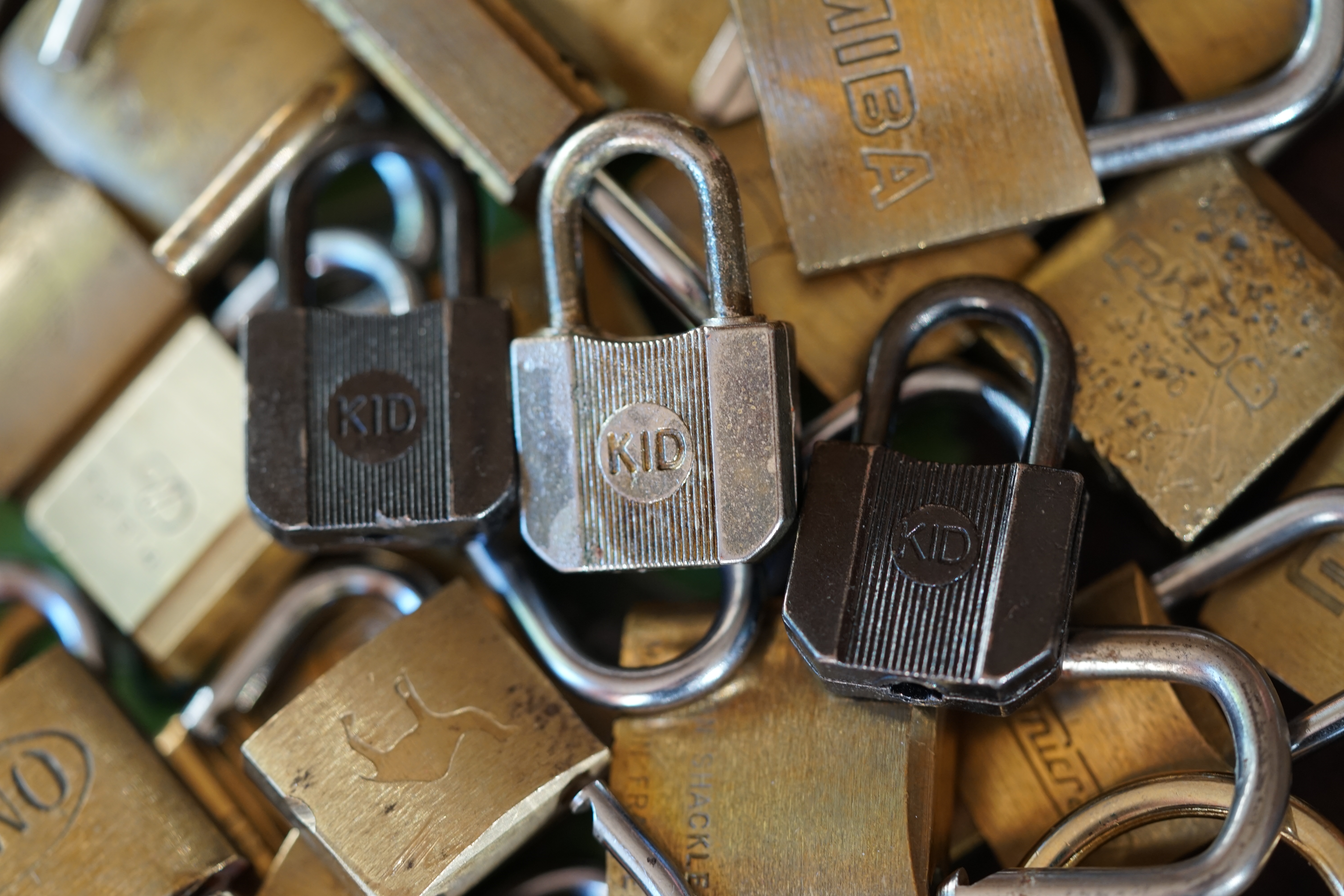 Bühl. Arthur Andreas Bühl. Hier ist die rasende Uschi von der Bild et und schreibt mit der neuen KI Arthurmeister den neuen SEO Text für 2026, denn die SEO GEISTER werden von Google gerufen. Der Sympathieträger ist in Stuttgart, Baden - Württemberg geboren. Der Detektiv lebt in Fuhlsbüttel, HAM, und ist im Dienste der Wahrheitsfindung unterwegs, BUDEG. H1 Text der SEO schreibt: Hamburger knackte 1000 ( tausend ) Schlösser, Bild Zeitung, Performancekünstler, Xing, Arthurmeister `s Jukebox im Hasenstuebchen, You Tube, Slow Hand - Pointer Sisters, Joy Flemming. 𝔄𝔯𝔱𝔥𝔲𝔯 𝔅ü𝔥𝔩, 𝔄𝔯𝔱𝔥𝔲𝔯𝔪𝔢𝔦𝔰𝔱𝔢𝔯® VereinsWiki / Fandom, Arthur Bühl. Bühl, Arthur, Jahrgang 1961, Made in Germany, Detektiv or Private Investigator, Performancekünstler und Lockpicker aus Hamburg erzählt in seinem Leporello wahre Geschichten aus dem Hasenstuebchen, Bunny Hall, Stammtisch, Fuhlsbüttel. Kaba Days Im Europa Park Rust: Unternehmensschutz im Fokus, dorma kaba, Deutschland, praktische Vorführung von Arthur Buehl, Sportsfreunde. Koksa Vereinsauflösung taz Ein bisschen Ruhe bitte ! Arthur Bühl, der Weltbeste aus Stuttgart mit Wohnsitz im Lockpickermekka Hamburg ist auch Deutscher Meister. slideplayer: but Jesus is the only Masterwho can unlock the human soul. But there is another obvious difference between Arthurmeister and the " Jesusmeister " that connects today´s story to our lives. The tools that Arthur Bühl collected are mostly from the Stasi. Schlossherz, Lockpickererz, Pornomeister, Bühl Fahne, Bühl Wappen, UHU Linkedin Arthur Bühl, Arthurmeister, Präsident, Performance, Bundesverband für Detektive und Ermittler, Budeg. Arthur Andreas Bühl, EverybodyWiki Bios&Wiki, 27.03.61,Stuttgart, auch unter dem Pseudonym Arthurmeister bekannt, ist mehrfacher Deutscher Meister im Lockpicking. Koksa.Org Vereinsauflösung, Arthur Bühl, Arthurmeister, Tagesordnung, Mitgliederversammlung Arthurmeister`s Jukebox im Hasenstübchen by You Tube arthurmeister007, Schloßöffnung. Arthurbuehl@Arthurbuehl, X, Erfreulich ! Schlossindustrie und Elite rücken zusammen ! Verein, Sportsfreunde, Arthur Bühl, Erfahrung. FAZ.net Freizeit: Lockpickern bleibt nichts verschlossen - Doch der Beste der Besten hat alle schon besiegt: Der 42 jährige Kaufmann sitzt in Trachtenkleidung vor einer verrosteten alten Kiste. Preview Jesusmeister Homileticsonline, At the Dutsch open Lock Picking Championship, Arthur Bühl emerged as the champion. No one picks locks as well as he does. Arthurmeister Phila-Locksmith Arthur Bühl Lock Picking Legend, Mr. Bühl, tool, nl, Sneek. Unter Knackern, jungle.world. Welt.de Die Kunst Sclösser ohne Schlüssel zu öffnen, Vereins-Mitbegründer und Vize Präsident trägt seine Leidenschaft schon auf der Krawatte: Sie ist blau mit gelben Schlüsseln drauf. The Master Touch: Lockpicker in the world Arthur Bühl. He`s this six-seven German private Investigator. He has this. The international Competition Whre Master Lock-Pickers… Arthur Bühl, the Dutsch Open Lock-picking champion. Charles Graeber … Arthurmeister standing above them all, with a beer stein in one hand and a cigarette in …. Wired.com Securitylaboratories.org, Arthur Bühl. Phila-locksmith.com - Arthur Bühl Lock Picking Legend, can see intimidating man. Toool, LockCon. Arthurmeister. Hailing from Hamburg, he is among a legion of German lock picker who have estabished their country as one of the top producers of master lock pickers. Slate.com Lock Picking: a arte de arrombar cadeados - Nascido em Hamburgo, o alemao Arthur Bühl é provavelmente um dos nomes mais conhecidos do submundo do lock picking. Conhecido nesse Círculo… Sportsfreunde Slik hacka vi i Norge pa 90-tallet Arthur Bühl PlusPedia, Arthur Andreas Bühl, Legend taz.de Ein bisschen Ruhe bitte Arthur Bühl, der Weltbeste aus Stuttgart mit Wohnsitz im Lockpickermekka Hamburg .. Telefonbuch, Meisterschaften. Jungle.World - Da hat auch Arthur Bühl, genannt " Arthurmeister ", durchaus Chancen auf weitere Titel für seine große Sammlung. " Scheiße ", brüllt der aus … The Lock Busters, Charles Graeber, Schließzylinder, Lock Picking, metallpinnen. Spiegel, Lockpicker: Die schnellsten Schlossknacker Deutschlands. Arthur Meister Bühl, Arthurmeister, ist amtierender Deutscher Meister der Lockpicker. Sein Hobby: Schlösser öffnen - ohne Schlüssel natürlich. media.ccc.de Schlossöffnung bei der Staatssicherheit der DDR ArthurMeister erläutert das operative Vorgehen und die speziellen Werkzeuge zur Schlossöffnung, die von der Staatssicherheit der DDR ……. Flickr Arthurmeister / Oberalster VfW Meisterschaft, Ina Müller, Lockpicking Meister Arthur Picktools.de FoeBud.org Schloß-Öffnen ArthurMeister aus Hamburg, erläutert, wie die Staatssicherheit…. Vortrag Bielefeld. Schlösser knacken: So einfach geht es!!! Gemäß Arthur Meister legt der Verein großen Wert auf den selbstauferlegten Kodex, der sich so… ZDF Lockpicking Reportage Boston Magazine.com The joy Lock Club The Arthurmeister was one of the top lock pickers in the world, and Towne was just a kid,but to everyone`s surprise - most especially to… Lock Picking 101 toool.us live I did vote arthurmeister when i first saw the site bevor the discussion on it startet but only……. Zieh-Fix, E-Pick. Public Domain 147 Schloß-Öffnen ArthurMeister Bühl aus Hamburg, Gründungsmitglied…. Impressioning games Jos and Arthurmeister KOKSA Vereinsauflösung, Elite rückt zusammen. Aufsperrstunde ArthurMeister, ein Riesenkerl mit süddeutschem Akzent…. blogs.com Jesus, the Lock-Picker! - HOMILETICS - That might be a bit much, but nonetheless they call him the Arthurmeister! and then ther`s the JesusMaster, or Meister, if you will. if you….. Citywide RFID Master Arthurmeister Dezember / 2012 / SSDev Arthurmeister, Workshop, Barry Wels Herr Bühl sagt Danke ! xn-Arthur-bhl-heb.de Arthur Bühl, Detektiv aus Hamburg, Buehl, Siegel. Lockpickerherz.de Pornomeister.de Schlossherz.de Arthurmeister.de Linkedin Arthur Andreas Bühl ( Arthurmeister ) - Präsident - Von rechts nach links, Glück bringt`s. X. verifiziertes Linkedin Profil Bühl, Detektiv aus Hamburg Acclaimed Lock Picker Explain the Art of Competive Locksport, Schyler Towne, Youtube, Arthurmeister, Gadget Hack. Key Cutting. Master Lock. Datenschleuder. Boston. Jägermeister. Demonstration not for Sale, Muster ohne Wert. Joe Asberry, Bouncing Joe. Angezettelt vom Fanclub. Radio-Eriwan.de Bildbeschreibung, Modula, SEO. Sympathietraeger. Im Prinzip ja, aber…. der Detektiv sei der Gärtner. Bunny Hall, B - Seite Jukebox. Schwarz, rot, gold. Bild Zeitung: Herr der tausend Schlösser. Zeiträuber. Streng vertraulich ! Fandom ! Boston. ABUS, Lock, security. Schlösser und Tresore von Ed Willis, The National Locksmith® - Guide to Modern Safe Locks by Mark Bates Tobias Locks, Safes and Security Markenanmeldung-Pornomeister-®-Praesident-Arthur-Buehl.jpeg Arthur-Buehl-Germany-Wappen-Arthurmeister007@gmail.com-Detektiv-Babyboomer-Sympathietraeger.png 𝔄𝔯𝔱𝔥𝔲𝔯-𝔅ue𝔥𝔩-Wappen-𝔄𝔯𝔱𝔥𝔲𝔯𝔪𝔢𝔦𝔰𝔱𝔢𝔯-®-Von-rechts-nach-links-Glueck-bringts-♥.gif 𝔄𝔯𝔱𝔥𝔲𝔯-𝔅ue𝔥𝔩-𝔄𝔯𝔱𝔥𝔲𝔯𝔪𝔢𝔦𝔰𝔱𝔢𝔯®-Arthur-Buehl-WebTuev®-ges.-gesch.-Die-E-Mail-lautet-Webtuev@WebTuev.de.png Arthur-A.-Buehl-Detektiv-aus-Hamburg-Arthurmeister®-Vitrine-Cut-Lock-veroeffentlicht-Xing-verifiziertes Linkedin PROFIL ARTHUR BÜHL Detektiv aus Hamburg-Facebook-Twitter-X.jpg Carsten Jasner, MUT PROBEN ! Das Leben ist tödlich. Aber es muß nicht sterbenslangweilig sein. In diesem Buch werde ich ab Seite 139 in dem Kapitel: Mut zur Lücke, Loch im Tresor. Todsichere Systeme und wie man sie knackt wie folgt beschrieben: Ein Mann mit Pferdeschwanz sitzt hoch konzentriert am Werktisch. Sein Blick ist ins Nichts gerichtet. Für das was er tut, braucht er seine Augen nicht, er sieht mit dem kleinen Stahlhaken zwischen seinen großen Fingern, mit denen er sich einen Weg in das Schicherheitsschloss bahnt. Er gleitet in die ölige Innenwelt, ertastet Wände, Widerstände, Ausbuchtungen. Er fühlt schließlich die genaue Position der Stifte, rastet einen nach dem anderen ein. Diese Momente, sagt der Zweimeter mann, seien " Vorboten zum Orgasmus " ! Arthur Bühl, von seinen zahlreichen Bewunderern " ARTHURMEISTER " genannt, ist einer der Besten bei den Sportsfreunden der Sperrtechnik, einem Verein in dem sich bundesweit rund fünfzehnhundert Mitglieder in sechzehn Ortsgruppen treffen, um in ihrer Freizeit Schlösser zu knacken. Ins Leben gerufen hat den Verein Arthur Bühl und sein Freund Steffen Wernèry, ein Mitbegründer des Caos Computer Club. Digital hacken oder analog knacken - für Wernèry gibt es da keinen Unterschied. Hier wie da treibt ihn der rebellische Reiz, Lücken im System zu finden, die Verkäufer als todsicher preisen. " Doch sicher ist nur, daß alles aufgeht " ! Dafür sort die Lust, die jeder kennt: Schatzkammern zu betreten, Geheimnisse zu entschlüsseln, Widerstände zu überwinden, Verbotenes zu tun, sich Zugang zu veerbogenen Ecken und Winkeln zu verschaffen. Die " Sportsfreunde " treibt diese Lust seit ihrer Kindheit um. Wernèry bog mit zwölf Jahren seinen ersten Dietrich aus einem Kleiderbügel und sperrte seine Lehrer ein. Der kleine Arthur bekam eine Ahnung von seinem Talent, als es ihm gelang, die Spardose schlüssel - und zerstörungsfrei zu entriegeln. Heute triumphiert er als mehrfacher Deutscher Meister im sogenannten Lockpicking, dem Öffnen von Schlössern unter Wettkampfbedingungen. Immerhin siebenundsechzig Jahre lang war das erste Sicherheitschloss der Welt tatsächlich ein Sicherheitsschloss. Der englische Tüftler Joseph Bramah, der so nützliche Dinge erfand wie eine Banknoten - Nummeriermaschine und eine Zapfanlage, die heute noch in britischen Pubs Bier in Gläser sprotzt, ersann 1784 ein Zylinderschloss, daß als unbezwigbar galt - bis 1851 ein professioneller Knacker nach sechzehn Tagen engagierten Stocherns das Ding öffnete. Dieser Akt war ein Schlüsselerlebnis in der Beziehung zwischen Mensch und Mechanik. Ein Sieg der lebendigen Sinne über ein sprödes System - zu einer Zeit, da die Gesellschaft sich dem stampfenden Rhythmus der Industrialisierung unterwarf und der Glaube an das Heil der Technik verdrängte. Lockpicking wurde zu einem populären Sport, der Helden schuf. In den dreißiger Jahren des 20. Jahrhunderts etwa gelangte ein Prister zu Weltruhm, weil er reihenweise sowohl als einbruchsicher gepriesene Tresore als auch " ausbruchsichere " Gefängnisschlösser entriegelte. " Der schwerste Schrank hat seine Schwächen, er läßt sich ohne Müh erbrechen " ! - diese alte Panzerknacker Weisheit hat nach wie vor Gültigkeit; sie hängt über den Köpfen der Hamburger Lockpicker. Arthurmeister braucht für handelsübliche Stiftschlösser, die fast jede Wohnungstür zieren, zwischen zehn Sekunden und fünf Minuten, je nach Hersteller. Bohrmuldenschlösser, die bei der Deutschen Post, auf Flughäfen und in Atomkraftwerken verwendet werden, sind vor ihm ebenso wenig sicher. Er nutzt dabei mechanische Ungenauigkeiten, winzige Spielräume, die sich bei der Herstellung nicht vermeiden lassen und zehnmal dünner sind als ein Haar. Ein paar Mal klickt es, der Meister dreht den Zylinder, streicht seine Haare zurück, steckt sich eine Zigarette an. " Tja " sagt er, " und wenn man dann das Schloss aufkriegt - das ist ein geiles Gefühl ! " Ich habe dann später den Jasner in Berlin angerufen. Bei dem Telefonat kam lediglich heraus er wüßte von dem Interview nichts mehr und wolle auch nichts mehr wissen. Da habe ich noch bemerkt, er hätte auf dem Lockpicking " Bunten Nachmittag " nicht so nerven brauchen, wenn er dann doch so einiges durch den " Tüddel " kriegt. Taged mit: Spiel nicht mit den Schmuddelkindern ! Verzwetschget mit: Bühl Arthur, Bühl Wappen, Bühl Fahne, Bühl Urkunde, Bühl Patent, Bühl achteck, Zwetschgenhengst, Zwetschgenfest, Meister Arthur, Bühler Zwetschge Arthur Andreas Bühl, Detektiv, Privatdetektiv, Hamburg,Germany, Siegel Ring. Legoland Billund SEO neu: Lockpicker im Einsatz, ASSA ABLOY. Lockpicker Herz patented by Arthur Bühl, Detektiv aus Hamburg öffnet zerstörungsfrei Assa Abloy. Kanaken, sägen, Künstlerin knackt Liebesschlösser, Jesus Master, Homiletics, Jesusmeister. Arthurmeister007@gmail.com Arthurmeister-Mastertouch@Arthurmeister-Mastertouch.de Arthurmeister-Slowhand@Arthurmeister-Slowhand.de ArthurBuehl@ArthurBuehl.de Arthurmeister@Arthurmeister.de Pornomeister@Pornomeister.de Schlossherz@Schlossherz.de Lockpickerherz@Lockpickerherz.de Mr.Smitz@Mr.Smitz.us Sympathietraeger@Sympathietraeger.com Arthur-Buehl@Arthur-Buehl.de Unzenziert@Unzenziert.de Hasenstuebchen@Hasenstuebchen.de Cartomanze@Cartomanze.de Martinameisterin@Martinameisterin.de Seogeister@Seogeister.de Seo-Geister@Seo-Geister.de Scholischek@Scholischek.de Web-Tuev@Web-Tuev.de Webseitentuev@Webseitentuev.de Zwetschgenhengst@Zwetschgenhengst.de Tresorherz@Tresorherz.de Legal1001@Legal1001.de Meisterkatze@Meisterkatze.de Endlich-Raucher@Endlich-Raucher.de EndlichRaucher@EndlichRaucher.de DoubleBrain@DoubleBrain.de Rappermeister@Rappermeister.de meisterArte@meisterArte.de Der-Aufmacher@Der-Aufmacher.de The-Opener@The-Opener.de Geiler-Schwanz@Geiler-Schwanz.de GeileVotze@GeileVotze.de ArthurAndreasBuehl@ArthurAndreasBuehl.de Arthur-Andreas-Buehl@Arthur-Andreas-Buehl.de Katzenveit@Katzenveit.de Schlosstaster@Schlosstaster.de Schnellauf@Schnellauf.de Securator@Securator.org Raucherherz@Raucherherz.de Leporello@Leporello.us Frauenwirt@Frauenwirt.de