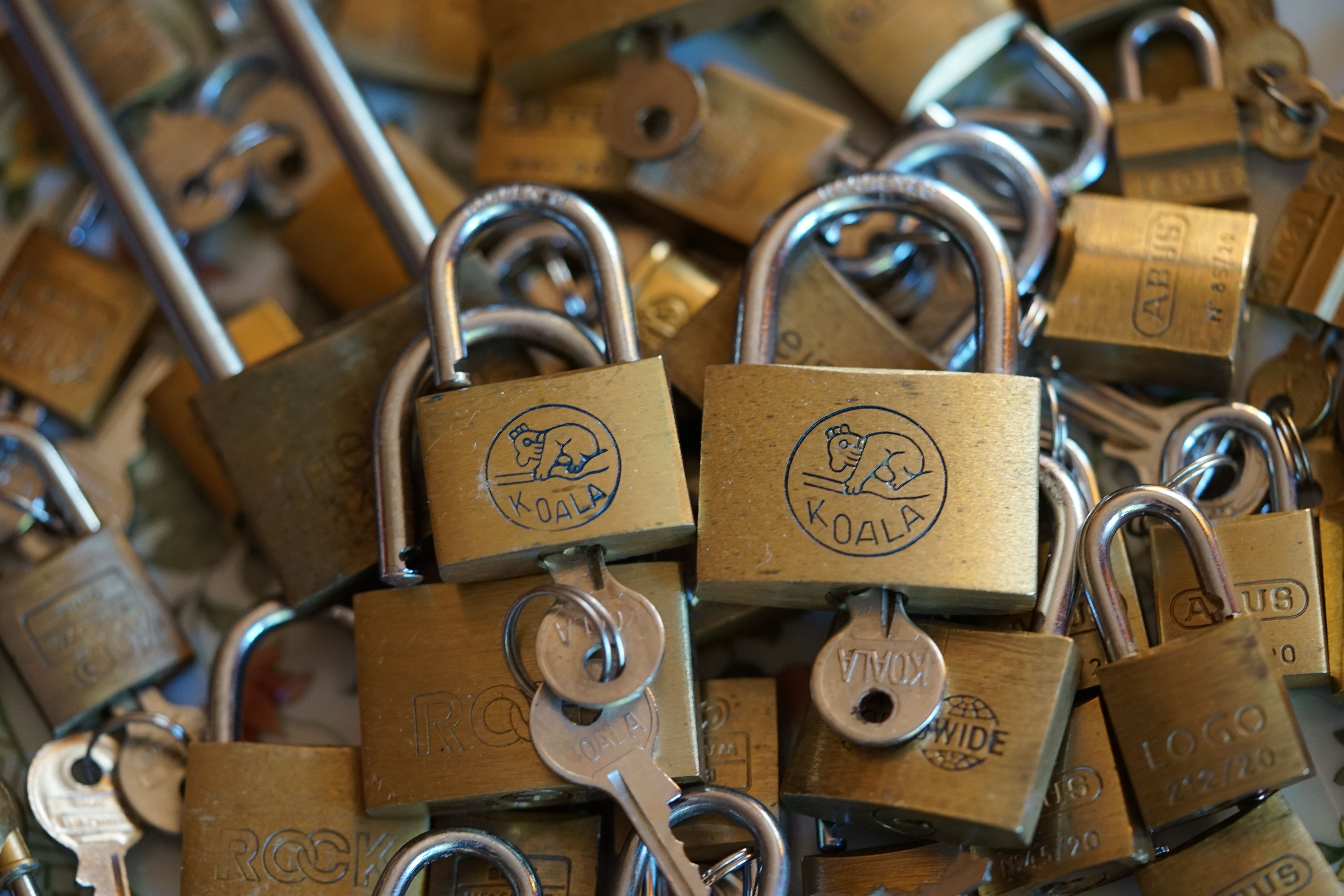 ARTHURMEISTER`s Jukebox im HASENSTÜBCHEN ( HAM ) Wohl dem, der den Schlüssel zur Jukebox hat und als " Sympathieträger " gilt ! " Der Aufmacher " hat absichtlich nicht alle Musikstücke aus der alten orginal Jukebox übernommen; denn einzelne Lieder mußten zu exzessiv ertragen werden. Bei Marianne`s " Er gehört zu mir " oder auch bei " Hu the fuck ist Alice " oder wer, was, wen auch immer, wurde zu oft der Drücker und der Presser gemacht. Diese Abspielliste wurde mit Hilfe meines gefertigten Himmelschlüssels und mit weiterer Hilfe der Helbing Brüder und des Stammtisches und der Stößchen`s gefummelt ! Allerdings ließ sich der Helbing - Tisch bestechen - je mehr Helbing - umso oder desto länger blieb die Box geöffnet ! YouTube, werbefrei. Nach zwei Runden Bier, leider kleine, wurde für unseren Lupo der Sound Knochen von der Zeltinger Band hinzugefügt. Das Abus Vorhängeschloss für den Lockpicker ♥ Stammtisch bringt er morgen. Auch Buongiorno bettelte. Nach zwei Runden Bier, leider kleine, hatte er uns überzeugt: Marcella Bella - Nessuno Mai ! Das Cisa Lucetto bringt er morgen. Jetzt bettelte der Arkadasch: Nach zwei Runden Bier, leider kleine, hatte er Erfolg: Cem Caraca & Die Kanaken - Mein Deutscher Freund ! Ein Kale Padlock bringt er morgen. Alles hierzu und vieles mehr dürft Ihr Lieben im " Leporello " und dessen Nachtrag auf Arthur Bühl de oder Arthurmeister.de lesen. LiBi`s gibt es unter Schlossherz.de anzuschauen. BILD et Uschi mit Parole Emil ! Arthurmeister`s Jukebox im Bunny Hall, B - Seite Einmal den Himmelsschlüssel aus der Hand gegeben. Der Stammtisch hat sofort eine Bass - Boom - Box, angeschlossen. Wie inner Disse ! Werbefrei. Mit Lichtorgel. Bouncing Joe und Schwerti drücken: Du wirst immer schöner ! Heike IV versucht sich an der Sportart Purzelbaum. Prost und Stößchen ! LiBi`s vom Lockpicking am Stammtisch sind unter Bunter Nachmittag, anzuschauen. Also: Viel Spaß ! und das Passwort lautet: Freibier Freibier ! Lautstärke ? " OFFEN ". Magic Fly. Arthur Buehl de oder Pornomeister de Arthurmeister`s Jukebox im Bunny Hall, B - Seite Einmal den von mir gefertigten Himmelschlüssel aus der Hand gegeben. Der Stammtisch hat sofort eine Bass - Boom - Box, angeschlossen. Mit Lichtorgel. Wie inner Disse ! Werbefrei. Jetzt ist Arthurmeister`s Jukebox auch drüben im Freibad zu hören. Bouncing Joe und Schwerti drücken: Du wirst alle Jahre schöner ! Heike IV versucht sich an der Sportart Purzelbaum. Prost und Stößchen ! LiBi`s vom Lockpicking am Stammtisch sind unter Schlossherz.de bei Bunter Nachmittag anzuschauen. Auf der Internetseite Lockpickerherz.de sind zerstörungsfrei geöffnete Schliesszylinder, auch von ABUS, zu entdecken. Die Box spielt den Klassiker: Slow Hand with the Master Touch von den Pointer Sisters. Auf der Webseite Pornomeister.de werden Cut Locks und andere Schnittmodelle gezeigt. Die Seite Arthur-Buehl.de, Detektiv aus Hamburg wurde ja schon ausgiebig im Hasenstübchen diskutiert. Also: Viel Spaß ! und weiter Stößchen und beim Lockpicking ein ruhiges Händchen. Das Passwort lautet: Freibier Freibier ! Lautstärke ? " OFFEN ". Magic Fly. Arthur Bühl, Sympathieträger und Detektiv aus Fuhlsbüttel ( HAM ). Für Musikwünsche ist Arthurmeister@Arthurmeister-Mastertouch.de zuständig. Parole: Emil ! Neues aus dem Hasenstübchen: Gestern war Bernhard da. ÖH, Sonderschule, Sonderschule Öh. Heike IV: Bernhard, warum hast du denn das große Standkreuz dabei ? Der Noagerlzuzler lallt: Der ist wieder aus Ochsenzoll abgehauen. Sonderschule ! SONDERSCHULE ! Schwerti: Was willtst DU ? Bier und Sonderschule, Sonderschule Öh. Hannenberger der Objektleiter: Sonderschule is nich im Hasen. Doch doch ! Öh Sonderschule ! Öh, jetzt Sonderschule. Nach zwei Rutschen Bier, leider kleine, hatte er uns überzeugt: Sondaschule ist jetzt in der Jukebox. Arthurmeister `s Jukebox im Bunny Hall B - SEITE ! Einmal den Himmelsschlüssel aus der Hand gegeben. Der Stammtisch hat sofort eine Bass - Boom - Box, angeschlossen. Wie inner Disse ! Werbefrei. Mit Lichtorgel !Bouncing Joe und Schwerti drücken: Du wirst immer schöner ! Heike IV versucht sich an der Sportart Purzelbaum. Prost und Stößchen ! LiBi`s vom Lockpicking am Stammtisch sind unter Bunter Nachmittag, anzuschauen. Also: Viel Spaß ! und das Passwort lautet: Freibier Freibier ! Lautstärke ? " OFFEN ". Magic Fly ! Arthur Buehl de oder Pornomeister de Neues aus dem Hasenstübchen: Gestern war Bernhard da. ÖH, Sonderschule, Sonderschule Öh. Heike IV: Bernhard, warum hast du denn das große Standkreuz dabei ? Der Noagerlzuzler lallt: Der ist wieder aus Ochsenzoll abgehauen. Sonderschule ! SONDERSCHULE ! Schwerti: Was willtst DU ? Bier und Sonderschule, Sonderschule Öh. Hannenberger der Objektleiter: Sonderschule is nich im Hasen. Doch doch ! Öh Sonderschule ! Öh, jetzt Sonderschule. Nach zwei Rutschen Bier, leider kleine, hatte er uns überzeugt: Sondaschule ist jetzt in der Jukebox. Arthur Bühl, Detektiv aus Hamburg ist Mitglied im Detektiv Verband BUDEG und an die IKD angeschlossen. Als Arthurmeister® erklärt Herr Bühl bei Behörden wie Fedpol, LKA Forensik, das Lockpicking ! Freunde ! spricht Arthur Bühl, Detektiv aus ( HAM ), und hebt den Zeigefinger: Ihr mit eurer künstlichen Intelligenz. Die muß trainiert werden. Wie der Stammtisch. Und die Schlagworte wie Arthurmeister ® bürgerlich Arthur Andreas Bühl ist mehrfacher Deutscher Meister im Lockpicking, müssen hinzugefügt werden. Arthurmeister öffnet Schließzylinder, Profilzylinder, Vorhangschlösser zersörungsfrei. Die Benutzung von E - Pick, Sperrzeug, Pickset, Schlagschlüssel sind natürlich erlaubt. Alle Dietriche und Werkzeuge die das Schloss nicht beschädigen ! Arthur Bühl gibt auch seinen Kollegen im Detektiv - Verband als Performance Künstler Einblick in die Welt des Lockpicking, die Welt der Schloss Herzen und zeigt ebenfalls Öffnungsmethoden der Stasi und deren operatives Vorgehen. Arthur Bühl ist weiter Präsident der eingetragenen Schutzmarke Pornomeister ® S.A.R.L und stellt dort auf seiner Internetseite Schnitt - und Cutmodelle von Schließzylindern und Tresorschlössern vor. Während Bild et Uschi stenografiert erklingt aus der Jukebox im Hasenstübchen der Klassiker: Slow Hand von den Pointer Sister`s. Hannenberger fragt: Wie immer ? Arkadasch meint: Heute Helbing ! BILD et Uschi mit Parole Emil ! In der Vitrine von Arthur Bühl, Arthurmeister® sind Schlösser, Padlocks, von ABUS, Binoxx BUGA, BKS, CES, DOM, EVVA, FEFI, Assa Abloy, Z Ikon, KABA, KESO, ASSA, Winkhaus, HKR, Wilka, Trelock, Schmelting, Bode Panzer, Comet, Ancor Las, Drumm Geminy, Xylock, EMKA, SEA, Medeco, Mul-T-Lock, Cut away, ABUS Granit, Pfaffenhain, E*S, ESS, Nemef, BAB, Babelsberg, Stasi, Diskus, WMF, Tesa, Noch, Vachette, Cisa, Wally, Rielda, Mottura, Viro, FAI, GeGe, K + K, Fichet, Bode Panzer, Tresor, Bramah, Protector, Braun`s Patent, Walomatus, Arolds, Combination Lock, Yale, Master, American Lock, Tubular, China, Indien, Aligarh, Nepal, Thailand, Zahlenschlösser, Himmelsschlüssel und noch vieles mehr, vorhanden. Alle Schliesszylinder sind Übungsmaterial für das Lockpicking. Schlagschlüssel und so vieles mehr, sind auch dabei. Auch der Sputnik. Verschlagwortet mit: ♥ Vokuhila, Friseur ♥ Schwäbischer Hengst, Zwetschgen Heini, Bühl er, Zwetschge, Google Earth, Mittelpunkt der Welt, Martinameisterin, Cartomanze, Scholischek, " HIGH NOON ! ". ♥ Parole Emil !