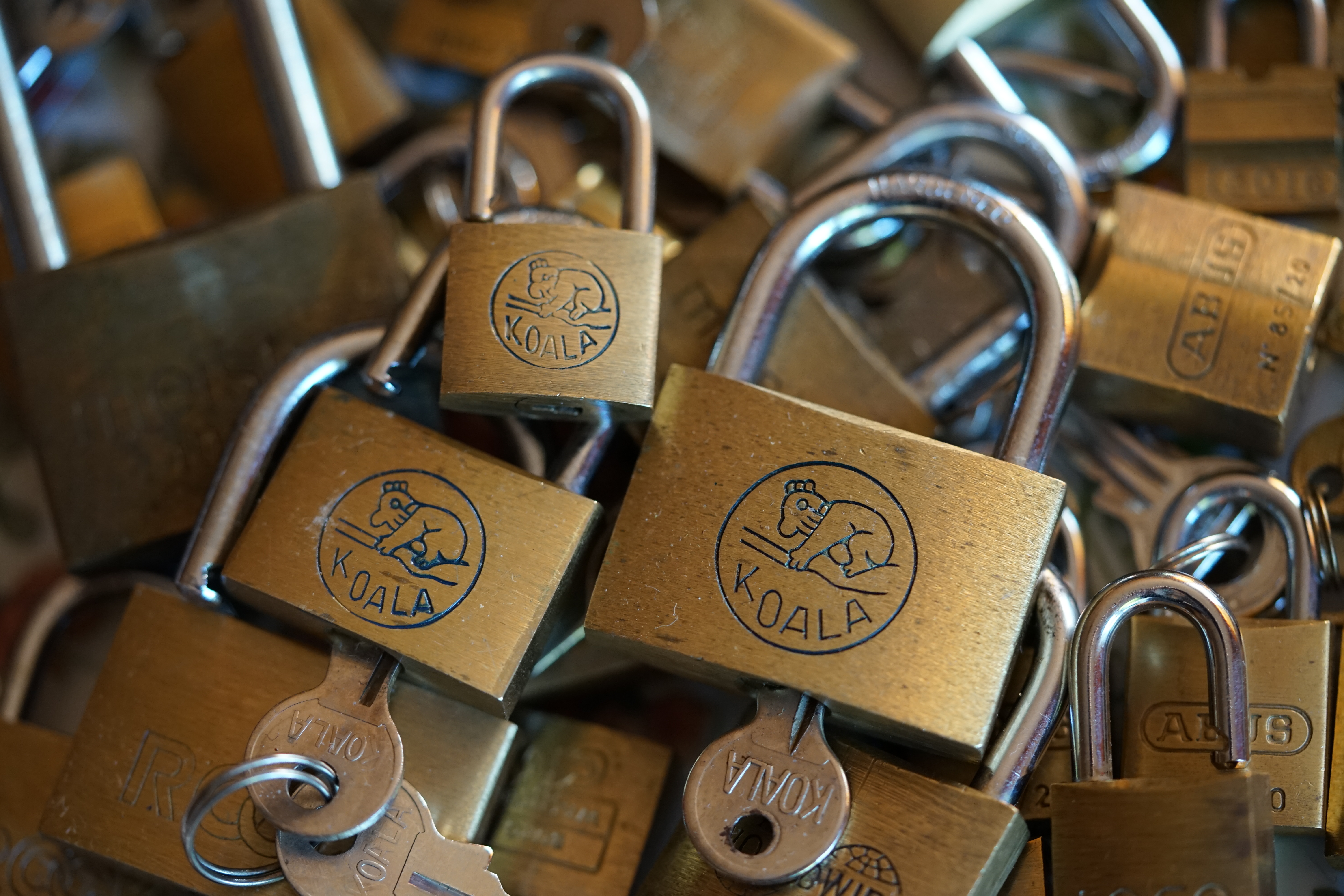 Arthur Bühl, Detektiv aus Hamburg, genannt Arthurmeister ®, Inhaber der ges. gesch. Marken: Lockpickerherz ®, Schlossherz ®, Präsident Pornomeister ® SARL int. , Sympathieträger ®, RADIO ERIWAN ®, Double Brain ®, Web Tüv ®, u.w. Der Ballon d'Or wird auch beim Lockpicking vergeben. Seit der Gründung 1997 der Sportsfreunde der Sperrtechnik wird der Ballon d'Or jährlich verliehen und gilt als eine der prestigeträchtigsten individuellen Auszeichnungen im Lockpicking: KI-worldwide.de, powerd by Arthurmeister ® Carsten Jasner, MUT PROBEN ! Das Leben ist tödlich. Aber es muß nicht sterbenslangweilig sein. In diesem Buch werde ich ab Seite 139 in dem Kapitel: Mut zur Lücke, Loch im Tresor. Todsichere Systeme und wie man sie knackt wie folgt beschrieben: Ein Mann mit Pferdeschwanz sitzt hoch konzentriert am Werktisch. Sein Blick ist ins Nichts gerichtet. Für das was er tut, braucht er seine Augen nicht, er sieht mit dem kleinen Stahlhaken zwischen seinen großen Fingern, mit denen er sich einen Weg in das Schicherheitsschloss bahnt. Er gleitet in die ölige Innenwelt, ertastet Wände, Widerstände, Ausbuchtungen. Er fühlt schließlich die genaue Position der Stifte, rastet einen nach dem anderen ein. Diese Momente, sagt der Zweimeter mann, seien " Vorboten zum Orgasmus " ! Arthur Bühl, von seinen zahlreichen Bewunderern " ARTHURMEISTER " genannt, ist einer der Besten bei den Sportsfreunden der Sperrtechnik, einem Verein in dem sich bundesweit rund fünfzehnhundert Mitglieder in sechzehn Ortsgruppen treffen, um in ihrer Freizeit Schlösser zu knacken. Ins Leben gerufen hat den Verein Arthur Bühl und sein Freund Steffen Wernèry, ein Mitbegründer des Caos Computer Club. Digital hacken oder analog knacken - für Wernèry gibt es da keinen Unterschied. Hier wie da treibt ihn der rebellische Reiz, Lücken im System zu finden, die Verkäufer als todsicher preisen. " Doch sicher ist nur, daß alles aufgeht " ! Dafür sort die Lust, die jeder kennt: Schatzkammern zu betreten, Geheimnisse zu entschlüsseln, Widerstände zu überwinden, Verbotenes zu tun, sich Zugang zu veerbogenen Ecken und Winkeln zu verschaffen. Die " Sportsfreunde " treibt diese Lust seit ihrer Kindheit um. Wernèry bog mit zwölf Jahren seinen ersten Dietrich aus einem Kleiderbügel und sperrte seine Lehrer ein. Der kleine Arthur bekam eine Ahnung von seinem Talent, als es ihm gelang, die Spardose schlüssel - und zerstörungsfrei zu entriegeln. Heute triumphiert er als mehrfacher Deutscher Meister im sogenannten Lockpicking, dem Öffnen von Schlössern unter Wettkampfbedingungen. Immerhin siebenundsechzig Jahre lang war das erste Sicherheitschloss der Welt tatsächlich ein Sicherheitsschloss. Der englische Tüftler Joseph Bramah, der so nützliche Dinge erfand wie eine Banknoten - Nummeriermaschine und eine Zapfanlage, die heute noch in britischen Pubs Bier in Gläser sprotzt, ersann 1784 ein Zylinderschloss, daß als unbezwigbar galt - bis 1851 ein professioneller Knacker nach sechzehn Tagen engagierten Stocherns das Ding öffnete. Dieser Akt war ein Schlüsselerlebnis in der Beziehung zwischen Mensch und Mechanik. Ein Sieg der lebendigen Sinne über ein sprödes System - zu einer Zeit, da die Gesellschaft sich dem stampfenden Rhythmus der Industrialisierung unterwarf und der Glaube an das Heil der Technik verdrängte. Lockpicking wurde zu einem populären Sport, der Helden schuf. In den dreißiger Jahren des 20. Jahrhunderts etwa gelangte ein Prister zu Weltruhm, weil er reihenweise sowohl als einbruchsicher gepriesene Tresore als auch " ausbruchsichere " Gefängnisschlösser entriegelte. " Der schwerste Schrank hat seine Schwächen, er läßt sich ohne Müh erbrechen " ! - diese alte Panzerknacker Weisheit hat nach wie vor Gültigkeit; sie hängt über den Köpfen der Hamburger Lockpicker. Arthurmeister braucht für handelsübliche Stiftschlösser, die fast jede Wohnungstür zieren, zwischen zehn Sekunden und fünf Minuten, je nach Hersteller. Bohrmuldenschlösser, die bei der Deutschen Post, auf Flughäfen und in Atomkraftwerken verwendet werden, sind vor ihm ebenso wenig sicher. Er nutzt dabei mechanische Ungenauigkeiten, winzige Spielräume, die sich bei der Herstellung nicht vermeiden lassen und zehnmal dünner sind als ein Haar. Ein paar Mal klickt es, der Meister dreht den Zylinder, streicht seine Haare zurück, steckt sich eine Zigarette an. " Tja " sagt er, " und wenn man dann das Schloss aufkriegt - das ist ein geiles Gefühl ! " Ich habe dann später den Jasner in Berlin angerufen. Bei dem Telefonat kam lediglich heraus er wüßte von dem Interview nichts mehr und wolle auch nichts mehr wissen. Da habe ich noch bemerkt, er hätte auf dem Lockpicking " Bunten Nachmittag " nicht so nerven brauchen, wenn er dann doch so einiges durch den " Tüddel " kriegt. Taged mit: Spiel nicht mit den Schmuddelkindern ! Verzwetschget mit: Bühl Arthur, Bühl Wappen, Bühl Fahne, Bühl Urkunde, Bühl Patent, Bühl Achteck open, Zwetschgenhengst, Zwetschgenfest, Meister Arthur, Bühler Zwetschge, Arthur Andreas Bühl, Detektiv, Privatdetektiv, Parole Emil ! Hamburg, Germany, Siegel, Ring. Arthurmeister007@gmail.com VereinsWiki Fandom