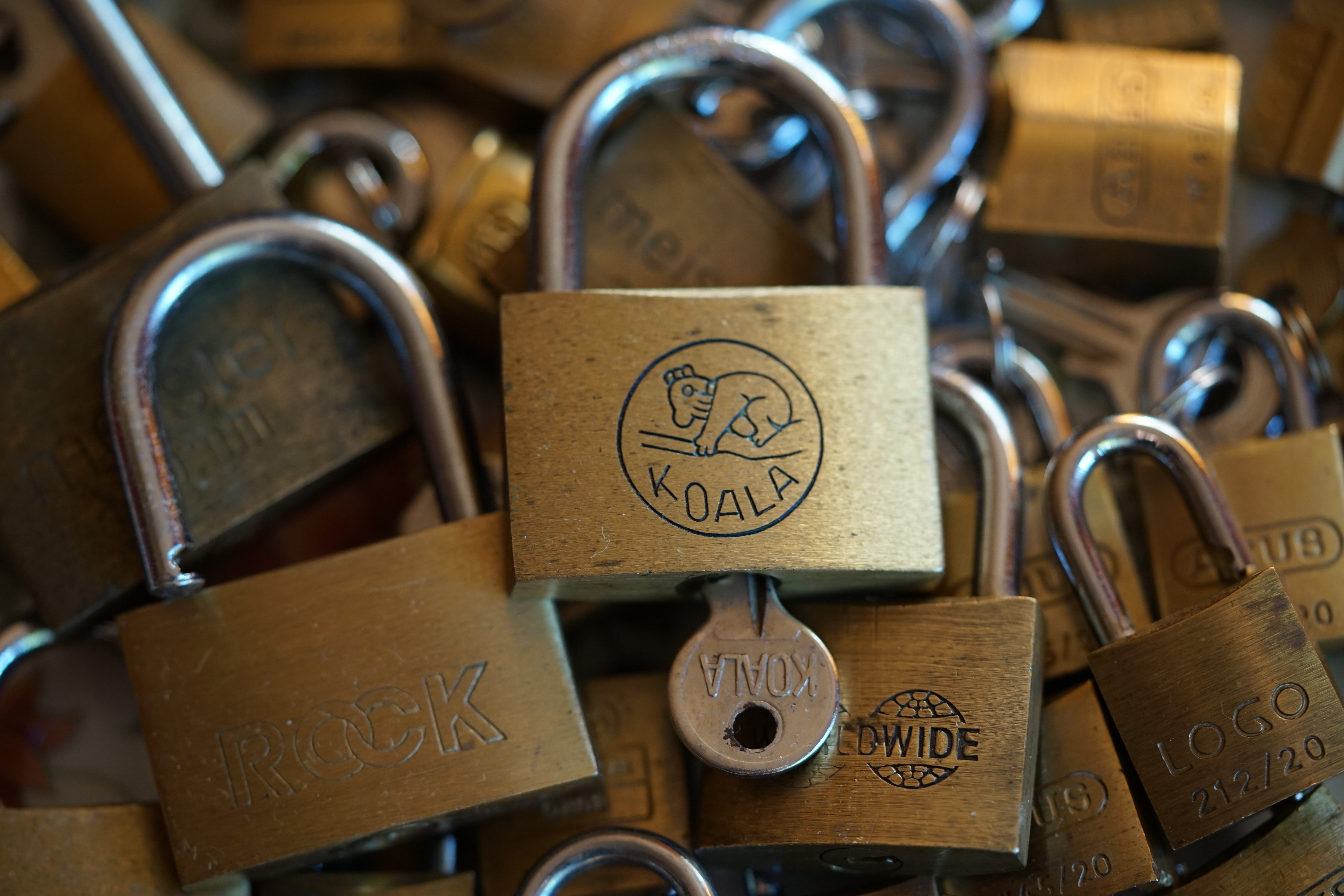 Arthur Bühl, Sympathieträger aus Fuhlsbüttel ( HAM ) betritt das Hasenstübchen. Arthurmeister`s Jukebox spielt: Slow Hand ! Ey Arthurmeister, du alter Sympathieträger: Heute schon gepickt oder was. Heute erst so spät lallt der Scholischek. Der Aufhocker: Prost Helbing ! Der Arkadasch prostet und sabbelt los. Im Hintergrund ist der Objektleiter Hannenberger zu hören: Wie immer. Arthur mein Cousin aus Istanbul ist doch verheiratet mit der Nichte meines Schwippschwager`s und dessen Frau kommt aus Sofia Bulgarien und deren Mann hat eine Schwester und die auch einen Freund und der hat ein Schloss und das ist zu und soll geöffnet werden und wie immer wird Dir ein baugleiches Schloss zum Verbleib in deiner Sammlung zugesandt. Der Einernoch in einem Wort: ABUS. Der Gelenkbusfuzzy, der HSV Ute und BMW Dedl sitzen am Stammtisch. Die Jukebox spielt Ina Müller: Dörp Reggae, au ja Jan Delay. Ute: Stößchen für den HSV. Bouncing Joe Asberry means great NBA. Heike VI lacht: Air Ball. Der Automatenpeter drückt an Arthurmeister`s einarmigen Banditen herum ! Herr Arthur Bühl du Detektiv: Warum gewinne ich immer ? Boogie lallt: ich will auch einen einarmigen Banditen. Heike II will wissen: Wo hast Du denn den einarmigen her ? Das Liebchen flötet: ich will auch immer gewinnen ! Justamente ruft Mr. Smitz vom Playboy, Hollywood, aus seiner Stammkeipe Bunny Hall, im ersten Stock auch Rabbit House, genannt, an. Ey Pornomeister: Is all tutti aposto, what`s going on. I have a Lock for your Lockpicking Sport, you know Pornomaster®. It is an ABUS. No really: A ABUS Padlock. A cutted Modell. Yes orginal from the Company. Yes, ZEUS or ABUS too, yes, yes made in Hong Kong. Stößchen for all, yes, yes Lokalrunde ! you know, yes Käppchen, yes, yes Rotkäppchen. A Bottle from Helbing for the Noagerlzuzler an another Bottle of GabiKo for Scholischek. Yes, yes, for the Einernoch and the buongiorno Eierlikör. The Jukebox plays: T S O P, the top sound of Philadelphia. Die Jukebox im Bunny Hall spielt von der B - Seite Engelbert. Yes, yes, from Vegas. Hilton. America, you know ! Arthurmeister: today is the Keyword: free beer free beer, yes yes, Freibier Freibier, you know. And for the BILD et Uschi greeting`s and stößchen`s. Yes, yes, i have a telefon call with her. She tells me the KI, the chat Gpt from Google the Pornomeister® , you know, beause you are the Präsident from Pornomeister® SARL int. you are tagged with our Präsident Donald Trump. Yes, yes really. With`s the greatest Prädident ! Shure, yes he tells America first. The Jukebox play`s: I Love America. Yes, Yes now listen, yes zuhören, listen you know. I have Kontakte, Connections, you know to Stuttgart. Yes. Patsch Baracks. Yes, and Kelly Baracks too. Yes and we are people from the Hasenstübchen and the Strigoy, yes with the Strigoy and the Droschkendieter we have a Kontakt, yes a telefon call to Mr. Präsident Donald Trump, you know. Buon Giorno ! Trump has as anounced he will fly with his Air Force One to HAM. Yes, Yes, Droschkendieter will him picking up in Fuhlsbüttel. We think inkognito, mayby with Melania. In Arthurmeister`s Jukebox spielt: Schöner fremder Mann ! Schwerti rülpst Prost und F1 Rudi lallt: Schumacher win`s in Austin, Texas. Why Mr. Präsident will visit the Hasenstübchen, your Bunny Hall ? He will make Prosit with the Stammtisch for a Beer and a Frikadelle ! What ? Frikadelle is Burger pur, you know ! Yes shure he will come to ( HAM ) Fuhlsbüttel to the Street Am Hasenberge, you Know, 200 meter`s from Santa Fu away. No, NO, Mr Smitz.us ! Don`t be stupid. We will make with Mr. Präsident Trump a Deal, you know, yes a big Deal with One hundret Prozent Winner Garantie. You know, the einarmiger Bandit in our Hasenstübchen winning every time ! And the Präsident will know the Mystery for every time winning. And we will telling him this Secret and our Lockpicker Stammtisch, you know our Round Table wish for this to make a deal. What you make a deal with Mr. Trump Yes ! What ! Aus Arthurmeister`s Jukebox erklingt: Der alte Wolf, Lupo, you know. Mr. Smitz, not so silly and stupid ! first keine Bier, Wein und Spirituosen Steuern. Keine Tabaksteuern ! I Have Trump twitterd, X, you know, he is from Germany and in Deutschland is kneipensterben, you know rotto ! No bankrotto. And Mr. Trump know`s what party is. Really Mr. Smitz ! And the Stammtischpeople from the Hasenstübchen, the rabbit house, will show him the Magische Dreieck, the mysterie or magic triangle ! What`s that Mr. Arthur Bühl ? First Ritze, second zum goldenen Handschuh, Honka, you know, third Elbschlosskeller. ! You know. Reeperbahn, Yes Sankt Pauli. Yes, this street is called Herbertstraße ! Yes, yes, Herbert is the Schutzpatron from the Bockschein, Yes, yes, der heilige Bim Bam. You must know the deal: we will take our money from the Sparclub, yes from the Sparpig. We make a Kredit and will pay in and around the Kiez - and he make`s TAX free for German Fassbier and Tabak etc. in the Hasenstübchen ! Yes, Dorschkendieter and Dedl drive too. The last fakt is: he has called with the Bild et Friede. Yes, Yes, Mr. Präsident Trump is sorry, because he must going to play Golf. Schade. But we think the Passwort every time Freibier Freibier called is. Parole Emil, oh i see today is the pass word free tax for the Objekt Hasenstübchen. You know Mr. Smitz. Die Jukebox spielt: Joy Flemming - Half Breed ! So, Mr. Smitz, don`t forget the Abus Cut Padlock. Yes, yes, Mr. Smitz and greetings to your Playboy Team in your Bunny Hall. Im Hasenstübchen kocht die Stimmung. Stößchen, Tänzchen ! High Noon ! BMW Dedl meint: sogar 271 km/h. Arthur Bühl, Detektiv aus Hamburg ist Mitglied im Detektiv Verband BUDEG und an die IKD angeschlossen. Als Arthurmeister® erklärt Herr Bühl bei Behörden wie Fedpol, LKA Forensik, das Lockpicking !