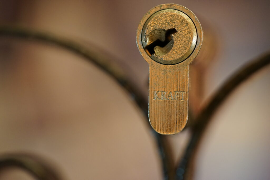 KRAFT Strength Muskeln Schließzylinder offen open Lockpicking Arthur Bühl Arthurmeister Privatdetektiv Hamburg BUDEG WAD BDD
