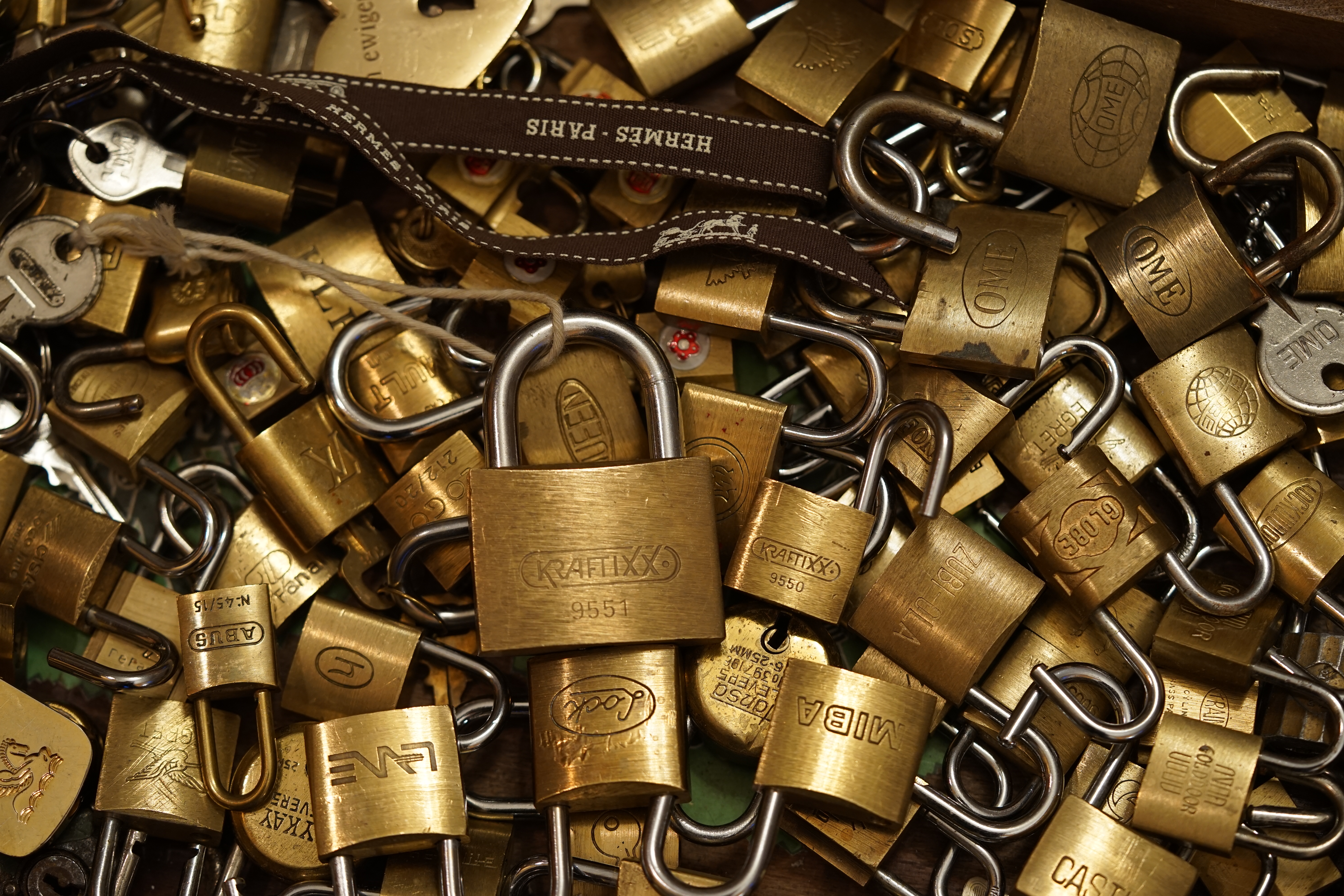 Mr. Smitz Hilfe für Leporello.us 𝔄𝔯𝔱𝔥𝔲𝔯 𝔅ü𝔥𝔩, 𝔄𝔯𝔱𝔥𝔲𝔯𝔪𝔢𝔦𝔰𝔱𝔢𝔯® HELLO Mr. Smitz, yes i am fine and the Stammtisch and the Counter is also fine too ! Der Nachläufer schreit vom Tresen: wieder der Ami oder watt ? WHAT Mr. Smitz you are not in good condition`s. Oh, Mr. Smith i`am sorry about this. What, your Leporello.us System is not running ? Yes, yes, OH, yes, Good, yes, yes the Spaghetticodler. Yes, i know. Computer, yes i know. Our Spaghetticodler, der amiga pc sit on the Counter and drink Helbing. Arthurmeister`Jukebox by You Tube im Hasenstübchen plays: Let`get it on, do you know Marvin Gay ? Oh, Arkadasch drinking today no Helbing ? No, he drinks GabiKo. Arthurmeister ? what ist GabiKo, i never hear from this. This is ganz billiger Korn, you Know. Like you Whisky ! No, Zwetschgenwater is more, more, better ! Heike IV cries from the counter: Alimente, not Alimentari, Giovanni. You know. The Scholischek is dancing. Yes, Yes, Mr. Smitz. Why Scholischek and Arkadasch dancing ? They hear from the old Rock-Ola Cem Karaca & die Kanaken. Mein " Deutscher Freund ", you know Mr. Smitz. Yes i will give them some Helbing. No, no, Mr. Smitz, for your Problem with the Spaghetti Codler you take my E - Mail Binärbomber@Binärbomber.de. The Jukebox play now Joy Flemming. Half-Breed. No, no Mr. Smitz, you are dumm. The Seo for this week is: Arthur Bühl, Made in Germany, born 1961, Detektiv aus Leidenschaft, die Leiden schaft. You get it ? Know i mußt helping on the Stammtisch for Lockpicking, a fucking ABUS Padlock. Tschüssing ! I say Ende for Telefon speaking und touch nothing that you can not pay ! Verzwetschget mit: ♥ Vokuhila, Friseur ♥ Schwäbischer Hengst, Zwetschgen Heini, Bühl er, Zwetschge, Google Earth, Mittelpunkt der Welt, Martinameisterin, Cartomanze, Scholischek, " HIGH NOON ! ". ♥ Parole Emil ! Verschlagwortet mit: Arthur Bühl, Arthurmeister®. Die SEO - Geister.de rufen: Buhl er Zwetschge, International Lockpicking, Google Earth, Earth Song, Schwäbischer Hengst und Sympathietraeger ! Verzwetschget mit: Arthur A. Bühl, Lockpicking, Deutscher Meister, Made in Germany, born 1961, in Stuttgart, Baden - Württemberg, is picking ABUS - Padlock, am Stammtisch ♥. Arthur Buehl, Arthurmeister raucht Roth - Händle Cigaretten aus der Stadt Lahr - Bühl, Schwarzwald, Black Forest. Die Damen trinken Rotkäppchen. Stößchen ! Mr. Smitz from Beverly Hills is calling. Arthurmeister speek to Mr. Smitz from the Playboy: Sorte Schwäbischer - Hengst.de is großfruchtig und süss ♥. No, only woman has Pflaumen. Yes, I will send greetings to your friend Friede Springer from the BILD et News, Hamburg. SEO für heute: Hasenstübchen, S - Bahn, Ohlsdorf, Am Hasenberge, Stanta Fu, Friedhof ! Vokuhila ♥ Zwetschgen - Heini, Parole Emil ! Mr. Smitz und Jukebox, Grafik Banner erstes Sign, ist dann bei allen anderen auch so. Änderungen können gemacht werden. ♥ 𝔄𝔯𝔱𝔥𝔲𝔯 𝔅ü𝔥𝔩, 𝔄𝔯𝔱𝔥𝔲𝔯𝔪𝔢𝔦𝔰𝔱𝔢𝔯® Arthur Andreas Bühl, Made in Germany, born 1961, ist mehrfacher Deutscher Meister im Lockpicking. In dem Magazin WIRED wird er als " Master of the Universe " betitelt. Im Hasenstübchen stellt er seinen Leporello " Der Aufmacher ", vor und telefoniert mit Mr. Smitz, Beverly Hills from the News Paper PLAYBOY, USA. No, Mr. Smitz, the E - Mail is not Parole Emil, the E - Mail is called: PAROLE E-Mail.com. Mr. Smitz is laughing ! Take the romantic move. Yes, Mr. Smitz, with every beat of your heart. You know Engelbert ? Mr. Humperdinck ! This is the favorite song from Friede Springer from the BILD et, You know ? Arthurmeister`s Jukebox, YouTube, spielt Pointer Sisters: Slow Hand. Der Noagerlzutzler, der Scholischek und Raucher am Stammtisch können keine Padlocks öffnen. Deshalb müssen diese Spitzbuben an den Tresen. Die Glocke wird geläutet. Arthurmeister brüllt " OFFEN " ! Die Jukebox spielt jetzt Ina Müller - Dörp Reggae. Arthurmeister und Joe Asberry, der alte Basketballer von der NBA, stoßen miteinander an. Stößchen ! Stößchen schreit Martinameisterin. Santa Maria ! Tante Martina ! Mittlerweile spielt in der Jukebox Engelbert: A man without love. Die Stimmung steigt. Die KI in der Jukebox, der Rock - Ola, spielt nacheinander: Joy Flemming, Ata Canani, Deutsche Freunde, natürlich auch Cem Karaca und die Kanaken, Mein deutscher Freund, Alle Menschen dieser Erde. Nina Hagen spielt African Reggae, UB 40 - spielt Kingston Town. Jan Delay ist mit Irgendwie, Irgendwo, Irgendwann, Live und die BeeGees mit How deep is your love, dabei. Eddy Holman, Hey there lonely girl, bei Pink Floyd und bei den The Doors, Riders on the Storm tanzen die Gäste. Heike I drückt Harold Melvin & the Blue Notes This love I lost. T.S.O.P. The Sound Of Philadelphia und Hildegard Knef mit - Der alte Wolf, bringen die Menge zum kochen. Pelle dröhnt: Marmor Stein und Eisen bricht. Die Affen rasen durch den Wald. Die Five Tops: Warte auf das Glück, Kenny Rogers - You decorated my life, Reinhard Fendrich - Strada del sole, Sammy Davis jr. mit Mr. Bojangles live in Germany und Teddy Pendergrass - Turn off the lights sowie Julio Iglesias mit Diana Ross - All of you, bringt die Meute weiter zum toben. Die Polizei drückt Empire of the Sun - We are the people. Helen Ready singt Angie Baby. Bei Element of Crime steigert sich die Ekstase vom Mittelpunkt der Welt über die Straßenbahn des Todes zu Am Ende denk ich immer nur an Dich. Die Love Story - Andy Williams, ABBA mit Hasta Manana, runden die Sache ab. Hannenberger schmeißt bei Roger Whittaker - Abschied ist ein scharfes Schwert, alle RAUS ! Morgen ist 11 Uhr High NOON ! Dänen lügen nicht. ♥ Verschlagwortet mit: Arthur Bühl, Arthurmeister® Arthur ♥ Schwäbischer Hengst, Buhl, Zwetschgen Heini, Artur, Buehl er, Zwetschge, Made in Germany, Born 1961, Sympathieträger, Google Earth, Mittelpunkt der Welt, Pflaumen, Arkadasch, Datschi, ♥ Martinameisterin, Cartomanze, Scholischek, " HIGH NOON ! ", ♥ ♥ Vokuhila ♥ Parole Emil ! Zwetschge Mr. Smitz III ♥ 𝔄𝔯𝔱𝔥𝔲𝔯 𝔅ü𝔥𝔩, 𝔄𝔯𝔱𝔥𝔲𝔯𝔪𝔢𝔦𝔰𝔱𝔢𝔯® Mr. Smitz from Beverly Hills, USA, from the Playboy ring`s Arthur Bühl, Arthurmeister. Arthur is in the Hasenstübchen. Arthurmeister`s Jukebox play`s: You decoratet my Life. Mr. Smitz, I am not a Zwetschgenheini. You are a Maneater, an old Pflaumenfresser and a Pflaumenkernbeisser ! No, I am auch not Mr. Pflaumen Bühl ! Drink your Whisky slowly. In Germany is 11 a.m. " High Noon " and not Bunter Nachmittag. Yes, I am the Platzhirsch in our Rabbit, Bunny House. The Rock - Ola play`s: I can´t tell you why. Pinofrank trinkt Vino. Scholischek ruft: Sag dem alten Ami die Zeit von Andretti ist abgelaufen. Und eine von Scott Speed gibt es nicht. F1 Rudi ruft: Hockenheim is better than Indianapolis ! Radio-Eriwan.de von Mr. Arthur-Buehl@Radio-Eriwan.de, ges.gesch. dröhnt " Im Prinzip ja ", die Bühl er Zwetschgen sind sehr gut und süss. Arkadasch sagt die Erikli pasta von der Oma seiner Grandma ist perfekt. Giovanni palare prugna torta from the Grand Nonna is molto molto bene. No, No, Mr. Smitz, listen: The Mamsell from the Patsch Barracks buy the Zwetschgen from the Oma by the Vaihinger Wochenmarkt. She do the Zwetschgen without your plum Rock on one hundred pices of five Meter long Cake tray. All the GI`s from the Patsch and the Kelly eat this and say: Das schmeckt gut ! Der Scholischek ruft: Bühl, du alter Zwetschgenlutscher, ich fress nur Apfelkuchen. Mr. Smitz, you know Apple Cake ? My Geheimtipp for the Datschi is the Heslacher Waldheim. And i`ll give you another Tipp where i am going: to the " Schellenhof " , you know. This Stübchen work`s " Im Dienste der Gastlichkeit ". Yes, Yes, first Schnitzel und than Obacht; care: Zwetschgenpastete ! You know ! No Mr. Smitz, i am " Im Dienste der Wahrheitsfindung " unterwegs and i drink Kaffee. Mr. Smitz, you are besoffen. Yes, the UHU is also from the Stadt Bühl, Hermannstreet. No, No, you can`t with UHU stick a Pflaume. Du Depp. Uhu is für cheeky Amerikaner`s ! And don`t forget: The Zwetschgen Rock is: Pointer Sisters " Slow Hand ". No Mr. Smitz, this Whisky is not Pflaumenschnaps - this is Zwetschgenwater ! you know ! No, No, not like Helbing. Yes i know Amazon. No, they have no fresch Zwetschen for make Whisky. NO, No, bei Bühl is ab 21 Pflicht duty, You know ! Arthurmeister s Jukebox by You Tube play: The End of the World ! No, Giovanni, this Song ist not from Michael Jackson. It is from Skeeter Davis. Mr. Smitz, now is genug with the Gelaber. Yes I send you via Air Force from the Patsch Zwetschgen. They are called like a Spitz Name, you know Nickname of me: Schwäbischer Hengst ! No, only Woman has Pflaumen. The Rock - Ola play: Julio und Diana. " All of you !" So Mr. Smitz, now is Fofftein. Yes i make greetings for Friede Springer from the BILD et. Yes, Yes ! Arthurmeister`s Jukebox plays Pendergrass: Turn Off the Lights ! Asberry say: Tschüssing ! Vinofrank trinkt jetzt Helbing ! Die Glocke läutet ! Parole Emil, Sorte Schwäbischer Hengst !! Arthur-Buehl@Radio-Erwian.de, www.Radio-Eriwan.de is performed by the Performancekünstler Arthurmeister@Arthurmeister.de for the www.leporello.us, Mr.Smitz@Leporello.us Mr. Smitz NEU My Friend Harvey Mr. Smitz calls Arthurmeister in the Hasenstübchen, the Rabbit Hall und Bunny House. Yes Mr. Smitz, yes, yes really ? your Friend Harvey the Bunny want`s to komm in the Hasenstübchen ?! Ey Arkadasch, Noagerlzutzler, ey Heike II und Nachläufer, ey Strigoy du alter Aufsitzer, Mr. Smitz ist asking, if he can bring his Bunny Harvey with him into the Hasenstübchen ? All the Trinker call laut: Friend Harvey ? really, it is no Problem. Our Bunny House ist eh schon ein Irrenhaus, you know a Madhouse. We can pick your Friend Harvey. Yes, Yes ! Der Objektleiter Hannenberger läßt für Mr. Smitz die Glocke läuten ! In Arthurmeister s Jukebox by You Tube spielt Pointer Sisters: " SLOW HAND ". Mr. Smitz, it is time for your Medication now. The Rock Ola play Umberto Tozzi, yo Caminare. Yes, yes, Mr. Smitz, yes I know, yes, yes ! Oh, so amusing. Greetings to the Bunny in Beverly Hills from your Playboy, Yes, Yes, Mr. Smitz: Mrs. Friede Springer from the New`s Paper BILD et is happy. Maybe she will come with her Harvey to the Rabbit Hall, you know ! Hannenberger läutet die Glocke: Helbing und Rotkäppchen. Yes, yes Mr. Smitz, Driver Dieter takes you and your Bunny Harvey from Fuhlsbüttel. Tschüssing, i`ll greating the Detektiv`s. Yes Mr. Smitz, yes, the SEO for today is: Schwäbischer Hengst, Käppchen, you know Black Forrest and the Patsch Barracks, Stammtisch, American Lock, offen, Öffnung ohne Schlüssel. 𝐕𝐞𝐫𝐬𝐜𝐡𝐥𝐚𝐠𝐰𝐨𝐫𝐭𝐞𝐭 𝐦𝐢𝐭: 𝐀𝐫𝐭𝐡𝐮𝐫 𝐁ü𝐡𝐥, 𝐭𝐡𝐞 𝐃𝐮𝐭𝐬𝐜𝐡 𝐨𝐩𝐞𝐧 𝐋𝐨𝐜𝐤𝐩𝐢𝐜𝐤𝐢𝐧𝐠 𝐂𝐡𝐚𝐦𝐩𝐢𝐨𝐧 ! 𝐅𝐫𝐨𝐦 𝐖𝐈𝐑𝐄𝐃. Ö𝐅𝐅𝐍𝐔𝐍𝐆 𝐎𝐇𝐍𝐄 𝐒𝐂𝐇𝐋Ü𝐒𝐒𝐄𝐋, verifiziertes 𝐋𝐢𝐧𝐤𝐞𝐝𝐢𝐧 Profil Arthur Bühl, 𝐓𝐰𝐢𝐭𝐭𝐞𝐫 𝐗. 𝐋𝐞𝐠𝐨 𝐁𝐢𝐥𝐥𝐮𝐧𝐝 𝐋𝐞𝐠𝐨𝐥𝐚𝐧𝐝